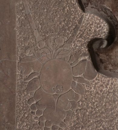 Zdjęcie nr 72: Nagrobek Grzegorza i Katarzyny Branickich znajduje się w kaplicy rodowej pod wezwaniem Najświętszej Marii Panny, na ścianie południowej, naprzeciwko wejścia. Składa się z trójosiowego cokołu i potrójnej filarowo-kolumnowej arkady z klęczącymi postaciami zmarłych po bokach adorujących znajdującą się pośrodku scenę ze zmartwychwstałym Chrystusem ukazującym się niewiernemu Tomaszowi. Całość wieńczy półkolista arkada z herbami Gryf i Kotwicz i tablicami inskrypcyjnymi. 
Dolna część artykułowa lizenami ozdobionymi motywami kandelabrowymi. W polu środkowym czaszka ze skrzyżowanymi piszczelami z inskrypcją w górnej i dolnej części: „POWIEDZ SVIETA [M]ADROSCI IESLI ZE SMIERC ZIWA / CZI MARTWA IESLI MARTWA CZEMV ZIWĄ BIWA / MALOWANA A IESLI ZIWA SMIERCIĄ CZEMV / ZOWIĄ IĄ NAD TO ZYWOT PRZECZ BIERZE KOZI/DEMV / TA IEST NA TWE PITANIE ODPOWIEC PRAWDZIWA / GDI TI ZYESZ SMIERC MARTVA GDY VMIERAS ZIWA / A IESLI ZLA CZI DOBRA CHCZES WIEDZIEC LI O TYM / IAKIS SĄM TAKĄ SMIELE SMIERC MIEĆ BĘDZIESZ PO TYM”. Na lewym polu inskrypcja „CO ZA DZIW ZEM POPIOLEM / WIEDZCIE ZESCIE WY / IAKO IA TENZE POPIOL, TO / IEDNO ZE ZYWY / BO GDIM SIĘ W PROCH ROSSIPAL / DOPIROM PRAWDZIWIE DOSZEDL, ZE CZLOWIEK TYMZE / PROCHEM CHOCIA ZYWIE / PATRZ ZE ZYWY POPIELIE A / TO POMNI SOBIE / ZES NA SWIECIE POPIOLEM / POPIOLEM I W GROBIE / A ZASZ NIEWIES CZYMEM BYL / A TERAZEM IAKI / OGLIANDAI, VWAZAIACZ ZE / SAM BEDZIESZ TAKI / BYLEM TERAS MIE NIE MASZ / IAK BIM TISZ NA SWIECIE / NIE BYL WY DZIS IESTESCIE / IUTRO NIEBEDZIECIE”. W polu cokołu „KTO TV LEZY POBOZNOSC / CNOTA OBYCZAIE / IAKICH NIERYCHLO VIZRĄ / BLISKO LEGLE KRAIE / IAKOSZ IE TAK MALY KĄT / MOGL ZACHOWAC W SOBIE / CZOSZ ALBO CNOTI LVCZKIE / GRZEBIĄ SCZIALEM W GROBIE / TILKOC TV CIALO LIEZY LIECZ / DVSZA W PRZESTRONE / NIEBIESKIE GMACHI WESŁA / KĘDI NIEZLICZONE / LATA POWIEDZIE. CZEMV IZE / MATKĄ BYLA / NIERZKAC POTOMSTWV ALIE / I SIROTOM SILA / TAKCI ZYWOT ZYWOTEM BYWA ZAKVPIONY / DOBRI FRIMARK DAC PLOCHI / ZA ON NIESKONCZONY”. Cokół zamyka wąski, silnie wysunięty gzyms z kimationem jońskim.
Trójosiowy podział nagrobka jest zachowany w partii środkowej, składającej się z trzech arkadowych wnęk, z których środkowa ujęta jest wolnostojącymi kolumnami jońskimi pokrytymi spiralnie ułożonymi pasami z motywem wici roślinnej, a sąsiednie od zewnątrz flankowane filarami pokrytymi motywami kandelabrowymi. W niezbyt głębokich niszach, których podniebienia zdobią kasetony z rozetami w kluczach uskrzydlone główki aniołków umieszczono wykonane w marmurze pińczowskim płaskorzeźby Chrystusa Zmartwychwstałego i adorujących go zmarłych, Grzegorza i Katarzynę Branickich. 
Zbawiciel jest ujęty całopostaciowo, frontalnie, w niewielkim wykroku, z głową zwróconą lekko do klęczącego po prawej stronie św. Tomasza. Jego ciało jest smukłe, wąskie w ramionach, z zaznaczonymi żebrami i mięśniami, osłonięte przewiązaną na biodrach szatą i płaszczem na lewym ramieniu. Chrystus ma pociągłą twarz, o wysokim czole, szerokich kościach policzkowych, wydatnym nosie i z głębokimi oczodołami. Przedstawiony został z długimi wąsami i brodą oraz opadającymi na ramiona, kręconymi włosami. W lewej ręce trzyma chorągiew i podtrzymuje szatę, a prawą rękę ma opuszczoną ku dołowi. 
Święty Tomasz ukazany jest z profilu, w szacie podwójnie przewiązanej w pasie sznurem i przerzuconym przez lewe ramie płaszczem. Twarz z brodą i długimi włosami, odwrócona w stronę Chrystusa. Do góry unosi również prawą rękę, zachowaną tylko do łokcia, lewą rękę trzyma ponad pasem. Figura mężczyzny wyrzeźbiona w kamieniu, polichromowana, przysłania wieniec z obłoków i uskrzydlonych głów puttów otaczający Chrystusa. 
Postacie stoją na podwójnym postumencie. W jego górnej części wyryto sentencję łacińską na prostokątnej tablicy umieszczonej w ozdobnym kartuszu, z zawiniętym spiralnie wycięciem krawędzi górnej i z dodaną w krawędzi dolnej główką uskrzydlonego putta. Napis na postumencie: „PER QVEM ET NOS / RESVRGERE DEVOTA / MENTE, CREDIMVS”. Na płycie poniżej płaskorzeźbione, leżące na prawym boku putto podpierające głowę na prawej ręce, natomiast w lewej trzymające klepsydrę. Nagie ciało, lekko przysłonięte draperią, spoczywa na poduszce z dwoma pomponami. Prawa noga jest wyprostowana, lewa zgięta w kolanie. Twarz pucołowata, z otwartymi oczami, otoczona gęstymi puklami loków. Przed dzieckiem leży czaszka. Nad nim znajduje się grawerowany kartusz z napisem: „HODIE MIHI / CRAS TIBI”. 
W arkadzie po lewej stronie przedstawiony został w trzech czwartych, zwrócony ramionami do widza Grzegorz Branicki. Postać klęczy na poduszce, szerokie dłonie złożone ma razem na piersiach, a głowę lekko uniesioną. Twarz Branickiego o pociągłych rysach, szerokich kościach policzkowych i dużych oczach, z wysokim czołem przysłoniętym zaczesanymi do przodu włosami. Ukazany z wąsami i długą, pofalowaną brodą. Ubrany jest w pełną, dekorowaną zbroję, spod której wystaje jaka i nogawice. Na szyi zawieszony łańcuch, a u stóp ostrogi. Przy nogach Branickiego leżą rękawice i hełm z trzema piórami. Nad głową wznoszą się panoplia, złożone z okrągłej tarczy i skrzyżowanych miecza, szabli, buławy, łuku, kołczanu ze strzałami i włóczni.
Po lewej stronie arkadę wypełnia ujęta z profilu, postać klęczącej na dwóch kolanach Katarzyny Branickiej. Jest ubrana w długą szubę, opadającą sztywnymi, rozchodzącymi się fałdami, u dołu załamującymi się, które zasłaniają sylwetkę. Na głowie ma czepiec przysłaniający włosy i podwikę. Twarz o łagodnych rysach, z długim nosem, małymi ustami i lekko zadartym podbródkiem. Ręce złożone razem na piersiach. Na palcach wskazującym i serdecznym lewej dłoni pierścienie, a ponad nadgarstkiem czterokrotnie nawinięty różaniec. Ponad figurą płaskorzeźbione tondo z Matką Boską z Dzieciątkiem otoczonymi wieńcem obłoków. Maria siedzi, ubrana w długą suknię, z welonem na głowie, z płaszczem zarzuconym na ramiona, którym lekko okrywa nagie Dzieciątko.
Zwieńczenie nagrobka o brzegach inkrustowanych marmurowymi kołami i elipsami, ujęte ornamentalnymi uszami, jest zakończone pasem z zawijającymi się do środkami kartuszami i równolegle ułożonymi liśćmi akantu. Tympanon wypełnia dekoracja złożona z czterech kartuszy: dwóch owalnych na tle paludamentu, zwieńczonych uskrzydloną główką anioła z godłami herbów Gryf i Kotwicz i dwóch podłużnych z inskrypcjami. Na tablicy po lewej stronie inskrypcja: „MAGNIFICO D(OMI)NO GREGORIO A RUSCA BRANICZKI OLIM VENA/TORI ET BURGRABIO CRAC(OVIENSI) CAPITANEO NIEPOŁOMIECEN(SI) VIRO / INTEGERRIMO DE REGIBVS SVIS ET RE PVB(LICA) BENE MERITO RELIGIO/NIS CATHOLICE AMANTISSIMO AMICIS FIDELISSIMO, OMNIBVS AFFABI/LI ET BENIGNO JOANNES A RUSCA BRANICZKI VENATOR CRACO(VIENSIS) CAPITANEVS NIEPOŁOMICEN(SI) MESTVS FILIUS PARENTI CHA/RISSIMO POSVIT OBYT 9 MAII A(NNO) D(OMINI) 1595 AETATIS SUE 60”. Napis wykuty po prawej stronie: “MAGNIFICAE D(OMI)NE CATHARINAE MAGNIFICI OLIM D(OMI)NI AUGUSTINI / KOTFICZ D(OMINI) SIGISMVNDI I POLONIAE REGIS STABVLI PREFECTI / VEXILIFERISQUE CURIE ET BURGRABY CRACO(VIENSIS) FILIE MATRONAE / LECTISSIME QVE CVM PVDORE ET MORVM MIRA ELEGANTIA / MARITI SUMMUM AMOREM VIRTUTE ET MODESTIA OMNIVM BENE/VOLENTIAM MERVISSET ACERBISSIMA MORTE AB OCVLIS EREPTA EST / IDEM FILIUS MATRI AMANTISSIME CVM LACRIMIS POSVIT. OBYT / 8 OCTOBRIS A(NNO) D)OMINI) 1588 AETATIS SUE 38&quot;. 
