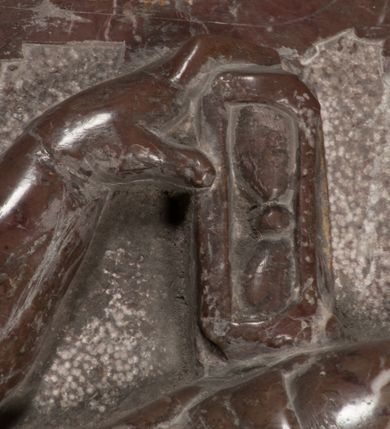 Zdjęcie nr 74: Nagrobek Grzegorza i Katarzyny Branickich znajduje się w kaplicy rodowej pod wezwaniem Najświętszej Marii Panny, na ścianie południowej, naprzeciwko wejścia. Składa się z trójosiowego cokołu i potrójnej filarowo-kolumnowej arkady z klęczącymi postaciami zmarłych po bokach adorujących znajdującą się pośrodku scenę ze zmartwychwstałym Chrystusem ukazującym się niewiernemu Tomaszowi. Całość wieńczy półkolista arkada z herbami Gryf i Kotwicz i tablicami inskrypcyjnymi. 
Dolna część artykułowa lizenami ozdobionymi motywami kandelabrowymi. W polu środkowym czaszka ze skrzyżowanymi piszczelami z inskrypcją w górnej i dolnej części: „POWIEDZ SVIETA [M]ADROSCI IESLI ZE SMIERC ZIWA / CZI MARTWA IESLI MARTWA CZEMV ZIWĄ BIWA / MALOWANA A IESLI ZIWA SMIERCIĄ CZEMV / ZOWIĄ IĄ NAD TO ZYWOT PRZECZ BIERZE KOZI/DEMV / TA IEST NA TWE PITANIE ODPOWIEC PRAWDZIWA / GDI TI ZYESZ SMIERC MARTVA GDY VMIERAS ZIWA / A IESLI ZLA CZI DOBRA CHCZES WIEDZIEC LI O TYM / IAKIS SĄM TAKĄ SMIELE SMIERC MIEĆ BĘDZIESZ PO TYM”. Na lewym polu inskrypcja „CO ZA DZIW ZEM POPIOLEM / WIEDZCIE ZESCIE WY / IAKO IA TENZE POPIOL, TO / IEDNO ZE ZYWY / BO GDIM SIĘ W PROCH ROSSIPAL / DOPIROM PRAWDZIWIE DOSZEDL, ZE CZLOWIEK TYMZE / PROCHEM CHOCIA ZYWIE / PATRZ ZE ZYWY POPIELIE A / TO POMNI SOBIE / ZES NA SWIECIE POPIOLEM / POPIOLEM I W GROBIE / A ZASZ NIEWIES CZYMEM BYL / A TERAZEM IAKI / OGLIANDAI, VWAZAIACZ ZE / SAM BEDZIESZ TAKI / BYLEM TERAS MIE NIE MASZ / IAK BIM TISZ NA SWIECIE / NIE BYL WY DZIS IESTESCIE / IUTRO NIEBEDZIECIE”. W polu cokołu „KTO TV LEZY POBOZNOSC / CNOTA OBYCZAIE / IAKICH NIERYCHLO VIZRĄ / BLISKO LEGLE KRAIE / IAKOSZ IE TAK MALY KĄT / MOGL ZACHOWAC W SOBIE / CZOSZ ALBO CNOTI LVCZKIE / GRZEBIĄ SCZIALEM W GROBIE / TILKOC TV CIALO LIEZY LIECZ / DVSZA W PRZESTRONE / NIEBIESKIE GMACHI WESŁA / KĘDI NIEZLICZONE / LATA POWIEDZIE. CZEMV IZE / MATKĄ BYLA / NIERZKAC POTOMSTWV ALIE / I SIROTOM SILA / TAKCI ZYWOT ZYWOTEM BYWA ZAKVPIONY / DOBRI FRIMARK DAC PLOCHI / ZA ON NIESKONCZONY”. Cokół zamyka wąski, silnie wysunięty gzyms z kimationem jońskim.
Trójosiowy podział nagrobka jest zachowany w partii środkowej, składającej się z trzech arkadowych wnęk, z których środkowa ujęta jest wolnostojącymi kolumnami jońskimi pokrytymi spiralnie ułożonymi pasami z motywem wici roślinnej, a sąsiednie od zewnątrz flankowane filarami pokrytymi motywami kandelabrowymi. W niezbyt głębokich niszach, których podniebienia zdobią kasetony z rozetami w kluczach uskrzydlone główki aniołków umieszczono wykonane w marmurze pińczowskim płaskorzeźby Chrystusa Zmartwychwstałego i adorujących go zmarłych, Grzegorza i Katarzynę Branickich. 
Zbawiciel jest ujęty całopostaciowo, frontalnie, w niewielkim wykroku, z głową zwróconą lekko do klęczącego po prawej stronie św. Tomasza. Jego ciało jest smukłe, wąskie w ramionach, z zaznaczonymi żebrami i mięśniami, osłonięte przewiązaną na biodrach szatą i płaszczem na lewym ramieniu. Chrystus ma pociągłą twarz, o wysokim czole, szerokich kościach policzkowych, wydatnym nosie i z głębokimi oczodołami. Przedstawiony został z długimi wąsami i brodą oraz opadającymi na ramiona, kręconymi włosami. W lewej ręce trzyma chorągiew i podtrzymuje szatę, a prawą rękę ma opuszczoną ku dołowi. 
Święty Tomasz ukazany jest z profilu, w szacie podwójnie przewiązanej w pasie sznurem i przerzuconym przez lewe ramie płaszczem. Twarz z brodą i długimi włosami, odwrócona w stronę Chrystusa. Do góry unosi również prawą rękę, zachowaną tylko do łokcia, lewą rękę trzyma ponad pasem. Figura mężczyzny wyrzeźbiona w kamieniu, polichromowana, przysłania wieniec z obłoków i uskrzydlonych głów puttów otaczający Chrystusa. 
Postacie stoją na podwójnym postumencie. W jego górnej części wyryto sentencję łacińską na prostokątnej tablicy umieszczonej w ozdobnym kartuszu, z zawiniętym spiralnie wycięciem krawędzi górnej i z dodaną w krawędzi dolnej główką uskrzydlonego putta. Napis na postumencie: „PER QVEM ET NOS / RESVRGERE DEVOTA / MENTE, CREDIMVS”. Na płycie poniżej płaskorzeźbione, leżące na prawym boku putto podpierające głowę na prawej ręce, natomiast w lewej trzymające klepsydrę. Nagie ciało, lekko przysłonięte draperią, spoczywa na poduszce z dwoma pomponami. Prawa noga jest wyprostowana, lewa zgięta w kolanie. Twarz pucołowata, z otwartymi oczami, otoczona gęstymi puklami loków. Przed dzieckiem leży czaszka. Nad nim znajduje się grawerowany kartusz z napisem: „HODIE MIHI / CRAS TIBI”. 
W arkadzie po lewej stronie przedstawiony został w trzech czwartych, zwrócony ramionami do widza Grzegorz Branicki. Postać klęczy na poduszce, szerokie dłonie złożone ma razem na piersiach, a głowę lekko uniesioną. Twarz Branickiego o pociągłych rysach, szerokich kościach policzkowych i dużych oczach, z wysokim czołem przysłoniętym zaczesanymi do przodu włosami. Ukazany z wąsami i długą, pofalowaną brodą. Ubrany jest w pełną, dekorowaną zbroję, spod której wystaje jaka i nogawice. Na szyi zawieszony łańcuch, a u stóp ostrogi. Przy nogach Branickiego leżą rękawice i hełm z trzema piórami. Nad głową wznoszą się panoplia, złożone z okrągłej tarczy i skrzyżowanych miecza, szabli, buławy, łuku, kołczanu ze strzałami i włóczni.
Po lewej stronie arkadę wypełnia ujęta z profilu, postać klęczącej na dwóch kolanach Katarzyny Branickiej. Jest ubrana w długą szubę, opadającą sztywnymi, rozchodzącymi się fałdami, u dołu załamującymi się, które zasłaniają sylwetkę. Na głowie ma czepiec przysłaniający włosy i podwikę. Twarz o łagodnych rysach, z długim nosem, małymi ustami i lekko zadartym podbródkiem. Ręce złożone razem na piersiach. Na palcach wskazującym i serdecznym lewej dłoni pierścienie, a ponad nadgarstkiem czterokrotnie nawinięty różaniec. Ponad figurą płaskorzeźbione tondo z Matką Boską z Dzieciątkiem otoczonymi wieńcem obłoków. Maria siedzi, ubrana w długą suknię, z welonem na głowie, z płaszczem zarzuconym na ramiona, którym lekko okrywa nagie Dzieciątko.
Zwieńczenie nagrobka o brzegach inkrustowanych marmurowymi kołami i elipsami, ujęte ornamentalnymi uszami, jest zakończone pasem z zawijającymi się do środkami kartuszami i równolegle ułożonymi liśćmi akantu. Tympanon wypełnia dekoracja złożona z czterech kartuszy: dwóch owalnych na tle paludamentu, zwieńczonych uskrzydloną główką anioła z godłami herbów Gryf i Kotwicz i dwóch podłużnych z inskrypcjami. Na tablicy po lewej stronie inskrypcja: „MAGNIFICO D(OMI)NO GREGORIO A RUSCA BRANICZKI OLIM VENA/TORI ET BURGRABIO CRAC(OVIENSI) CAPITANEO NIEPOŁOMIECEN(SI) VIRO / INTEGERRIMO DE REGIBVS SVIS ET RE PVB(LICA) BENE MERITO RELIGIO/NIS CATHOLICE AMANTISSIMO AMICIS FIDELISSIMO, OMNIBVS AFFABI/LI ET BENIGNO JOANNES A RUSCA BRANICZKI VENATOR CRACO(VIENSIS) CAPITANEVS NIEPOŁOMICEN(SI) MESTVS FILIUS PARENTI CHA/RISSIMO POSVIT OBYT 9 MAII A(NNO) D(OMINI) 1595 AETATIS SUE 60”. Napis wykuty po prawej stronie: “MAGNIFICAE D(OMI)NE CATHARINAE MAGNIFICI OLIM D(OMI)NI AUGUSTINI / KOTFICZ D(OMINI) SIGISMVNDI I POLONIAE REGIS STABVLI PREFECTI / VEXILIFERISQUE CURIE ET BURGRABY CRACO(VIENSIS) FILIE MATRONAE / LECTISSIME QVE CVM PVDORE ET MORVM MIRA ELEGANTIA / MARITI SUMMUM AMOREM VIRTUTE ET MODESTIA OMNIVM BENE/VOLENTIAM MERVISSET ACERBISSIMA MORTE AB OCVLIS EREPTA EST / IDEM FILIUS MATRI AMANTISSIME CVM LACRIMIS POSVIT. OBYT / 8 OCTOBRIS A(NNO) D)OMINI) 1588 AETATIS SUE 38&quot;. 
