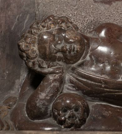 Zdjęcie nr 75: Nagrobek Grzegorza i Katarzyny Branickich znajduje się w kaplicy rodowej pod wezwaniem Najświętszej Marii Panny, na ścianie południowej, naprzeciwko wejścia. Składa się z trójosiowego cokołu i potrójnej filarowo-kolumnowej arkady z klęczącymi postaciami zmarłych po bokach adorujących znajdującą się pośrodku scenę ze zmartwychwstałym Chrystusem ukazującym się niewiernemu Tomaszowi. Całość wieńczy półkolista arkada z herbami Gryf i Kotwicz i tablicami inskrypcyjnymi. 
Dolna część artykułowa lizenami ozdobionymi motywami kandelabrowymi. W polu środkowym czaszka ze skrzyżowanymi piszczelami z inskrypcją w górnej i dolnej części: „POWIEDZ SVIETA [M]ADROSCI IESLI ZE SMIERC ZIWA / CZI MARTWA IESLI MARTWA CZEMV ZIWĄ BIWA / MALOWANA A IESLI ZIWA SMIERCIĄ CZEMV / ZOWIĄ IĄ NAD TO ZYWOT PRZECZ BIERZE KOZI/DEMV / TA IEST NA TWE PITANIE ODPOWIEC PRAWDZIWA / GDI TI ZYESZ SMIERC MARTVA GDY VMIERAS ZIWA / A IESLI ZLA CZI DOBRA CHCZES WIEDZIEC LI O TYM / IAKIS SĄM TAKĄ SMIELE SMIERC MIEĆ BĘDZIESZ PO TYM”. Na lewym polu inskrypcja „CO ZA DZIW ZEM POPIOLEM / WIEDZCIE ZESCIE WY / IAKO IA TENZE POPIOL, TO / IEDNO ZE ZYWY / BO GDIM SIĘ W PROCH ROSSIPAL / DOPIROM PRAWDZIWIE DOSZEDL, ZE CZLOWIEK TYMZE / PROCHEM CHOCIA ZYWIE / PATRZ ZE ZYWY POPIELIE A / TO POMNI SOBIE / ZES NA SWIECIE POPIOLEM / POPIOLEM I W GROBIE / A ZASZ NIEWIES CZYMEM BYL / A TERAZEM IAKI / OGLIANDAI, VWAZAIACZ ZE / SAM BEDZIESZ TAKI / BYLEM TERAS MIE NIE MASZ / IAK BIM TISZ NA SWIECIE / NIE BYL WY DZIS IESTESCIE / IUTRO NIEBEDZIECIE”. W polu cokołu „KTO TV LEZY POBOZNOSC / CNOTA OBYCZAIE / IAKICH NIERYCHLO VIZRĄ / BLISKO LEGLE KRAIE / IAKOSZ IE TAK MALY KĄT / MOGL ZACHOWAC W SOBIE / CZOSZ ALBO CNOTI LVCZKIE / GRZEBIĄ SCZIALEM W GROBIE / TILKOC TV CIALO LIEZY LIECZ / DVSZA W PRZESTRONE / NIEBIESKIE GMACHI WESŁA / KĘDI NIEZLICZONE / LATA POWIEDZIE. CZEMV IZE / MATKĄ BYLA / NIERZKAC POTOMSTWV ALIE / I SIROTOM SILA / TAKCI ZYWOT ZYWOTEM BYWA ZAKVPIONY / DOBRI FRIMARK DAC PLOCHI / ZA ON NIESKONCZONY”. Cokół zamyka wąski, silnie wysunięty gzyms z kimationem jońskim.
Trójosiowy podział nagrobka jest zachowany w partii środkowej, składającej się z trzech arkadowych wnęk, z których środkowa ujęta jest wolnostojącymi kolumnami jońskimi pokrytymi spiralnie ułożonymi pasami z motywem wici roślinnej, a sąsiednie od zewnątrz flankowane filarami pokrytymi motywami kandelabrowymi. W niezbyt głębokich niszach, których podniebienia zdobią kasetony z rozetami w kluczach uskrzydlone główki aniołków umieszczono wykonane w marmurze pińczowskim płaskorzeźby Chrystusa Zmartwychwstałego i adorujących go zmarłych, Grzegorza i Katarzynę Branickich. 
Zbawiciel jest ujęty całopostaciowo, frontalnie, w niewielkim wykroku, z głową zwróconą lekko do klęczącego po prawej stronie św. Tomasza. Jego ciało jest smukłe, wąskie w ramionach, z zaznaczonymi żebrami i mięśniami, osłonięte przewiązaną na biodrach szatą i płaszczem na lewym ramieniu. Chrystus ma pociągłą twarz, o wysokim czole, szerokich kościach policzkowych, wydatnym nosie i z głębokimi oczodołami. Przedstawiony został z długimi wąsami i brodą oraz opadającymi na ramiona, kręconymi włosami. W lewej ręce trzyma chorągiew i podtrzymuje szatę, a prawą rękę ma opuszczoną ku dołowi. 
Święty Tomasz ukazany jest z profilu, w szacie podwójnie przewiązanej w pasie sznurem i przerzuconym przez lewe ramie płaszczem. Twarz z brodą i długimi włosami, odwrócona w stronę Chrystusa. Do góry unosi również prawą rękę, zachowaną tylko do łokcia, lewą rękę trzyma ponad pasem. Figura mężczyzny wyrzeźbiona w kamieniu, polichromowana, przysłania wieniec z obłoków i uskrzydlonych głów puttów otaczający Chrystusa. 
Postacie stoją na podwójnym postumencie. W jego górnej części wyryto sentencję łacińską na prostokątnej tablicy umieszczonej w ozdobnym kartuszu, z zawiniętym spiralnie wycięciem krawędzi górnej i z dodaną w krawędzi dolnej główką uskrzydlonego putta. Napis na postumencie: „PER QVEM ET NOS / RESVRGERE DEVOTA / MENTE, CREDIMVS”. Na płycie poniżej płaskorzeźbione, leżące na prawym boku putto podpierające głowę na prawej ręce, natomiast w lewej trzymające klepsydrę. Nagie ciało, lekko przysłonięte draperią, spoczywa na poduszce z dwoma pomponami. Prawa noga jest wyprostowana, lewa zgięta w kolanie. Twarz pucołowata, z otwartymi oczami, otoczona gęstymi puklami loków. Przed dzieckiem leży czaszka. Nad nim znajduje się grawerowany kartusz z napisem: „HODIE MIHI / CRAS TIBI”. 
W arkadzie po lewej stronie przedstawiony został w trzech czwartych, zwrócony ramionami do widza Grzegorz Branicki. Postać klęczy na poduszce, szerokie dłonie złożone ma razem na piersiach, a głowę lekko uniesioną. Twarz Branickiego o pociągłych rysach, szerokich kościach policzkowych i dużych oczach, z wysokim czołem przysłoniętym zaczesanymi do przodu włosami. Ukazany z wąsami i długą, pofalowaną brodą. Ubrany jest w pełną, dekorowaną zbroję, spod której wystaje jaka i nogawice. Na szyi zawieszony łańcuch, a u stóp ostrogi. Przy nogach Branickiego leżą rękawice i hełm z trzema piórami. Nad głową wznoszą się panoplia, złożone z okrągłej tarczy i skrzyżowanych miecza, szabli, buławy, łuku, kołczanu ze strzałami i włóczni.
Po lewej stronie arkadę wypełnia ujęta z profilu, postać klęczącej na dwóch kolanach Katarzyny Branickiej. Jest ubrana w długą szubę, opadającą sztywnymi, rozchodzącymi się fałdami, u dołu załamującymi się, które zasłaniają sylwetkę. Na głowie ma czepiec przysłaniający włosy i podwikę. Twarz o łagodnych rysach, z długim nosem, małymi ustami i lekko zadartym podbródkiem. Ręce złożone razem na piersiach. Na palcach wskazującym i serdecznym lewej dłoni pierścienie, a ponad nadgarstkiem czterokrotnie nawinięty różaniec. Ponad figurą płaskorzeźbione tondo z Matką Boską z Dzieciątkiem otoczonymi wieńcem obłoków. Maria siedzi, ubrana w długą suknię, z welonem na głowie, z płaszczem zarzuconym na ramiona, którym lekko okrywa nagie Dzieciątko.
Zwieńczenie nagrobka o brzegach inkrustowanych marmurowymi kołami i elipsami, ujęte ornamentalnymi uszami, jest zakończone pasem z zawijającymi się do środkami kartuszami i równolegle ułożonymi liśćmi akantu. Tympanon wypełnia dekoracja złożona z czterech kartuszy: dwóch owalnych na tle paludamentu, zwieńczonych uskrzydloną główką anioła z godłami herbów Gryf i Kotwicz i dwóch podłużnych z inskrypcjami. Na tablicy po lewej stronie inskrypcja: „MAGNIFICO D(OMI)NO GREGORIO A RUSCA BRANICZKI OLIM VENA/TORI ET BURGRABIO CRAC(OVIENSI) CAPITANEO NIEPOŁOMIECEN(SI) VIRO / INTEGERRIMO DE REGIBVS SVIS ET RE PVB(LICA) BENE MERITO RELIGIO/NIS CATHOLICE AMANTISSIMO AMICIS FIDELISSIMO, OMNIBVS AFFABI/LI ET BENIGNO JOANNES A RUSCA BRANICZKI VENATOR CRACO(VIENSIS) CAPITANEVS NIEPOŁOMICEN(SI) MESTVS FILIUS PARENTI CHA/RISSIMO POSVIT OBYT 9 MAII A(NNO) D(OMINI) 1595 AETATIS SUE 60”. Napis wykuty po prawej stronie: “MAGNIFICAE D(OMI)NE CATHARINAE MAGNIFICI OLIM D(OMI)NI AUGUSTINI / KOTFICZ D(OMINI) SIGISMVNDI I POLONIAE REGIS STABVLI PREFECTI / VEXILIFERISQUE CURIE ET BURGRABY CRACO(VIENSIS) FILIE MATRONAE / LECTISSIME QVE CVM PVDORE ET MORVM MIRA ELEGANTIA / MARITI SUMMUM AMOREM VIRTUTE ET MODESTIA OMNIVM BENE/VOLENTIAM MERVISSET ACERBISSIMA MORTE AB OCVLIS EREPTA EST / IDEM FILIUS MATRI AMANTISSIME CVM LACRIMIS POSVIT. OBYT / 8 OCTOBRIS A(NNO) D)OMINI) 1588 AETATIS SUE 38&quot;. 
