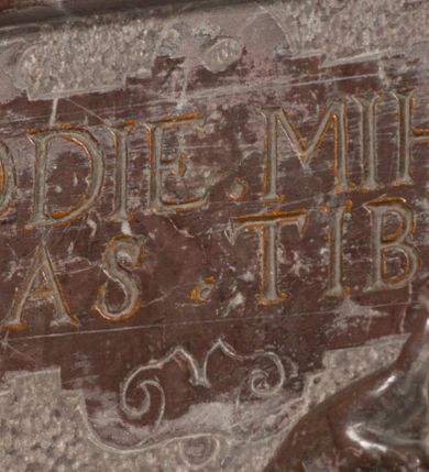 Zdjęcie nr 73: Nagrobek Grzegorza i Katarzyny Branickich znajduje się w kaplicy rodowej pod wezwaniem Najświętszej Marii Panny, na ścianie południowej, naprzeciwko wejścia. Składa się z trójosiowego cokołu i potrójnej filarowo-kolumnowej arkady z klęczącymi postaciami zmarłych po bokach adorujących znajdującą się pośrodku scenę ze zmartwychwstałym Chrystusem ukazującym się niewiernemu Tomaszowi. Całość wieńczy półkolista arkada z herbami Gryf i Kotwicz i tablicami inskrypcyjnymi. 
Dolna część artykułowa lizenami ozdobionymi motywami kandelabrowymi. W polu środkowym czaszka ze skrzyżowanymi piszczelami z inskrypcją w górnej i dolnej części: „POWIEDZ SVIETA [M]ADROSCI IESLI ZE SMIERC ZIWA / CZI MARTWA IESLI MARTWA CZEMV ZIWĄ BIWA / MALOWANA A IESLI ZIWA SMIERCIĄ CZEMV / ZOWIĄ IĄ NAD TO ZYWOT PRZECZ BIERZE KOZI/DEMV / TA IEST NA TWE PITANIE ODPOWIEC PRAWDZIWA / GDI TI ZYESZ SMIERC MARTVA GDY VMIERAS ZIWA / A IESLI ZLA CZI DOBRA CHCZES WIEDZIEC LI O TYM / IAKIS SĄM TAKĄ SMIELE SMIERC MIEĆ BĘDZIESZ PO TYM”. Na lewym polu inskrypcja „CO ZA DZIW ZEM POPIOLEM / WIEDZCIE ZESCIE WY / IAKO IA TENZE POPIOL, TO / IEDNO ZE ZYWY / BO GDIM SIĘ W PROCH ROSSIPAL / DOPIROM PRAWDZIWIE DOSZEDL, ZE CZLOWIEK TYMZE / PROCHEM CHOCIA ZYWIE / PATRZ ZE ZYWY POPIELIE A / TO POMNI SOBIE / ZES NA SWIECIE POPIOLEM / POPIOLEM I W GROBIE / A ZASZ NIEWIES CZYMEM BYL / A TERAZEM IAKI / OGLIANDAI, VWAZAIACZ ZE / SAM BEDZIESZ TAKI / BYLEM TERAS MIE NIE MASZ / IAK BIM TISZ NA SWIECIE / NIE BYL WY DZIS IESTESCIE / IUTRO NIEBEDZIECIE”. W polu cokołu „KTO TV LEZY POBOZNOSC / CNOTA OBYCZAIE / IAKICH NIERYCHLO VIZRĄ / BLISKO LEGLE KRAIE / IAKOSZ IE TAK MALY KĄT / MOGL ZACHOWAC W SOBIE / CZOSZ ALBO CNOTI LVCZKIE / GRZEBIĄ SCZIALEM W GROBIE / TILKOC TV CIALO LIEZY LIECZ / DVSZA W PRZESTRONE / NIEBIESKIE GMACHI WESŁA / KĘDI NIEZLICZONE / LATA POWIEDZIE. CZEMV IZE / MATKĄ BYLA / NIERZKAC POTOMSTWV ALIE / I SIROTOM SILA / TAKCI ZYWOT ZYWOTEM BYWA ZAKVPIONY / DOBRI FRIMARK DAC PLOCHI / ZA ON NIESKONCZONY”. Cokół zamyka wąski, silnie wysunięty gzyms z kimationem jońskim.
Trójosiowy podział nagrobka jest zachowany w partii środkowej, składającej się z trzech arkadowych wnęk, z których środkowa ujęta jest wolnostojącymi kolumnami jońskimi pokrytymi spiralnie ułożonymi pasami z motywem wici roślinnej, a sąsiednie od zewnątrz flankowane filarami pokrytymi motywami kandelabrowymi. W niezbyt głębokich niszach, których podniebienia zdobią kasetony z rozetami w kluczach uskrzydlone główki aniołków umieszczono wykonane w marmurze pińczowskim płaskorzeźby Chrystusa Zmartwychwstałego i adorujących go zmarłych, Grzegorza i Katarzynę Branickich. 
Zbawiciel jest ujęty całopostaciowo, frontalnie, w niewielkim wykroku, z głową zwróconą lekko do klęczącego po prawej stronie św. Tomasza. Jego ciało jest smukłe, wąskie w ramionach, z zaznaczonymi żebrami i mięśniami, osłonięte przewiązaną na biodrach szatą i płaszczem na lewym ramieniu. Chrystus ma pociągłą twarz, o wysokim czole, szerokich kościach policzkowych, wydatnym nosie i z głębokimi oczodołami. Przedstawiony został z długimi wąsami i brodą oraz opadającymi na ramiona, kręconymi włosami. W lewej ręce trzyma chorągiew i podtrzymuje szatę, a prawą rękę ma opuszczoną ku dołowi. 
Święty Tomasz ukazany jest z profilu, w szacie podwójnie przewiązanej w pasie sznurem i przerzuconym przez lewe ramie płaszczem. Twarz z brodą i długimi włosami, odwrócona w stronę Chrystusa. Do góry unosi również prawą rękę, zachowaną tylko do łokcia, lewą rękę trzyma ponad pasem. Figura mężczyzny wyrzeźbiona w kamieniu, polichromowana, przysłania wieniec z obłoków i uskrzydlonych głów puttów otaczający Chrystusa. 
Postacie stoją na podwójnym postumencie. W jego górnej części wyryto sentencję łacińską na prostokątnej tablicy umieszczonej w ozdobnym kartuszu, z zawiniętym spiralnie wycięciem krawędzi górnej i z dodaną w krawędzi dolnej główką uskrzydlonego putta. Napis na postumencie: „PER QVEM ET NOS / RESVRGERE DEVOTA / MENTE, CREDIMVS”. Na płycie poniżej płaskorzeźbione, leżące na prawym boku putto podpierające głowę na prawej ręce, natomiast w lewej trzymające klepsydrę. Nagie ciało, lekko przysłonięte draperią, spoczywa na poduszce z dwoma pomponami. Prawa noga jest wyprostowana, lewa zgięta w kolanie. Twarz pucołowata, z otwartymi oczami, otoczona gęstymi puklami loków. Przed dzieckiem leży czaszka. Nad nim znajduje się grawerowany kartusz z napisem: „HODIE MIHI / CRAS TIBI”. 
W arkadzie po lewej stronie przedstawiony został w trzech czwartych, zwrócony ramionami do widza Grzegorz Branicki. Postać klęczy na poduszce, szerokie dłonie złożone ma razem na piersiach, a głowę lekko uniesioną. Twarz Branickiego o pociągłych rysach, szerokich kościach policzkowych i dużych oczach, z wysokim czołem przysłoniętym zaczesanymi do przodu włosami. Ukazany z wąsami i długą, pofalowaną brodą. Ubrany jest w pełną, dekorowaną zbroję, spod której wystaje jaka i nogawice. Na szyi zawieszony łańcuch, a u stóp ostrogi. Przy nogach Branickiego leżą rękawice i hełm z trzema piórami. Nad głową wznoszą się panoplia, złożone z okrągłej tarczy i skrzyżowanych miecza, szabli, buławy, łuku, kołczanu ze strzałami i włóczni.
Po lewej stronie arkadę wypełnia ujęta z profilu, postać klęczącej na dwóch kolanach Katarzyny Branickiej. Jest ubrana w długą szubę, opadającą sztywnymi, rozchodzącymi się fałdami, u dołu załamującymi się, które zasłaniają sylwetkę. Na głowie ma czepiec przysłaniający włosy i podwikę. Twarz o łagodnych rysach, z długim nosem, małymi ustami i lekko zadartym podbródkiem. Ręce złożone razem na piersiach. Na palcach wskazującym i serdecznym lewej dłoni pierścienie, a ponad nadgarstkiem czterokrotnie nawinięty różaniec. Ponad figurą płaskorzeźbione tondo z Matką Boską z Dzieciątkiem otoczonymi wieńcem obłoków. Maria siedzi, ubrana w długą suknię, z welonem na głowie, z płaszczem zarzuconym na ramiona, którym lekko okrywa nagie Dzieciątko.
Zwieńczenie nagrobka o brzegach inkrustowanych marmurowymi kołami i elipsami, ujęte ornamentalnymi uszami, jest zakończone pasem z zawijającymi się do środkami kartuszami i równolegle ułożonymi liśćmi akantu. Tympanon wypełnia dekoracja złożona z czterech kartuszy: dwóch owalnych na tle paludamentu, zwieńczonych uskrzydloną główką anioła z godłami herbów Gryf i Kotwicz i dwóch podłużnych z inskrypcjami. Na tablicy po lewej stronie inskrypcja: „MAGNIFICO D(OMI)NO GREGORIO A RUSCA BRANICZKI OLIM VENA/TORI ET BURGRABIO CRAC(OVIENSI) CAPITANEO NIEPOŁOMIECEN(SI) VIRO / INTEGERRIMO DE REGIBVS SVIS ET RE PVB(LICA) BENE MERITO RELIGIO/NIS CATHOLICE AMANTISSIMO AMICIS FIDELISSIMO, OMNIBVS AFFABI/LI ET BENIGNO JOANNES A RUSCA BRANICZKI VENATOR CRACO(VIENSIS) CAPITANEVS NIEPOŁOMICEN(SI) MESTVS FILIUS PARENTI CHA/RISSIMO POSVIT OBYT 9 MAII A(NNO) D(OMINI) 1595 AETATIS SUE 60”. Napis wykuty po prawej stronie: “MAGNIFICAE D(OMI)NE CATHARINAE MAGNIFICI OLIM D(OMI)NI AUGUSTINI / KOTFICZ D(OMINI) SIGISMVNDI I POLONIAE REGIS STABVLI PREFECTI / VEXILIFERISQUE CURIE ET BURGRABY CRACO(VIENSIS) FILIE MATRONAE / LECTISSIME QVE CVM PVDORE ET MORVM MIRA ELEGANTIA / MARITI SUMMUM AMOREM VIRTUTE ET MODESTIA OMNIVM BENE/VOLENTIAM MERVISSET ACERBISSIMA MORTE AB OCVLIS EREPTA EST / IDEM FILIUS MATRI AMANTISSIME CVM LACRIMIS POSVIT. OBYT / 8 OCTOBRIS A(NNO) D)OMINI) 1588 AETATIS SUE 38". 
