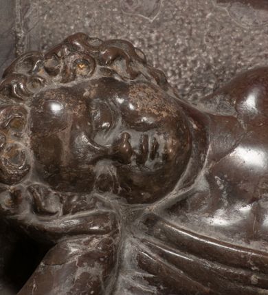 Zdjęcie nr 76: Nagrobek Grzegorza i Katarzyny Branickich znajduje się w kaplicy rodowej pod wezwaniem Najświętszej Marii Panny, na ścianie południowej, naprzeciwko wejścia. Składa się z trójosiowego cokołu i potrójnej filarowo-kolumnowej arkady z klęczącymi postaciami zmarłych po bokach adorujących znajdującą się pośrodku scenę ze zmartwychwstałym Chrystusem ukazującym się niewiernemu Tomaszowi. Całość wieńczy półkolista arkada z herbami Gryf i Kotwicz i tablicami inskrypcyjnymi. 
Dolna część artykułowa lizenami ozdobionymi motywami kandelabrowymi. W polu środkowym czaszka ze skrzyżowanymi piszczelami z inskrypcją w górnej i dolnej części: „POWIEDZ SVIETA [M]ADROSCI IESLI ZE SMIERC ZIWA / CZI MARTWA IESLI MARTWA CZEMV ZIWĄ BIWA / MALOWANA A IESLI ZIWA SMIERCIĄ CZEMV / ZOWIĄ IĄ NAD TO ZYWOT PRZECZ BIERZE KOZI/DEMV / TA IEST NA TWE PITANIE ODPOWIEC PRAWDZIWA / GDI TI ZYESZ SMIERC MARTVA GDY VMIERAS ZIWA / A IESLI ZLA CZI DOBRA CHCZES WIEDZIEC LI O TYM / IAKIS SĄM TAKĄ SMIELE SMIERC MIEĆ BĘDZIESZ PO TYM”. Na lewym polu inskrypcja „CO ZA DZIW ZEM POPIOLEM / WIEDZCIE ZESCIE WY / IAKO IA TENZE POPIOL, TO / IEDNO ZE ZYWY / BO GDIM SIĘ W PROCH ROSSIPAL / DOPIROM PRAWDZIWIE DOSZEDL, ZE CZLOWIEK TYMZE / PROCHEM CHOCIA ZYWIE / PATRZ ZE ZYWY POPIELIE A / TO POMNI SOBIE / ZES NA SWIECIE POPIOLEM / POPIOLEM I W GROBIE / A ZASZ NIEWIES CZYMEM BYL / A TERAZEM IAKI / OGLIANDAI, VWAZAIACZ ZE / SAM BEDZIESZ TAKI / BYLEM TERAS MIE NIE MASZ / IAK BIM TISZ NA SWIECIE / NIE BYL WY DZIS IESTESCIE / IUTRO NIEBEDZIECIE”. W polu cokołu „KTO TV LEZY POBOZNOSC / CNOTA OBYCZAIE / IAKICH NIERYCHLO VIZRĄ / BLISKO LEGLE KRAIE / IAKOSZ IE TAK MALY KĄT / MOGL ZACHOWAC W SOBIE / CZOSZ ALBO CNOTI LVCZKIE / GRZEBIĄ SCZIALEM W GROBIE / TILKOC TV CIALO LIEZY LIECZ / DVSZA W PRZESTRONE / NIEBIESKIE GMACHI WESŁA / KĘDI NIEZLICZONE / LATA POWIEDZIE. CZEMV IZE / MATKĄ BYLA / NIERZKAC POTOMSTWV ALIE / I SIROTOM SILA / TAKCI ZYWOT ZYWOTEM BYWA ZAKVPIONY / DOBRI FRIMARK DAC PLOCHI / ZA ON NIESKONCZONY”. Cokół zamyka wąski, silnie wysunięty gzyms z kimationem jońskim.
Trójosiowy podział nagrobka jest zachowany w partii środkowej, składającej się z trzech arkadowych wnęk, z których środkowa ujęta jest wolnostojącymi kolumnami jońskimi pokrytymi spiralnie ułożonymi pasami z motywem wici roślinnej, a sąsiednie od zewnątrz flankowane filarami pokrytymi motywami kandelabrowymi. W niezbyt głębokich niszach, których podniebienia zdobią kasetony z rozetami w kluczach uskrzydlone główki aniołków umieszczono wykonane w marmurze pińczowskim płaskorzeźby Chrystusa Zmartwychwstałego i adorujących go zmarłych, Grzegorza i Katarzynę Branickich. 
Zbawiciel jest ujęty całopostaciowo, frontalnie, w niewielkim wykroku, z głową zwróconą lekko do klęczącego po prawej stronie św. Tomasza. Jego ciało jest smukłe, wąskie w ramionach, z zaznaczonymi żebrami i mięśniami, osłonięte przewiązaną na biodrach szatą i płaszczem na lewym ramieniu. Chrystus ma pociągłą twarz, o wysokim czole, szerokich kościach policzkowych, wydatnym nosie i z głębokimi oczodołami. Przedstawiony został z długimi wąsami i brodą oraz opadającymi na ramiona, kręconymi włosami. W lewej ręce trzyma chorągiew i podtrzymuje szatę, a prawą rękę ma opuszczoną ku dołowi. 
Święty Tomasz ukazany jest z profilu, w szacie podwójnie przewiązanej w pasie sznurem i przerzuconym przez lewe ramie płaszczem. Twarz z brodą i długimi włosami, odwrócona w stronę Chrystusa. Do góry unosi również prawą rękę, zachowaną tylko do łokcia, lewą rękę trzyma ponad pasem. Figura mężczyzny wyrzeźbiona w kamieniu, polichromowana, przysłania wieniec z obłoków i uskrzydlonych głów puttów otaczający Chrystusa. 
Postacie stoją na podwójnym postumencie. W jego górnej części wyryto sentencję łacińską na prostokątnej tablicy umieszczonej w ozdobnym kartuszu, z zawiniętym spiralnie wycięciem krawędzi górnej i z dodaną w krawędzi dolnej główką uskrzydlonego putta. Napis na postumencie: „PER QVEM ET NOS / RESVRGERE DEVOTA / MENTE, CREDIMVS”. Na płycie poniżej płaskorzeźbione, leżące na prawym boku putto podpierające głowę na prawej ręce, natomiast w lewej trzymające klepsydrę. Nagie ciało, lekko przysłonięte draperią, spoczywa na poduszce z dwoma pomponami. Prawa noga jest wyprostowana, lewa zgięta w kolanie. Twarz pucołowata, z otwartymi oczami, otoczona gęstymi puklami loków. Przed dzieckiem leży czaszka. Nad nim znajduje się grawerowany kartusz z napisem: „HODIE MIHI / CRAS TIBI”. 
W arkadzie po lewej stronie przedstawiony został w trzech czwartych, zwrócony ramionami do widza Grzegorz Branicki. Postać klęczy na poduszce, szerokie dłonie złożone ma razem na piersiach, a głowę lekko uniesioną. Twarz Branickiego o pociągłych rysach, szerokich kościach policzkowych i dużych oczach, z wysokim czołem przysłoniętym zaczesanymi do przodu włosami. Ukazany z wąsami i długą, pofalowaną brodą. Ubrany jest w pełną, dekorowaną zbroję, spod której wystaje jaka i nogawice. Na szyi zawieszony łańcuch, a u stóp ostrogi. Przy nogach Branickiego leżą rękawice i hełm z trzema piórami. Nad głową wznoszą się panoplia, złożone z okrągłej tarczy i skrzyżowanych miecza, szabli, buławy, łuku, kołczanu ze strzałami i włóczni.
Po lewej stronie arkadę wypełnia ujęta z profilu, postać klęczącej na dwóch kolanach Katarzyny Branickiej. Jest ubrana w długą szubę, opadającą sztywnymi, rozchodzącymi się fałdami, u dołu załamującymi się, które zasłaniają sylwetkę. Na głowie ma czepiec przysłaniający włosy i podwikę. Twarz o łagodnych rysach, z długim nosem, małymi ustami i lekko zadartym podbródkiem. Ręce złożone razem na piersiach. Na palcach wskazującym i serdecznym lewej dłoni pierścienie, a ponad nadgarstkiem czterokrotnie nawinięty różaniec. Ponad figurą płaskorzeźbione tondo z Matką Boską z Dzieciątkiem otoczonymi wieńcem obłoków. Maria siedzi, ubrana w długą suknię, z welonem na głowie, z płaszczem zarzuconym na ramiona, którym lekko okrywa nagie Dzieciątko.
Zwieńczenie nagrobka o brzegach inkrustowanych marmurowymi kołami i elipsami, ujęte ornamentalnymi uszami, jest zakończone pasem z zawijającymi się do środkami kartuszami i równolegle ułożonymi liśćmi akantu. Tympanon wypełnia dekoracja złożona z czterech kartuszy: dwóch owalnych na tle paludamentu, zwieńczonych uskrzydloną główką anioła z godłami herbów Gryf i Kotwicz i dwóch podłużnych z inskrypcjami. Na tablicy po lewej stronie inskrypcja: „MAGNIFICO D(OMI)NO GREGORIO A RUSCA BRANICZKI OLIM VENA/TORI ET BURGRABIO CRAC(OVIENSI) CAPITANEO NIEPOŁOMIECEN(SI) VIRO / INTEGERRIMO DE REGIBVS SVIS ET RE PVB(LICA) BENE MERITO RELIGIO/NIS CATHOLICE AMANTISSIMO AMICIS FIDELISSIMO, OMNIBVS AFFABI/LI ET BENIGNO JOANNES A RUSCA BRANICZKI VENATOR CRACO(VIENSIS) CAPITANEVS NIEPOŁOMICEN(SI) MESTVS FILIUS PARENTI CHA/RISSIMO POSVIT OBYT 9 MAII A(NNO) D(OMINI) 1595 AETATIS SUE 60”. Napis wykuty po prawej stronie: “MAGNIFICAE D(OMI)NE CATHARINAE MAGNIFICI OLIM D(OMI)NI AUGUSTINI / KOTFICZ D(OMINI) SIGISMVNDI I POLONIAE REGIS STABVLI PREFECTI / VEXILIFERISQUE CURIE ET BURGRABY CRACO(VIENSIS) FILIE MATRONAE / LECTISSIME QVE CVM PVDORE ET MORVM MIRA ELEGANTIA / MARITI SUMMUM AMOREM VIRTUTE ET MODESTIA OMNIVM BENE/VOLENTIAM MERVISSET ACERBISSIMA MORTE AB OCVLIS EREPTA EST / IDEM FILIUS MATRI AMANTISSIME CVM LACRIMIS POSVIT. OBYT / 8 OCTOBRIS A(NNO) D)OMINI) 1588 AETATIS SUE 38". 
