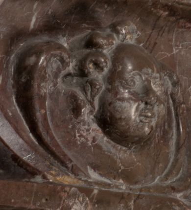 Zdjęcie nr 79: Nagrobek Grzegorza i Katarzyny Branickich znajduje się w kaplicy rodowej pod wezwaniem Najświętszej Marii Panny, na ścianie południowej, naprzeciwko wejścia. Składa się z trójosiowego cokołu i potrójnej filarowo-kolumnowej arkady z klęczącymi postaciami zmarłych po bokach adorujących znajdującą się pośrodku scenę ze zmartwychwstałym Chrystusem ukazującym się niewiernemu Tomaszowi. Całość wieńczy półkolista arkada z herbami Gryf i Kotwicz i tablicami inskrypcyjnymi. 
Dolna część artykułowa lizenami ozdobionymi motywami kandelabrowymi. W polu środkowym czaszka ze skrzyżowanymi piszczelami z inskrypcją w górnej i dolnej części: „POWIEDZ SVIETA [M]ADROSCI IESLI ZE SMIERC ZIWA / CZI MARTWA IESLI MARTWA CZEMV ZIWĄ BIWA / MALOWANA A IESLI ZIWA SMIERCIĄ CZEMV / ZOWIĄ IĄ NAD TO ZYWOT PRZECZ BIERZE KOZI/DEMV / TA IEST NA TWE PITANIE ODPOWIEC PRAWDZIWA / GDI TI ZYESZ SMIERC MARTVA GDY VMIERAS ZIWA / A IESLI ZLA CZI DOBRA CHCZES WIEDZIEC LI O TYM / IAKIS SĄM TAKĄ SMIELE SMIERC MIEĆ BĘDZIESZ PO TYM”. Na lewym polu inskrypcja „CO ZA DZIW ZEM POPIOLEM / WIEDZCIE ZESCIE WY / IAKO IA TENZE POPIOL, TO / IEDNO ZE ZYWY / BO GDIM SIĘ W PROCH ROSSIPAL / DOPIROM PRAWDZIWIE DOSZEDL, ZE CZLOWIEK TYMZE / PROCHEM CHOCIA ZYWIE / PATRZ ZE ZYWY POPIELIE A / TO POMNI SOBIE / ZES NA SWIECIE POPIOLEM / POPIOLEM I W GROBIE / A ZASZ NIEWIES CZYMEM BYL / A TERAZEM IAKI / OGLIANDAI, VWAZAIACZ ZE / SAM BEDZIESZ TAKI / BYLEM TERAS MIE NIE MASZ / IAK BIM TISZ NA SWIECIE / NIE BYL WY DZIS IESTESCIE / IUTRO NIEBEDZIECIE”. W polu cokołu „KTO TV LEZY POBOZNOSC / CNOTA OBYCZAIE / IAKICH NIERYCHLO VIZRĄ / BLISKO LEGLE KRAIE / IAKOSZ IE TAK MALY KĄT / MOGL ZACHOWAC W SOBIE / CZOSZ ALBO CNOTI LVCZKIE / GRZEBIĄ SCZIALEM W GROBIE / TILKOC TV CIALO LIEZY LIECZ / DVSZA W PRZESTRONE / NIEBIESKIE GMACHI WESŁA / KĘDI NIEZLICZONE / LATA POWIEDZIE. CZEMV IZE / MATKĄ BYLA / NIERZKAC POTOMSTWV ALIE / I SIROTOM SILA / TAKCI ZYWOT ZYWOTEM BYWA ZAKVPIONY / DOBRI FRIMARK DAC PLOCHI / ZA ON NIESKONCZONY”. Cokół zamyka wąski, silnie wysunięty gzyms z kimationem jońskim.
Trójosiowy podział nagrobka jest zachowany w partii środkowej, składającej się z trzech arkadowych wnęk, z których środkowa ujęta jest wolnostojącymi kolumnami jońskimi pokrytymi spiralnie ułożonymi pasami z motywem wici roślinnej, a sąsiednie od zewnątrz flankowane filarami pokrytymi motywami kandelabrowymi. W niezbyt głębokich niszach, których podniebienia zdobią kasetony z rozetami w kluczach uskrzydlone główki aniołków umieszczono wykonane w marmurze pińczowskim płaskorzeźby Chrystusa Zmartwychwstałego i adorujących go zmarłych, Grzegorza i Katarzynę Branickich. 
Zbawiciel jest ujęty całopostaciowo, frontalnie, w niewielkim wykroku, z głową zwróconą lekko do klęczącego po prawej stronie św. Tomasza. Jego ciało jest smukłe, wąskie w ramionach, z zaznaczonymi żebrami i mięśniami, osłonięte przewiązaną na biodrach szatą i płaszczem na lewym ramieniu. Chrystus ma pociągłą twarz, o wysokim czole, szerokich kościach policzkowych, wydatnym nosie i z głębokimi oczodołami. Przedstawiony został z długimi wąsami i brodą oraz opadającymi na ramiona, kręconymi włosami. W lewej ręce trzyma chorągiew i podtrzymuje szatę, a prawą rękę ma opuszczoną ku dołowi. 
Święty Tomasz ukazany jest z profilu, w szacie podwójnie przewiązanej w pasie sznurem i przerzuconym przez lewe ramie płaszczem. Twarz z brodą i długimi włosami, odwrócona w stronę Chrystusa. Do góry unosi również prawą rękę, zachowaną tylko do łokcia, lewą rękę trzyma ponad pasem. Figura mężczyzny wyrzeźbiona w kamieniu, polichromowana, przysłania wieniec z obłoków i uskrzydlonych głów puttów otaczający Chrystusa. 
Postacie stoją na podwójnym postumencie. W jego górnej części wyryto sentencję łacińską na prostokątnej tablicy umieszczonej w ozdobnym kartuszu, z zawiniętym spiralnie wycięciem krawędzi górnej i z dodaną w krawędzi dolnej główką uskrzydlonego putta. Napis na postumencie: „PER QVEM ET NOS / RESVRGERE DEVOTA / MENTE, CREDIMVS”. Na płycie poniżej płaskorzeźbione, leżące na prawym boku putto podpierające głowę na prawej ręce, natomiast w lewej trzymające klepsydrę. Nagie ciało, lekko przysłonięte draperią, spoczywa na poduszce z dwoma pomponami. Prawa noga jest wyprostowana, lewa zgięta w kolanie. Twarz pucołowata, z otwartymi oczami, otoczona gęstymi puklami loków. Przed dzieckiem leży czaszka. Nad nim znajduje się grawerowany kartusz z napisem: „HODIE MIHI / CRAS TIBI”. 
W arkadzie po lewej stronie przedstawiony został w trzech czwartych, zwrócony ramionami do widza Grzegorz Branicki. Postać klęczy na poduszce, szerokie dłonie złożone ma razem na piersiach, a głowę lekko uniesioną. Twarz Branickiego o pociągłych rysach, szerokich kościach policzkowych i dużych oczach, z wysokim czołem przysłoniętym zaczesanymi do przodu włosami. Ukazany z wąsami i długą, pofalowaną brodą. Ubrany jest w pełną, dekorowaną zbroję, spod której wystaje jaka i nogawice. Na szyi zawieszony łańcuch, a u stóp ostrogi. Przy nogach Branickiego leżą rękawice i hełm z trzema piórami. Nad głową wznoszą się panoplia, złożone z okrągłej tarczy i skrzyżowanych miecza, szabli, buławy, łuku, kołczanu ze strzałami i włóczni.
Po lewej stronie arkadę wypełnia ujęta z profilu, postać klęczącej na dwóch kolanach Katarzyny Branickiej. Jest ubrana w długą szubę, opadającą sztywnymi, rozchodzącymi się fałdami, u dołu załamującymi się, które zasłaniają sylwetkę. Na głowie ma czepiec przysłaniający włosy i podwikę. Twarz o łagodnych rysach, z długim nosem, małymi ustami i lekko zadartym podbródkiem. Ręce złożone razem na piersiach. Na palcach wskazującym i serdecznym lewej dłoni pierścienie, a ponad nadgarstkiem czterokrotnie nawinięty różaniec. Ponad figurą płaskorzeźbione tondo z Matką Boską z Dzieciątkiem otoczonymi wieńcem obłoków. Maria siedzi, ubrana w długą suknię, z welonem na głowie, z płaszczem zarzuconym na ramiona, którym lekko okrywa nagie Dzieciątko.
Zwieńczenie nagrobka o brzegach inkrustowanych marmurowymi kołami i elipsami, ujęte ornamentalnymi uszami, jest zakończone pasem z zawijającymi się do środkami kartuszami i równolegle ułożonymi liśćmi akantu. Tympanon wypełnia dekoracja złożona z czterech kartuszy: dwóch owalnych na tle paludamentu, zwieńczonych uskrzydloną główką anioła z godłami herbów Gryf i Kotwicz i dwóch podłużnych z inskrypcjami. Na tablicy po lewej stronie inskrypcja: „MAGNIFICO D(OMI)NO GREGORIO A RUSCA BRANICZKI OLIM VENA/TORI ET BURGRABIO CRAC(OVIENSI) CAPITANEO NIEPOŁOMIECEN(SI) VIRO / INTEGERRIMO DE REGIBVS SVIS ET RE PVB(LICA) BENE MERITO RELIGIO/NIS CATHOLICE AMANTISSIMO AMICIS FIDELISSIMO, OMNIBVS AFFABI/LI ET BENIGNO JOANNES A RUSCA BRANICZKI VENATOR CRACO(VIENSIS) CAPITANEVS NIEPOŁOMICEN(SI) MESTVS FILIUS PARENTI CHA/RISSIMO POSVIT OBYT 9 MAII A(NNO) D(OMINI) 1595 AETATIS SUE 60”. Napis wykuty po prawej stronie: “MAGNIFICAE D(OMI)NE CATHARINAE MAGNIFICI OLIM D(OMI)NI AUGUSTINI / KOTFICZ D(OMINI) SIGISMVNDI I POLONIAE REGIS STABVLI PREFECTI / VEXILIFERISQUE CURIE ET BURGRABY CRACO(VIENSIS) FILIE MATRONAE / LECTISSIME QVE CVM PVDORE ET MORVM MIRA ELEGANTIA / MARITI SUMMUM AMOREM VIRTUTE ET MODESTIA OMNIVM BENE/VOLENTIAM MERVISSET ACERBISSIMA MORTE AB OCVLIS EREPTA EST / IDEM FILIUS MATRI AMANTISSIME CVM LACRIMIS POSVIT. OBYT / 8 OCTOBRIS A(NNO) D)OMINI) 1588 AETATIS SUE 38". 
