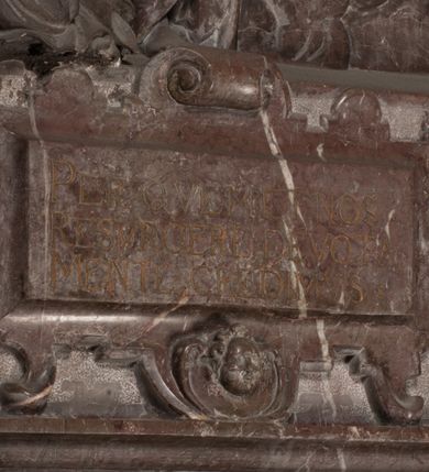 Zdjęcie nr 80: Nagrobek Grzegorza i Katarzyny Branickich znajduje się w kaplicy rodowej pod wezwaniem Najświętszej Marii Panny, na ścianie południowej, naprzeciwko wejścia. Składa się z trójosiowego cokołu i potrójnej filarowo-kolumnowej arkady z klęczącymi postaciami zmarłych po bokach adorujących znajdującą się pośrodku scenę ze zmartwychwstałym Chrystusem ukazującym się niewiernemu Tomaszowi. Całość wieńczy półkolista arkada z herbami Gryf i Kotwicz i tablicami inskrypcyjnymi. 
Dolna część artykułowa lizenami ozdobionymi motywami kandelabrowymi. W polu środkowym czaszka ze skrzyżowanymi piszczelami z inskrypcją w górnej i dolnej części: „POWIEDZ SVIETA [M]ADROSCI IESLI ZE SMIERC ZIWA / CZI MARTWA IESLI MARTWA CZEMV ZIWĄ BIWA / MALOWANA A IESLI ZIWA SMIERCIĄ CZEMV / ZOWIĄ IĄ NAD TO ZYWOT PRZECZ BIERZE KOZI/DEMV / TA IEST NA TWE PITANIE ODPOWIEC PRAWDZIWA / GDI TI ZYESZ SMIERC MARTVA GDY VMIERAS ZIWA / A IESLI ZLA CZI DOBRA CHCZES WIEDZIEC LI O TYM / IAKIS SĄM TAKĄ SMIELE SMIERC MIEĆ BĘDZIESZ PO TYM”. Na lewym polu inskrypcja „CO ZA DZIW ZEM POPIOLEM / WIEDZCIE ZESCIE WY / IAKO IA TENZE POPIOL, TO / IEDNO ZE ZYWY / BO GDIM SIĘ W PROCH ROSSIPAL / DOPIROM PRAWDZIWIE DOSZEDL, ZE CZLOWIEK TYMZE / PROCHEM CHOCIA ZYWIE / PATRZ ZE ZYWY POPIELIE A / TO POMNI SOBIE / ZES NA SWIECIE POPIOLEM / POPIOLEM I W GROBIE / A ZASZ NIEWIES CZYMEM BYL / A TERAZEM IAKI / OGLIANDAI, VWAZAIACZ ZE / SAM BEDZIESZ TAKI / BYLEM TERAS MIE NIE MASZ / IAK BIM TISZ NA SWIECIE / NIE BYL WY DZIS IESTESCIE / IUTRO NIEBEDZIECIE”. W polu cokołu „KTO TV LEZY POBOZNOSC / CNOTA OBYCZAIE / IAKICH NIERYCHLO VIZRĄ / BLISKO LEGLE KRAIE / IAKOSZ IE TAK MALY KĄT / MOGL ZACHOWAC W SOBIE / CZOSZ ALBO CNOTI LVCZKIE / GRZEBIĄ SCZIALEM W GROBIE / TILKOC TV CIALO LIEZY LIECZ / DVSZA W PRZESTRONE / NIEBIESKIE GMACHI WESŁA / KĘDI NIEZLICZONE / LATA POWIEDZIE. CZEMV IZE / MATKĄ BYLA / NIERZKAC POTOMSTWV ALIE / I SIROTOM SILA / TAKCI ZYWOT ZYWOTEM BYWA ZAKVPIONY / DOBRI FRIMARK DAC PLOCHI / ZA ON NIESKONCZONY”. Cokół zamyka wąski, silnie wysunięty gzyms z kimationem jońskim.
Trójosiowy podział nagrobka jest zachowany w partii środkowej, składającej się z trzech arkadowych wnęk, z których środkowa ujęta jest wolnostojącymi kolumnami jońskimi pokrytymi spiralnie ułożonymi pasami z motywem wici roślinnej, a sąsiednie od zewnątrz flankowane filarami pokrytymi motywami kandelabrowymi. W niezbyt głębokich niszach, których podniebienia zdobią kasetony z rozetami w kluczach uskrzydlone główki aniołków umieszczono wykonane w marmurze pińczowskim płaskorzeźby Chrystusa Zmartwychwstałego i adorujących go zmarłych, Grzegorza i Katarzynę Branickich. 
Zbawiciel jest ujęty całopostaciowo, frontalnie, w niewielkim wykroku, z głową zwróconą lekko do klęczącego po prawej stronie św. Tomasza. Jego ciało jest smukłe, wąskie w ramionach, z zaznaczonymi żebrami i mięśniami, osłonięte przewiązaną na biodrach szatą i płaszczem na lewym ramieniu. Chrystus ma pociągłą twarz, o wysokim czole, szerokich kościach policzkowych, wydatnym nosie i z głębokimi oczodołami. Przedstawiony został z długimi wąsami i brodą oraz opadającymi na ramiona, kręconymi włosami. W lewej ręce trzyma chorągiew i podtrzymuje szatę, a prawą rękę ma opuszczoną ku dołowi. 
Święty Tomasz ukazany jest z profilu, w szacie podwójnie przewiązanej w pasie sznurem i przerzuconym przez lewe ramie płaszczem. Twarz z brodą i długimi włosami, odwrócona w stronę Chrystusa. Do góry unosi również prawą rękę, zachowaną tylko do łokcia, lewą rękę trzyma ponad pasem. Figura mężczyzny wyrzeźbiona w kamieniu, polichromowana, przysłania wieniec z obłoków i uskrzydlonych głów puttów otaczający Chrystusa. 
Postacie stoją na podwójnym postumencie. W jego górnej części wyryto sentencję łacińską na prostokątnej tablicy umieszczonej w ozdobnym kartuszu, z zawiniętym spiralnie wycięciem krawędzi górnej i z dodaną w krawędzi dolnej główką uskrzydlonego putta. Napis na postumencie: „PER QVEM ET NOS / RESVRGERE DEVOTA / MENTE, CREDIMVS”. Na płycie poniżej płaskorzeźbione, leżące na prawym boku putto podpierające głowę na prawej ręce, natomiast w lewej trzymające klepsydrę. Nagie ciało, lekko przysłonięte draperią, spoczywa na poduszce z dwoma pomponami. Prawa noga jest wyprostowana, lewa zgięta w kolanie. Twarz pucołowata, z otwartymi oczami, otoczona gęstymi puklami loków. Przed dzieckiem leży czaszka. Nad nim znajduje się grawerowany kartusz z napisem: „HODIE MIHI / CRAS TIBI”. 
W arkadzie po lewej stronie przedstawiony został w trzech czwartych, zwrócony ramionami do widza Grzegorz Branicki. Postać klęczy na poduszce, szerokie dłonie złożone ma razem na piersiach, a głowę lekko uniesioną. Twarz Branickiego o pociągłych rysach, szerokich kościach policzkowych i dużych oczach, z wysokim czołem przysłoniętym zaczesanymi do przodu włosami. Ukazany z wąsami i długą, pofalowaną brodą. Ubrany jest w pełną, dekorowaną zbroję, spod której wystaje jaka i nogawice. Na szyi zawieszony łańcuch, a u stóp ostrogi. Przy nogach Branickiego leżą rękawice i hełm z trzema piórami. Nad głową wznoszą się panoplia, złożone z okrągłej tarczy i skrzyżowanych miecza, szabli, buławy, łuku, kołczanu ze strzałami i włóczni.
Po lewej stronie arkadę wypełnia ujęta z profilu, postać klęczącej na dwóch kolanach Katarzyny Branickiej. Jest ubrana w długą szubę, opadającą sztywnymi, rozchodzącymi się fałdami, u dołu załamującymi się, które zasłaniają sylwetkę. Na głowie ma czepiec przysłaniający włosy i podwikę. Twarz o łagodnych rysach, z długim nosem, małymi ustami i lekko zadartym podbródkiem. Ręce złożone razem na piersiach. Na palcach wskazującym i serdecznym lewej dłoni pierścienie, a ponad nadgarstkiem czterokrotnie nawinięty różaniec. Ponad figurą płaskorzeźbione tondo z Matką Boską z Dzieciątkiem otoczonymi wieńcem obłoków. Maria siedzi, ubrana w długą suknię, z welonem na głowie, z płaszczem zarzuconym na ramiona, którym lekko okrywa nagie Dzieciątko.
Zwieńczenie nagrobka o brzegach inkrustowanych marmurowymi kołami i elipsami, ujęte ornamentalnymi uszami, jest zakończone pasem z zawijającymi się do środkami kartuszami i równolegle ułożonymi liśćmi akantu. Tympanon wypełnia dekoracja złożona z czterech kartuszy: dwóch owalnych na tle paludamentu, zwieńczonych uskrzydloną główką anioła z godłami herbów Gryf i Kotwicz i dwóch podłużnych z inskrypcjami. Na tablicy po lewej stronie inskrypcja: „MAGNIFICO D(OMI)NO GREGORIO A RUSCA BRANICZKI OLIM VENA/TORI ET BURGRABIO CRAC(OVIENSI) CAPITANEO NIEPOŁOMIECEN(SI) VIRO / INTEGERRIMO DE REGIBVS SVIS ET RE PVB(LICA) BENE MERITO RELIGIO/NIS CATHOLICE AMANTISSIMO AMICIS FIDELISSIMO, OMNIBVS AFFABI/LI ET BENIGNO JOANNES A RUSCA BRANICZKI VENATOR CRACO(VIENSIS) CAPITANEVS NIEPOŁOMICEN(SI) MESTVS FILIUS PARENTI CHA/RISSIMO POSVIT OBYT 9 MAII A(NNO) D(OMINI) 1595 AETATIS SUE 60”. Napis wykuty po prawej stronie: “MAGNIFICAE D(OMI)NE CATHARINAE MAGNIFICI OLIM D(OMI)NI AUGUSTINI / KOTFICZ D(OMINI) SIGISMVNDI I POLONIAE REGIS STABVLI PREFECTI / VEXILIFERISQUE CURIE ET BURGRABY CRACO(VIENSIS) FILIE MATRONAE / LECTISSIME QVE CVM PVDORE ET MORVM MIRA ELEGANTIA / MARITI SUMMUM AMOREM VIRTUTE ET MODESTIA OMNIVM BENE/VOLENTIAM MERVISSET ACERBISSIMA MORTE AB OCVLIS EREPTA EST / IDEM FILIUS MATRI AMANTISSIME CVM LACRIMIS POSVIT. OBYT / 8 OCTOBRIS A(NNO) D)OMINI) 1588 AETATIS SUE 38". 
