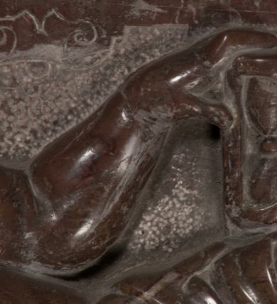 Zdjęcie nr 81: Nagrobek Grzegorza i Katarzyny Branickich znajduje się w kaplicy rodowej pod wezwaniem Najświętszej Marii Panny, na ścianie południowej, naprzeciwko wejścia. Składa się z trójosiowego cokołu i potrójnej filarowo-kolumnowej arkady z klęczącymi postaciami zmarłych po bokach adorujących znajdującą się pośrodku scenę ze zmartwychwstałym Chrystusem ukazującym się niewiernemu Tomaszowi. Całość wieńczy półkolista arkada z herbami Gryf i Kotwicz i tablicami inskrypcyjnymi. 
Dolna część artykułowa lizenami ozdobionymi motywami kandelabrowymi. W polu środkowym czaszka ze skrzyżowanymi piszczelami z inskrypcją w górnej i dolnej części: „POWIEDZ SVIETA [M]ADROSCI IESLI ZE SMIERC ZIWA / CZI MARTWA IESLI MARTWA CZEMV ZIWĄ BIWA / MALOWANA A IESLI ZIWA SMIERCIĄ CZEMV / ZOWIĄ IĄ NAD TO ZYWOT PRZECZ BIERZE KOZI/DEMV / TA IEST NA TWE PITANIE ODPOWIEC PRAWDZIWA / GDI TI ZYESZ SMIERC MARTVA GDY VMIERAS ZIWA / A IESLI ZLA CZI DOBRA CHCZES WIEDZIEC LI O TYM / IAKIS SĄM TAKĄ SMIELE SMIERC MIEĆ BĘDZIESZ PO TYM”. Na lewym polu inskrypcja „CO ZA DZIW ZEM POPIOLEM / WIEDZCIE ZESCIE WY / IAKO IA TENZE POPIOL, TO / IEDNO ZE ZYWY / BO GDIM SIĘ W PROCH ROSSIPAL / DOPIROM PRAWDZIWIE DOSZEDL, ZE CZLOWIEK TYMZE / PROCHEM CHOCIA ZYWIE / PATRZ ZE ZYWY POPIELIE A / TO POMNI SOBIE / ZES NA SWIECIE POPIOLEM / POPIOLEM I W GROBIE / A ZASZ NIEWIES CZYMEM BYL / A TERAZEM IAKI / OGLIANDAI, VWAZAIACZ ZE / SAM BEDZIESZ TAKI / BYLEM TERAS MIE NIE MASZ / IAK BIM TISZ NA SWIECIE / NIE BYL WY DZIS IESTESCIE / IUTRO NIEBEDZIECIE”. W polu cokołu „KTO TV LEZY POBOZNOSC / CNOTA OBYCZAIE / IAKICH NIERYCHLO VIZRĄ / BLISKO LEGLE KRAIE / IAKOSZ IE TAK MALY KĄT / MOGL ZACHOWAC W SOBIE / CZOSZ ALBO CNOTI LVCZKIE / GRZEBIĄ SCZIALEM W GROBIE / TILKOC TV CIALO LIEZY LIECZ / DVSZA W PRZESTRONE / NIEBIESKIE GMACHI WESŁA / KĘDI NIEZLICZONE / LATA POWIEDZIE. CZEMV IZE / MATKĄ BYLA / NIERZKAC POTOMSTWV ALIE / I SIROTOM SILA / TAKCI ZYWOT ZYWOTEM BYWA ZAKVPIONY / DOBRI FRIMARK DAC PLOCHI / ZA ON NIESKONCZONY”. Cokół zamyka wąski, silnie wysunięty gzyms z kimationem jońskim.
Trójosiowy podział nagrobka jest zachowany w partii środkowej, składającej się z trzech arkadowych wnęk, z których środkowa ujęta jest wolnostojącymi kolumnami jońskimi pokrytymi spiralnie ułożonymi pasami z motywem wici roślinnej, a sąsiednie od zewnątrz flankowane filarami pokrytymi motywami kandelabrowymi. W niezbyt głębokich niszach, których podniebienia zdobią kasetony z rozetami w kluczach uskrzydlone główki aniołków umieszczono wykonane w marmurze pińczowskim płaskorzeźby Chrystusa Zmartwychwstałego i adorujących go zmarłych, Grzegorza i Katarzynę Branickich. 
Zbawiciel jest ujęty całopostaciowo, frontalnie, w niewielkim wykroku, z głową zwróconą lekko do klęczącego po prawej stronie św. Tomasza. Jego ciało jest smukłe, wąskie w ramionach, z zaznaczonymi żebrami i mięśniami, osłonięte przewiązaną na biodrach szatą i płaszczem na lewym ramieniu. Chrystus ma pociągłą twarz, o wysokim czole, szerokich kościach policzkowych, wydatnym nosie i z głębokimi oczodołami. Przedstawiony został z długimi wąsami i brodą oraz opadającymi na ramiona, kręconymi włosami. W lewej ręce trzyma chorągiew i podtrzymuje szatę, a prawą rękę ma opuszczoną ku dołowi. 
Święty Tomasz ukazany jest z profilu, w szacie podwójnie przewiązanej w pasie sznurem i przerzuconym przez lewe ramie płaszczem. Twarz z brodą i długimi włosami, odwrócona w stronę Chrystusa. Do góry unosi również prawą rękę, zachowaną tylko do łokcia, lewą rękę trzyma ponad pasem. Figura mężczyzny wyrzeźbiona w kamieniu, polichromowana, przysłania wieniec z obłoków i uskrzydlonych głów puttów otaczający Chrystusa. 
Postacie stoją na podwójnym postumencie. W jego górnej części wyryto sentencję łacińską na prostokątnej tablicy umieszczonej w ozdobnym kartuszu, z zawiniętym spiralnie wycięciem krawędzi górnej i z dodaną w krawędzi dolnej główką uskrzydlonego putta. Napis na postumencie: „PER QVEM ET NOS / RESVRGERE DEVOTA / MENTE, CREDIMVS”. Na płycie poniżej płaskorzeźbione, leżące na prawym boku putto podpierające głowę na prawej ręce, natomiast w lewej trzymające klepsydrę. Nagie ciało, lekko przysłonięte draperią, spoczywa na poduszce z dwoma pomponami. Prawa noga jest wyprostowana, lewa zgięta w kolanie. Twarz pucołowata, z otwartymi oczami, otoczona gęstymi puklami loków. Przed dzieckiem leży czaszka. Nad nim znajduje się grawerowany kartusz z napisem: „HODIE MIHI / CRAS TIBI”. 
W arkadzie po lewej stronie przedstawiony został w trzech czwartych, zwrócony ramionami do widza Grzegorz Branicki. Postać klęczy na poduszce, szerokie dłonie złożone ma razem na piersiach, a głowę lekko uniesioną. Twarz Branickiego o pociągłych rysach, szerokich kościach policzkowych i dużych oczach, z wysokim czołem przysłoniętym zaczesanymi do przodu włosami. Ukazany z wąsami i długą, pofalowaną brodą. Ubrany jest w pełną, dekorowaną zbroję, spod której wystaje jaka i nogawice. Na szyi zawieszony łańcuch, a u stóp ostrogi. Przy nogach Branickiego leżą rękawice i hełm z trzema piórami. Nad głową wznoszą się panoplia, złożone z okrągłej tarczy i skrzyżowanych miecza, szabli, buławy, łuku, kołczanu ze strzałami i włóczni.
Po lewej stronie arkadę wypełnia ujęta z profilu, postać klęczącej na dwóch kolanach Katarzyny Branickiej. Jest ubrana w długą szubę, opadającą sztywnymi, rozchodzącymi się fałdami, u dołu załamującymi się, które zasłaniają sylwetkę. Na głowie ma czepiec przysłaniający włosy i podwikę. Twarz o łagodnych rysach, z długim nosem, małymi ustami i lekko zadartym podbródkiem. Ręce złożone razem na piersiach. Na palcach wskazującym i serdecznym lewej dłoni pierścienie, a ponad nadgarstkiem czterokrotnie nawinięty różaniec. Ponad figurą płaskorzeźbione tondo z Matką Boską z Dzieciątkiem otoczonymi wieńcem obłoków. Maria siedzi, ubrana w długą suknię, z welonem na głowie, z płaszczem zarzuconym na ramiona, którym lekko okrywa nagie Dzieciątko.
Zwieńczenie nagrobka o brzegach inkrustowanych marmurowymi kołami i elipsami, ujęte ornamentalnymi uszami, jest zakończone pasem z zawijającymi się do środkami kartuszami i równolegle ułożonymi liśćmi akantu. Tympanon wypełnia dekoracja złożona z czterech kartuszy: dwóch owalnych na tle paludamentu, zwieńczonych uskrzydloną główką anioła z godłami herbów Gryf i Kotwicz i dwóch podłużnych z inskrypcjami. Na tablicy po lewej stronie inskrypcja: „MAGNIFICO D(OMI)NO GREGORIO A RUSCA BRANICZKI OLIM VENA/TORI ET BURGRABIO CRAC(OVIENSI) CAPITANEO NIEPOŁOMIECEN(SI) VIRO / INTEGERRIMO DE REGIBVS SVIS ET RE PVB(LICA) BENE MERITO RELIGIO/NIS CATHOLICE AMANTISSIMO AMICIS FIDELISSIMO, OMNIBVS AFFABI/LI ET BENIGNO JOANNES A RUSCA BRANICZKI VENATOR CRACO(VIENSIS) CAPITANEVS NIEPOŁOMICEN(SI) MESTVS FILIUS PARENTI CHA/RISSIMO POSVIT OBYT 9 MAII A(NNO) D(OMINI) 1595 AETATIS SUE 60”. Napis wykuty po prawej stronie: “MAGNIFICAE D(OMI)NE CATHARINAE MAGNIFICI OLIM D(OMI)NI AUGUSTINI / KOTFICZ D(OMINI) SIGISMVNDI I POLONIAE REGIS STABVLI PREFECTI / VEXILIFERISQUE CURIE ET BURGRABY CRACO(VIENSIS) FILIE MATRONAE / LECTISSIME QVE CVM PVDORE ET MORVM MIRA ELEGANTIA / MARITI SUMMUM AMOREM VIRTUTE ET MODESTIA OMNIVM BENE/VOLENTIAM MERVISSET ACERBISSIMA MORTE AB OCVLIS EREPTA EST / IDEM FILIUS MATRI AMANTISSIME CVM LACRIMIS POSVIT. OBYT / 8 OCTOBRIS A(NNO) D)OMINI) 1588 AETATIS SUE 38". 
