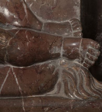 Zdjęcie nr 82: Nagrobek Grzegorza i Katarzyny Branickich znajduje się w kaplicy rodowej pod wezwaniem Najświętszej Marii Panny, na ścianie południowej, naprzeciwko wejścia. Składa się z trójosiowego cokołu i potrójnej filarowo-kolumnowej arkady z klęczącymi postaciami zmarłych po bokach adorujących znajdującą się pośrodku scenę ze zmartwychwstałym Chrystusem ukazującym się niewiernemu Tomaszowi. Całość wieńczy półkolista arkada z herbami Gryf i Kotwicz i tablicami inskrypcyjnymi. 
Dolna część artykułowa lizenami ozdobionymi motywami kandelabrowymi. W polu środkowym czaszka ze skrzyżowanymi piszczelami z inskrypcją w górnej i dolnej części: „POWIEDZ SVIETA [M]ADROSCI IESLI ZE SMIERC ZIWA / CZI MARTWA IESLI MARTWA CZEMV ZIWĄ BIWA / MALOWANA A IESLI ZIWA SMIERCIĄ CZEMV / ZOWIĄ IĄ NAD TO ZYWOT PRZECZ BIERZE KOZI/DEMV / TA IEST NA TWE PITANIE ODPOWIEC PRAWDZIWA / GDI TI ZYESZ SMIERC MARTVA GDY VMIERAS ZIWA / A IESLI ZLA CZI DOBRA CHCZES WIEDZIEC LI O TYM / IAKIS SĄM TAKĄ SMIELE SMIERC MIEĆ BĘDZIESZ PO TYM”. Na lewym polu inskrypcja „CO ZA DZIW ZEM POPIOLEM / WIEDZCIE ZESCIE WY / IAKO IA TENZE POPIOL, TO / IEDNO ZE ZYWY / BO GDIM SIĘ W PROCH ROSSIPAL / DOPIROM PRAWDZIWIE DOSZEDL, ZE CZLOWIEK TYMZE / PROCHEM CHOCIA ZYWIE / PATRZ ZE ZYWY POPIELIE A / TO POMNI SOBIE / ZES NA SWIECIE POPIOLEM / POPIOLEM I W GROBIE / A ZASZ NIEWIES CZYMEM BYL / A TERAZEM IAKI / OGLIANDAI, VWAZAIACZ ZE / SAM BEDZIESZ TAKI / BYLEM TERAS MIE NIE MASZ / IAK BIM TISZ NA SWIECIE / NIE BYL WY DZIS IESTESCIE / IUTRO NIEBEDZIECIE”. W polu cokołu „KTO TV LEZY POBOZNOSC / CNOTA OBYCZAIE / IAKICH NIERYCHLO VIZRĄ / BLISKO LEGLE KRAIE / IAKOSZ IE TAK MALY KĄT / MOGL ZACHOWAC W SOBIE / CZOSZ ALBO CNOTI LVCZKIE / GRZEBIĄ SCZIALEM W GROBIE / TILKOC TV CIALO LIEZY LIECZ / DVSZA W PRZESTRONE / NIEBIESKIE GMACHI WESŁA / KĘDI NIEZLICZONE / LATA POWIEDZIE. CZEMV IZE / MATKĄ BYLA / NIERZKAC POTOMSTWV ALIE / I SIROTOM SILA / TAKCI ZYWOT ZYWOTEM BYWA ZAKVPIONY / DOBRI FRIMARK DAC PLOCHI / ZA ON NIESKONCZONY”. Cokół zamyka wąski, silnie wysunięty gzyms z kimationem jońskim.
Trójosiowy podział nagrobka jest zachowany w partii środkowej, składającej się z trzech arkadowych wnęk, z których środkowa ujęta jest wolnostojącymi kolumnami jońskimi pokrytymi spiralnie ułożonymi pasami z motywem wici roślinnej, a sąsiednie od zewnątrz flankowane filarami pokrytymi motywami kandelabrowymi. W niezbyt głębokich niszach, których podniebienia zdobią kasetony z rozetami w kluczach uskrzydlone główki aniołków umieszczono wykonane w marmurze pińczowskim płaskorzeźby Chrystusa Zmartwychwstałego i adorujących go zmarłych, Grzegorza i Katarzynę Branickich. 
Zbawiciel jest ujęty całopostaciowo, frontalnie, w niewielkim wykroku, z głową zwróconą lekko do klęczącego po prawej stronie św. Tomasza. Jego ciało jest smukłe, wąskie w ramionach, z zaznaczonymi żebrami i mięśniami, osłonięte przewiązaną na biodrach szatą i płaszczem na lewym ramieniu. Chrystus ma pociągłą twarz, o wysokim czole, szerokich kościach policzkowych, wydatnym nosie i z głębokimi oczodołami. Przedstawiony został z długimi wąsami i brodą oraz opadającymi na ramiona, kręconymi włosami. W lewej ręce trzyma chorągiew i podtrzymuje szatę, a prawą rękę ma opuszczoną ku dołowi. 
Święty Tomasz ukazany jest z profilu, w szacie podwójnie przewiązanej w pasie sznurem i przerzuconym przez lewe ramie płaszczem. Twarz z brodą i długimi włosami, odwrócona w stronę Chrystusa. Do góry unosi również prawą rękę, zachowaną tylko do łokcia, lewą rękę trzyma ponad pasem. Figura mężczyzny wyrzeźbiona w kamieniu, polichromowana, przysłania wieniec z obłoków i uskrzydlonych głów puttów otaczający Chrystusa. 
Postacie stoją na podwójnym postumencie. W jego górnej części wyryto sentencję łacińską na prostokątnej tablicy umieszczonej w ozdobnym kartuszu, z zawiniętym spiralnie wycięciem krawędzi górnej i z dodaną w krawędzi dolnej główką uskrzydlonego putta. Napis na postumencie: „PER QVEM ET NOS / RESVRGERE DEVOTA / MENTE, CREDIMVS”. Na płycie poniżej płaskorzeźbione, leżące na prawym boku putto podpierające głowę na prawej ręce, natomiast w lewej trzymające klepsydrę. Nagie ciało, lekko przysłonięte draperią, spoczywa na poduszce z dwoma pomponami. Prawa noga jest wyprostowana, lewa zgięta w kolanie. Twarz pucołowata, z otwartymi oczami, otoczona gęstymi puklami loków. Przed dzieckiem leży czaszka. Nad nim znajduje się grawerowany kartusz z napisem: „HODIE MIHI / CRAS TIBI”. 
W arkadzie po lewej stronie przedstawiony został w trzech czwartych, zwrócony ramionami do widza Grzegorz Branicki. Postać klęczy na poduszce, szerokie dłonie złożone ma razem na piersiach, a głowę lekko uniesioną. Twarz Branickiego o pociągłych rysach, szerokich kościach policzkowych i dużych oczach, z wysokim czołem przysłoniętym zaczesanymi do przodu włosami. Ukazany z wąsami i długą, pofalowaną brodą. Ubrany jest w pełną, dekorowaną zbroję, spod której wystaje jaka i nogawice. Na szyi zawieszony łańcuch, a u stóp ostrogi. Przy nogach Branickiego leżą rękawice i hełm z trzema piórami. Nad głową wznoszą się panoplia, złożone z okrągłej tarczy i skrzyżowanych miecza, szabli, buławy, łuku, kołczanu ze strzałami i włóczni.
Po lewej stronie arkadę wypełnia ujęta z profilu, postać klęczącej na dwóch kolanach Katarzyny Branickiej. Jest ubrana w długą szubę, opadającą sztywnymi, rozchodzącymi się fałdami, u dołu załamującymi się, które zasłaniają sylwetkę. Na głowie ma czepiec przysłaniający włosy i podwikę. Twarz o łagodnych rysach, z długim nosem, małymi ustami i lekko zadartym podbródkiem. Ręce złożone razem na piersiach. Na palcach wskazującym i serdecznym lewej dłoni pierścienie, a ponad nadgarstkiem czterokrotnie nawinięty różaniec. Ponad figurą płaskorzeźbione tondo z Matką Boską z Dzieciątkiem otoczonymi wieńcem obłoków. Maria siedzi, ubrana w długą suknię, z welonem na głowie, z płaszczem zarzuconym na ramiona, którym lekko okrywa nagie Dzieciątko.
Zwieńczenie nagrobka o brzegach inkrustowanych marmurowymi kołami i elipsami, ujęte ornamentalnymi uszami, jest zakończone pasem z zawijającymi się do środkami kartuszami i równolegle ułożonymi liśćmi akantu. Tympanon wypełnia dekoracja złożona z czterech kartuszy: dwóch owalnych na tle paludamentu, zwieńczonych uskrzydloną główką anioła z godłami herbów Gryf i Kotwicz i dwóch podłużnych z inskrypcjami. Na tablicy po lewej stronie inskrypcja: „MAGNIFICO D(OMI)NO GREGORIO A RUSCA BRANICZKI OLIM VENA/TORI ET BURGRABIO CRAC(OVIENSI) CAPITANEO NIEPOŁOMIECEN(SI) VIRO / INTEGERRIMO DE REGIBVS SVIS ET RE PVB(LICA) BENE MERITO RELIGIO/NIS CATHOLICE AMANTISSIMO AMICIS FIDELISSIMO, OMNIBVS AFFABI/LI ET BENIGNO JOANNES A RUSCA BRANICZKI VENATOR CRACO(VIENSIS) CAPITANEVS NIEPOŁOMICEN(SI) MESTVS FILIUS PARENTI CHA/RISSIMO POSVIT OBYT 9 MAII A(NNO) D(OMINI) 1595 AETATIS SUE 60”. Napis wykuty po prawej stronie: “MAGNIFICAE D(OMI)NE CATHARINAE MAGNIFICI OLIM D(OMI)NI AUGUSTINI / KOTFICZ D(OMINI) SIGISMVNDI I POLONIAE REGIS STABVLI PREFECTI / VEXILIFERISQUE CURIE ET BURGRABY CRACO(VIENSIS) FILIE MATRONAE / LECTISSIME QVE CVM PVDORE ET MORVM MIRA ELEGANTIA / MARITI SUMMUM AMOREM VIRTUTE ET MODESTIA OMNIVM BENE/VOLENTIAM MERVISSET ACERBISSIMA MORTE AB OCVLIS EREPTA EST / IDEM FILIUS MATRI AMANTISSIME CVM LACRIMIS POSVIT. OBYT / 8 OCTOBRIS A(NNO) D)OMINI) 1588 AETATIS SUE 38". 
