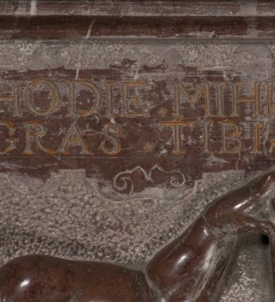 Zdjęcie nr 83: Nagrobek Grzegorza i Katarzyny Branickich znajduje się w kaplicy rodowej pod wezwaniem Najświętszej Marii Panny, na ścianie południowej, naprzeciwko wejścia. Składa się z trójosiowego cokołu i potrójnej filarowo-kolumnowej arkady z klęczącymi postaciami zmarłych po bokach adorujących znajdującą się pośrodku scenę ze zmartwychwstałym Chrystusem ukazującym się niewiernemu Tomaszowi. Całość wieńczy półkolista arkada z herbami Gryf i Kotwicz i tablicami inskrypcyjnymi. 
Dolna część artykułowa lizenami ozdobionymi motywami kandelabrowymi. W polu środkowym czaszka ze skrzyżowanymi piszczelami z inskrypcją w górnej i dolnej części: „POWIEDZ SVIETA [M]ADROSCI IESLI ZE SMIERC ZIWA / CZI MARTWA IESLI MARTWA CZEMV ZIWĄ BIWA / MALOWANA A IESLI ZIWA SMIERCIĄ CZEMV / ZOWIĄ IĄ NAD TO ZYWOT PRZECZ BIERZE KOZI/DEMV / TA IEST NA TWE PITANIE ODPOWIEC PRAWDZIWA / GDI TI ZYESZ SMIERC MARTVA GDY VMIERAS ZIWA / A IESLI ZLA CZI DOBRA CHCZES WIEDZIEC LI O TYM / IAKIS SĄM TAKĄ SMIELE SMIERC MIEĆ BĘDZIESZ PO TYM”. Na lewym polu inskrypcja „CO ZA DZIW ZEM POPIOLEM / WIEDZCIE ZESCIE WY / IAKO IA TENZE POPIOL, TO / IEDNO ZE ZYWY / BO GDIM SIĘ W PROCH ROSSIPAL / DOPIROM PRAWDZIWIE DOSZEDL, ZE CZLOWIEK TYMZE / PROCHEM CHOCIA ZYWIE / PATRZ ZE ZYWY POPIELIE A / TO POMNI SOBIE / ZES NA SWIECIE POPIOLEM / POPIOLEM I W GROBIE / A ZASZ NIEWIES CZYMEM BYL / A TERAZEM IAKI / OGLIANDAI, VWAZAIACZ ZE / SAM BEDZIESZ TAKI / BYLEM TERAS MIE NIE MASZ / IAK BIM TISZ NA SWIECIE / NIE BYL WY DZIS IESTESCIE / IUTRO NIEBEDZIECIE”. W polu cokołu „KTO TV LEZY POBOZNOSC / CNOTA OBYCZAIE / IAKICH NIERYCHLO VIZRĄ / BLISKO LEGLE KRAIE / IAKOSZ IE TAK MALY KĄT / MOGL ZACHOWAC W SOBIE / CZOSZ ALBO CNOTI LVCZKIE / GRZEBIĄ SCZIALEM W GROBIE / TILKOC TV CIALO LIEZY LIECZ / DVSZA W PRZESTRONE / NIEBIESKIE GMACHI WESŁA / KĘDI NIEZLICZONE / LATA POWIEDZIE. CZEMV IZE / MATKĄ BYLA / NIERZKAC POTOMSTWV ALIE / I SIROTOM SILA / TAKCI ZYWOT ZYWOTEM BYWA ZAKVPIONY / DOBRI FRIMARK DAC PLOCHI / ZA ON NIESKONCZONY”. Cokół zamyka wąski, silnie wysunięty gzyms z kimationem jońskim.
Trójosiowy podział nagrobka jest zachowany w partii środkowej, składającej się z trzech arkadowych wnęk, z których środkowa ujęta jest wolnostojącymi kolumnami jońskimi pokrytymi spiralnie ułożonymi pasami z motywem wici roślinnej, a sąsiednie od zewnątrz flankowane filarami pokrytymi motywami kandelabrowymi. W niezbyt głębokich niszach, których podniebienia zdobią kasetony z rozetami w kluczach uskrzydlone główki aniołków umieszczono wykonane w marmurze pińczowskim płaskorzeźby Chrystusa Zmartwychwstałego i adorujących go zmarłych, Grzegorza i Katarzynę Branickich. 
Zbawiciel jest ujęty całopostaciowo, frontalnie, w niewielkim wykroku, z głową zwróconą lekko do klęczącego po prawej stronie św. Tomasza. Jego ciało jest smukłe, wąskie w ramionach, z zaznaczonymi żebrami i mięśniami, osłonięte przewiązaną na biodrach szatą i płaszczem na lewym ramieniu. Chrystus ma pociągłą twarz, o wysokim czole, szerokich kościach policzkowych, wydatnym nosie i z głębokimi oczodołami. Przedstawiony został z długimi wąsami i brodą oraz opadającymi na ramiona, kręconymi włosami. W lewej ręce trzyma chorągiew i podtrzymuje szatę, a prawą rękę ma opuszczoną ku dołowi. 
Święty Tomasz ukazany jest z profilu, w szacie podwójnie przewiązanej w pasie sznurem i przerzuconym przez lewe ramie płaszczem. Twarz z brodą i długimi włosami, odwrócona w stronę Chrystusa. Do góry unosi również prawą rękę, zachowaną tylko do łokcia, lewą rękę trzyma ponad pasem. Figura mężczyzny wyrzeźbiona w kamieniu, polichromowana, przysłania wieniec z obłoków i uskrzydlonych głów puttów otaczający Chrystusa. 
Postacie stoją na podwójnym postumencie. W jego górnej części wyryto sentencję łacińską na prostokątnej tablicy umieszczonej w ozdobnym kartuszu, z zawiniętym spiralnie wycięciem krawędzi górnej i z dodaną w krawędzi dolnej główką uskrzydlonego putta. Napis na postumencie: „PER QVEM ET NOS / RESVRGERE DEVOTA / MENTE, CREDIMVS”. Na płycie poniżej płaskorzeźbione, leżące na prawym boku putto podpierające głowę na prawej ręce, natomiast w lewej trzymające klepsydrę. Nagie ciało, lekko przysłonięte draperią, spoczywa na poduszce z dwoma pomponami. Prawa noga jest wyprostowana, lewa zgięta w kolanie. Twarz pucołowata, z otwartymi oczami, otoczona gęstymi puklami loków. Przed dzieckiem leży czaszka. Nad nim znajduje się grawerowany kartusz z napisem: „HODIE MIHI / CRAS TIBI”. 
W arkadzie po lewej stronie przedstawiony został w trzech czwartych, zwrócony ramionami do widza Grzegorz Branicki. Postać klęczy na poduszce, szerokie dłonie złożone ma razem na piersiach, a głowę lekko uniesioną. Twarz Branickiego o pociągłych rysach, szerokich kościach policzkowych i dużych oczach, z wysokim czołem przysłoniętym zaczesanymi do przodu włosami. Ukazany z wąsami i długą, pofalowaną brodą. Ubrany jest w pełną, dekorowaną zbroję, spod której wystaje jaka i nogawice. Na szyi zawieszony łańcuch, a u stóp ostrogi. Przy nogach Branickiego leżą rękawice i hełm z trzema piórami. Nad głową wznoszą się panoplia, złożone z okrągłej tarczy i skrzyżowanych miecza, szabli, buławy, łuku, kołczanu ze strzałami i włóczni.
Po lewej stronie arkadę wypełnia ujęta z profilu, postać klęczącej na dwóch kolanach Katarzyny Branickiej. Jest ubrana w długą szubę, opadającą sztywnymi, rozchodzącymi się fałdami, u dołu załamującymi się, które zasłaniają sylwetkę. Na głowie ma czepiec przysłaniający włosy i podwikę. Twarz o łagodnych rysach, z długim nosem, małymi ustami i lekko zadartym podbródkiem. Ręce złożone razem na piersiach. Na palcach wskazującym i serdecznym lewej dłoni pierścienie, a ponad nadgarstkiem czterokrotnie nawinięty różaniec. Ponad figurą płaskorzeźbione tondo z Matką Boską z Dzieciątkiem otoczonymi wieńcem obłoków. Maria siedzi, ubrana w długą suknię, z welonem na głowie, z płaszczem zarzuconym na ramiona, którym lekko okrywa nagie Dzieciątko.
Zwieńczenie nagrobka o brzegach inkrustowanych marmurowymi kołami i elipsami, ujęte ornamentalnymi uszami, jest zakończone pasem z zawijającymi się do środkami kartuszami i równolegle ułożonymi liśćmi akantu. Tympanon wypełnia dekoracja złożona z czterech kartuszy: dwóch owalnych na tle paludamentu, zwieńczonych uskrzydloną główką anioła z godłami herbów Gryf i Kotwicz i dwóch podłużnych z inskrypcjami. Na tablicy po lewej stronie inskrypcja: „MAGNIFICO D(OMI)NO GREGORIO A RUSCA BRANICZKI OLIM VENA/TORI ET BURGRABIO CRAC(OVIENSI) CAPITANEO NIEPOŁOMIECEN(SI) VIRO / INTEGERRIMO DE REGIBVS SVIS ET RE PVB(LICA) BENE MERITO RELIGIO/NIS CATHOLICE AMANTISSIMO AMICIS FIDELISSIMO, OMNIBVS AFFABI/LI ET BENIGNO JOANNES A RUSCA BRANICZKI VENATOR CRACO(VIENSIS) CAPITANEVS NIEPOŁOMICEN(SI) MESTVS FILIUS PARENTI CHA/RISSIMO POSVIT OBYT 9 MAII A(NNO) D(OMINI) 1595 AETATIS SUE 60”. Napis wykuty po prawej stronie: “MAGNIFICAE D(OMI)NE CATHARINAE MAGNIFICI OLIM D(OMI)NI AUGUSTINI / KOTFICZ D(OMINI) SIGISMVNDI I POLONIAE REGIS STABVLI PREFECTI / VEXILIFERISQUE CURIE ET BURGRABY CRACO(VIENSIS) FILIE MATRONAE / LECTISSIME QVE CVM PVDORE ET MORVM MIRA ELEGANTIA / MARITI SUMMUM AMOREM VIRTUTE ET MODESTIA OMNIVM BENE/VOLENTIAM MERVISSET ACERBISSIMA MORTE AB OCVLIS EREPTA EST / IDEM FILIUS MATRI AMANTISSIME CVM LACRIMIS POSVIT. OBYT / 8 OCTOBRIS A(NNO) D)OMINI) 1588 AETATIS SUE 38". 
