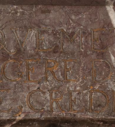 Zdjęcie nr 85: Nagrobek Grzegorza i Katarzyny Branickich znajduje się w kaplicy rodowej pod wezwaniem Najświętszej Marii Panny, na ścianie południowej, naprzeciwko wejścia. Składa się z trójosiowego cokołu i potrójnej filarowo-kolumnowej arkady z klęczącymi postaciami zmarłych po bokach adorujących znajdującą się pośrodku scenę ze zmartwychwstałym Chrystusem ukazującym się niewiernemu Tomaszowi. Całość wieńczy półkolista arkada z herbami Gryf i Kotwicz i tablicami inskrypcyjnymi. 
Dolna część artykułowa lizenami ozdobionymi motywami kandelabrowymi. W polu środkowym czaszka ze skrzyżowanymi piszczelami z inskrypcją w górnej i dolnej części: „POWIEDZ SVIETA [M]ADROSCI IESLI ZE SMIERC ZIWA / CZI MARTWA IESLI MARTWA CZEMV ZIWĄ BIWA / MALOWANA A IESLI ZIWA SMIERCIĄ CZEMV / ZOWIĄ IĄ NAD TO ZYWOT PRZECZ BIERZE KOZI/DEMV / TA IEST NA TWE PITANIE ODPOWIEC PRAWDZIWA / GDI TI ZYESZ SMIERC MARTVA GDY VMIERAS ZIWA / A IESLI ZLA CZI DOBRA CHCZES WIEDZIEC LI O TYM / IAKIS SĄM TAKĄ SMIELE SMIERC MIEĆ BĘDZIESZ PO TYM”. Na lewym polu inskrypcja „CO ZA DZIW ZEM POPIOLEM / WIEDZCIE ZESCIE WY / IAKO IA TENZE POPIOL, TO / IEDNO ZE ZYWY / BO GDIM SIĘ W PROCH ROSSIPAL / DOPIROM PRAWDZIWIE DOSZEDL, ZE CZLOWIEK TYMZE / PROCHEM CHOCIA ZYWIE / PATRZ ZE ZYWY POPIELIE A / TO POMNI SOBIE / ZES NA SWIECIE POPIOLEM / POPIOLEM I W GROBIE / A ZASZ NIEWIES CZYMEM BYL / A TERAZEM IAKI / OGLIANDAI, VWAZAIACZ ZE / SAM BEDZIESZ TAKI / BYLEM TERAS MIE NIE MASZ / IAK BIM TISZ NA SWIECIE / NIE BYL WY DZIS IESTESCIE / IUTRO NIEBEDZIECIE”. W polu cokołu „KTO TV LEZY POBOZNOSC / CNOTA OBYCZAIE / IAKICH NIERYCHLO VIZRĄ / BLISKO LEGLE KRAIE / IAKOSZ IE TAK MALY KĄT / MOGL ZACHOWAC W SOBIE / CZOSZ ALBO CNOTI LVCZKIE / GRZEBIĄ SCZIALEM W GROBIE / TILKOC TV CIALO LIEZY LIECZ / DVSZA W PRZESTRONE / NIEBIESKIE GMACHI WESŁA / KĘDI NIEZLICZONE / LATA POWIEDZIE. CZEMV IZE / MATKĄ BYLA / NIERZKAC POTOMSTWV ALIE / I SIROTOM SILA / TAKCI ZYWOT ZYWOTEM BYWA ZAKVPIONY / DOBRI FRIMARK DAC PLOCHI / ZA ON NIESKONCZONY”. Cokół zamyka wąski, silnie wysunięty gzyms z kimationem jońskim.
Trójosiowy podział nagrobka jest zachowany w partii środkowej, składającej się z trzech arkadowych wnęk, z których środkowa ujęta jest wolnostojącymi kolumnami jońskimi pokrytymi spiralnie ułożonymi pasami z motywem wici roślinnej, a sąsiednie od zewnątrz flankowane filarami pokrytymi motywami kandelabrowymi. W niezbyt głębokich niszach, których podniebienia zdobią kasetony z rozetami w kluczach uskrzydlone główki aniołków umieszczono wykonane w marmurze pińczowskim płaskorzeźby Chrystusa Zmartwychwstałego i adorujących go zmarłych, Grzegorza i Katarzynę Branickich. 
Zbawiciel jest ujęty całopostaciowo, frontalnie, w niewielkim wykroku, z głową zwróconą lekko do klęczącego po prawej stronie św. Tomasza. Jego ciało jest smukłe, wąskie w ramionach, z zaznaczonymi żebrami i mięśniami, osłonięte przewiązaną na biodrach szatą i płaszczem na lewym ramieniu. Chrystus ma pociągłą twarz, o wysokim czole, szerokich kościach policzkowych, wydatnym nosie i z głębokimi oczodołami. Przedstawiony został z długimi wąsami i brodą oraz opadającymi na ramiona, kręconymi włosami. W lewej ręce trzyma chorągiew i podtrzymuje szatę, a prawą rękę ma opuszczoną ku dołowi. 
Święty Tomasz ukazany jest z profilu, w szacie podwójnie przewiązanej w pasie sznurem i przerzuconym przez lewe ramie płaszczem. Twarz z brodą i długimi włosami, odwrócona w stronę Chrystusa. Do góry unosi również prawą rękę, zachowaną tylko do łokcia, lewą rękę trzyma ponad pasem. Figura mężczyzny wyrzeźbiona w kamieniu, polichromowana, przysłania wieniec z obłoków i uskrzydlonych głów puttów otaczający Chrystusa. 
Postacie stoją na podwójnym postumencie. W jego górnej części wyryto sentencję łacińską na prostokątnej tablicy umieszczonej w ozdobnym kartuszu, z zawiniętym spiralnie wycięciem krawędzi górnej i z dodaną w krawędzi dolnej główką uskrzydlonego putta. Napis na postumencie: „PER QVEM ET NOS / RESVRGERE DEVOTA / MENTE, CREDIMVS”. Na płycie poniżej płaskorzeźbione, leżące na prawym boku putto podpierające głowę na prawej ręce, natomiast w lewej trzymające klepsydrę. Nagie ciało, lekko przysłonięte draperią, spoczywa na poduszce z dwoma pomponami. Prawa noga jest wyprostowana, lewa zgięta w kolanie. Twarz pucołowata, z otwartymi oczami, otoczona gęstymi puklami loków. Przed dzieckiem leży czaszka. Nad nim znajduje się grawerowany kartusz z napisem: „HODIE MIHI / CRAS TIBI”. 
W arkadzie po lewej stronie przedstawiony został w trzech czwartych, zwrócony ramionami do widza Grzegorz Branicki. Postać klęczy na poduszce, szerokie dłonie złożone ma razem na piersiach, a głowę lekko uniesioną. Twarz Branickiego o pociągłych rysach, szerokich kościach policzkowych i dużych oczach, z wysokim czołem przysłoniętym zaczesanymi do przodu włosami. Ukazany z wąsami i długą, pofalowaną brodą. Ubrany jest w pełną, dekorowaną zbroję, spod której wystaje jaka i nogawice. Na szyi zawieszony łańcuch, a u stóp ostrogi. Przy nogach Branickiego leżą rękawice i hełm z trzema piórami. Nad głową wznoszą się panoplia, złożone z okrągłej tarczy i skrzyżowanych miecza, szabli, buławy, łuku, kołczanu ze strzałami i włóczni.
Po lewej stronie arkadę wypełnia ujęta z profilu, postać klęczącej na dwóch kolanach Katarzyny Branickiej. Jest ubrana w długą szubę, opadającą sztywnymi, rozchodzącymi się fałdami, u dołu załamującymi się, które zasłaniają sylwetkę. Na głowie ma czepiec przysłaniający włosy i podwikę. Twarz o łagodnych rysach, z długim nosem, małymi ustami i lekko zadartym podbródkiem. Ręce złożone razem na piersiach. Na palcach wskazującym i serdecznym lewej dłoni pierścienie, a ponad nadgarstkiem czterokrotnie nawinięty różaniec. Ponad figurą płaskorzeźbione tondo z Matką Boską z Dzieciątkiem otoczonymi wieńcem obłoków. Maria siedzi, ubrana w długą suknię, z welonem na głowie, z płaszczem zarzuconym na ramiona, którym lekko okrywa nagie Dzieciątko.
Zwieńczenie nagrobka o brzegach inkrustowanych marmurowymi kołami i elipsami, ujęte ornamentalnymi uszami, jest zakończone pasem z zawijającymi się do środkami kartuszami i równolegle ułożonymi liśćmi akantu. Tympanon wypełnia dekoracja złożona z czterech kartuszy: dwóch owalnych na tle paludamentu, zwieńczonych uskrzydloną główką anioła z godłami herbów Gryf i Kotwicz i dwóch podłużnych z inskrypcjami. Na tablicy po lewej stronie inskrypcja: „MAGNIFICO D(OMI)NO GREGORIO A RUSCA BRANICZKI OLIM VENA/TORI ET BURGRABIO CRAC(OVIENSI) CAPITANEO NIEPOŁOMIECEN(SI) VIRO / INTEGERRIMO DE REGIBVS SVIS ET RE PVB(LICA) BENE MERITO RELIGIO/NIS CATHOLICE AMANTISSIMO AMICIS FIDELISSIMO, OMNIBVS AFFABI/LI ET BENIGNO JOANNES A RUSCA BRANICZKI VENATOR CRACO(VIENSIS) CAPITANEVS NIEPOŁOMICEN(SI) MESTVS FILIUS PARENTI CHA/RISSIMO POSVIT OBYT 9 MAII A(NNO) D(OMINI) 1595 AETATIS SUE 60”. Napis wykuty po prawej stronie: “MAGNIFICAE D(OMI)NE CATHARINAE MAGNIFICI OLIM D(OMI)NI AUGUSTINI / KOTFICZ D(OMINI) SIGISMVNDI I POLONIAE REGIS STABVLI PREFECTI / VEXILIFERISQUE CURIE ET BURGRABY CRACO(VIENSIS) FILIE MATRONAE / LECTISSIME QVE CVM PVDORE ET MORVM MIRA ELEGANTIA / MARITI SUMMUM AMOREM VIRTUTE ET MODESTIA OMNIVM BENE/VOLENTIAM MERVISSET ACERBISSIMA MORTE AB OCVLIS EREPTA EST / IDEM FILIUS MATRI AMANTISSIME CVM LACRIMIS POSVIT. OBYT / 8 OCTOBRIS A(NNO) D)OMINI) 1588 AETATIS SUE 38&quot;. 
