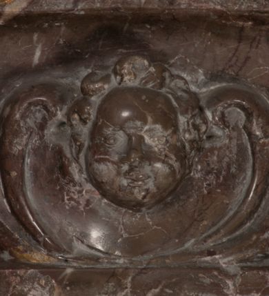 Zdjęcie nr 86: Nagrobek Grzegorza i Katarzyny Branickich znajduje się w kaplicy rodowej pod wezwaniem Najświętszej Marii Panny, na ścianie południowej, naprzeciwko wejścia. Składa się z trójosiowego cokołu i potrójnej filarowo-kolumnowej arkady z klęczącymi postaciami zmarłych po bokach adorujących znajdującą się pośrodku scenę ze zmartwychwstałym Chrystusem ukazującym się niewiernemu Tomaszowi. Całość wieńczy półkolista arkada z herbami Gryf i Kotwicz i tablicami inskrypcyjnymi. 
Dolna część artykułowa lizenami ozdobionymi motywami kandelabrowymi. W polu środkowym czaszka ze skrzyżowanymi piszczelami z inskrypcją w górnej i dolnej części: „POWIEDZ SVIETA [M]ADROSCI IESLI ZE SMIERC ZIWA / CZI MARTWA IESLI MARTWA CZEMV ZIWĄ BIWA / MALOWANA A IESLI ZIWA SMIERCIĄ CZEMV / ZOWIĄ IĄ NAD TO ZYWOT PRZECZ BIERZE KOZI/DEMV / TA IEST NA TWE PITANIE ODPOWIEC PRAWDZIWA / GDI TI ZYESZ SMIERC MARTVA GDY VMIERAS ZIWA / A IESLI ZLA CZI DOBRA CHCZES WIEDZIEC LI O TYM / IAKIS SĄM TAKĄ SMIELE SMIERC MIEĆ BĘDZIESZ PO TYM”. Na lewym polu inskrypcja „CO ZA DZIW ZEM POPIOLEM / WIEDZCIE ZESCIE WY / IAKO IA TENZE POPIOL, TO / IEDNO ZE ZYWY / BO GDIM SIĘ W PROCH ROSSIPAL / DOPIROM PRAWDZIWIE DOSZEDL, ZE CZLOWIEK TYMZE / PROCHEM CHOCIA ZYWIE / PATRZ ZE ZYWY POPIELIE A / TO POMNI SOBIE / ZES NA SWIECIE POPIOLEM / POPIOLEM I W GROBIE / A ZASZ NIEWIES CZYMEM BYL / A TERAZEM IAKI / OGLIANDAI, VWAZAIACZ ZE / SAM BEDZIESZ TAKI / BYLEM TERAS MIE NIE MASZ / IAK BIM TISZ NA SWIECIE / NIE BYL WY DZIS IESTESCIE / IUTRO NIEBEDZIECIE”. W polu cokołu „KTO TV LEZY POBOZNOSC / CNOTA OBYCZAIE / IAKICH NIERYCHLO VIZRĄ / BLISKO LEGLE KRAIE / IAKOSZ IE TAK MALY KĄT / MOGL ZACHOWAC W SOBIE / CZOSZ ALBO CNOTI LVCZKIE / GRZEBIĄ SCZIALEM W GROBIE / TILKOC TV CIALO LIEZY LIECZ / DVSZA W PRZESTRONE / NIEBIESKIE GMACHI WESŁA / KĘDI NIEZLICZONE / LATA POWIEDZIE. CZEMV IZE / MATKĄ BYLA / NIERZKAC POTOMSTWV ALIE / I SIROTOM SILA / TAKCI ZYWOT ZYWOTEM BYWA ZAKVPIONY / DOBRI FRIMARK DAC PLOCHI / ZA ON NIESKONCZONY”. Cokół zamyka wąski, silnie wysunięty gzyms z kimationem jońskim.
Trójosiowy podział nagrobka jest zachowany w partii środkowej, składającej się z trzech arkadowych wnęk, z których środkowa ujęta jest wolnostojącymi kolumnami jońskimi pokrytymi spiralnie ułożonymi pasami z motywem wici roślinnej, a sąsiednie od zewnątrz flankowane filarami pokrytymi motywami kandelabrowymi. W niezbyt głębokich niszach, których podniebienia zdobią kasetony z rozetami w kluczach uskrzydlone główki aniołków umieszczono wykonane w marmurze pińczowskim płaskorzeźby Chrystusa Zmartwychwstałego i adorujących go zmarłych, Grzegorza i Katarzynę Branickich. 
Zbawiciel jest ujęty całopostaciowo, frontalnie, w niewielkim wykroku, z głową zwróconą lekko do klęczącego po prawej stronie św. Tomasza. Jego ciało jest smukłe, wąskie w ramionach, z zaznaczonymi żebrami i mięśniami, osłonięte przewiązaną na biodrach szatą i płaszczem na lewym ramieniu. Chrystus ma pociągłą twarz, o wysokim czole, szerokich kościach policzkowych, wydatnym nosie i z głębokimi oczodołami. Przedstawiony został z długimi wąsami i brodą oraz opadającymi na ramiona, kręconymi włosami. W lewej ręce trzyma chorągiew i podtrzymuje szatę, a prawą rękę ma opuszczoną ku dołowi. 
Święty Tomasz ukazany jest z profilu, w szacie podwójnie przewiązanej w pasie sznurem i przerzuconym przez lewe ramie płaszczem. Twarz z brodą i długimi włosami, odwrócona w stronę Chrystusa. Do góry unosi również prawą rękę, zachowaną tylko do łokcia, lewą rękę trzyma ponad pasem. Figura mężczyzny wyrzeźbiona w kamieniu, polichromowana, przysłania wieniec z obłoków i uskrzydlonych głów puttów otaczający Chrystusa. 
Postacie stoją na podwójnym postumencie. W jego górnej części wyryto sentencję łacińską na prostokątnej tablicy umieszczonej w ozdobnym kartuszu, z zawiniętym spiralnie wycięciem krawędzi górnej i z dodaną w krawędzi dolnej główką uskrzydlonego putta. Napis na postumencie: „PER QVEM ET NOS / RESVRGERE DEVOTA / MENTE, CREDIMVS”. Na płycie poniżej płaskorzeźbione, leżące na prawym boku putto podpierające głowę na prawej ręce, natomiast w lewej trzymające klepsydrę. Nagie ciało, lekko przysłonięte draperią, spoczywa na poduszce z dwoma pomponami. Prawa noga jest wyprostowana, lewa zgięta w kolanie. Twarz pucołowata, z otwartymi oczami, otoczona gęstymi puklami loków. Przed dzieckiem leży czaszka. Nad nim znajduje się grawerowany kartusz z napisem: „HODIE MIHI / CRAS TIBI”. 
W arkadzie po lewej stronie przedstawiony został w trzech czwartych, zwrócony ramionami do widza Grzegorz Branicki. Postać klęczy na poduszce, szerokie dłonie złożone ma razem na piersiach, a głowę lekko uniesioną. Twarz Branickiego o pociągłych rysach, szerokich kościach policzkowych i dużych oczach, z wysokim czołem przysłoniętym zaczesanymi do przodu włosami. Ukazany z wąsami i długą, pofalowaną brodą. Ubrany jest w pełną, dekorowaną zbroję, spod której wystaje jaka i nogawice. Na szyi zawieszony łańcuch, a u stóp ostrogi. Przy nogach Branickiego leżą rękawice i hełm z trzema piórami. Nad głową wznoszą się panoplia, złożone z okrągłej tarczy i skrzyżowanych miecza, szabli, buławy, łuku, kołczanu ze strzałami i włóczni.
Po lewej stronie arkadę wypełnia ujęta z profilu, postać klęczącej na dwóch kolanach Katarzyny Branickiej. Jest ubrana w długą szubę, opadającą sztywnymi, rozchodzącymi się fałdami, u dołu załamującymi się, które zasłaniają sylwetkę. Na głowie ma czepiec przysłaniający włosy i podwikę. Twarz o łagodnych rysach, z długim nosem, małymi ustami i lekko zadartym podbródkiem. Ręce złożone razem na piersiach. Na palcach wskazującym i serdecznym lewej dłoni pierścienie, a ponad nadgarstkiem czterokrotnie nawinięty różaniec. Ponad figurą płaskorzeźbione tondo z Matką Boską z Dzieciątkiem otoczonymi wieńcem obłoków. Maria siedzi, ubrana w długą suknię, z welonem na głowie, z płaszczem zarzuconym na ramiona, którym lekko okrywa nagie Dzieciątko.
Zwieńczenie nagrobka o brzegach inkrustowanych marmurowymi kołami i elipsami, ujęte ornamentalnymi uszami, jest zakończone pasem z zawijającymi się do środkami kartuszami i równolegle ułożonymi liśćmi akantu. Tympanon wypełnia dekoracja złożona z czterech kartuszy: dwóch owalnych na tle paludamentu, zwieńczonych uskrzydloną główką anioła z godłami herbów Gryf i Kotwicz i dwóch podłużnych z inskrypcjami. Na tablicy po lewej stronie inskrypcja: „MAGNIFICO D(OMI)NO GREGORIO A RUSCA BRANICZKI OLIM VENA/TORI ET BURGRABIO CRAC(OVIENSI) CAPITANEO NIEPOŁOMIECEN(SI) VIRO / INTEGERRIMO DE REGIBVS SVIS ET RE PVB(LICA) BENE MERITO RELIGIO/NIS CATHOLICE AMANTISSIMO AMICIS FIDELISSIMO, OMNIBVS AFFABI/LI ET BENIGNO JOANNES A RUSCA BRANICZKI VENATOR CRACO(VIENSIS) CAPITANEVS NIEPOŁOMICEN(SI) MESTVS FILIUS PARENTI CHA/RISSIMO POSVIT OBYT 9 MAII A(NNO) D(OMINI) 1595 AETATIS SUE 60”. Napis wykuty po prawej stronie: “MAGNIFICAE D(OMI)NE CATHARINAE MAGNIFICI OLIM D(OMI)NI AUGUSTINI / KOTFICZ D(OMINI) SIGISMVNDI I POLONIAE REGIS STABVLI PREFECTI / VEXILIFERISQUE CURIE ET BURGRABY CRACO(VIENSIS) FILIE MATRONAE / LECTISSIME QVE CVM PVDORE ET MORVM MIRA ELEGANTIA / MARITI SUMMUM AMOREM VIRTUTE ET MODESTIA OMNIVM BENE/VOLENTIAM MERVISSET ACERBISSIMA MORTE AB OCVLIS EREPTA EST / IDEM FILIUS MATRI AMANTISSIME CVM LACRIMIS POSVIT. OBYT / 8 OCTOBRIS A(NNO) D)OMINI) 1588 AETATIS SUE 38&quot;. 
