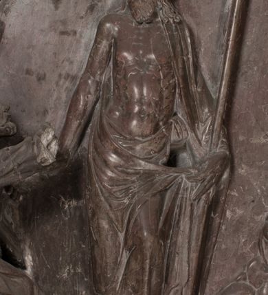 Zdjęcie nr 89: Nagrobek Grzegorza i Katarzyny Branickich znajduje się w kaplicy rodowej pod wezwaniem Najświętszej Marii Panny, na ścianie południowej, naprzeciwko wejścia. Składa się z trójosiowego cokołu i potrójnej filarowo-kolumnowej arkady z klęczącymi postaciami zmarłych po bokach adorujących znajdującą się pośrodku scenę ze zmartwychwstałym Chrystusem ukazującym się niewiernemu Tomaszowi. Całość wieńczy półkolista arkada z herbami Gryf i Kotwicz i tablicami inskrypcyjnymi. 
Dolna część artykułowa lizenami ozdobionymi motywami kandelabrowymi. W polu środkowym czaszka ze skrzyżowanymi piszczelami z inskrypcją w górnej i dolnej części: „POWIEDZ SVIETA [M]ADROSCI IESLI ZE SMIERC ZIWA / CZI MARTWA IESLI MARTWA CZEMV ZIWĄ BIWA / MALOWANA A IESLI ZIWA SMIERCIĄ CZEMV / ZOWIĄ IĄ NAD TO ZYWOT PRZECZ BIERZE KOZI/DEMV / TA IEST NA TWE PITANIE ODPOWIEC PRAWDZIWA / GDI TI ZYESZ SMIERC MARTVA GDY VMIERAS ZIWA / A IESLI ZLA CZI DOBRA CHCZES WIEDZIEC LI O TYM / IAKIS SĄM TAKĄ SMIELE SMIERC MIEĆ BĘDZIESZ PO TYM”. Na lewym polu inskrypcja „CO ZA DZIW ZEM POPIOLEM / WIEDZCIE ZESCIE WY / IAKO IA TENZE POPIOL, TO / IEDNO ZE ZYWY / BO GDIM SIĘ W PROCH ROSSIPAL / DOPIROM PRAWDZIWIE DOSZEDL, ZE CZLOWIEK TYMZE / PROCHEM CHOCIA ZYWIE / PATRZ ZE ZYWY POPIELIE A / TO POMNI SOBIE / ZES NA SWIECIE POPIOLEM / POPIOLEM I W GROBIE / A ZASZ NIEWIES CZYMEM BYL / A TERAZEM IAKI / OGLIANDAI, VWAZAIACZ ZE / SAM BEDZIESZ TAKI / BYLEM TERAS MIE NIE MASZ / IAK BIM TISZ NA SWIECIE / NIE BYL WY DZIS IESTESCIE / IUTRO NIEBEDZIECIE”. W polu cokołu „KTO TV LEZY POBOZNOSC / CNOTA OBYCZAIE / IAKICH NIERYCHLO VIZRĄ / BLISKO LEGLE KRAIE / IAKOSZ IE TAK MALY KĄT / MOGL ZACHOWAC W SOBIE / CZOSZ ALBO CNOTI LVCZKIE / GRZEBIĄ SCZIALEM W GROBIE / TILKOC TV CIALO LIEZY LIECZ / DVSZA W PRZESTRONE / NIEBIESKIE GMACHI WESŁA / KĘDI NIEZLICZONE / LATA POWIEDZIE. CZEMV IZE / MATKĄ BYLA / NIERZKAC POTOMSTWV ALIE / I SIROTOM SILA / TAKCI ZYWOT ZYWOTEM BYWA ZAKVPIONY / DOBRI FRIMARK DAC PLOCHI / ZA ON NIESKONCZONY”. Cokół zamyka wąski, silnie wysunięty gzyms z kimationem jońskim.
Trójosiowy podział nagrobka jest zachowany w partii środkowej, składającej się z trzech arkadowych wnęk, z których środkowa ujęta jest wolnostojącymi kolumnami jońskimi pokrytymi spiralnie ułożonymi pasami z motywem wici roślinnej, a sąsiednie od zewnątrz flankowane filarami pokrytymi motywami kandelabrowymi. W niezbyt głębokich niszach, których podniebienia zdobią kasetony z rozetami w kluczach uskrzydlone główki aniołków umieszczono wykonane w marmurze pińczowskim płaskorzeźby Chrystusa Zmartwychwstałego i adorujących go zmarłych, Grzegorza i Katarzynę Branickich. 
Zbawiciel jest ujęty całopostaciowo, frontalnie, w niewielkim wykroku, z głową zwróconą lekko do klęczącego po prawej stronie św. Tomasza. Jego ciało jest smukłe, wąskie w ramionach, z zaznaczonymi żebrami i mięśniami, osłonięte przewiązaną na biodrach szatą i płaszczem na lewym ramieniu. Chrystus ma pociągłą twarz, o wysokim czole, szerokich kościach policzkowych, wydatnym nosie i z głębokimi oczodołami. Przedstawiony został z długimi wąsami i brodą oraz opadającymi na ramiona, kręconymi włosami. W lewej ręce trzyma chorągiew i podtrzymuje szatę, a prawą rękę ma opuszczoną ku dołowi. 
Święty Tomasz ukazany jest z profilu, w szacie podwójnie przewiązanej w pasie sznurem i przerzuconym przez lewe ramie płaszczem. Twarz z brodą i długimi włosami, odwrócona w stronę Chrystusa. Do góry unosi również prawą rękę, zachowaną tylko do łokcia, lewą rękę trzyma ponad pasem. Figura mężczyzny wyrzeźbiona w kamieniu, polichromowana, przysłania wieniec z obłoków i uskrzydlonych głów puttów otaczający Chrystusa. 
Postacie stoją na podwójnym postumencie. W jego górnej części wyryto sentencję łacińską na prostokątnej tablicy umieszczonej w ozdobnym kartuszu, z zawiniętym spiralnie wycięciem krawędzi górnej i z dodaną w krawędzi dolnej główką uskrzydlonego putta. Napis na postumencie: „PER QVEM ET NOS / RESVRGERE DEVOTA / MENTE, CREDIMVS”. Na płycie poniżej płaskorzeźbione, leżące na prawym boku putto podpierające głowę na prawej ręce, natomiast w lewej trzymające klepsydrę. Nagie ciało, lekko przysłonięte draperią, spoczywa na poduszce z dwoma pomponami. Prawa noga jest wyprostowana, lewa zgięta w kolanie. Twarz pucołowata, z otwartymi oczami, otoczona gęstymi puklami loków. Przed dzieckiem leży czaszka. Nad nim znajduje się grawerowany kartusz z napisem: „HODIE MIHI / CRAS TIBI”. 
W arkadzie po lewej stronie przedstawiony został w trzech czwartych, zwrócony ramionami do widza Grzegorz Branicki. Postać klęczy na poduszce, szerokie dłonie złożone ma razem na piersiach, a głowę lekko uniesioną. Twarz Branickiego o pociągłych rysach, szerokich kościach policzkowych i dużych oczach, z wysokim czołem przysłoniętym zaczesanymi do przodu włosami. Ukazany z wąsami i długą, pofalowaną brodą. Ubrany jest w pełną, dekorowaną zbroję, spod której wystaje jaka i nogawice. Na szyi zawieszony łańcuch, a u stóp ostrogi. Przy nogach Branickiego leżą rękawice i hełm z trzema piórami. Nad głową wznoszą się panoplia, złożone z okrągłej tarczy i skrzyżowanych miecza, szabli, buławy, łuku, kołczanu ze strzałami i włóczni.
Po lewej stronie arkadę wypełnia ujęta z profilu, postać klęczącej na dwóch kolanach Katarzyny Branickiej. Jest ubrana w długą szubę, opadającą sztywnymi, rozchodzącymi się fałdami, u dołu załamującymi się, które zasłaniają sylwetkę. Na głowie ma czepiec przysłaniający włosy i podwikę. Twarz o łagodnych rysach, z długim nosem, małymi ustami i lekko zadartym podbródkiem. Ręce złożone razem na piersiach. Na palcach wskazującym i serdecznym lewej dłoni pierścienie, a ponad nadgarstkiem czterokrotnie nawinięty różaniec. Ponad figurą płaskorzeźbione tondo z Matką Boską z Dzieciątkiem otoczonymi wieńcem obłoków. Maria siedzi, ubrana w długą suknię, z welonem na głowie, z płaszczem zarzuconym na ramiona, którym lekko okrywa nagie Dzieciątko.
Zwieńczenie nagrobka o brzegach inkrustowanych marmurowymi kołami i elipsami, ujęte ornamentalnymi uszami, jest zakończone pasem z zawijającymi się do środkami kartuszami i równolegle ułożonymi liśćmi akantu. Tympanon wypełnia dekoracja złożona z czterech kartuszy: dwóch owalnych na tle paludamentu, zwieńczonych uskrzydloną główką anioła z godłami herbów Gryf i Kotwicz i dwóch podłużnych z inskrypcjami. Na tablicy po lewej stronie inskrypcja: „MAGNIFICO D(OMI)NO GREGORIO A RUSCA BRANICZKI OLIM VENA/TORI ET BURGRABIO CRAC(OVIENSI) CAPITANEO NIEPOŁOMIECEN(SI) VIRO / INTEGERRIMO DE REGIBVS SVIS ET RE PVB(LICA) BENE MERITO RELIGIO/NIS CATHOLICE AMANTISSIMO AMICIS FIDELISSIMO, OMNIBVS AFFABI/LI ET BENIGNO JOANNES A RUSCA BRANICZKI VENATOR CRACO(VIENSIS) CAPITANEVS NIEPOŁOMICEN(SI) MESTVS FILIUS PARENTI CHA/RISSIMO POSVIT OBYT 9 MAII A(NNO) D(OMINI) 1595 AETATIS SUE 60”. Napis wykuty po prawej stronie: “MAGNIFICAE D(OMI)NE CATHARINAE MAGNIFICI OLIM D(OMI)NI AUGUSTINI / KOTFICZ D(OMINI) SIGISMVNDI I POLONIAE REGIS STABVLI PREFECTI / VEXILIFERISQUE CURIE ET BURGRABY CRACO(VIENSIS) FILIE MATRONAE / LECTISSIME QVE CVM PVDORE ET MORVM MIRA ELEGANTIA / MARITI SUMMUM AMOREM VIRTUTE ET MODESTIA OMNIVM BENE/VOLENTIAM MERVISSET ACERBISSIMA MORTE AB OCVLIS EREPTA EST / IDEM FILIUS MATRI AMANTISSIME CVM LACRIMIS POSVIT. OBYT / 8 OCTOBRIS A(NNO) D)OMINI) 1588 AETATIS SUE 38". 
