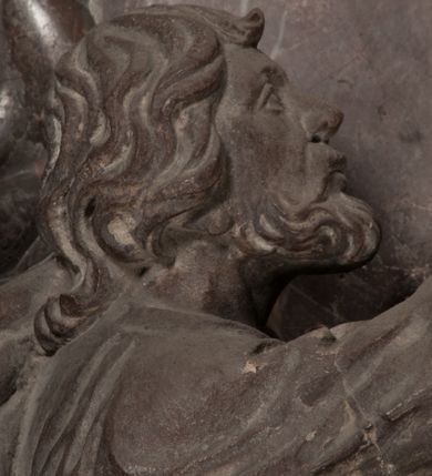 Zdjęcie nr 87: Nagrobek Grzegorza i Katarzyny Branickich znajduje się w kaplicy rodowej pod wezwaniem Najświętszej Marii Panny, na ścianie południowej, naprzeciwko wejścia. Składa się z trójosiowego cokołu i potrójnej filarowo-kolumnowej arkady z klęczącymi postaciami zmarłych po bokach adorujących znajdującą się pośrodku scenę ze zmartwychwstałym Chrystusem ukazującym się niewiernemu Tomaszowi. Całość wieńczy półkolista arkada z herbami Gryf i Kotwicz i tablicami inskrypcyjnymi. 
Dolna część artykułowa lizenami ozdobionymi motywami kandelabrowymi. W polu środkowym czaszka ze skrzyżowanymi piszczelami z inskrypcją w górnej i dolnej części: „POWIEDZ SVIETA [M]ADROSCI IESLI ZE SMIERC ZIWA / CZI MARTWA IESLI MARTWA CZEMV ZIWĄ BIWA / MALOWANA A IESLI ZIWA SMIERCIĄ CZEMV / ZOWIĄ IĄ NAD TO ZYWOT PRZECZ BIERZE KOZI/DEMV / TA IEST NA TWE PITANIE ODPOWIEC PRAWDZIWA / GDI TI ZYESZ SMIERC MARTVA GDY VMIERAS ZIWA / A IESLI ZLA CZI DOBRA CHCZES WIEDZIEC LI O TYM / IAKIS SĄM TAKĄ SMIELE SMIERC MIEĆ BĘDZIESZ PO TYM”. Na lewym polu inskrypcja „CO ZA DZIW ZEM POPIOLEM / WIEDZCIE ZESCIE WY / IAKO IA TENZE POPIOL, TO / IEDNO ZE ZYWY / BO GDIM SIĘ W PROCH ROSSIPAL / DOPIROM PRAWDZIWIE DOSZEDL, ZE CZLOWIEK TYMZE / PROCHEM CHOCIA ZYWIE / PATRZ ZE ZYWY POPIELIE A / TO POMNI SOBIE / ZES NA SWIECIE POPIOLEM / POPIOLEM I W GROBIE / A ZASZ NIEWIES CZYMEM BYL / A TERAZEM IAKI / OGLIANDAI, VWAZAIACZ ZE / SAM BEDZIESZ TAKI / BYLEM TERAS MIE NIE MASZ / IAK BIM TISZ NA SWIECIE / NIE BYL WY DZIS IESTESCIE / IUTRO NIEBEDZIECIE”. W polu cokołu „KTO TV LEZY POBOZNOSC / CNOTA OBYCZAIE / IAKICH NIERYCHLO VIZRĄ / BLISKO LEGLE KRAIE / IAKOSZ IE TAK MALY KĄT / MOGL ZACHOWAC W SOBIE / CZOSZ ALBO CNOTI LVCZKIE / GRZEBIĄ SCZIALEM W GROBIE / TILKOC TV CIALO LIEZY LIECZ / DVSZA W PRZESTRONE / NIEBIESKIE GMACHI WESŁA / KĘDI NIEZLICZONE / LATA POWIEDZIE. CZEMV IZE / MATKĄ BYLA / NIERZKAC POTOMSTWV ALIE / I SIROTOM SILA / TAKCI ZYWOT ZYWOTEM BYWA ZAKVPIONY / DOBRI FRIMARK DAC PLOCHI / ZA ON NIESKONCZONY”. Cokół zamyka wąski, silnie wysunięty gzyms z kimationem jońskim.
Trójosiowy podział nagrobka jest zachowany w partii środkowej, składającej się z trzech arkadowych wnęk, z których środkowa ujęta jest wolnostojącymi kolumnami jońskimi pokrytymi spiralnie ułożonymi pasami z motywem wici roślinnej, a sąsiednie od zewnątrz flankowane filarami pokrytymi motywami kandelabrowymi. W niezbyt głębokich niszach, których podniebienia zdobią kasetony z rozetami w kluczach uskrzydlone główki aniołków umieszczono wykonane w marmurze pińczowskim płaskorzeźby Chrystusa Zmartwychwstałego i adorujących go zmarłych, Grzegorza i Katarzynę Branickich. 
Zbawiciel jest ujęty całopostaciowo, frontalnie, w niewielkim wykroku, z głową zwróconą lekko do klęczącego po prawej stronie św. Tomasza. Jego ciało jest smukłe, wąskie w ramionach, z zaznaczonymi żebrami i mięśniami, osłonięte przewiązaną na biodrach szatą i płaszczem na lewym ramieniu. Chrystus ma pociągłą twarz, o wysokim czole, szerokich kościach policzkowych, wydatnym nosie i z głębokimi oczodołami. Przedstawiony został z długimi wąsami i brodą oraz opadającymi na ramiona, kręconymi włosami. W lewej ręce trzyma chorągiew i podtrzymuje szatę, a prawą rękę ma opuszczoną ku dołowi. 
Święty Tomasz ukazany jest z profilu, w szacie podwójnie przewiązanej w pasie sznurem i przerzuconym przez lewe ramie płaszczem. Twarz z brodą i długimi włosami, odwrócona w stronę Chrystusa. Do góry unosi również prawą rękę, zachowaną tylko do łokcia, lewą rękę trzyma ponad pasem. Figura mężczyzny wyrzeźbiona w kamieniu, polichromowana, przysłania wieniec z obłoków i uskrzydlonych głów puttów otaczający Chrystusa. 
Postacie stoją na podwójnym postumencie. W jego górnej części wyryto sentencję łacińską na prostokątnej tablicy umieszczonej w ozdobnym kartuszu, z zawiniętym spiralnie wycięciem krawędzi górnej i z dodaną w krawędzi dolnej główką uskrzydlonego putta. Napis na postumencie: „PER QVEM ET NOS / RESVRGERE DEVOTA / MENTE, CREDIMVS”. Na płycie poniżej płaskorzeźbione, leżące na prawym boku putto podpierające głowę na prawej ręce, natomiast w lewej trzymające klepsydrę. Nagie ciało, lekko przysłonięte draperią, spoczywa na poduszce z dwoma pomponami. Prawa noga jest wyprostowana, lewa zgięta w kolanie. Twarz pucołowata, z otwartymi oczami, otoczona gęstymi puklami loków. Przed dzieckiem leży czaszka. Nad nim znajduje się grawerowany kartusz z napisem: „HODIE MIHI / CRAS TIBI”. 
W arkadzie po lewej stronie przedstawiony został w trzech czwartych, zwrócony ramionami do widza Grzegorz Branicki. Postać klęczy na poduszce, szerokie dłonie złożone ma razem na piersiach, a głowę lekko uniesioną. Twarz Branickiego o pociągłych rysach, szerokich kościach policzkowych i dużych oczach, z wysokim czołem przysłoniętym zaczesanymi do przodu włosami. Ukazany z wąsami i długą, pofalowaną brodą. Ubrany jest w pełną, dekorowaną zbroję, spod której wystaje jaka i nogawice. Na szyi zawieszony łańcuch, a u stóp ostrogi. Przy nogach Branickiego leżą rękawice i hełm z trzema piórami. Nad głową wznoszą się panoplia, złożone z okrągłej tarczy i skrzyżowanych miecza, szabli, buławy, łuku, kołczanu ze strzałami i włóczni.
Po lewej stronie arkadę wypełnia ujęta z profilu, postać klęczącej na dwóch kolanach Katarzyny Branickiej. Jest ubrana w długą szubę, opadającą sztywnymi, rozchodzącymi się fałdami, u dołu załamującymi się, które zasłaniają sylwetkę. Na głowie ma czepiec przysłaniający włosy i podwikę. Twarz o łagodnych rysach, z długim nosem, małymi ustami i lekko zadartym podbródkiem. Ręce złożone razem na piersiach. Na palcach wskazującym i serdecznym lewej dłoni pierścienie, a ponad nadgarstkiem czterokrotnie nawinięty różaniec. Ponad figurą płaskorzeźbione tondo z Matką Boską z Dzieciątkiem otoczonymi wieńcem obłoków. Maria siedzi, ubrana w długą suknię, z welonem na głowie, z płaszczem zarzuconym na ramiona, którym lekko okrywa nagie Dzieciątko.
Zwieńczenie nagrobka o brzegach inkrustowanych marmurowymi kołami i elipsami, ujęte ornamentalnymi uszami, jest zakończone pasem z zawijającymi się do środkami kartuszami i równolegle ułożonymi liśćmi akantu. Tympanon wypełnia dekoracja złożona z czterech kartuszy: dwóch owalnych na tle paludamentu, zwieńczonych uskrzydloną główką anioła z godłami herbów Gryf i Kotwicz i dwóch podłużnych z inskrypcjami. Na tablicy po lewej stronie inskrypcja: „MAGNIFICO D(OMI)NO GREGORIO A RUSCA BRANICZKI OLIM VENA/TORI ET BURGRABIO CRAC(OVIENSI) CAPITANEO NIEPOŁOMIECEN(SI) VIRO / INTEGERRIMO DE REGIBVS SVIS ET RE PVB(LICA) BENE MERITO RELIGIO/NIS CATHOLICE AMANTISSIMO AMICIS FIDELISSIMO, OMNIBVS AFFABI/LI ET BENIGNO JOANNES A RUSCA BRANICZKI VENATOR CRACO(VIENSIS) CAPITANEVS NIEPOŁOMICEN(SI) MESTVS FILIUS PARENTI CHA/RISSIMO POSVIT OBYT 9 MAII A(NNO) D(OMINI) 1595 AETATIS SUE 60”. Napis wykuty po prawej stronie: “MAGNIFICAE D(OMI)NE CATHARINAE MAGNIFICI OLIM D(OMI)NI AUGUSTINI / KOTFICZ D(OMINI) SIGISMVNDI I POLONIAE REGIS STABVLI PREFECTI / VEXILIFERISQUE CURIE ET BURGRABY CRACO(VIENSIS) FILIE MATRONAE / LECTISSIME QVE CVM PVDORE ET MORVM MIRA ELEGANTIA / MARITI SUMMUM AMOREM VIRTUTE ET MODESTIA OMNIVM BENE/VOLENTIAM MERVISSET ACERBISSIMA MORTE AB OCVLIS EREPTA EST / IDEM FILIUS MATRI AMANTISSIME CVM LACRIMIS POSVIT. OBYT / 8 OCTOBRIS A(NNO) D)OMINI) 1588 AETATIS SUE 38". 
