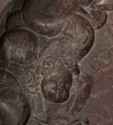 Zdjęcie nr 90: Nagrobek Grzegorza i Katarzyny Branickich znajduje się w kaplicy rodowej pod wezwaniem Najświętszej Marii Panny, na ścianie południowej, naprzeciwko wejścia. Składa się z trójosiowego cokołu i potrójnej filarowo-kolumnowej arkady z klęczącymi postaciami zmarłych po bokach adorujących znajdującą się pośrodku scenę ze zmartwychwstałym Chrystusem ukazującym się niewiernemu Tomaszowi. Całość wieńczy półkolista arkada z herbami Gryf i Kotwicz i tablicami inskrypcyjnymi. 
Dolna część artykułowa lizenami ozdobionymi motywami kandelabrowymi. W polu środkowym czaszka ze skrzyżowanymi piszczelami z inskrypcją w górnej i dolnej części: „POWIEDZ SVIETA [M]ADROSCI IESLI ZE SMIERC ZIWA / CZI MARTWA IESLI MARTWA CZEMV ZIWĄ BIWA / MALOWANA A IESLI ZIWA SMIERCIĄ CZEMV / ZOWIĄ IĄ NAD TO ZYWOT PRZECZ BIERZE KOZI/DEMV / TA IEST NA TWE PITANIE ODPOWIEC PRAWDZIWA / GDI TI ZYESZ SMIERC MARTVA GDY VMIERAS ZIWA / A IESLI ZLA CZI DOBRA CHCZES WIEDZIEC LI O TYM / IAKIS SĄM TAKĄ SMIELE SMIERC MIEĆ BĘDZIESZ PO TYM”. Na lewym polu inskrypcja „CO ZA DZIW ZEM POPIOLEM / WIEDZCIE ZESCIE WY / IAKO IA TENZE POPIOL, TO / IEDNO ZE ZYWY / BO GDIM SIĘ W PROCH ROSSIPAL / DOPIROM PRAWDZIWIE DOSZEDL, ZE CZLOWIEK TYMZE / PROCHEM CHOCIA ZYWIE / PATRZ ZE ZYWY POPIELIE A / TO POMNI SOBIE / ZES NA SWIECIE POPIOLEM / POPIOLEM I W GROBIE / A ZASZ NIEWIES CZYMEM BYL / A TERAZEM IAKI / OGLIANDAI, VWAZAIACZ ZE / SAM BEDZIESZ TAKI / BYLEM TERAS MIE NIE MASZ / IAK BIM TISZ NA SWIECIE / NIE BYL WY DZIS IESTESCIE / IUTRO NIEBEDZIECIE”. W polu cokołu „KTO TV LEZY POBOZNOSC / CNOTA OBYCZAIE / IAKICH NIERYCHLO VIZRĄ / BLISKO LEGLE KRAIE / IAKOSZ IE TAK MALY KĄT / MOGL ZACHOWAC W SOBIE / CZOSZ ALBO CNOTI LVCZKIE / GRZEBIĄ SCZIALEM W GROBIE / TILKOC TV CIALO LIEZY LIECZ / DVSZA W PRZESTRONE / NIEBIESKIE GMACHI WESŁA / KĘDI NIEZLICZONE / LATA POWIEDZIE. CZEMV IZE / MATKĄ BYLA / NIERZKAC POTOMSTWV ALIE / I SIROTOM SILA / TAKCI ZYWOT ZYWOTEM BYWA ZAKVPIONY / DOBRI FRIMARK DAC PLOCHI / ZA ON NIESKONCZONY”. Cokół zamyka wąski, silnie wysunięty gzyms z kimationem jońskim.
Trójosiowy podział nagrobka jest zachowany w partii środkowej, składającej się z trzech arkadowych wnęk, z których środkowa ujęta jest wolnostojącymi kolumnami jońskimi pokrytymi spiralnie ułożonymi pasami z motywem wici roślinnej, a sąsiednie od zewnątrz flankowane filarami pokrytymi motywami kandelabrowymi. W niezbyt głębokich niszach, których podniebienia zdobią kasetony z rozetami w kluczach uskrzydlone główki aniołków umieszczono wykonane w marmurze pińczowskim płaskorzeźby Chrystusa Zmartwychwstałego i adorujących go zmarłych, Grzegorza i Katarzynę Branickich. 
Zbawiciel jest ujęty całopostaciowo, frontalnie, w niewielkim wykroku, z głową zwróconą lekko do klęczącego po prawej stronie św. Tomasza. Jego ciało jest smukłe, wąskie w ramionach, z zaznaczonymi żebrami i mięśniami, osłonięte przewiązaną na biodrach szatą i płaszczem na lewym ramieniu. Chrystus ma pociągłą twarz, o wysokim czole, szerokich kościach policzkowych, wydatnym nosie i z głębokimi oczodołami. Przedstawiony został z długimi wąsami i brodą oraz opadającymi na ramiona, kręconymi włosami. W lewej ręce trzyma chorągiew i podtrzymuje szatę, a prawą rękę ma opuszczoną ku dołowi. 
Święty Tomasz ukazany jest z profilu, w szacie podwójnie przewiązanej w pasie sznurem i przerzuconym przez lewe ramie płaszczem. Twarz z brodą i długimi włosami, odwrócona w stronę Chrystusa. Do góry unosi również prawą rękę, zachowaną tylko do łokcia, lewą rękę trzyma ponad pasem. Figura mężczyzny wyrzeźbiona w kamieniu, polichromowana, przysłania wieniec z obłoków i uskrzydlonych głów puttów otaczający Chrystusa. 
Postacie stoją na podwójnym postumencie. W jego górnej części wyryto sentencję łacińską na prostokątnej tablicy umieszczonej w ozdobnym kartuszu, z zawiniętym spiralnie wycięciem krawędzi górnej i z dodaną w krawędzi dolnej główką uskrzydlonego putta. Napis na postumencie: „PER QVEM ET NOS / RESVRGERE DEVOTA / MENTE, CREDIMVS”. Na płycie poniżej płaskorzeźbione, leżące na prawym boku putto podpierające głowę na prawej ręce, natomiast w lewej trzymające klepsydrę. Nagie ciało, lekko przysłonięte draperią, spoczywa na poduszce z dwoma pomponami. Prawa noga jest wyprostowana, lewa zgięta w kolanie. Twarz pucołowata, z otwartymi oczami, otoczona gęstymi puklami loków. Przed dzieckiem leży czaszka. Nad nim znajduje się grawerowany kartusz z napisem: „HODIE MIHI / CRAS TIBI”. 
W arkadzie po lewej stronie przedstawiony został w trzech czwartych, zwrócony ramionami do widza Grzegorz Branicki. Postać klęczy na poduszce, szerokie dłonie złożone ma razem na piersiach, a głowę lekko uniesioną. Twarz Branickiego o pociągłych rysach, szerokich kościach policzkowych i dużych oczach, z wysokim czołem przysłoniętym zaczesanymi do przodu włosami. Ukazany z wąsami i długą, pofalowaną brodą. Ubrany jest w pełną, dekorowaną zbroję, spod której wystaje jaka i nogawice. Na szyi zawieszony łańcuch, a u stóp ostrogi. Przy nogach Branickiego leżą rękawice i hełm z trzema piórami. Nad głową wznoszą się panoplia, złożone z okrągłej tarczy i skrzyżowanych miecza, szabli, buławy, łuku, kołczanu ze strzałami i włóczni.
Po lewej stronie arkadę wypełnia ujęta z profilu, postać klęczącej na dwóch kolanach Katarzyny Branickiej. Jest ubrana w długą szubę, opadającą sztywnymi, rozchodzącymi się fałdami, u dołu załamującymi się, które zasłaniają sylwetkę. Na głowie ma czepiec przysłaniający włosy i podwikę. Twarz o łagodnych rysach, z długim nosem, małymi ustami i lekko zadartym podbródkiem. Ręce złożone razem na piersiach. Na palcach wskazującym i serdecznym lewej dłoni pierścienie, a ponad nadgarstkiem czterokrotnie nawinięty różaniec. Ponad figurą płaskorzeźbione tondo z Matką Boską z Dzieciątkiem otoczonymi wieńcem obłoków. Maria siedzi, ubrana w długą suknię, z welonem na głowie, z płaszczem zarzuconym na ramiona, którym lekko okrywa nagie Dzieciątko.
Zwieńczenie nagrobka o brzegach inkrustowanych marmurowymi kołami i elipsami, ujęte ornamentalnymi uszami, jest zakończone pasem z zawijającymi się do środkami kartuszami i równolegle ułożonymi liśćmi akantu. Tympanon wypełnia dekoracja złożona z czterech kartuszy: dwóch owalnych na tle paludamentu, zwieńczonych uskrzydloną główką anioła z godłami herbów Gryf i Kotwicz i dwóch podłużnych z inskrypcjami. Na tablicy po lewej stronie inskrypcja: „MAGNIFICO D(OMI)NO GREGORIO A RUSCA BRANICZKI OLIM VENA/TORI ET BURGRABIO CRAC(OVIENSI) CAPITANEO NIEPOŁOMIECEN(SI) VIRO / INTEGERRIMO DE REGIBVS SVIS ET RE PVB(LICA) BENE MERITO RELIGIO/NIS CATHOLICE AMANTISSIMO AMICIS FIDELISSIMO, OMNIBVS AFFABI/LI ET BENIGNO JOANNES A RUSCA BRANICZKI VENATOR CRACO(VIENSIS) CAPITANEVS NIEPOŁOMICEN(SI) MESTVS FILIUS PARENTI CHA/RISSIMO POSVIT OBYT 9 MAII A(NNO) D(OMINI) 1595 AETATIS SUE 60”. Napis wykuty po prawej stronie: “MAGNIFICAE D(OMI)NE CATHARINAE MAGNIFICI OLIM D(OMI)NI AUGUSTINI / KOTFICZ D(OMINI) SIGISMVNDI I POLONIAE REGIS STABVLI PREFECTI / VEXILIFERISQUE CURIE ET BURGRABY CRACO(VIENSIS) FILIE MATRONAE / LECTISSIME QVE CVM PVDORE ET MORVM MIRA ELEGANTIA / MARITI SUMMUM AMOREM VIRTUTE ET MODESTIA OMNIVM BENE/VOLENTIAM MERVISSET ACERBISSIMA MORTE AB OCVLIS EREPTA EST / IDEM FILIUS MATRI AMANTISSIME CVM LACRIMIS POSVIT. OBYT / 8 OCTOBRIS A(NNO) D)OMINI) 1588 AETATIS SUE 38&quot;. 
