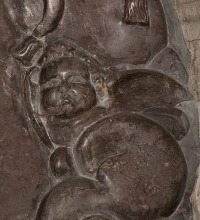 Zdjęcie nr 92: Nagrobek Grzegorza i Katarzyny Branickich znajduje się w kaplicy rodowej pod wezwaniem Najświętszej Marii Panny, na ścianie południowej, naprzeciwko wejścia. Składa się z trójosiowego cokołu i potrójnej filarowo-kolumnowej arkady z klęczącymi postaciami zmarłych po bokach adorujących znajdującą się pośrodku scenę ze zmartwychwstałym Chrystusem ukazującym się niewiernemu Tomaszowi. Całość wieńczy półkolista arkada z herbami Gryf i Kotwicz i tablicami inskrypcyjnymi. 
Dolna część artykułowa lizenami ozdobionymi motywami kandelabrowymi. W polu środkowym czaszka ze skrzyżowanymi piszczelami z inskrypcją w górnej i dolnej części: „POWIEDZ SVIETA [M]ADROSCI IESLI ZE SMIERC ZIWA / CZI MARTWA IESLI MARTWA CZEMV ZIWĄ BIWA / MALOWANA A IESLI ZIWA SMIERCIĄ CZEMV / ZOWIĄ IĄ NAD TO ZYWOT PRZECZ BIERZE KOZI/DEMV / TA IEST NA TWE PITANIE ODPOWIEC PRAWDZIWA / GDI TI ZYESZ SMIERC MARTVA GDY VMIERAS ZIWA / A IESLI ZLA CZI DOBRA CHCZES WIEDZIEC LI O TYM / IAKIS SĄM TAKĄ SMIELE SMIERC MIEĆ BĘDZIESZ PO TYM”. Na lewym polu inskrypcja „CO ZA DZIW ZEM POPIOLEM / WIEDZCIE ZESCIE WY / IAKO IA TENZE POPIOL, TO / IEDNO ZE ZYWY / BO GDIM SIĘ W PROCH ROSSIPAL / DOPIROM PRAWDZIWIE DOSZEDL, ZE CZLOWIEK TYMZE / PROCHEM CHOCIA ZYWIE / PATRZ ZE ZYWY POPIELIE A / TO POMNI SOBIE / ZES NA SWIECIE POPIOLEM / POPIOLEM I W GROBIE / A ZASZ NIEWIES CZYMEM BYL / A TERAZEM IAKI / OGLIANDAI, VWAZAIACZ ZE / SAM BEDZIESZ TAKI / BYLEM TERAS MIE NIE MASZ / IAK BIM TISZ NA SWIECIE / NIE BYL WY DZIS IESTESCIE / IUTRO NIEBEDZIECIE”. W polu cokołu „KTO TV LEZY POBOZNOSC / CNOTA OBYCZAIE / IAKICH NIERYCHLO VIZRĄ / BLISKO LEGLE KRAIE / IAKOSZ IE TAK MALY KĄT / MOGL ZACHOWAC W SOBIE / CZOSZ ALBO CNOTI LVCZKIE / GRZEBIĄ SCZIALEM W GROBIE / TILKOC TV CIALO LIEZY LIECZ / DVSZA W PRZESTRONE / NIEBIESKIE GMACHI WESŁA / KĘDI NIEZLICZONE / LATA POWIEDZIE. CZEMV IZE / MATKĄ BYLA / NIERZKAC POTOMSTWV ALIE / I SIROTOM SILA / TAKCI ZYWOT ZYWOTEM BYWA ZAKVPIONY / DOBRI FRIMARK DAC PLOCHI / ZA ON NIESKONCZONY”. Cokół zamyka wąski, silnie wysunięty gzyms z kimationem jońskim.
Trójosiowy podział nagrobka jest zachowany w partii środkowej, składającej się z trzech arkadowych wnęk, z których środkowa ujęta jest wolnostojącymi kolumnami jońskimi pokrytymi spiralnie ułożonymi pasami z motywem wici roślinnej, a sąsiednie od zewnątrz flankowane filarami pokrytymi motywami kandelabrowymi. W niezbyt głębokich niszach, których podniebienia zdobią kasetony z rozetami w kluczach uskrzydlone główki aniołków umieszczono wykonane w marmurze pińczowskim płaskorzeźby Chrystusa Zmartwychwstałego i adorujących go zmarłych, Grzegorza i Katarzynę Branickich. 
Zbawiciel jest ujęty całopostaciowo, frontalnie, w niewielkim wykroku, z głową zwróconą lekko do klęczącego po prawej stronie św. Tomasza. Jego ciało jest smukłe, wąskie w ramionach, z zaznaczonymi żebrami i mięśniami, osłonięte przewiązaną na biodrach szatą i płaszczem na lewym ramieniu. Chrystus ma pociągłą twarz, o wysokim czole, szerokich kościach policzkowych, wydatnym nosie i z głębokimi oczodołami. Przedstawiony został z długimi wąsami i brodą oraz opadającymi na ramiona, kręconymi włosami. W lewej ręce trzyma chorągiew i podtrzymuje szatę, a prawą rękę ma opuszczoną ku dołowi. 
Święty Tomasz ukazany jest z profilu, w szacie podwójnie przewiązanej w pasie sznurem i przerzuconym przez lewe ramie płaszczem. Twarz z brodą i długimi włosami, odwrócona w stronę Chrystusa. Do góry unosi również prawą rękę, zachowaną tylko do łokcia, lewą rękę trzyma ponad pasem. Figura mężczyzny wyrzeźbiona w kamieniu, polichromowana, przysłania wieniec z obłoków i uskrzydlonych głów puttów otaczający Chrystusa. 
Postacie stoją na podwójnym postumencie. W jego górnej części wyryto sentencję łacińską na prostokątnej tablicy umieszczonej w ozdobnym kartuszu, z zawiniętym spiralnie wycięciem krawędzi górnej i z dodaną w krawędzi dolnej główką uskrzydlonego putta. Napis na postumencie: „PER QVEM ET NOS / RESVRGERE DEVOTA / MENTE, CREDIMVS”. Na płycie poniżej płaskorzeźbione, leżące na prawym boku putto podpierające głowę na prawej ręce, natomiast w lewej trzymające klepsydrę. Nagie ciało, lekko przysłonięte draperią, spoczywa na poduszce z dwoma pomponami. Prawa noga jest wyprostowana, lewa zgięta w kolanie. Twarz pucołowata, z otwartymi oczami, otoczona gęstymi puklami loków. Przed dzieckiem leży czaszka. Nad nim znajduje się grawerowany kartusz z napisem: „HODIE MIHI / CRAS TIBI”. 
W arkadzie po lewej stronie przedstawiony został w trzech czwartych, zwrócony ramionami do widza Grzegorz Branicki. Postać klęczy na poduszce, szerokie dłonie złożone ma razem na piersiach, a głowę lekko uniesioną. Twarz Branickiego o pociągłych rysach, szerokich kościach policzkowych i dużych oczach, z wysokim czołem przysłoniętym zaczesanymi do przodu włosami. Ukazany z wąsami i długą, pofalowaną brodą. Ubrany jest w pełną, dekorowaną zbroję, spod której wystaje jaka i nogawice. Na szyi zawieszony łańcuch, a u stóp ostrogi. Przy nogach Branickiego leżą rękawice i hełm z trzema piórami. Nad głową wznoszą się panoplia, złożone z okrągłej tarczy i skrzyżowanych miecza, szabli, buławy, łuku, kołczanu ze strzałami i włóczni.
Po lewej stronie arkadę wypełnia ujęta z profilu, postać klęczącej na dwóch kolanach Katarzyny Branickiej. Jest ubrana w długą szubę, opadającą sztywnymi, rozchodzącymi się fałdami, u dołu załamującymi się, które zasłaniają sylwetkę. Na głowie ma czepiec przysłaniający włosy i podwikę. Twarz o łagodnych rysach, z długim nosem, małymi ustami i lekko zadartym podbródkiem. Ręce złożone razem na piersiach. Na palcach wskazującym i serdecznym lewej dłoni pierścienie, a ponad nadgarstkiem czterokrotnie nawinięty różaniec. Ponad figurą płaskorzeźbione tondo z Matką Boską z Dzieciątkiem otoczonymi wieńcem obłoków. Maria siedzi, ubrana w długą suknię, z welonem na głowie, z płaszczem zarzuconym na ramiona, którym lekko okrywa nagie Dzieciątko.
Zwieńczenie nagrobka o brzegach inkrustowanych marmurowymi kołami i elipsami, ujęte ornamentalnymi uszami, jest zakończone pasem z zawijającymi się do środkami kartuszami i równolegle ułożonymi liśćmi akantu. Tympanon wypełnia dekoracja złożona z czterech kartuszy: dwóch owalnych na tle paludamentu, zwieńczonych uskrzydloną główką anioła z godłami herbów Gryf i Kotwicz i dwóch podłużnych z inskrypcjami. Na tablicy po lewej stronie inskrypcja: „MAGNIFICO D(OMI)NO GREGORIO A RUSCA BRANICZKI OLIM VENA/TORI ET BURGRABIO CRAC(OVIENSI) CAPITANEO NIEPOŁOMIECEN(SI) VIRO / INTEGERRIMO DE REGIBVS SVIS ET RE PVB(LICA) BENE MERITO RELIGIO/NIS CATHOLICE AMANTISSIMO AMICIS FIDELISSIMO, OMNIBVS AFFABI/LI ET BENIGNO JOANNES A RUSCA BRANICZKI VENATOR CRACO(VIENSIS) CAPITANEVS NIEPOŁOMICEN(SI) MESTVS FILIUS PARENTI CHA/RISSIMO POSVIT OBYT 9 MAII A(NNO) D(OMINI) 1595 AETATIS SUE 60”. Napis wykuty po prawej stronie: “MAGNIFICAE D(OMI)NE CATHARINAE MAGNIFICI OLIM D(OMI)NI AUGUSTINI / KOTFICZ D(OMINI) SIGISMVNDI I POLONIAE REGIS STABVLI PREFECTI / VEXILIFERISQUE CURIE ET BURGRABY CRACO(VIENSIS) FILIE MATRONAE / LECTISSIME QVE CVM PVDORE ET MORVM MIRA ELEGANTIA / MARITI SUMMUM AMOREM VIRTUTE ET MODESTIA OMNIVM BENE/VOLENTIAM MERVISSET ACERBISSIMA MORTE AB OCVLIS EREPTA EST / IDEM FILIUS MATRI AMANTISSIME CVM LACRIMIS POSVIT. OBYT / 8 OCTOBRIS A(NNO) D)OMINI) 1588 AETATIS SUE 38&quot;. 
