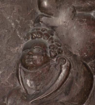 Zdjęcie nr 91: Nagrobek Grzegorza i Katarzyny Branickich znajduje się w kaplicy rodowej pod wezwaniem Najświętszej Marii Panny, na ścianie południowej, naprzeciwko wejścia. Składa się z trójosiowego cokołu i potrójnej filarowo-kolumnowej arkady z klęczącymi postaciami zmarłych po bokach adorujących znajdującą się pośrodku scenę ze zmartwychwstałym Chrystusem ukazującym się niewiernemu Tomaszowi. Całość wieńczy półkolista arkada z herbami Gryf i Kotwicz i tablicami inskrypcyjnymi. 
Dolna część artykułowa lizenami ozdobionymi motywami kandelabrowymi. W polu środkowym czaszka ze skrzyżowanymi piszczelami z inskrypcją w górnej i dolnej części: „POWIEDZ SVIETA [M]ADROSCI IESLI ZE SMIERC ZIWA / CZI MARTWA IESLI MARTWA CZEMV ZIWĄ BIWA / MALOWANA A IESLI ZIWA SMIERCIĄ CZEMV / ZOWIĄ IĄ NAD TO ZYWOT PRZECZ BIERZE KOZI/DEMV / TA IEST NA TWE PITANIE ODPOWIEC PRAWDZIWA / GDI TI ZYESZ SMIERC MARTVA GDY VMIERAS ZIWA / A IESLI ZLA CZI DOBRA CHCZES WIEDZIEC LI O TYM / IAKIS SĄM TAKĄ SMIELE SMIERC MIEĆ BĘDZIESZ PO TYM”. Na lewym polu inskrypcja „CO ZA DZIW ZEM POPIOLEM / WIEDZCIE ZESCIE WY / IAKO IA TENZE POPIOL, TO / IEDNO ZE ZYWY / BO GDIM SIĘ W PROCH ROSSIPAL / DOPIROM PRAWDZIWIE DOSZEDL, ZE CZLOWIEK TYMZE / PROCHEM CHOCIA ZYWIE / PATRZ ZE ZYWY POPIELIE A / TO POMNI SOBIE / ZES NA SWIECIE POPIOLEM / POPIOLEM I W GROBIE / A ZASZ NIEWIES CZYMEM BYL / A TERAZEM IAKI / OGLIANDAI, VWAZAIACZ ZE / SAM BEDZIESZ TAKI / BYLEM TERAS MIE NIE MASZ / IAK BIM TISZ NA SWIECIE / NIE BYL WY DZIS IESTESCIE / IUTRO NIEBEDZIECIE”. W polu cokołu „KTO TV LEZY POBOZNOSC / CNOTA OBYCZAIE / IAKICH NIERYCHLO VIZRĄ / BLISKO LEGLE KRAIE / IAKOSZ IE TAK MALY KĄT / MOGL ZACHOWAC W SOBIE / CZOSZ ALBO CNOTI LVCZKIE / GRZEBIĄ SCZIALEM W GROBIE / TILKOC TV CIALO LIEZY LIECZ / DVSZA W PRZESTRONE / NIEBIESKIE GMACHI WESŁA / KĘDI NIEZLICZONE / LATA POWIEDZIE. CZEMV IZE / MATKĄ BYLA / NIERZKAC POTOMSTWV ALIE / I SIROTOM SILA / TAKCI ZYWOT ZYWOTEM BYWA ZAKVPIONY / DOBRI FRIMARK DAC PLOCHI / ZA ON NIESKONCZONY”. Cokół zamyka wąski, silnie wysunięty gzyms z kimationem jońskim.
Trójosiowy podział nagrobka jest zachowany w partii środkowej, składającej się z trzech arkadowych wnęk, z których środkowa ujęta jest wolnostojącymi kolumnami jońskimi pokrytymi spiralnie ułożonymi pasami z motywem wici roślinnej, a sąsiednie od zewnątrz flankowane filarami pokrytymi motywami kandelabrowymi. W niezbyt głębokich niszach, których podniebienia zdobią kasetony z rozetami w kluczach uskrzydlone główki aniołków umieszczono wykonane w marmurze pińczowskim płaskorzeźby Chrystusa Zmartwychwstałego i adorujących go zmarłych, Grzegorza i Katarzynę Branickich. 
Zbawiciel jest ujęty całopostaciowo, frontalnie, w niewielkim wykroku, z głową zwróconą lekko do klęczącego po prawej stronie św. Tomasza. Jego ciało jest smukłe, wąskie w ramionach, z zaznaczonymi żebrami i mięśniami, osłonięte przewiązaną na biodrach szatą i płaszczem na lewym ramieniu. Chrystus ma pociągłą twarz, o wysokim czole, szerokich kościach policzkowych, wydatnym nosie i z głębokimi oczodołami. Przedstawiony został z długimi wąsami i brodą oraz opadającymi na ramiona, kręconymi włosami. W lewej ręce trzyma chorągiew i podtrzymuje szatę, a prawą rękę ma opuszczoną ku dołowi. 
Święty Tomasz ukazany jest z profilu, w szacie podwójnie przewiązanej w pasie sznurem i przerzuconym przez lewe ramie płaszczem. Twarz z brodą i długimi włosami, odwrócona w stronę Chrystusa. Do góry unosi również prawą rękę, zachowaną tylko do łokcia, lewą rękę trzyma ponad pasem. Figura mężczyzny wyrzeźbiona w kamieniu, polichromowana, przysłania wieniec z obłoków i uskrzydlonych głów puttów otaczający Chrystusa. 
Postacie stoją na podwójnym postumencie. W jego górnej części wyryto sentencję łacińską na prostokątnej tablicy umieszczonej w ozdobnym kartuszu, z zawiniętym spiralnie wycięciem krawędzi górnej i z dodaną w krawędzi dolnej główką uskrzydlonego putta. Napis na postumencie: „PER QVEM ET NOS / RESVRGERE DEVOTA / MENTE, CREDIMVS”. Na płycie poniżej płaskorzeźbione, leżące na prawym boku putto podpierające głowę na prawej ręce, natomiast w lewej trzymające klepsydrę. Nagie ciało, lekko przysłonięte draperią, spoczywa na poduszce z dwoma pomponami. Prawa noga jest wyprostowana, lewa zgięta w kolanie. Twarz pucołowata, z otwartymi oczami, otoczona gęstymi puklami loków. Przed dzieckiem leży czaszka. Nad nim znajduje się grawerowany kartusz z napisem: „HODIE MIHI / CRAS TIBI”. 
W arkadzie po lewej stronie przedstawiony został w trzech czwartych, zwrócony ramionami do widza Grzegorz Branicki. Postać klęczy na poduszce, szerokie dłonie złożone ma razem na piersiach, a głowę lekko uniesioną. Twarz Branickiego o pociągłych rysach, szerokich kościach policzkowych i dużych oczach, z wysokim czołem przysłoniętym zaczesanymi do przodu włosami. Ukazany z wąsami i długą, pofalowaną brodą. Ubrany jest w pełną, dekorowaną zbroję, spod której wystaje jaka i nogawice. Na szyi zawieszony łańcuch, a u stóp ostrogi. Przy nogach Branickiego leżą rękawice i hełm z trzema piórami. Nad głową wznoszą się panoplia, złożone z okrągłej tarczy i skrzyżowanych miecza, szabli, buławy, łuku, kołczanu ze strzałami i włóczni.
Po lewej stronie arkadę wypełnia ujęta z profilu, postać klęczącej na dwóch kolanach Katarzyny Branickiej. Jest ubrana w długą szubę, opadającą sztywnymi, rozchodzącymi się fałdami, u dołu załamującymi się, które zasłaniają sylwetkę. Na głowie ma czepiec przysłaniający włosy i podwikę. Twarz o łagodnych rysach, z długim nosem, małymi ustami i lekko zadartym podbródkiem. Ręce złożone razem na piersiach. Na palcach wskazującym i serdecznym lewej dłoni pierścienie, a ponad nadgarstkiem czterokrotnie nawinięty różaniec. Ponad figurą płaskorzeźbione tondo z Matką Boską z Dzieciątkiem otoczonymi wieńcem obłoków. Maria siedzi, ubrana w długą suknię, z welonem na głowie, z płaszczem zarzuconym na ramiona, którym lekko okrywa nagie Dzieciątko.
Zwieńczenie nagrobka o brzegach inkrustowanych marmurowymi kołami i elipsami, ujęte ornamentalnymi uszami, jest zakończone pasem z zawijającymi się do środkami kartuszami i równolegle ułożonymi liśćmi akantu. Tympanon wypełnia dekoracja złożona z czterech kartuszy: dwóch owalnych na tle paludamentu, zwieńczonych uskrzydloną główką anioła z godłami herbów Gryf i Kotwicz i dwóch podłużnych z inskrypcjami. Na tablicy po lewej stronie inskrypcja: „MAGNIFICO D(OMI)NO GREGORIO A RUSCA BRANICZKI OLIM VENA/TORI ET BURGRABIO CRAC(OVIENSI) CAPITANEO NIEPOŁOMIECEN(SI) VIRO / INTEGERRIMO DE REGIBVS SVIS ET RE PVB(LICA) BENE MERITO RELIGIO/NIS CATHOLICE AMANTISSIMO AMICIS FIDELISSIMO, OMNIBVS AFFABI/LI ET BENIGNO JOANNES A RUSCA BRANICZKI VENATOR CRACO(VIENSIS) CAPITANEVS NIEPOŁOMICEN(SI) MESTVS FILIUS PARENTI CHA/RISSIMO POSVIT OBYT 9 MAII A(NNO) D(OMINI) 1595 AETATIS SUE 60”. Napis wykuty po prawej stronie: “MAGNIFICAE D(OMI)NE CATHARINAE MAGNIFICI OLIM D(OMI)NI AUGUSTINI / KOTFICZ D(OMINI) SIGISMVNDI I POLONIAE REGIS STABVLI PREFECTI / VEXILIFERISQUE CURIE ET BURGRABY CRACO(VIENSIS) FILIE MATRONAE / LECTISSIME QVE CVM PVDORE ET MORVM MIRA ELEGANTIA / MARITI SUMMUM AMOREM VIRTUTE ET MODESTIA OMNIVM BENE/VOLENTIAM MERVISSET ACERBISSIMA MORTE AB OCVLIS EREPTA EST / IDEM FILIUS MATRI AMANTISSIME CVM LACRIMIS POSVIT. OBYT / 8 OCTOBRIS A(NNO) D)OMINI) 1588 AETATIS SUE 38&quot;. 
