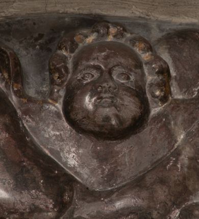 Zdjęcie nr 93: Nagrobek Grzegorza i Katarzyny Branickich znajduje się w kaplicy rodowej pod wezwaniem Najświętszej Marii Panny, na ścianie południowej, naprzeciwko wejścia. Składa się z trójosiowego cokołu i potrójnej filarowo-kolumnowej arkady z klęczącymi postaciami zmarłych po bokach adorujących znajdującą się pośrodku scenę ze zmartwychwstałym Chrystusem ukazującym się niewiernemu Tomaszowi. Całość wieńczy półkolista arkada z herbami Gryf i Kotwicz i tablicami inskrypcyjnymi. 
Dolna część artykułowa lizenami ozdobionymi motywami kandelabrowymi. W polu środkowym czaszka ze skrzyżowanymi piszczelami z inskrypcją w górnej i dolnej części: „POWIEDZ SVIETA [M]ADROSCI IESLI ZE SMIERC ZIWA / CZI MARTWA IESLI MARTWA CZEMV ZIWĄ BIWA / MALOWANA A IESLI ZIWA SMIERCIĄ CZEMV / ZOWIĄ IĄ NAD TO ZYWOT PRZECZ BIERZE KOZI/DEMV / TA IEST NA TWE PITANIE ODPOWIEC PRAWDZIWA / GDI TI ZYESZ SMIERC MARTVA GDY VMIERAS ZIWA / A IESLI ZLA CZI DOBRA CHCZES WIEDZIEC LI O TYM / IAKIS SĄM TAKĄ SMIELE SMIERC MIEĆ BĘDZIESZ PO TYM”. Na lewym polu inskrypcja „CO ZA DZIW ZEM POPIOLEM / WIEDZCIE ZESCIE WY / IAKO IA TENZE POPIOL, TO / IEDNO ZE ZYWY / BO GDIM SIĘ W PROCH ROSSIPAL / DOPIROM PRAWDZIWIE DOSZEDL, ZE CZLOWIEK TYMZE / PROCHEM CHOCIA ZYWIE / PATRZ ZE ZYWY POPIELIE A / TO POMNI SOBIE / ZES NA SWIECIE POPIOLEM / POPIOLEM I W GROBIE / A ZASZ NIEWIES CZYMEM BYL / A TERAZEM IAKI / OGLIANDAI, VWAZAIACZ ZE / SAM BEDZIESZ TAKI / BYLEM TERAS MIE NIE MASZ / IAK BIM TISZ NA SWIECIE / NIE BYL WY DZIS IESTESCIE / IUTRO NIEBEDZIECIE”. W polu cokołu „KTO TV LEZY POBOZNOSC / CNOTA OBYCZAIE / IAKICH NIERYCHLO VIZRĄ / BLISKO LEGLE KRAIE / IAKOSZ IE TAK MALY KĄT / MOGL ZACHOWAC W SOBIE / CZOSZ ALBO CNOTI LVCZKIE / GRZEBIĄ SCZIALEM W GROBIE / TILKOC TV CIALO LIEZY LIECZ / DVSZA W PRZESTRONE / NIEBIESKIE GMACHI WESŁA / KĘDI NIEZLICZONE / LATA POWIEDZIE. CZEMV IZE / MATKĄ BYLA / NIERZKAC POTOMSTWV ALIE / I SIROTOM SILA / TAKCI ZYWOT ZYWOTEM BYWA ZAKVPIONY / DOBRI FRIMARK DAC PLOCHI / ZA ON NIESKONCZONY”. Cokół zamyka wąski, silnie wysunięty gzyms z kimationem jońskim.
Trójosiowy podział nagrobka jest zachowany w partii środkowej, składającej się z trzech arkadowych wnęk, z których środkowa ujęta jest wolnostojącymi kolumnami jońskimi pokrytymi spiralnie ułożonymi pasami z motywem wici roślinnej, a sąsiednie od zewnątrz flankowane filarami pokrytymi motywami kandelabrowymi. W niezbyt głębokich niszach, których podniebienia zdobią kasetony z rozetami w kluczach uskrzydlone główki aniołków umieszczono wykonane w marmurze pińczowskim płaskorzeźby Chrystusa Zmartwychwstałego i adorujących go zmarłych, Grzegorza i Katarzynę Branickich. 
Zbawiciel jest ujęty całopostaciowo, frontalnie, w niewielkim wykroku, z głową zwróconą lekko do klęczącego po prawej stronie św. Tomasza. Jego ciało jest smukłe, wąskie w ramionach, z zaznaczonymi żebrami i mięśniami, osłonięte przewiązaną na biodrach szatą i płaszczem na lewym ramieniu. Chrystus ma pociągłą twarz, o wysokim czole, szerokich kościach policzkowych, wydatnym nosie i z głębokimi oczodołami. Przedstawiony został z długimi wąsami i brodą oraz opadającymi na ramiona, kręconymi włosami. W lewej ręce trzyma chorągiew i podtrzymuje szatę, a prawą rękę ma opuszczoną ku dołowi. 
Święty Tomasz ukazany jest z profilu, w szacie podwójnie przewiązanej w pasie sznurem i przerzuconym przez lewe ramie płaszczem. Twarz z brodą i długimi włosami, odwrócona w stronę Chrystusa. Do góry unosi również prawą rękę, zachowaną tylko do łokcia, lewą rękę trzyma ponad pasem. Figura mężczyzny wyrzeźbiona w kamieniu, polichromowana, przysłania wieniec z obłoków i uskrzydlonych głów puttów otaczający Chrystusa. 
Postacie stoją na podwójnym postumencie. W jego górnej części wyryto sentencję łacińską na prostokątnej tablicy umieszczonej w ozdobnym kartuszu, z zawiniętym spiralnie wycięciem krawędzi górnej i z dodaną w krawędzi dolnej główką uskrzydlonego putta. Napis na postumencie: „PER QVEM ET NOS / RESVRGERE DEVOTA / MENTE, CREDIMVS”. Na płycie poniżej płaskorzeźbione, leżące na prawym boku putto podpierające głowę na prawej ręce, natomiast w lewej trzymające klepsydrę. Nagie ciało, lekko przysłonięte draperią, spoczywa na poduszce z dwoma pomponami. Prawa noga jest wyprostowana, lewa zgięta w kolanie. Twarz pucołowata, z otwartymi oczami, otoczona gęstymi puklami loków. Przed dzieckiem leży czaszka. Nad nim znajduje się grawerowany kartusz z napisem: „HODIE MIHI / CRAS TIBI”. 
W arkadzie po lewej stronie przedstawiony został w trzech czwartych, zwrócony ramionami do widza Grzegorz Branicki. Postać klęczy na poduszce, szerokie dłonie złożone ma razem na piersiach, a głowę lekko uniesioną. Twarz Branickiego o pociągłych rysach, szerokich kościach policzkowych i dużych oczach, z wysokim czołem przysłoniętym zaczesanymi do przodu włosami. Ukazany z wąsami i długą, pofalowaną brodą. Ubrany jest w pełną, dekorowaną zbroję, spod której wystaje jaka i nogawice. Na szyi zawieszony łańcuch, a u stóp ostrogi. Przy nogach Branickiego leżą rękawice i hełm z trzema piórami. Nad głową wznoszą się panoplia, złożone z okrągłej tarczy i skrzyżowanych miecza, szabli, buławy, łuku, kołczanu ze strzałami i włóczni.
Po lewej stronie arkadę wypełnia ujęta z profilu, postać klęczącej na dwóch kolanach Katarzyny Branickiej. Jest ubrana w długą szubę, opadającą sztywnymi, rozchodzącymi się fałdami, u dołu załamującymi się, które zasłaniają sylwetkę. Na głowie ma czepiec przysłaniający włosy i podwikę. Twarz o łagodnych rysach, z długim nosem, małymi ustami i lekko zadartym podbródkiem. Ręce złożone razem na piersiach. Na palcach wskazującym i serdecznym lewej dłoni pierścienie, a ponad nadgarstkiem czterokrotnie nawinięty różaniec. Ponad figurą płaskorzeźbione tondo z Matką Boską z Dzieciątkiem otoczonymi wieńcem obłoków. Maria siedzi, ubrana w długą suknię, z welonem na głowie, z płaszczem zarzuconym na ramiona, którym lekko okrywa nagie Dzieciątko.
Zwieńczenie nagrobka o brzegach inkrustowanych marmurowymi kołami i elipsami, ujęte ornamentalnymi uszami, jest zakończone pasem z zawijającymi się do środkami kartuszami i równolegle ułożonymi liśćmi akantu. Tympanon wypełnia dekoracja złożona z czterech kartuszy: dwóch owalnych na tle paludamentu, zwieńczonych uskrzydloną główką anioła z godłami herbów Gryf i Kotwicz i dwóch podłużnych z inskrypcjami. Na tablicy po lewej stronie inskrypcja: „MAGNIFICO D(OMI)NO GREGORIO A RUSCA BRANICZKI OLIM VENA/TORI ET BURGRABIO CRAC(OVIENSI) CAPITANEO NIEPOŁOMIECEN(SI) VIRO / INTEGERRIMO DE REGIBVS SVIS ET RE PVB(LICA) BENE MERITO RELIGIO/NIS CATHOLICE AMANTISSIMO AMICIS FIDELISSIMO, OMNIBVS AFFABI/LI ET BENIGNO JOANNES A RUSCA BRANICZKI VENATOR CRACO(VIENSIS) CAPITANEVS NIEPOŁOMICEN(SI) MESTVS FILIUS PARENTI CHA/RISSIMO POSVIT OBYT 9 MAII A(NNO) D(OMINI) 1595 AETATIS SUE 60”. Napis wykuty po prawej stronie: “MAGNIFICAE D(OMI)NE CATHARINAE MAGNIFICI OLIM D(OMI)NI AUGUSTINI / KOTFICZ D(OMINI) SIGISMVNDI I POLONIAE REGIS STABVLI PREFECTI / VEXILIFERISQUE CURIE ET BURGRABY CRACO(VIENSIS) FILIE MATRONAE / LECTISSIME QVE CVM PVDORE ET MORVM MIRA ELEGANTIA / MARITI SUMMUM AMOREM VIRTUTE ET MODESTIA OMNIVM BENE/VOLENTIAM MERVISSET ACERBISSIMA MORTE AB OCVLIS EREPTA EST / IDEM FILIUS MATRI AMANTISSIME CVM LACRIMIS POSVIT. OBYT / 8 OCTOBRIS A(NNO) D)OMINI) 1588 AETATIS SUE 38&quot;. 
