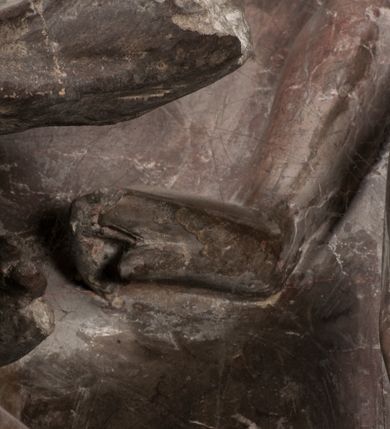 Zdjęcie nr 94: Nagrobek Grzegorza i Katarzyny Branickich znajduje się w kaplicy rodowej pod wezwaniem Najświętszej Marii Panny, na ścianie południowej, naprzeciwko wejścia. Składa się z trójosiowego cokołu i potrójnej filarowo-kolumnowej arkady z klęczącymi postaciami zmarłych po bokach adorujących znajdującą się pośrodku scenę ze zmartwychwstałym Chrystusem ukazującym się niewiernemu Tomaszowi. Całość wieńczy półkolista arkada z herbami Gryf i Kotwicz i tablicami inskrypcyjnymi. 
Dolna część artykułowa lizenami ozdobionymi motywami kandelabrowymi. W polu środkowym czaszka ze skrzyżowanymi piszczelami z inskrypcją w górnej i dolnej części: „POWIEDZ SVIETA [M]ADROSCI IESLI ZE SMIERC ZIWA / CZI MARTWA IESLI MARTWA CZEMV ZIWĄ BIWA / MALOWANA A IESLI ZIWA SMIERCIĄ CZEMV / ZOWIĄ IĄ NAD TO ZYWOT PRZECZ BIERZE KOZI/DEMV / TA IEST NA TWE PITANIE ODPOWIEC PRAWDZIWA / GDI TI ZYESZ SMIERC MARTVA GDY VMIERAS ZIWA / A IESLI ZLA CZI DOBRA CHCZES WIEDZIEC LI O TYM / IAKIS SĄM TAKĄ SMIELE SMIERC MIEĆ BĘDZIESZ PO TYM”. Na lewym polu inskrypcja „CO ZA DZIW ZEM POPIOLEM / WIEDZCIE ZESCIE WY / IAKO IA TENZE POPIOL, TO / IEDNO ZE ZYWY / BO GDIM SIĘ W PROCH ROSSIPAL / DOPIROM PRAWDZIWIE DOSZEDL, ZE CZLOWIEK TYMZE / PROCHEM CHOCIA ZYWIE / PATRZ ZE ZYWY POPIELIE A / TO POMNI SOBIE / ZES NA SWIECIE POPIOLEM / POPIOLEM I W GROBIE / A ZASZ NIEWIES CZYMEM BYL / A TERAZEM IAKI / OGLIANDAI, VWAZAIACZ ZE / SAM BEDZIESZ TAKI / BYLEM TERAS MIE NIE MASZ / IAK BIM TISZ NA SWIECIE / NIE BYL WY DZIS IESTESCIE / IUTRO NIEBEDZIECIE”. W polu cokołu „KTO TV LEZY POBOZNOSC / CNOTA OBYCZAIE / IAKICH NIERYCHLO VIZRĄ / BLISKO LEGLE KRAIE / IAKOSZ IE TAK MALY KĄT / MOGL ZACHOWAC W SOBIE / CZOSZ ALBO CNOTI LVCZKIE / GRZEBIĄ SCZIALEM W GROBIE / TILKOC TV CIALO LIEZY LIECZ / DVSZA W PRZESTRONE / NIEBIESKIE GMACHI WESŁA / KĘDI NIEZLICZONE / LATA POWIEDZIE. CZEMV IZE / MATKĄ BYLA / NIERZKAC POTOMSTWV ALIE / I SIROTOM SILA / TAKCI ZYWOT ZYWOTEM BYWA ZAKVPIONY / DOBRI FRIMARK DAC PLOCHI / ZA ON NIESKONCZONY”. Cokół zamyka wąski, silnie wysunięty gzyms z kimationem jońskim.
Trójosiowy podział nagrobka jest zachowany w partii środkowej, składającej się z trzech arkadowych wnęk, z których środkowa ujęta jest wolnostojącymi kolumnami jońskimi pokrytymi spiralnie ułożonymi pasami z motywem wici roślinnej, a sąsiednie od zewnątrz flankowane filarami pokrytymi motywami kandelabrowymi. W niezbyt głębokich niszach, których podniebienia zdobią kasetony z rozetami w kluczach uskrzydlone główki aniołków umieszczono wykonane w marmurze pińczowskim płaskorzeźby Chrystusa Zmartwychwstałego i adorujących go zmarłych, Grzegorza i Katarzynę Branickich. 
Zbawiciel jest ujęty całopostaciowo, frontalnie, w niewielkim wykroku, z głową zwróconą lekko do klęczącego po prawej stronie św. Tomasza. Jego ciało jest smukłe, wąskie w ramionach, z zaznaczonymi żebrami i mięśniami, osłonięte przewiązaną na biodrach szatą i płaszczem na lewym ramieniu. Chrystus ma pociągłą twarz, o wysokim czole, szerokich kościach policzkowych, wydatnym nosie i z głębokimi oczodołami. Przedstawiony został z długimi wąsami i brodą oraz opadającymi na ramiona, kręconymi włosami. W lewej ręce trzyma chorągiew i podtrzymuje szatę, a prawą rękę ma opuszczoną ku dołowi. 
Święty Tomasz ukazany jest z profilu, w szacie podwójnie przewiązanej w pasie sznurem i przerzuconym przez lewe ramie płaszczem. Twarz z brodą i długimi włosami, odwrócona w stronę Chrystusa. Do góry unosi również prawą rękę, zachowaną tylko do łokcia, lewą rękę trzyma ponad pasem. Figura mężczyzny wyrzeźbiona w kamieniu, polichromowana, przysłania wieniec z obłoków i uskrzydlonych głów puttów otaczający Chrystusa. 
Postacie stoją na podwójnym postumencie. W jego górnej części wyryto sentencję łacińską na prostokątnej tablicy umieszczonej w ozdobnym kartuszu, z zawiniętym spiralnie wycięciem krawędzi górnej i z dodaną w krawędzi dolnej główką uskrzydlonego putta. Napis na postumencie: „PER QVEM ET NOS / RESVRGERE DEVOTA / MENTE, CREDIMVS”. Na płycie poniżej płaskorzeźbione, leżące na prawym boku putto podpierające głowę na prawej ręce, natomiast w lewej trzymające klepsydrę. Nagie ciało, lekko przysłonięte draperią, spoczywa na poduszce z dwoma pomponami. Prawa noga jest wyprostowana, lewa zgięta w kolanie. Twarz pucołowata, z otwartymi oczami, otoczona gęstymi puklami loków. Przed dzieckiem leży czaszka. Nad nim znajduje się grawerowany kartusz z napisem: „HODIE MIHI / CRAS TIBI”. 
W arkadzie po lewej stronie przedstawiony został w trzech czwartych, zwrócony ramionami do widza Grzegorz Branicki. Postać klęczy na poduszce, szerokie dłonie złożone ma razem na piersiach, a głowę lekko uniesioną. Twarz Branickiego o pociągłych rysach, szerokich kościach policzkowych i dużych oczach, z wysokim czołem przysłoniętym zaczesanymi do przodu włosami. Ukazany z wąsami i długą, pofalowaną brodą. Ubrany jest w pełną, dekorowaną zbroję, spod której wystaje jaka i nogawice. Na szyi zawieszony łańcuch, a u stóp ostrogi. Przy nogach Branickiego leżą rękawice i hełm z trzema piórami. Nad głową wznoszą się panoplia, złożone z okrągłej tarczy i skrzyżowanych miecza, szabli, buławy, łuku, kołczanu ze strzałami i włóczni.
Po lewej stronie arkadę wypełnia ujęta z profilu, postać klęczącej na dwóch kolanach Katarzyny Branickiej. Jest ubrana w długą szubę, opadającą sztywnymi, rozchodzącymi się fałdami, u dołu załamującymi się, które zasłaniają sylwetkę. Na głowie ma czepiec przysłaniający włosy i podwikę. Twarz o łagodnych rysach, z długim nosem, małymi ustami i lekko zadartym podbródkiem. Ręce złożone razem na piersiach. Na palcach wskazującym i serdecznym lewej dłoni pierścienie, a ponad nadgarstkiem czterokrotnie nawinięty różaniec. Ponad figurą płaskorzeźbione tondo z Matką Boską z Dzieciątkiem otoczonymi wieńcem obłoków. Maria siedzi, ubrana w długą suknię, z welonem na głowie, z płaszczem zarzuconym na ramiona, którym lekko okrywa nagie Dzieciątko.
Zwieńczenie nagrobka o brzegach inkrustowanych marmurowymi kołami i elipsami, ujęte ornamentalnymi uszami, jest zakończone pasem z zawijającymi się do środkami kartuszami i równolegle ułożonymi liśćmi akantu. Tympanon wypełnia dekoracja złożona z czterech kartuszy: dwóch owalnych na tle paludamentu, zwieńczonych uskrzydloną główką anioła z godłami herbów Gryf i Kotwicz i dwóch podłużnych z inskrypcjami. Na tablicy po lewej stronie inskrypcja: „MAGNIFICO D(OMI)NO GREGORIO A RUSCA BRANICZKI OLIM VENA/TORI ET BURGRABIO CRAC(OVIENSI) CAPITANEO NIEPOŁOMIECEN(SI) VIRO / INTEGERRIMO DE REGIBVS SVIS ET RE PVB(LICA) BENE MERITO RELIGIO/NIS CATHOLICE AMANTISSIMO AMICIS FIDELISSIMO, OMNIBVS AFFABI/LI ET BENIGNO JOANNES A RUSCA BRANICZKI VENATOR CRACO(VIENSIS) CAPITANEVS NIEPOŁOMICEN(SI) MESTVS FILIUS PARENTI CHA/RISSIMO POSVIT OBYT 9 MAII A(NNO) D(OMINI) 1595 AETATIS SUE 60”. Napis wykuty po prawej stronie: “MAGNIFICAE D(OMI)NE CATHARINAE MAGNIFICI OLIM D(OMI)NI AUGUSTINI / KOTFICZ D(OMINI) SIGISMVNDI I POLONIAE REGIS STABVLI PREFECTI / VEXILIFERISQUE CURIE ET BURGRABY CRACO(VIENSIS) FILIE MATRONAE / LECTISSIME QVE CVM PVDORE ET MORVM MIRA ELEGANTIA / MARITI SUMMUM AMOREM VIRTUTE ET MODESTIA OMNIVM BENE/VOLENTIAM MERVISSET ACERBISSIMA MORTE AB OCVLIS EREPTA EST / IDEM FILIUS MATRI AMANTISSIME CVM LACRIMIS POSVIT. OBYT / 8 OCTOBRIS A(NNO) D)OMINI) 1588 AETATIS SUE 38". 
