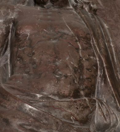 Zdjęcie nr 96: Nagrobek Grzegorza i Katarzyny Branickich znajduje się w kaplicy rodowej pod wezwaniem Najświętszej Marii Panny, na ścianie południowej, naprzeciwko wejścia. Składa się z trójosiowego cokołu i potrójnej filarowo-kolumnowej arkady z klęczącymi postaciami zmarłych po bokach adorujących znajdującą się pośrodku scenę ze zmartwychwstałym Chrystusem ukazującym się niewiernemu Tomaszowi. Całość wieńczy półkolista arkada z herbami Gryf i Kotwicz i tablicami inskrypcyjnymi. 
Dolna część artykułowa lizenami ozdobionymi motywami kandelabrowymi. W polu środkowym czaszka ze skrzyżowanymi piszczelami z inskrypcją w górnej i dolnej części: „POWIEDZ SVIETA [M]ADROSCI IESLI ZE SMIERC ZIWA / CZI MARTWA IESLI MARTWA CZEMV ZIWĄ BIWA / MALOWANA A IESLI ZIWA SMIERCIĄ CZEMV / ZOWIĄ IĄ NAD TO ZYWOT PRZECZ BIERZE KOZI/DEMV / TA IEST NA TWE PITANIE ODPOWIEC PRAWDZIWA / GDI TI ZYESZ SMIERC MARTVA GDY VMIERAS ZIWA / A IESLI ZLA CZI DOBRA CHCZES WIEDZIEC LI O TYM / IAKIS SĄM TAKĄ SMIELE SMIERC MIEĆ BĘDZIESZ PO TYM”. Na lewym polu inskrypcja „CO ZA DZIW ZEM POPIOLEM / WIEDZCIE ZESCIE WY / IAKO IA TENZE POPIOL, TO / IEDNO ZE ZYWY / BO GDIM SIĘ W PROCH ROSSIPAL / DOPIROM PRAWDZIWIE DOSZEDL, ZE CZLOWIEK TYMZE / PROCHEM CHOCIA ZYWIE / PATRZ ZE ZYWY POPIELIE A / TO POMNI SOBIE / ZES NA SWIECIE POPIOLEM / POPIOLEM I W GROBIE / A ZASZ NIEWIES CZYMEM BYL / A TERAZEM IAKI / OGLIANDAI, VWAZAIACZ ZE / SAM BEDZIESZ TAKI / BYLEM TERAS MIE NIE MASZ / IAK BIM TISZ NA SWIECIE / NIE BYL WY DZIS IESTESCIE / IUTRO NIEBEDZIECIE”. W polu cokołu „KTO TV LEZY POBOZNOSC / CNOTA OBYCZAIE / IAKICH NIERYCHLO VIZRĄ / BLISKO LEGLE KRAIE / IAKOSZ IE TAK MALY KĄT / MOGL ZACHOWAC W SOBIE / CZOSZ ALBO CNOTI LVCZKIE / GRZEBIĄ SCZIALEM W GROBIE / TILKOC TV CIALO LIEZY LIECZ / DVSZA W PRZESTRONE / NIEBIESKIE GMACHI WESŁA / KĘDI NIEZLICZONE / LATA POWIEDZIE. CZEMV IZE / MATKĄ BYLA / NIERZKAC POTOMSTWV ALIE / I SIROTOM SILA / TAKCI ZYWOT ZYWOTEM BYWA ZAKVPIONY / DOBRI FRIMARK DAC PLOCHI / ZA ON NIESKONCZONY”. Cokół zamyka wąski, silnie wysunięty gzyms z kimationem jońskim.
Trójosiowy podział nagrobka jest zachowany w partii środkowej, składającej się z trzech arkadowych wnęk, z których środkowa ujęta jest wolnostojącymi kolumnami jońskimi pokrytymi spiralnie ułożonymi pasami z motywem wici roślinnej, a sąsiednie od zewnątrz flankowane filarami pokrytymi motywami kandelabrowymi. W niezbyt głębokich niszach, których podniebienia zdobią kasetony z rozetami w kluczach uskrzydlone główki aniołków umieszczono wykonane w marmurze pińczowskim płaskorzeźby Chrystusa Zmartwychwstałego i adorujących go zmarłych, Grzegorza i Katarzynę Branickich. 
Zbawiciel jest ujęty całopostaciowo, frontalnie, w niewielkim wykroku, z głową zwróconą lekko do klęczącego po prawej stronie św. Tomasza. Jego ciało jest smukłe, wąskie w ramionach, z zaznaczonymi żebrami i mięśniami, osłonięte przewiązaną na biodrach szatą i płaszczem na lewym ramieniu. Chrystus ma pociągłą twarz, o wysokim czole, szerokich kościach policzkowych, wydatnym nosie i z głębokimi oczodołami. Przedstawiony został z długimi wąsami i brodą oraz opadającymi na ramiona, kręconymi włosami. W lewej ręce trzyma chorągiew i podtrzymuje szatę, a prawą rękę ma opuszczoną ku dołowi. 
Święty Tomasz ukazany jest z profilu, w szacie podwójnie przewiązanej w pasie sznurem i przerzuconym przez lewe ramie płaszczem. Twarz z brodą i długimi włosami, odwrócona w stronę Chrystusa. Do góry unosi również prawą rękę, zachowaną tylko do łokcia, lewą rękę trzyma ponad pasem. Figura mężczyzny wyrzeźbiona w kamieniu, polichromowana, przysłania wieniec z obłoków i uskrzydlonych głów puttów otaczający Chrystusa. 
Postacie stoją na podwójnym postumencie. W jego górnej części wyryto sentencję łacińską na prostokątnej tablicy umieszczonej w ozdobnym kartuszu, z zawiniętym spiralnie wycięciem krawędzi górnej i z dodaną w krawędzi dolnej główką uskrzydlonego putta. Napis na postumencie: „PER QVEM ET NOS / RESVRGERE DEVOTA / MENTE, CREDIMVS”. Na płycie poniżej płaskorzeźbione, leżące na prawym boku putto podpierające głowę na prawej ręce, natomiast w lewej trzymające klepsydrę. Nagie ciało, lekko przysłonięte draperią, spoczywa na poduszce z dwoma pomponami. Prawa noga jest wyprostowana, lewa zgięta w kolanie. Twarz pucołowata, z otwartymi oczami, otoczona gęstymi puklami loków. Przed dzieckiem leży czaszka. Nad nim znajduje się grawerowany kartusz z napisem: „HODIE MIHI / CRAS TIBI”. 
W arkadzie po lewej stronie przedstawiony został w trzech czwartych, zwrócony ramionami do widza Grzegorz Branicki. Postać klęczy na poduszce, szerokie dłonie złożone ma razem na piersiach, a głowę lekko uniesioną. Twarz Branickiego o pociągłych rysach, szerokich kościach policzkowych i dużych oczach, z wysokim czołem przysłoniętym zaczesanymi do przodu włosami. Ukazany z wąsami i długą, pofalowaną brodą. Ubrany jest w pełną, dekorowaną zbroję, spod której wystaje jaka i nogawice. Na szyi zawieszony łańcuch, a u stóp ostrogi. Przy nogach Branickiego leżą rękawice i hełm z trzema piórami. Nad głową wznoszą się panoplia, złożone z okrągłej tarczy i skrzyżowanych miecza, szabli, buławy, łuku, kołczanu ze strzałami i włóczni.
Po lewej stronie arkadę wypełnia ujęta z profilu, postać klęczącej na dwóch kolanach Katarzyny Branickiej. Jest ubrana w długą szubę, opadającą sztywnymi, rozchodzącymi się fałdami, u dołu załamującymi się, które zasłaniają sylwetkę. Na głowie ma czepiec przysłaniający włosy i podwikę. Twarz o łagodnych rysach, z długim nosem, małymi ustami i lekko zadartym podbródkiem. Ręce złożone razem na piersiach. Na palcach wskazującym i serdecznym lewej dłoni pierścienie, a ponad nadgarstkiem czterokrotnie nawinięty różaniec. Ponad figurą płaskorzeźbione tondo z Matką Boską z Dzieciątkiem otoczonymi wieńcem obłoków. Maria siedzi, ubrana w długą suknię, z welonem na głowie, z płaszczem zarzuconym na ramiona, którym lekko okrywa nagie Dzieciątko.
Zwieńczenie nagrobka o brzegach inkrustowanych marmurowymi kołami i elipsami, ujęte ornamentalnymi uszami, jest zakończone pasem z zawijającymi się do środkami kartuszami i równolegle ułożonymi liśćmi akantu. Tympanon wypełnia dekoracja złożona z czterech kartuszy: dwóch owalnych na tle paludamentu, zwieńczonych uskrzydloną główką anioła z godłami herbów Gryf i Kotwicz i dwóch podłużnych z inskrypcjami. Na tablicy po lewej stronie inskrypcja: „MAGNIFICO D(OMI)NO GREGORIO A RUSCA BRANICZKI OLIM VENA/TORI ET BURGRABIO CRAC(OVIENSI) CAPITANEO NIEPOŁOMIECEN(SI) VIRO / INTEGERRIMO DE REGIBVS SVIS ET RE PVB(LICA) BENE MERITO RELIGIO/NIS CATHOLICE AMANTISSIMO AMICIS FIDELISSIMO, OMNIBVS AFFABI/LI ET BENIGNO JOANNES A RUSCA BRANICZKI VENATOR CRACO(VIENSIS) CAPITANEVS NIEPOŁOMICEN(SI) MESTVS FILIUS PARENTI CHA/RISSIMO POSVIT OBYT 9 MAII A(NNO) D(OMINI) 1595 AETATIS SUE 60”. Napis wykuty po prawej stronie: “MAGNIFICAE D(OMI)NE CATHARINAE MAGNIFICI OLIM D(OMI)NI AUGUSTINI / KOTFICZ D(OMINI) SIGISMVNDI I POLONIAE REGIS STABVLI PREFECTI / VEXILIFERISQUE CURIE ET BURGRABY CRACO(VIENSIS) FILIE MATRONAE / LECTISSIME QVE CVM PVDORE ET MORVM MIRA ELEGANTIA / MARITI SUMMUM AMOREM VIRTUTE ET MODESTIA OMNIVM BENE/VOLENTIAM MERVISSET ACERBISSIMA MORTE AB OCVLIS EREPTA EST / IDEM FILIUS MATRI AMANTISSIME CVM LACRIMIS POSVIT. OBYT / 8 OCTOBRIS A(NNO) D)OMINI) 1588 AETATIS SUE 38". 
