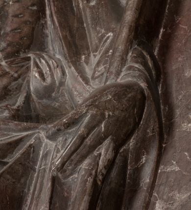 Zdjęcie nr 98: Nagrobek Grzegorza i Katarzyny Branickich znajduje się w kaplicy rodowej pod wezwaniem Najświętszej Marii Panny, na ścianie południowej, naprzeciwko wejścia. Składa się z trójosiowego cokołu i potrójnej filarowo-kolumnowej arkady z klęczącymi postaciami zmarłych po bokach adorujących znajdującą się pośrodku scenę ze zmartwychwstałym Chrystusem ukazującym się niewiernemu Tomaszowi. Całość wieńczy półkolista arkada z herbami Gryf i Kotwicz i tablicami inskrypcyjnymi. 
Dolna część artykułowa lizenami ozdobionymi motywami kandelabrowymi. W polu środkowym czaszka ze skrzyżowanymi piszczelami z inskrypcją w górnej i dolnej części: „POWIEDZ SVIETA [M]ADROSCI IESLI ZE SMIERC ZIWA / CZI MARTWA IESLI MARTWA CZEMV ZIWĄ BIWA / MALOWANA A IESLI ZIWA SMIERCIĄ CZEMV / ZOWIĄ IĄ NAD TO ZYWOT PRZECZ BIERZE KOZI/DEMV / TA IEST NA TWE PITANIE ODPOWIEC PRAWDZIWA / GDI TI ZYESZ SMIERC MARTVA GDY VMIERAS ZIWA / A IESLI ZLA CZI DOBRA CHCZES WIEDZIEC LI O TYM / IAKIS SĄM TAKĄ SMIELE SMIERC MIEĆ BĘDZIESZ PO TYM”. Na lewym polu inskrypcja „CO ZA DZIW ZEM POPIOLEM / WIEDZCIE ZESCIE WY / IAKO IA TENZE POPIOL, TO / IEDNO ZE ZYWY / BO GDIM SIĘ W PROCH ROSSIPAL / DOPIROM PRAWDZIWIE DOSZEDL, ZE CZLOWIEK TYMZE / PROCHEM CHOCIA ZYWIE / PATRZ ZE ZYWY POPIELIE A / TO POMNI SOBIE / ZES NA SWIECIE POPIOLEM / POPIOLEM I W GROBIE / A ZASZ NIEWIES CZYMEM BYL / A TERAZEM IAKI / OGLIANDAI, VWAZAIACZ ZE / SAM BEDZIESZ TAKI / BYLEM TERAS MIE NIE MASZ / IAK BIM TISZ NA SWIECIE / NIE BYL WY DZIS IESTESCIE / IUTRO NIEBEDZIECIE”. W polu cokołu „KTO TV LEZY POBOZNOSC / CNOTA OBYCZAIE / IAKICH NIERYCHLO VIZRĄ / BLISKO LEGLE KRAIE / IAKOSZ IE TAK MALY KĄT / MOGL ZACHOWAC W SOBIE / CZOSZ ALBO CNOTI LVCZKIE / GRZEBIĄ SCZIALEM W GROBIE / TILKOC TV CIALO LIEZY LIECZ / DVSZA W PRZESTRONE / NIEBIESKIE GMACHI WESŁA / KĘDI NIEZLICZONE / LATA POWIEDZIE. CZEMV IZE / MATKĄ BYLA / NIERZKAC POTOMSTWV ALIE / I SIROTOM SILA / TAKCI ZYWOT ZYWOTEM BYWA ZAKVPIONY / DOBRI FRIMARK DAC PLOCHI / ZA ON NIESKONCZONY”. Cokół zamyka wąski, silnie wysunięty gzyms z kimationem jońskim.
Trójosiowy podział nagrobka jest zachowany w partii środkowej, składającej się z trzech arkadowych wnęk, z których środkowa ujęta jest wolnostojącymi kolumnami jońskimi pokrytymi spiralnie ułożonymi pasami z motywem wici roślinnej, a sąsiednie od zewnątrz flankowane filarami pokrytymi motywami kandelabrowymi. W niezbyt głębokich niszach, których podniebienia zdobią kasetony z rozetami w kluczach uskrzydlone główki aniołków umieszczono wykonane w marmurze pińczowskim płaskorzeźby Chrystusa Zmartwychwstałego i adorujących go zmarłych, Grzegorza i Katarzynę Branickich. 
Zbawiciel jest ujęty całopostaciowo, frontalnie, w niewielkim wykroku, z głową zwróconą lekko do klęczącego po prawej stronie św. Tomasza. Jego ciało jest smukłe, wąskie w ramionach, z zaznaczonymi żebrami i mięśniami, osłonięte przewiązaną na biodrach szatą i płaszczem na lewym ramieniu. Chrystus ma pociągłą twarz, o wysokim czole, szerokich kościach policzkowych, wydatnym nosie i z głębokimi oczodołami. Przedstawiony został z długimi wąsami i brodą oraz opadającymi na ramiona, kręconymi włosami. W lewej ręce trzyma chorągiew i podtrzymuje szatę, a prawą rękę ma opuszczoną ku dołowi. 
Święty Tomasz ukazany jest z profilu, w szacie podwójnie przewiązanej w pasie sznurem i przerzuconym przez lewe ramie płaszczem. Twarz z brodą i długimi włosami, odwrócona w stronę Chrystusa. Do góry unosi również prawą rękę, zachowaną tylko do łokcia, lewą rękę trzyma ponad pasem. Figura mężczyzny wyrzeźbiona w kamieniu, polichromowana, przysłania wieniec z obłoków i uskrzydlonych głów puttów otaczający Chrystusa. 
Postacie stoją na podwójnym postumencie. W jego górnej części wyryto sentencję łacińską na prostokątnej tablicy umieszczonej w ozdobnym kartuszu, z zawiniętym spiralnie wycięciem krawędzi górnej i z dodaną w krawędzi dolnej główką uskrzydlonego putta. Napis na postumencie: „PER QVEM ET NOS / RESVRGERE DEVOTA / MENTE, CREDIMVS”. Na płycie poniżej płaskorzeźbione, leżące na prawym boku putto podpierające głowę na prawej ręce, natomiast w lewej trzymające klepsydrę. Nagie ciało, lekko przysłonięte draperią, spoczywa na poduszce z dwoma pomponami. Prawa noga jest wyprostowana, lewa zgięta w kolanie. Twarz pucołowata, z otwartymi oczami, otoczona gęstymi puklami loków. Przed dzieckiem leży czaszka. Nad nim znajduje się grawerowany kartusz z napisem: „HODIE MIHI / CRAS TIBI”. 
W arkadzie po lewej stronie przedstawiony został w trzech czwartych, zwrócony ramionami do widza Grzegorz Branicki. Postać klęczy na poduszce, szerokie dłonie złożone ma razem na piersiach, a głowę lekko uniesioną. Twarz Branickiego o pociągłych rysach, szerokich kościach policzkowych i dużych oczach, z wysokim czołem przysłoniętym zaczesanymi do przodu włosami. Ukazany z wąsami i długą, pofalowaną brodą. Ubrany jest w pełną, dekorowaną zbroję, spod której wystaje jaka i nogawice. Na szyi zawieszony łańcuch, a u stóp ostrogi. Przy nogach Branickiego leżą rękawice i hełm z trzema piórami. Nad głową wznoszą się panoplia, złożone z okrągłej tarczy i skrzyżowanych miecza, szabli, buławy, łuku, kołczanu ze strzałami i włóczni.
Po lewej stronie arkadę wypełnia ujęta z profilu, postać klęczącej na dwóch kolanach Katarzyny Branickiej. Jest ubrana w długą szubę, opadającą sztywnymi, rozchodzącymi się fałdami, u dołu załamującymi się, które zasłaniają sylwetkę. Na głowie ma czepiec przysłaniający włosy i podwikę. Twarz o łagodnych rysach, z długim nosem, małymi ustami i lekko zadartym podbródkiem. Ręce złożone razem na piersiach. Na palcach wskazującym i serdecznym lewej dłoni pierścienie, a ponad nadgarstkiem czterokrotnie nawinięty różaniec. Ponad figurą płaskorzeźbione tondo z Matką Boską z Dzieciątkiem otoczonymi wieńcem obłoków. Maria siedzi, ubrana w długą suknię, z welonem na głowie, z płaszczem zarzuconym na ramiona, którym lekko okrywa nagie Dzieciątko.
Zwieńczenie nagrobka o brzegach inkrustowanych marmurowymi kołami i elipsami, ujęte ornamentalnymi uszami, jest zakończone pasem z zawijającymi się do środkami kartuszami i równolegle ułożonymi liśćmi akantu. Tympanon wypełnia dekoracja złożona z czterech kartuszy: dwóch owalnych na tle paludamentu, zwieńczonych uskrzydloną główką anioła z godłami herbów Gryf i Kotwicz i dwóch podłużnych z inskrypcjami. Na tablicy po lewej stronie inskrypcja: „MAGNIFICO D(OMI)NO GREGORIO A RUSCA BRANICZKI OLIM VENA/TORI ET BURGRABIO CRAC(OVIENSI) CAPITANEO NIEPOŁOMIECEN(SI) VIRO / INTEGERRIMO DE REGIBVS SVIS ET RE PVB(LICA) BENE MERITO RELIGIO/NIS CATHOLICE AMANTISSIMO AMICIS FIDELISSIMO, OMNIBVS AFFABI/LI ET BENIGNO JOANNES A RUSCA BRANICZKI VENATOR CRACO(VIENSIS) CAPITANEVS NIEPOŁOMICEN(SI) MESTVS FILIUS PARENTI CHA/RISSIMO POSVIT OBYT 9 MAII A(NNO) D(OMINI) 1595 AETATIS SUE 60”. Napis wykuty po prawej stronie: “MAGNIFICAE D(OMI)NE CATHARINAE MAGNIFICI OLIM D(OMI)NI AUGUSTINI / KOTFICZ D(OMINI) SIGISMVNDI I POLONIAE REGIS STABVLI PREFECTI / VEXILIFERISQUE CURIE ET BURGRABY CRACO(VIENSIS) FILIE MATRONAE / LECTISSIME QVE CVM PVDORE ET MORVM MIRA ELEGANTIA / MARITI SUMMUM AMOREM VIRTUTE ET MODESTIA OMNIVM BENE/VOLENTIAM MERVISSET ACERBISSIMA MORTE AB OCVLIS EREPTA EST / IDEM FILIUS MATRI AMANTISSIME CVM LACRIMIS POSVIT. OBYT / 8 OCTOBRIS A(NNO) D)OMINI) 1588 AETATIS SUE 38&quot;. 
