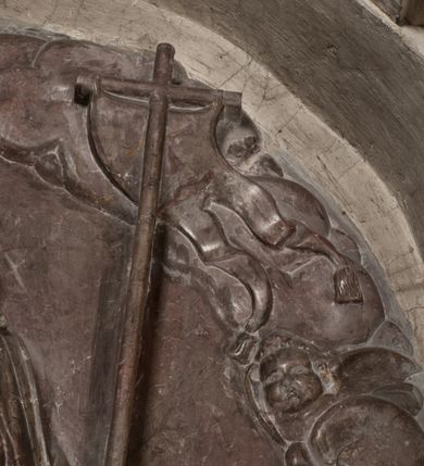 Zdjęcie nr 97: Nagrobek Grzegorza i Katarzyny Branickich znajduje się w kaplicy rodowej pod wezwaniem Najświętszej Marii Panny, na ścianie południowej, naprzeciwko wejścia. Składa się z trójosiowego cokołu i potrójnej filarowo-kolumnowej arkady z klęczącymi postaciami zmarłych po bokach adorujących znajdującą się pośrodku scenę ze zmartwychwstałym Chrystusem ukazującym się niewiernemu Tomaszowi. Całość wieńczy półkolista arkada z herbami Gryf i Kotwicz i tablicami inskrypcyjnymi. 
Dolna część artykułowa lizenami ozdobionymi motywami kandelabrowymi. W polu środkowym czaszka ze skrzyżowanymi piszczelami z inskrypcją w górnej i dolnej części: „POWIEDZ SVIETA [M]ADROSCI IESLI ZE SMIERC ZIWA / CZI MARTWA IESLI MARTWA CZEMV ZIWĄ BIWA / MALOWANA A IESLI ZIWA SMIERCIĄ CZEMV / ZOWIĄ IĄ NAD TO ZYWOT PRZECZ BIERZE KOZI/DEMV / TA IEST NA TWE PITANIE ODPOWIEC PRAWDZIWA / GDI TI ZYESZ SMIERC MARTVA GDY VMIERAS ZIWA / A IESLI ZLA CZI DOBRA CHCZES WIEDZIEC LI O TYM / IAKIS SĄM TAKĄ SMIELE SMIERC MIEĆ BĘDZIESZ PO TYM”. Na lewym polu inskrypcja „CO ZA DZIW ZEM POPIOLEM / WIEDZCIE ZESCIE WY / IAKO IA TENZE POPIOL, TO / IEDNO ZE ZYWY / BO GDIM SIĘ W PROCH ROSSIPAL / DOPIROM PRAWDZIWIE DOSZEDL, ZE CZLOWIEK TYMZE / PROCHEM CHOCIA ZYWIE / PATRZ ZE ZYWY POPIELIE A / TO POMNI SOBIE / ZES NA SWIECIE POPIOLEM / POPIOLEM I W GROBIE / A ZASZ NIEWIES CZYMEM BYL / A TERAZEM IAKI / OGLIANDAI, VWAZAIACZ ZE / SAM BEDZIESZ TAKI / BYLEM TERAS MIE NIE MASZ / IAK BIM TISZ NA SWIECIE / NIE BYL WY DZIS IESTESCIE / IUTRO NIEBEDZIECIE”. W polu cokołu „KTO TV LEZY POBOZNOSC / CNOTA OBYCZAIE / IAKICH NIERYCHLO VIZRĄ / BLISKO LEGLE KRAIE / IAKOSZ IE TAK MALY KĄT / MOGL ZACHOWAC W SOBIE / CZOSZ ALBO CNOTI LVCZKIE / GRZEBIĄ SCZIALEM W GROBIE / TILKOC TV CIALO LIEZY LIECZ / DVSZA W PRZESTRONE / NIEBIESKIE GMACHI WESŁA / KĘDI NIEZLICZONE / LATA POWIEDZIE. CZEMV IZE / MATKĄ BYLA / NIERZKAC POTOMSTWV ALIE / I SIROTOM SILA / TAKCI ZYWOT ZYWOTEM BYWA ZAKVPIONY / DOBRI FRIMARK DAC PLOCHI / ZA ON NIESKONCZONY”. Cokół zamyka wąski, silnie wysunięty gzyms z kimationem jońskim.
Trójosiowy podział nagrobka jest zachowany w partii środkowej, składającej się z trzech arkadowych wnęk, z których środkowa ujęta jest wolnostojącymi kolumnami jońskimi pokrytymi spiralnie ułożonymi pasami z motywem wici roślinnej, a sąsiednie od zewnątrz flankowane filarami pokrytymi motywami kandelabrowymi. W niezbyt głębokich niszach, których podniebienia zdobią kasetony z rozetami w kluczach uskrzydlone główki aniołków umieszczono wykonane w marmurze pińczowskim płaskorzeźby Chrystusa Zmartwychwstałego i adorujących go zmarłych, Grzegorza i Katarzynę Branickich. 
Zbawiciel jest ujęty całopostaciowo, frontalnie, w niewielkim wykroku, z głową zwróconą lekko do klęczącego po prawej stronie św. Tomasza. Jego ciało jest smukłe, wąskie w ramionach, z zaznaczonymi żebrami i mięśniami, osłonięte przewiązaną na biodrach szatą i płaszczem na lewym ramieniu. Chrystus ma pociągłą twarz, o wysokim czole, szerokich kościach policzkowych, wydatnym nosie i z głębokimi oczodołami. Przedstawiony został z długimi wąsami i brodą oraz opadającymi na ramiona, kręconymi włosami. W lewej ręce trzyma chorągiew i podtrzymuje szatę, a prawą rękę ma opuszczoną ku dołowi. 
Święty Tomasz ukazany jest z profilu, w szacie podwójnie przewiązanej w pasie sznurem i przerzuconym przez lewe ramie płaszczem. Twarz z brodą i długimi włosami, odwrócona w stronę Chrystusa. Do góry unosi również prawą rękę, zachowaną tylko do łokcia, lewą rękę trzyma ponad pasem. Figura mężczyzny wyrzeźbiona w kamieniu, polichromowana, przysłania wieniec z obłoków i uskrzydlonych głów puttów otaczający Chrystusa. 
Postacie stoją na podwójnym postumencie. W jego górnej części wyryto sentencję łacińską na prostokątnej tablicy umieszczonej w ozdobnym kartuszu, z zawiniętym spiralnie wycięciem krawędzi górnej i z dodaną w krawędzi dolnej główką uskrzydlonego putta. Napis na postumencie: „PER QVEM ET NOS / RESVRGERE DEVOTA / MENTE, CREDIMVS”. Na płycie poniżej płaskorzeźbione, leżące na prawym boku putto podpierające głowę na prawej ręce, natomiast w lewej trzymające klepsydrę. Nagie ciało, lekko przysłonięte draperią, spoczywa na poduszce z dwoma pomponami. Prawa noga jest wyprostowana, lewa zgięta w kolanie. Twarz pucołowata, z otwartymi oczami, otoczona gęstymi puklami loków. Przed dzieckiem leży czaszka. Nad nim znajduje się grawerowany kartusz z napisem: „HODIE MIHI / CRAS TIBI”. 
W arkadzie po lewej stronie przedstawiony został w trzech czwartych, zwrócony ramionami do widza Grzegorz Branicki. Postać klęczy na poduszce, szerokie dłonie złożone ma razem na piersiach, a głowę lekko uniesioną. Twarz Branickiego o pociągłych rysach, szerokich kościach policzkowych i dużych oczach, z wysokim czołem przysłoniętym zaczesanymi do przodu włosami. Ukazany z wąsami i długą, pofalowaną brodą. Ubrany jest w pełną, dekorowaną zbroję, spod której wystaje jaka i nogawice. Na szyi zawieszony łańcuch, a u stóp ostrogi. Przy nogach Branickiego leżą rękawice i hełm z trzema piórami. Nad głową wznoszą się panoplia, złożone z okrągłej tarczy i skrzyżowanych miecza, szabli, buławy, łuku, kołczanu ze strzałami i włóczni.
Po lewej stronie arkadę wypełnia ujęta z profilu, postać klęczącej na dwóch kolanach Katarzyny Branickiej. Jest ubrana w długą szubę, opadającą sztywnymi, rozchodzącymi się fałdami, u dołu załamującymi się, które zasłaniają sylwetkę. Na głowie ma czepiec przysłaniający włosy i podwikę. Twarz o łagodnych rysach, z długim nosem, małymi ustami i lekko zadartym podbródkiem. Ręce złożone razem na piersiach. Na palcach wskazującym i serdecznym lewej dłoni pierścienie, a ponad nadgarstkiem czterokrotnie nawinięty różaniec. Ponad figurą płaskorzeźbione tondo z Matką Boską z Dzieciątkiem otoczonymi wieńcem obłoków. Maria siedzi, ubrana w długą suknię, z welonem na głowie, z płaszczem zarzuconym na ramiona, którym lekko okrywa nagie Dzieciątko.
Zwieńczenie nagrobka o brzegach inkrustowanych marmurowymi kołami i elipsami, ujęte ornamentalnymi uszami, jest zakończone pasem z zawijającymi się do środkami kartuszami i równolegle ułożonymi liśćmi akantu. Tympanon wypełnia dekoracja złożona z czterech kartuszy: dwóch owalnych na tle paludamentu, zwieńczonych uskrzydloną główką anioła z godłami herbów Gryf i Kotwicz i dwóch podłużnych z inskrypcjami. Na tablicy po lewej stronie inskrypcja: „MAGNIFICO D(OMI)NO GREGORIO A RUSCA BRANICZKI OLIM VENA/TORI ET BURGRABIO CRAC(OVIENSI) CAPITANEO NIEPOŁOMIECEN(SI) VIRO / INTEGERRIMO DE REGIBVS SVIS ET RE PVB(LICA) BENE MERITO RELIGIO/NIS CATHOLICE AMANTISSIMO AMICIS FIDELISSIMO, OMNIBVS AFFABI/LI ET BENIGNO JOANNES A RUSCA BRANICZKI VENATOR CRACO(VIENSIS) CAPITANEVS NIEPOŁOMICEN(SI) MESTVS FILIUS PARENTI CHA/RISSIMO POSVIT OBYT 9 MAII A(NNO) D(OMINI) 1595 AETATIS SUE 60”. Napis wykuty po prawej stronie: “MAGNIFICAE D(OMI)NE CATHARINAE MAGNIFICI OLIM D(OMI)NI AUGUSTINI / KOTFICZ D(OMINI) SIGISMVNDI I POLONIAE REGIS STABVLI PREFECTI / VEXILIFERISQUE CURIE ET BURGRABY CRACO(VIENSIS) FILIE MATRONAE / LECTISSIME QVE CVM PVDORE ET MORVM MIRA ELEGANTIA / MARITI SUMMUM AMOREM VIRTUTE ET MODESTIA OMNIVM BENE/VOLENTIAM MERVISSET ACERBISSIMA MORTE AB OCVLIS EREPTA EST / IDEM FILIUS MATRI AMANTISSIME CVM LACRIMIS POSVIT. OBYT / 8 OCTOBRIS A(NNO) D)OMINI) 1588 AETATIS SUE 38". 
