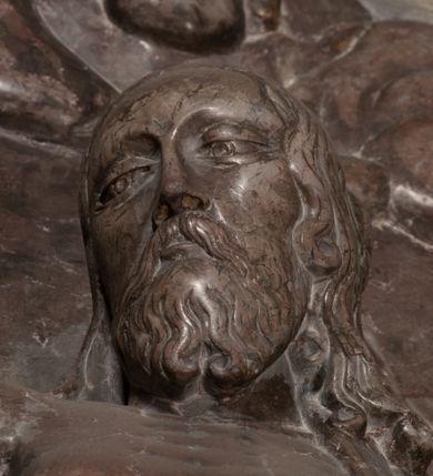 Zdjęcie nr 95: Nagrobek Grzegorza i Katarzyny Branickich znajduje się w kaplicy rodowej pod wezwaniem Najświętszej Marii Panny, na ścianie południowej, naprzeciwko wejścia. Składa się z trójosiowego cokołu i potrójnej filarowo-kolumnowej arkady z klęczącymi postaciami zmarłych po bokach adorujących znajdującą się pośrodku scenę ze zmartwychwstałym Chrystusem ukazującym się niewiernemu Tomaszowi. Całość wieńczy półkolista arkada z herbami Gryf i Kotwicz i tablicami inskrypcyjnymi. 
Dolna część artykułowa lizenami ozdobionymi motywami kandelabrowymi. W polu środkowym czaszka ze skrzyżowanymi piszczelami z inskrypcją w górnej i dolnej części: „POWIEDZ SVIETA [M]ADROSCI IESLI ZE SMIERC ZIWA / CZI MARTWA IESLI MARTWA CZEMV ZIWĄ BIWA / MALOWANA A IESLI ZIWA SMIERCIĄ CZEMV / ZOWIĄ IĄ NAD TO ZYWOT PRZECZ BIERZE KOZI/DEMV / TA IEST NA TWE PITANIE ODPOWIEC PRAWDZIWA / GDI TI ZYESZ SMIERC MARTVA GDY VMIERAS ZIWA / A IESLI ZLA CZI DOBRA CHCZES WIEDZIEC LI O TYM / IAKIS SĄM TAKĄ SMIELE SMIERC MIEĆ BĘDZIESZ PO TYM”. Na lewym polu inskrypcja „CO ZA DZIW ZEM POPIOLEM / WIEDZCIE ZESCIE WY / IAKO IA TENZE POPIOL, TO / IEDNO ZE ZYWY / BO GDIM SIĘ W PROCH ROSSIPAL / DOPIROM PRAWDZIWIE DOSZEDL, ZE CZLOWIEK TYMZE / PROCHEM CHOCIA ZYWIE / PATRZ ZE ZYWY POPIELIE A / TO POMNI SOBIE / ZES NA SWIECIE POPIOLEM / POPIOLEM I W GROBIE / A ZASZ NIEWIES CZYMEM BYL / A TERAZEM IAKI / OGLIANDAI, VWAZAIACZ ZE / SAM BEDZIESZ TAKI / BYLEM TERAS MIE NIE MASZ / IAK BIM TISZ NA SWIECIE / NIE BYL WY DZIS IESTESCIE / IUTRO NIEBEDZIECIE”. W polu cokołu „KTO TV LEZY POBOZNOSC / CNOTA OBYCZAIE / IAKICH NIERYCHLO VIZRĄ / BLISKO LEGLE KRAIE / IAKOSZ IE TAK MALY KĄT / MOGL ZACHOWAC W SOBIE / CZOSZ ALBO CNOTI LVCZKIE / GRZEBIĄ SCZIALEM W GROBIE / TILKOC TV CIALO LIEZY LIECZ / DVSZA W PRZESTRONE / NIEBIESKIE GMACHI WESŁA / KĘDI NIEZLICZONE / LATA POWIEDZIE. CZEMV IZE / MATKĄ BYLA / NIERZKAC POTOMSTWV ALIE / I SIROTOM SILA / TAKCI ZYWOT ZYWOTEM BYWA ZAKVPIONY / DOBRI FRIMARK DAC PLOCHI / ZA ON NIESKONCZONY”. Cokół zamyka wąski, silnie wysunięty gzyms z kimationem jońskim.
Trójosiowy podział nagrobka jest zachowany w partii środkowej, składającej się z trzech arkadowych wnęk, z których środkowa ujęta jest wolnostojącymi kolumnami jońskimi pokrytymi spiralnie ułożonymi pasami z motywem wici roślinnej, a sąsiednie od zewnątrz flankowane filarami pokrytymi motywami kandelabrowymi. W niezbyt głębokich niszach, których podniebienia zdobią kasetony z rozetami w kluczach uskrzydlone główki aniołków umieszczono wykonane w marmurze pińczowskim płaskorzeźby Chrystusa Zmartwychwstałego i adorujących go zmarłych, Grzegorza i Katarzynę Branickich. 
Zbawiciel jest ujęty całopostaciowo, frontalnie, w niewielkim wykroku, z głową zwróconą lekko do klęczącego po prawej stronie św. Tomasza. Jego ciało jest smukłe, wąskie w ramionach, z zaznaczonymi żebrami i mięśniami, osłonięte przewiązaną na biodrach szatą i płaszczem na lewym ramieniu. Chrystus ma pociągłą twarz, o wysokim czole, szerokich kościach policzkowych, wydatnym nosie i z głębokimi oczodołami. Przedstawiony został z długimi wąsami i brodą oraz opadającymi na ramiona, kręconymi włosami. W lewej ręce trzyma chorągiew i podtrzymuje szatę, a prawą rękę ma opuszczoną ku dołowi. 
Święty Tomasz ukazany jest z profilu, w szacie podwójnie przewiązanej w pasie sznurem i przerzuconym przez lewe ramie płaszczem. Twarz z brodą i długimi włosami, odwrócona w stronę Chrystusa. Do góry unosi również prawą rękę, zachowaną tylko do łokcia, lewą rękę trzyma ponad pasem. Figura mężczyzny wyrzeźbiona w kamieniu, polichromowana, przysłania wieniec z obłoków i uskrzydlonych głów puttów otaczający Chrystusa. 
Postacie stoją na podwójnym postumencie. W jego górnej części wyryto sentencję łacińską na prostokątnej tablicy umieszczonej w ozdobnym kartuszu, z zawiniętym spiralnie wycięciem krawędzi górnej i z dodaną w krawędzi dolnej główką uskrzydlonego putta. Napis na postumencie: „PER QVEM ET NOS / RESVRGERE DEVOTA / MENTE, CREDIMVS”. Na płycie poniżej płaskorzeźbione, leżące na prawym boku putto podpierające głowę na prawej ręce, natomiast w lewej trzymające klepsydrę. Nagie ciało, lekko przysłonięte draperią, spoczywa na poduszce z dwoma pomponami. Prawa noga jest wyprostowana, lewa zgięta w kolanie. Twarz pucołowata, z otwartymi oczami, otoczona gęstymi puklami loków. Przed dzieckiem leży czaszka. Nad nim znajduje się grawerowany kartusz z napisem: „HODIE MIHI / CRAS TIBI”. 
W arkadzie po lewej stronie przedstawiony został w trzech czwartych, zwrócony ramionami do widza Grzegorz Branicki. Postać klęczy na poduszce, szerokie dłonie złożone ma razem na piersiach, a głowę lekko uniesioną. Twarz Branickiego o pociągłych rysach, szerokich kościach policzkowych i dużych oczach, z wysokim czołem przysłoniętym zaczesanymi do przodu włosami. Ukazany z wąsami i długą, pofalowaną brodą. Ubrany jest w pełną, dekorowaną zbroję, spod której wystaje jaka i nogawice. Na szyi zawieszony łańcuch, a u stóp ostrogi. Przy nogach Branickiego leżą rękawice i hełm z trzema piórami. Nad głową wznoszą się panoplia, złożone z okrągłej tarczy i skrzyżowanych miecza, szabli, buławy, łuku, kołczanu ze strzałami i włóczni.
Po lewej stronie arkadę wypełnia ujęta z profilu, postać klęczącej na dwóch kolanach Katarzyny Branickiej. Jest ubrana w długą szubę, opadającą sztywnymi, rozchodzącymi się fałdami, u dołu załamującymi się, które zasłaniają sylwetkę. Na głowie ma czepiec przysłaniający włosy i podwikę. Twarz o łagodnych rysach, z długim nosem, małymi ustami i lekko zadartym podbródkiem. Ręce złożone razem na piersiach. Na palcach wskazującym i serdecznym lewej dłoni pierścienie, a ponad nadgarstkiem czterokrotnie nawinięty różaniec. Ponad figurą płaskorzeźbione tondo z Matką Boską z Dzieciątkiem otoczonymi wieńcem obłoków. Maria siedzi, ubrana w długą suknię, z welonem na głowie, z płaszczem zarzuconym na ramiona, którym lekko okrywa nagie Dzieciątko.
Zwieńczenie nagrobka o brzegach inkrustowanych marmurowymi kołami i elipsami, ujęte ornamentalnymi uszami, jest zakończone pasem z zawijającymi się do środkami kartuszami i równolegle ułożonymi liśćmi akantu. Tympanon wypełnia dekoracja złożona z czterech kartuszy: dwóch owalnych na tle paludamentu, zwieńczonych uskrzydloną główką anioła z godłami herbów Gryf i Kotwicz i dwóch podłużnych z inskrypcjami. Na tablicy po lewej stronie inskrypcja: „MAGNIFICO D(OMI)NO GREGORIO A RUSCA BRANICZKI OLIM VENA/TORI ET BURGRABIO CRAC(OVIENSI) CAPITANEO NIEPOŁOMIECEN(SI) VIRO / INTEGERRIMO DE REGIBVS SVIS ET RE PVB(LICA) BENE MERITO RELIGIO/NIS CATHOLICE AMANTISSIMO AMICIS FIDELISSIMO, OMNIBVS AFFABI/LI ET BENIGNO JOANNES A RUSCA BRANICZKI VENATOR CRACO(VIENSIS) CAPITANEVS NIEPOŁOMICEN(SI) MESTVS FILIUS PARENTI CHA/RISSIMO POSVIT OBYT 9 MAII A(NNO) D(OMINI) 1595 AETATIS SUE 60”. Napis wykuty po prawej stronie: “MAGNIFICAE D(OMI)NE CATHARINAE MAGNIFICI OLIM D(OMI)NI AUGUSTINI / KOTFICZ D(OMINI) SIGISMVNDI I POLONIAE REGIS STABVLI PREFECTI / VEXILIFERISQUE CURIE ET BURGRABY CRACO(VIENSIS) FILIE MATRONAE / LECTISSIME QVE CVM PVDORE ET MORVM MIRA ELEGANTIA / MARITI SUMMUM AMOREM VIRTUTE ET MODESTIA OMNIVM BENE/VOLENTIAM MERVISSET ACERBISSIMA MORTE AB OCVLIS EREPTA EST / IDEM FILIUS MATRI AMANTISSIME CVM LACRIMIS POSVIT. OBYT / 8 OCTOBRIS A(NNO) D)OMINI) 1588 AETATIS SUE 38". 
