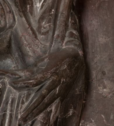 Zdjęcie nr 99: Nagrobek Grzegorza i Katarzyny Branickich znajduje się w kaplicy rodowej pod wezwaniem Najświętszej Marii Panny, na ścianie południowej, naprzeciwko wejścia. Składa się z trójosiowego cokołu i potrójnej filarowo-kolumnowej arkady z klęczącymi postaciami zmarłych po bokach adorujących znajdującą się pośrodku scenę ze zmartwychwstałym Chrystusem ukazującym się niewiernemu Tomaszowi. Całość wieńczy półkolista arkada z herbami Gryf i Kotwicz i tablicami inskrypcyjnymi. 
Dolna część artykułowa lizenami ozdobionymi motywami kandelabrowymi. W polu środkowym czaszka ze skrzyżowanymi piszczelami z inskrypcją w górnej i dolnej części: „POWIEDZ SVIETA [M]ADROSCI IESLI ZE SMIERC ZIWA / CZI MARTWA IESLI MARTWA CZEMV ZIWĄ BIWA / MALOWANA A IESLI ZIWA SMIERCIĄ CZEMV / ZOWIĄ IĄ NAD TO ZYWOT PRZECZ BIERZE KOZI/DEMV / TA IEST NA TWE PITANIE ODPOWIEC PRAWDZIWA / GDI TI ZYESZ SMIERC MARTVA GDY VMIERAS ZIWA / A IESLI ZLA CZI DOBRA CHCZES WIEDZIEC LI O TYM / IAKIS SĄM TAKĄ SMIELE SMIERC MIEĆ BĘDZIESZ PO TYM”. Na lewym polu inskrypcja „CO ZA DZIW ZEM POPIOLEM / WIEDZCIE ZESCIE WY / IAKO IA TENZE POPIOL, TO / IEDNO ZE ZYWY / BO GDIM SIĘ W PROCH ROSSIPAL / DOPIROM PRAWDZIWIE DOSZEDL, ZE CZLOWIEK TYMZE / PROCHEM CHOCIA ZYWIE / PATRZ ZE ZYWY POPIELIE A / TO POMNI SOBIE / ZES NA SWIECIE POPIOLEM / POPIOLEM I W GROBIE / A ZASZ NIEWIES CZYMEM BYL / A TERAZEM IAKI / OGLIANDAI, VWAZAIACZ ZE / SAM BEDZIESZ TAKI / BYLEM TERAS MIE NIE MASZ / IAK BIM TISZ NA SWIECIE / NIE BYL WY DZIS IESTESCIE / IUTRO NIEBEDZIECIE”. W polu cokołu „KTO TV LEZY POBOZNOSC / CNOTA OBYCZAIE / IAKICH NIERYCHLO VIZRĄ / BLISKO LEGLE KRAIE / IAKOSZ IE TAK MALY KĄT / MOGL ZACHOWAC W SOBIE / CZOSZ ALBO CNOTI LVCZKIE / GRZEBIĄ SCZIALEM W GROBIE / TILKOC TV CIALO LIEZY LIECZ / DVSZA W PRZESTRONE / NIEBIESKIE GMACHI WESŁA / KĘDI NIEZLICZONE / LATA POWIEDZIE. CZEMV IZE / MATKĄ BYLA / NIERZKAC POTOMSTWV ALIE / I SIROTOM SILA / TAKCI ZYWOT ZYWOTEM BYWA ZAKVPIONY / DOBRI FRIMARK DAC PLOCHI / ZA ON NIESKONCZONY”. Cokół zamyka wąski, silnie wysunięty gzyms z kimationem jońskim.
Trójosiowy podział nagrobka jest zachowany w partii środkowej, składającej się z trzech arkadowych wnęk, z których środkowa ujęta jest wolnostojącymi kolumnami jońskimi pokrytymi spiralnie ułożonymi pasami z motywem wici roślinnej, a sąsiednie od zewnątrz flankowane filarami pokrytymi motywami kandelabrowymi. W niezbyt głębokich niszach, których podniebienia zdobią kasetony z rozetami w kluczach uskrzydlone główki aniołków umieszczono wykonane w marmurze pińczowskim płaskorzeźby Chrystusa Zmartwychwstałego i adorujących go zmarłych, Grzegorza i Katarzynę Branickich. 
Zbawiciel jest ujęty całopostaciowo, frontalnie, w niewielkim wykroku, z głową zwróconą lekko do klęczącego po prawej stronie św. Tomasza. Jego ciało jest smukłe, wąskie w ramionach, z zaznaczonymi żebrami i mięśniami, osłonięte przewiązaną na biodrach szatą i płaszczem na lewym ramieniu. Chrystus ma pociągłą twarz, o wysokim czole, szerokich kościach policzkowych, wydatnym nosie i z głębokimi oczodołami. Przedstawiony został z długimi wąsami i brodą oraz opadającymi na ramiona, kręconymi włosami. W lewej ręce trzyma chorągiew i podtrzymuje szatę, a prawą rękę ma opuszczoną ku dołowi. 
Święty Tomasz ukazany jest z profilu, w szacie podwójnie przewiązanej w pasie sznurem i przerzuconym przez lewe ramie płaszczem. Twarz z brodą i długimi włosami, odwrócona w stronę Chrystusa. Do góry unosi również prawą rękę, zachowaną tylko do łokcia, lewą rękę trzyma ponad pasem. Figura mężczyzny wyrzeźbiona w kamieniu, polichromowana, przysłania wieniec z obłoków i uskrzydlonych głów puttów otaczający Chrystusa. 
Postacie stoją na podwójnym postumencie. W jego górnej części wyryto sentencję łacińską na prostokątnej tablicy umieszczonej w ozdobnym kartuszu, z zawiniętym spiralnie wycięciem krawędzi górnej i z dodaną w krawędzi dolnej główką uskrzydlonego putta. Napis na postumencie: „PER QVEM ET NOS / RESVRGERE DEVOTA / MENTE, CREDIMVS”. Na płycie poniżej płaskorzeźbione, leżące na prawym boku putto podpierające głowę na prawej ręce, natomiast w lewej trzymające klepsydrę. Nagie ciało, lekko przysłonięte draperią, spoczywa na poduszce z dwoma pomponami. Prawa noga jest wyprostowana, lewa zgięta w kolanie. Twarz pucołowata, z otwartymi oczami, otoczona gęstymi puklami loków. Przed dzieckiem leży czaszka. Nad nim znajduje się grawerowany kartusz z napisem: „HODIE MIHI / CRAS TIBI”. 
W arkadzie po lewej stronie przedstawiony został w trzech czwartych, zwrócony ramionami do widza Grzegorz Branicki. Postać klęczy na poduszce, szerokie dłonie złożone ma razem na piersiach, a głowę lekko uniesioną. Twarz Branickiego o pociągłych rysach, szerokich kościach policzkowych i dużych oczach, z wysokim czołem przysłoniętym zaczesanymi do przodu włosami. Ukazany z wąsami i długą, pofalowaną brodą. Ubrany jest w pełną, dekorowaną zbroję, spod której wystaje jaka i nogawice. Na szyi zawieszony łańcuch, a u stóp ostrogi. Przy nogach Branickiego leżą rękawice i hełm z trzema piórami. Nad głową wznoszą się panoplia, złożone z okrągłej tarczy i skrzyżowanych miecza, szabli, buławy, łuku, kołczanu ze strzałami i włóczni.
Po lewej stronie arkadę wypełnia ujęta z profilu, postać klęczącej na dwóch kolanach Katarzyny Branickiej. Jest ubrana w długą szubę, opadającą sztywnymi, rozchodzącymi się fałdami, u dołu załamującymi się, które zasłaniają sylwetkę. Na głowie ma czepiec przysłaniający włosy i podwikę. Twarz o łagodnych rysach, z długim nosem, małymi ustami i lekko zadartym podbródkiem. Ręce złożone razem na piersiach. Na palcach wskazującym i serdecznym lewej dłoni pierścienie, a ponad nadgarstkiem czterokrotnie nawinięty różaniec. Ponad figurą płaskorzeźbione tondo z Matką Boską z Dzieciątkiem otoczonymi wieńcem obłoków. Maria siedzi, ubrana w długą suknię, z welonem na głowie, z płaszczem zarzuconym na ramiona, którym lekko okrywa nagie Dzieciątko.
Zwieńczenie nagrobka o brzegach inkrustowanych marmurowymi kołami i elipsami, ujęte ornamentalnymi uszami, jest zakończone pasem z zawijającymi się do środkami kartuszami i równolegle ułożonymi liśćmi akantu. Tympanon wypełnia dekoracja złożona z czterech kartuszy: dwóch owalnych na tle paludamentu, zwieńczonych uskrzydloną główką anioła z godłami herbów Gryf i Kotwicz i dwóch podłużnych z inskrypcjami. Na tablicy po lewej stronie inskrypcja: „MAGNIFICO D(OMI)NO GREGORIO A RUSCA BRANICZKI OLIM VENA/TORI ET BURGRABIO CRAC(OVIENSI) CAPITANEO NIEPOŁOMIECEN(SI) VIRO / INTEGERRIMO DE REGIBVS SVIS ET RE PVB(LICA) BENE MERITO RELIGIO/NIS CATHOLICE AMANTISSIMO AMICIS FIDELISSIMO, OMNIBVS AFFABI/LI ET BENIGNO JOANNES A RUSCA BRANICZKI VENATOR CRACO(VIENSIS) CAPITANEVS NIEPOŁOMICEN(SI) MESTVS FILIUS PARENTI CHA/RISSIMO POSVIT OBYT 9 MAII A(NNO) D(OMINI) 1595 AETATIS SUE 60”. Napis wykuty po prawej stronie: “MAGNIFICAE D(OMI)NE CATHARINAE MAGNIFICI OLIM D(OMI)NI AUGUSTINI / KOTFICZ D(OMINI) SIGISMVNDI I POLONIAE REGIS STABVLI PREFECTI / VEXILIFERISQUE CURIE ET BURGRABY CRACO(VIENSIS) FILIE MATRONAE / LECTISSIME QVE CVM PVDORE ET MORVM MIRA ELEGANTIA / MARITI SUMMUM AMOREM VIRTUTE ET MODESTIA OMNIVM BENE/VOLENTIAM MERVISSET ACERBISSIMA MORTE AB OCVLIS EREPTA EST / IDEM FILIUS MATRI AMANTISSIME CVM LACRIMIS POSVIT. OBYT / 8 OCTOBRIS A(NNO) D)OMINI) 1588 AETATIS SUE 38". 
