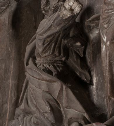 Zdjęcie nr 102: Nagrobek Grzegorza i Katarzyny Branickich znajduje się w kaplicy rodowej pod wezwaniem Najświętszej Marii Panny, na ścianie południowej, naprzeciwko wejścia. Składa się z trójosiowego cokołu i potrójnej filarowo-kolumnowej arkady z klęczącymi postaciami zmarłych po bokach adorujących znajdującą się pośrodku scenę ze zmartwychwstałym Chrystusem ukazującym się niewiernemu Tomaszowi. Całość wieńczy półkolista arkada z herbami Gryf i Kotwicz i tablicami inskrypcyjnymi. 
Dolna część artykułowa lizenami ozdobionymi motywami kandelabrowymi. W polu środkowym czaszka ze skrzyżowanymi piszczelami z inskrypcją w górnej i dolnej części: „POWIEDZ SVIETA [M]ADROSCI IESLI ZE SMIERC ZIWA / CZI MARTWA IESLI MARTWA CZEMV ZIWĄ BIWA / MALOWANA A IESLI ZIWA SMIERCIĄ CZEMV / ZOWIĄ IĄ NAD TO ZYWOT PRZECZ BIERZE KOZI/DEMV / TA IEST NA TWE PITANIE ODPOWIEC PRAWDZIWA / GDI TI ZYESZ SMIERC MARTVA GDY VMIERAS ZIWA / A IESLI ZLA CZI DOBRA CHCZES WIEDZIEC LI O TYM / IAKIS SĄM TAKĄ SMIELE SMIERC MIEĆ BĘDZIESZ PO TYM”. Na lewym polu inskrypcja „CO ZA DZIW ZEM POPIOLEM / WIEDZCIE ZESCIE WY / IAKO IA TENZE POPIOL, TO / IEDNO ZE ZYWY / BO GDIM SIĘ W PROCH ROSSIPAL / DOPIROM PRAWDZIWIE DOSZEDL, ZE CZLOWIEK TYMZE / PROCHEM CHOCIA ZYWIE / PATRZ ZE ZYWY POPIELIE A / TO POMNI SOBIE / ZES NA SWIECIE POPIOLEM / POPIOLEM I W GROBIE / A ZASZ NIEWIES CZYMEM BYL / A TERAZEM IAKI / OGLIANDAI, VWAZAIACZ ZE / SAM BEDZIESZ TAKI / BYLEM TERAS MIE NIE MASZ / IAK BIM TISZ NA SWIECIE / NIE BYL WY DZIS IESTESCIE / IUTRO NIEBEDZIECIE”. W polu cokołu „KTO TV LEZY POBOZNOSC / CNOTA OBYCZAIE / IAKICH NIERYCHLO VIZRĄ / BLISKO LEGLE KRAIE / IAKOSZ IE TAK MALY KĄT / MOGL ZACHOWAC W SOBIE / CZOSZ ALBO CNOTI LVCZKIE / GRZEBIĄ SCZIALEM W GROBIE / TILKOC TV CIALO LIEZY LIECZ / DVSZA W PRZESTRONE / NIEBIESKIE GMACHI WESŁA / KĘDI NIEZLICZONE / LATA POWIEDZIE. CZEMV IZE / MATKĄ BYLA / NIERZKAC POTOMSTWV ALIE / I SIROTOM SILA / TAKCI ZYWOT ZYWOTEM BYWA ZAKVPIONY / DOBRI FRIMARK DAC PLOCHI / ZA ON NIESKONCZONY”. Cokół zamyka wąski, silnie wysunięty gzyms z kimationem jońskim.
Trójosiowy podział nagrobka jest zachowany w partii środkowej, składającej się z trzech arkadowych wnęk, z których środkowa ujęta jest wolnostojącymi kolumnami jońskimi pokrytymi spiralnie ułożonymi pasami z motywem wici roślinnej, a sąsiednie od zewnątrz flankowane filarami pokrytymi motywami kandelabrowymi. W niezbyt głębokich niszach, których podniebienia zdobią kasetony z rozetami w kluczach uskrzydlone główki aniołków umieszczono wykonane w marmurze pińczowskim płaskorzeźby Chrystusa Zmartwychwstałego i adorujących go zmarłych, Grzegorza i Katarzynę Branickich. 
Zbawiciel jest ujęty całopostaciowo, frontalnie, w niewielkim wykroku, z głową zwróconą lekko do klęczącego po prawej stronie św. Tomasza. Jego ciało jest smukłe, wąskie w ramionach, z zaznaczonymi żebrami i mięśniami, osłonięte przewiązaną na biodrach szatą i płaszczem na lewym ramieniu. Chrystus ma pociągłą twarz, o wysokim czole, szerokich kościach policzkowych, wydatnym nosie i z głębokimi oczodołami. Przedstawiony został z długimi wąsami i brodą oraz opadającymi na ramiona, kręconymi włosami. W lewej ręce trzyma chorągiew i podtrzymuje szatę, a prawą rękę ma opuszczoną ku dołowi. 
Święty Tomasz ukazany jest z profilu, w szacie podwójnie przewiązanej w pasie sznurem i przerzuconym przez lewe ramie płaszczem. Twarz z brodą i długimi włosami, odwrócona w stronę Chrystusa. Do góry unosi również prawą rękę, zachowaną tylko do łokcia, lewą rękę trzyma ponad pasem. Figura mężczyzny wyrzeźbiona w kamieniu, polichromowana, przysłania wieniec z obłoków i uskrzydlonych głów puttów otaczający Chrystusa. 
Postacie stoją na podwójnym postumencie. W jego górnej części wyryto sentencję łacińską na prostokątnej tablicy umieszczonej w ozdobnym kartuszu, z zawiniętym spiralnie wycięciem krawędzi górnej i z dodaną w krawędzi dolnej główką uskrzydlonego putta. Napis na postumencie: „PER QVEM ET NOS / RESVRGERE DEVOTA / MENTE, CREDIMVS”. Na płycie poniżej płaskorzeźbione, leżące na prawym boku putto podpierające głowę na prawej ręce, natomiast w lewej trzymające klepsydrę. Nagie ciało, lekko przysłonięte draperią, spoczywa na poduszce z dwoma pomponami. Prawa noga jest wyprostowana, lewa zgięta w kolanie. Twarz pucołowata, z otwartymi oczami, otoczona gęstymi puklami loków. Przed dzieckiem leży czaszka. Nad nim znajduje się grawerowany kartusz z napisem: „HODIE MIHI / CRAS TIBI”. 
W arkadzie po lewej stronie przedstawiony został w trzech czwartych, zwrócony ramionami do widza Grzegorz Branicki. Postać klęczy na poduszce, szerokie dłonie złożone ma razem na piersiach, a głowę lekko uniesioną. Twarz Branickiego o pociągłych rysach, szerokich kościach policzkowych i dużych oczach, z wysokim czołem przysłoniętym zaczesanymi do przodu włosami. Ukazany z wąsami i długą, pofalowaną brodą. Ubrany jest w pełną, dekorowaną zbroję, spod której wystaje jaka i nogawice. Na szyi zawieszony łańcuch, a u stóp ostrogi. Przy nogach Branickiego leżą rękawice i hełm z trzema piórami. Nad głową wznoszą się panoplia, złożone z okrągłej tarczy i skrzyżowanych miecza, szabli, buławy, łuku, kołczanu ze strzałami i włóczni.
Po lewej stronie arkadę wypełnia ujęta z profilu, postać klęczącej na dwóch kolanach Katarzyny Branickiej. Jest ubrana w długą szubę, opadającą sztywnymi, rozchodzącymi się fałdami, u dołu załamującymi się, które zasłaniają sylwetkę. Na głowie ma czepiec przysłaniający włosy i podwikę. Twarz o łagodnych rysach, z długim nosem, małymi ustami i lekko zadartym podbródkiem. Ręce złożone razem na piersiach. Na palcach wskazującym i serdecznym lewej dłoni pierścienie, a ponad nadgarstkiem czterokrotnie nawinięty różaniec. Ponad figurą płaskorzeźbione tondo z Matką Boską z Dzieciątkiem otoczonymi wieńcem obłoków. Maria siedzi, ubrana w długą suknię, z welonem na głowie, z płaszczem zarzuconym na ramiona, którym lekko okrywa nagie Dzieciątko.
Zwieńczenie nagrobka o brzegach inkrustowanych marmurowymi kołami i elipsami, ujęte ornamentalnymi uszami, jest zakończone pasem z zawijającymi się do środkami kartuszami i równolegle ułożonymi liśćmi akantu. Tympanon wypełnia dekoracja złożona z czterech kartuszy: dwóch owalnych na tle paludamentu, zwieńczonych uskrzydloną główką anioła z godłami herbów Gryf i Kotwicz i dwóch podłużnych z inskrypcjami. Na tablicy po lewej stronie inskrypcja: „MAGNIFICO D(OMI)NO GREGORIO A RUSCA BRANICZKI OLIM VENA/TORI ET BURGRABIO CRAC(OVIENSI) CAPITANEO NIEPOŁOMIECEN(SI) VIRO / INTEGERRIMO DE REGIBVS SVIS ET RE PVB(LICA) BENE MERITO RELIGIO/NIS CATHOLICE AMANTISSIMO AMICIS FIDELISSIMO, OMNIBVS AFFABI/LI ET BENIGNO JOANNES A RUSCA BRANICZKI VENATOR CRACO(VIENSIS) CAPITANEVS NIEPOŁOMICEN(SI) MESTVS FILIUS PARENTI CHA/RISSIMO POSVIT OBYT 9 MAII A(NNO) D(OMINI) 1595 AETATIS SUE 60”. Napis wykuty po prawej stronie: “MAGNIFICAE D(OMI)NE CATHARINAE MAGNIFICI OLIM D(OMI)NI AUGUSTINI / KOTFICZ D(OMINI) SIGISMVNDI I POLONIAE REGIS STABVLI PREFECTI / VEXILIFERISQUE CURIE ET BURGRABY CRACO(VIENSIS) FILIE MATRONAE / LECTISSIME QVE CVM PVDORE ET MORVM MIRA ELEGANTIA / MARITI SUMMUM AMOREM VIRTUTE ET MODESTIA OMNIVM BENE/VOLENTIAM MERVISSET ACERBISSIMA MORTE AB OCVLIS EREPTA EST / IDEM FILIUS MATRI AMANTISSIME CVM LACRIMIS POSVIT. OBYT / 8 OCTOBRIS A(NNO) D)OMINI) 1588 AETATIS SUE 38". 
