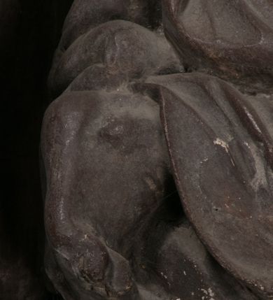 Zdjęcie nr 100: Nagrobek Grzegorza i Katarzyny Branickich znajduje się w kaplicy rodowej pod wezwaniem Najświętszej Marii Panny, na ścianie południowej, naprzeciwko wejścia. Składa się z trójosiowego cokołu i potrójnej filarowo-kolumnowej arkady z klęczącymi postaciami zmarłych po bokach adorujących znajdującą się pośrodku scenę ze zmartwychwstałym Chrystusem ukazującym się niewiernemu Tomaszowi. Całość wieńczy półkolista arkada z herbami Gryf i Kotwicz i tablicami inskrypcyjnymi. 
Dolna część artykułowa lizenami ozdobionymi motywami kandelabrowymi. W polu środkowym czaszka ze skrzyżowanymi piszczelami z inskrypcją w górnej i dolnej części: „POWIEDZ SVIETA [M]ADROSCI IESLI ZE SMIERC ZIWA / CZI MARTWA IESLI MARTWA CZEMV ZIWĄ BIWA / MALOWANA A IESLI ZIWA SMIERCIĄ CZEMV / ZOWIĄ IĄ NAD TO ZYWOT PRZECZ BIERZE KOZI/DEMV / TA IEST NA TWE PITANIE ODPOWIEC PRAWDZIWA / GDI TI ZYESZ SMIERC MARTVA GDY VMIERAS ZIWA / A IESLI ZLA CZI DOBRA CHCZES WIEDZIEC LI O TYM / IAKIS SĄM TAKĄ SMIELE SMIERC MIEĆ BĘDZIESZ PO TYM”. Na lewym polu inskrypcja „CO ZA DZIW ZEM POPIOLEM / WIEDZCIE ZESCIE WY / IAKO IA TENZE POPIOL, TO / IEDNO ZE ZYWY / BO GDIM SIĘ W PROCH ROSSIPAL / DOPIROM PRAWDZIWIE DOSZEDL, ZE CZLOWIEK TYMZE / PROCHEM CHOCIA ZYWIE / PATRZ ZE ZYWY POPIELIE A / TO POMNI SOBIE / ZES NA SWIECIE POPIOLEM / POPIOLEM I W GROBIE / A ZASZ NIEWIES CZYMEM BYL / A TERAZEM IAKI / OGLIANDAI, VWAZAIACZ ZE / SAM BEDZIESZ TAKI / BYLEM TERAS MIE NIE MASZ / IAK BIM TISZ NA SWIECIE / NIE BYL WY DZIS IESTESCIE / IUTRO NIEBEDZIECIE”. W polu cokołu „KTO TV LEZY POBOZNOSC / CNOTA OBYCZAIE / IAKICH NIERYCHLO VIZRĄ / BLISKO LEGLE KRAIE / IAKOSZ IE TAK MALY KĄT / MOGL ZACHOWAC W SOBIE / CZOSZ ALBO CNOTI LVCZKIE / GRZEBIĄ SCZIALEM W GROBIE / TILKOC TV CIALO LIEZY LIECZ / DVSZA W PRZESTRONE / NIEBIESKIE GMACHI WESŁA / KĘDI NIEZLICZONE / LATA POWIEDZIE. CZEMV IZE / MATKĄ BYLA / NIERZKAC POTOMSTWV ALIE / I SIROTOM SILA / TAKCI ZYWOT ZYWOTEM BYWA ZAKVPIONY / DOBRI FRIMARK DAC PLOCHI / ZA ON NIESKONCZONY”. Cokół zamyka wąski, silnie wysunięty gzyms z kimationem jońskim.
Trójosiowy podział nagrobka jest zachowany w partii środkowej, składającej się z trzech arkadowych wnęk, z których środkowa ujęta jest wolnostojącymi kolumnami jońskimi pokrytymi spiralnie ułożonymi pasami z motywem wici roślinnej, a sąsiednie od zewnątrz flankowane filarami pokrytymi motywami kandelabrowymi. W niezbyt głębokich niszach, których podniebienia zdobią kasetony z rozetami w kluczach uskrzydlone główki aniołków umieszczono wykonane w marmurze pińczowskim płaskorzeźby Chrystusa Zmartwychwstałego i adorujących go zmarłych, Grzegorza i Katarzynę Branickich. 
Zbawiciel jest ujęty całopostaciowo, frontalnie, w niewielkim wykroku, z głową zwróconą lekko do klęczącego po prawej stronie św. Tomasza. Jego ciało jest smukłe, wąskie w ramionach, z zaznaczonymi żebrami i mięśniami, osłonięte przewiązaną na biodrach szatą i płaszczem na lewym ramieniu. Chrystus ma pociągłą twarz, o wysokim czole, szerokich kościach policzkowych, wydatnym nosie i z głębokimi oczodołami. Przedstawiony został z długimi wąsami i brodą oraz opadającymi na ramiona, kręconymi włosami. W lewej ręce trzyma chorągiew i podtrzymuje szatę, a prawą rękę ma opuszczoną ku dołowi. 
Święty Tomasz ukazany jest z profilu, w szacie podwójnie przewiązanej w pasie sznurem i przerzuconym przez lewe ramie płaszczem. Twarz z brodą i długimi włosami, odwrócona w stronę Chrystusa. Do góry unosi również prawą rękę, zachowaną tylko do łokcia, lewą rękę trzyma ponad pasem. Figura mężczyzny wyrzeźbiona w kamieniu, polichromowana, przysłania wieniec z obłoków i uskrzydlonych głów puttów otaczający Chrystusa. 
Postacie stoją na podwójnym postumencie. W jego górnej części wyryto sentencję łacińską na prostokątnej tablicy umieszczonej w ozdobnym kartuszu, z zawiniętym spiralnie wycięciem krawędzi górnej i z dodaną w krawędzi dolnej główką uskrzydlonego putta. Napis na postumencie: „PER QVEM ET NOS / RESVRGERE DEVOTA / MENTE, CREDIMVS”. Na płycie poniżej płaskorzeźbione, leżące na prawym boku putto podpierające głowę na prawej ręce, natomiast w lewej trzymające klepsydrę. Nagie ciało, lekko przysłonięte draperią, spoczywa na poduszce z dwoma pomponami. Prawa noga jest wyprostowana, lewa zgięta w kolanie. Twarz pucołowata, z otwartymi oczami, otoczona gęstymi puklami loków. Przed dzieckiem leży czaszka. Nad nim znajduje się grawerowany kartusz z napisem: „HODIE MIHI / CRAS TIBI”. 
W arkadzie po lewej stronie przedstawiony został w trzech czwartych, zwrócony ramionami do widza Grzegorz Branicki. Postać klęczy na poduszce, szerokie dłonie złożone ma razem na piersiach, a głowę lekko uniesioną. Twarz Branickiego o pociągłych rysach, szerokich kościach policzkowych i dużych oczach, z wysokim czołem przysłoniętym zaczesanymi do przodu włosami. Ukazany z wąsami i długą, pofalowaną brodą. Ubrany jest w pełną, dekorowaną zbroję, spod której wystaje jaka i nogawice. Na szyi zawieszony łańcuch, a u stóp ostrogi. Przy nogach Branickiego leżą rękawice i hełm z trzema piórami. Nad głową wznoszą się panoplia, złożone z okrągłej tarczy i skrzyżowanych miecza, szabli, buławy, łuku, kołczanu ze strzałami i włóczni.
Po lewej stronie arkadę wypełnia ujęta z profilu, postać klęczącej na dwóch kolanach Katarzyny Branickiej. Jest ubrana w długą szubę, opadającą sztywnymi, rozchodzącymi się fałdami, u dołu załamującymi się, które zasłaniają sylwetkę. Na głowie ma czepiec przysłaniający włosy i podwikę. Twarz o łagodnych rysach, z długim nosem, małymi ustami i lekko zadartym podbródkiem. Ręce złożone razem na piersiach. Na palcach wskazującym i serdecznym lewej dłoni pierścienie, a ponad nadgarstkiem czterokrotnie nawinięty różaniec. Ponad figurą płaskorzeźbione tondo z Matką Boską z Dzieciątkiem otoczonymi wieńcem obłoków. Maria siedzi, ubrana w długą suknię, z welonem na głowie, z płaszczem zarzuconym na ramiona, którym lekko okrywa nagie Dzieciątko.
Zwieńczenie nagrobka o brzegach inkrustowanych marmurowymi kołami i elipsami, ujęte ornamentalnymi uszami, jest zakończone pasem z zawijającymi się do środkami kartuszami i równolegle ułożonymi liśćmi akantu. Tympanon wypełnia dekoracja złożona z czterech kartuszy: dwóch owalnych na tle paludamentu, zwieńczonych uskrzydloną główką anioła z godłami herbów Gryf i Kotwicz i dwóch podłużnych z inskrypcjami. Na tablicy po lewej stronie inskrypcja: „MAGNIFICO D(OMI)NO GREGORIO A RUSCA BRANICZKI OLIM VENA/TORI ET BURGRABIO CRAC(OVIENSI) CAPITANEO NIEPOŁOMIECEN(SI) VIRO / INTEGERRIMO DE REGIBVS SVIS ET RE PVB(LICA) BENE MERITO RELIGIO/NIS CATHOLICE AMANTISSIMO AMICIS FIDELISSIMO, OMNIBVS AFFABI/LI ET BENIGNO JOANNES A RUSCA BRANICZKI VENATOR CRACO(VIENSIS) CAPITANEVS NIEPOŁOMICEN(SI) MESTVS FILIUS PARENTI CHA/RISSIMO POSVIT OBYT 9 MAII A(NNO) D(OMINI) 1595 AETATIS SUE 60”. Napis wykuty po prawej stronie: “MAGNIFICAE D(OMI)NE CATHARINAE MAGNIFICI OLIM D(OMI)NI AUGUSTINI / KOTFICZ D(OMINI) SIGISMVNDI I POLONIAE REGIS STABVLI PREFECTI / VEXILIFERISQUE CURIE ET BURGRABY CRACO(VIENSIS) FILIE MATRONAE / LECTISSIME QVE CVM PVDORE ET MORVM MIRA ELEGANTIA / MARITI SUMMUM AMOREM VIRTUTE ET MODESTIA OMNIVM BENE/VOLENTIAM MERVISSET ACERBISSIMA MORTE AB OCVLIS EREPTA EST / IDEM FILIUS MATRI AMANTISSIME CVM LACRIMIS POSVIT. OBYT / 8 OCTOBRIS A(NNO) D)OMINI) 1588 AETATIS SUE 38". 
