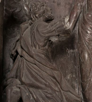 Zdjęcie nr 103: Nagrobek Grzegorza i Katarzyny Branickich znajduje się w kaplicy rodowej pod wezwaniem Najświętszej Marii Panny, na ścianie południowej, naprzeciwko wejścia. Składa się z trójosiowego cokołu i potrójnej filarowo-kolumnowej arkady z klęczącymi postaciami zmarłych po bokach adorujących znajdującą się pośrodku scenę ze zmartwychwstałym Chrystusem ukazującym się niewiernemu Tomaszowi. Całość wieńczy półkolista arkada z herbami Gryf i Kotwicz i tablicami inskrypcyjnymi. 
Dolna część artykułowa lizenami ozdobionymi motywami kandelabrowymi. W polu środkowym czaszka ze skrzyżowanymi piszczelami z inskrypcją w górnej i dolnej części: „POWIEDZ SVIETA [M]ADROSCI IESLI ZE SMIERC ZIWA / CZI MARTWA IESLI MARTWA CZEMV ZIWĄ BIWA / MALOWANA A IESLI ZIWA SMIERCIĄ CZEMV / ZOWIĄ IĄ NAD TO ZYWOT PRZECZ BIERZE KOZI/DEMV / TA IEST NA TWE PITANIE ODPOWIEC PRAWDZIWA / GDI TI ZYESZ SMIERC MARTVA GDY VMIERAS ZIWA / A IESLI ZLA CZI DOBRA CHCZES WIEDZIEC LI O TYM / IAKIS SĄM TAKĄ SMIELE SMIERC MIEĆ BĘDZIESZ PO TYM”. Na lewym polu inskrypcja „CO ZA DZIW ZEM POPIOLEM / WIEDZCIE ZESCIE WY / IAKO IA TENZE POPIOL, TO / IEDNO ZE ZYWY / BO GDIM SIĘ W PROCH ROSSIPAL / DOPIROM PRAWDZIWIE DOSZEDL, ZE CZLOWIEK TYMZE / PROCHEM CHOCIA ZYWIE / PATRZ ZE ZYWY POPIELIE A / TO POMNI SOBIE / ZES NA SWIECIE POPIOLEM / POPIOLEM I W GROBIE / A ZASZ NIEWIES CZYMEM BYL / A TERAZEM IAKI / OGLIANDAI, VWAZAIACZ ZE / SAM BEDZIESZ TAKI / BYLEM TERAS MIE NIE MASZ / IAK BIM TISZ NA SWIECIE / NIE BYL WY DZIS IESTESCIE / IUTRO NIEBEDZIECIE”. W polu cokołu „KTO TV LEZY POBOZNOSC / CNOTA OBYCZAIE / IAKICH NIERYCHLO VIZRĄ / BLISKO LEGLE KRAIE / IAKOSZ IE TAK MALY KĄT / MOGL ZACHOWAC W SOBIE / CZOSZ ALBO CNOTI LVCZKIE / GRZEBIĄ SCZIALEM W GROBIE / TILKOC TV CIALO LIEZY LIECZ / DVSZA W PRZESTRONE / NIEBIESKIE GMACHI WESŁA / KĘDI NIEZLICZONE / LATA POWIEDZIE. CZEMV IZE / MATKĄ BYLA / NIERZKAC POTOMSTWV ALIE / I SIROTOM SILA / TAKCI ZYWOT ZYWOTEM BYWA ZAKVPIONY / DOBRI FRIMARK DAC PLOCHI / ZA ON NIESKONCZONY”. Cokół zamyka wąski, silnie wysunięty gzyms z kimationem jońskim.
Trójosiowy podział nagrobka jest zachowany w partii środkowej, składającej się z trzech arkadowych wnęk, z których środkowa ujęta jest wolnostojącymi kolumnami jońskimi pokrytymi spiralnie ułożonymi pasami z motywem wici roślinnej, a sąsiednie od zewnątrz flankowane filarami pokrytymi motywami kandelabrowymi. W niezbyt głębokich niszach, których podniebienia zdobią kasetony z rozetami w kluczach uskrzydlone główki aniołków umieszczono wykonane w marmurze pińczowskim płaskorzeźby Chrystusa Zmartwychwstałego i adorujących go zmarłych, Grzegorza i Katarzynę Branickich. 
Zbawiciel jest ujęty całopostaciowo, frontalnie, w niewielkim wykroku, z głową zwróconą lekko do klęczącego po prawej stronie św. Tomasza. Jego ciało jest smukłe, wąskie w ramionach, z zaznaczonymi żebrami i mięśniami, osłonięte przewiązaną na biodrach szatą i płaszczem na lewym ramieniu. Chrystus ma pociągłą twarz, o wysokim czole, szerokich kościach policzkowych, wydatnym nosie i z głębokimi oczodołami. Przedstawiony został z długimi wąsami i brodą oraz opadającymi na ramiona, kręconymi włosami. W lewej ręce trzyma chorągiew i podtrzymuje szatę, a prawą rękę ma opuszczoną ku dołowi. 
Święty Tomasz ukazany jest z profilu, w szacie podwójnie przewiązanej w pasie sznurem i przerzuconym przez lewe ramie płaszczem. Twarz z brodą i długimi włosami, odwrócona w stronę Chrystusa. Do góry unosi również prawą rękę, zachowaną tylko do łokcia, lewą rękę trzyma ponad pasem. Figura mężczyzny wyrzeźbiona w kamieniu, polichromowana, przysłania wieniec z obłoków i uskrzydlonych głów puttów otaczający Chrystusa. 
Postacie stoją na podwójnym postumencie. W jego górnej części wyryto sentencję łacińską na prostokątnej tablicy umieszczonej w ozdobnym kartuszu, z zawiniętym spiralnie wycięciem krawędzi górnej i z dodaną w krawędzi dolnej główką uskrzydlonego putta. Napis na postumencie: „PER QVEM ET NOS / RESVRGERE DEVOTA / MENTE, CREDIMVS”. Na płycie poniżej płaskorzeźbione, leżące na prawym boku putto podpierające głowę na prawej ręce, natomiast w lewej trzymające klepsydrę. Nagie ciało, lekko przysłonięte draperią, spoczywa na poduszce z dwoma pomponami. Prawa noga jest wyprostowana, lewa zgięta w kolanie. Twarz pucołowata, z otwartymi oczami, otoczona gęstymi puklami loków. Przed dzieckiem leży czaszka. Nad nim znajduje się grawerowany kartusz z napisem: „HODIE MIHI / CRAS TIBI”. 
W arkadzie po lewej stronie przedstawiony został w trzech czwartych, zwrócony ramionami do widza Grzegorz Branicki. Postać klęczy na poduszce, szerokie dłonie złożone ma razem na piersiach, a głowę lekko uniesioną. Twarz Branickiego o pociągłych rysach, szerokich kościach policzkowych i dużych oczach, z wysokim czołem przysłoniętym zaczesanymi do przodu włosami. Ukazany z wąsami i długą, pofalowaną brodą. Ubrany jest w pełną, dekorowaną zbroję, spod której wystaje jaka i nogawice. Na szyi zawieszony łańcuch, a u stóp ostrogi. Przy nogach Branickiego leżą rękawice i hełm z trzema piórami. Nad głową wznoszą się panoplia, złożone z okrągłej tarczy i skrzyżowanych miecza, szabli, buławy, łuku, kołczanu ze strzałami i włóczni.
Po lewej stronie arkadę wypełnia ujęta z profilu, postać klęczącej na dwóch kolanach Katarzyny Branickiej. Jest ubrana w długą szubę, opadającą sztywnymi, rozchodzącymi się fałdami, u dołu załamującymi się, które zasłaniają sylwetkę. Na głowie ma czepiec przysłaniający włosy i podwikę. Twarz o łagodnych rysach, z długim nosem, małymi ustami i lekko zadartym podbródkiem. Ręce złożone razem na piersiach. Na palcach wskazującym i serdecznym lewej dłoni pierścienie, a ponad nadgarstkiem czterokrotnie nawinięty różaniec. Ponad figurą płaskorzeźbione tondo z Matką Boską z Dzieciątkiem otoczonymi wieńcem obłoków. Maria siedzi, ubrana w długą suknię, z welonem na głowie, z płaszczem zarzuconym na ramiona, którym lekko okrywa nagie Dzieciątko.
Zwieńczenie nagrobka o brzegach inkrustowanych marmurowymi kołami i elipsami, ujęte ornamentalnymi uszami, jest zakończone pasem z zawijającymi się do środkami kartuszami i równolegle ułożonymi liśćmi akantu. Tympanon wypełnia dekoracja złożona z czterech kartuszy: dwóch owalnych na tle paludamentu, zwieńczonych uskrzydloną główką anioła z godłami herbów Gryf i Kotwicz i dwóch podłużnych z inskrypcjami. Na tablicy po lewej stronie inskrypcja: „MAGNIFICO D(OMI)NO GREGORIO A RUSCA BRANICZKI OLIM VENA/TORI ET BURGRABIO CRAC(OVIENSI) CAPITANEO NIEPOŁOMIECEN(SI) VIRO / INTEGERRIMO DE REGIBVS SVIS ET RE PVB(LICA) BENE MERITO RELIGIO/NIS CATHOLICE AMANTISSIMO AMICIS FIDELISSIMO, OMNIBVS AFFABI/LI ET BENIGNO JOANNES A RUSCA BRANICZKI VENATOR CRACO(VIENSIS) CAPITANEVS NIEPOŁOMICEN(SI) MESTVS FILIUS PARENTI CHA/RISSIMO POSVIT OBYT 9 MAII A(NNO) D(OMINI) 1595 AETATIS SUE 60”. Napis wykuty po prawej stronie: “MAGNIFICAE D(OMI)NE CATHARINAE MAGNIFICI OLIM D(OMI)NI AUGUSTINI / KOTFICZ D(OMINI) SIGISMVNDI I POLONIAE REGIS STABVLI PREFECTI / VEXILIFERISQUE CURIE ET BURGRABY CRACO(VIENSIS) FILIE MATRONAE / LECTISSIME QVE CVM PVDORE ET MORVM MIRA ELEGANTIA / MARITI SUMMUM AMOREM VIRTUTE ET MODESTIA OMNIVM BENE/VOLENTIAM MERVISSET ACERBISSIMA MORTE AB OCVLIS EREPTA EST / IDEM FILIUS MATRI AMANTISSIME CVM LACRIMIS POSVIT. OBYT / 8 OCTOBRIS A(NNO) D)OMINI) 1588 AETATIS SUE 38&quot;. 
