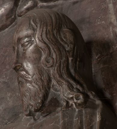 Zdjęcie nr 105: Nagrobek Grzegorza i Katarzyny Branickich znajduje się w kaplicy rodowej pod wezwaniem Najświętszej Marii Panny, na ścianie południowej, naprzeciwko wejścia. Składa się z trójosiowego cokołu i potrójnej filarowo-kolumnowej arkady z klęczącymi postaciami zmarłych po bokach adorujących znajdującą się pośrodku scenę ze zmartwychwstałym Chrystusem ukazującym się niewiernemu Tomaszowi. Całość wieńczy półkolista arkada z herbami Gryf i Kotwicz i tablicami inskrypcyjnymi. 
Dolna część artykułowa lizenami ozdobionymi motywami kandelabrowymi. W polu środkowym czaszka ze skrzyżowanymi piszczelami z inskrypcją w górnej i dolnej części: „POWIEDZ SVIETA [M]ADROSCI IESLI ZE SMIERC ZIWA / CZI MARTWA IESLI MARTWA CZEMV ZIWĄ BIWA / MALOWANA A IESLI ZIWA SMIERCIĄ CZEMV / ZOWIĄ IĄ NAD TO ZYWOT PRZECZ BIERZE KOZI/DEMV / TA IEST NA TWE PITANIE ODPOWIEC PRAWDZIWA / GDI TI ZYESZ SMIERC MARTVA GDY VMIERAS ZIWA / A IESLI ZLA CZI DOBRA CHCZES WIEDZIEC LI O TYM / IAKIS SĄM TAKĄ SMIELE SMIERC MIEĆ BĘDZIESZ PO TYM”. Na lewym polu inskrypcja „CO ZA DZIW ZEM POPIOLEM / WIEDZCIE ZESCIE WY / IAKO IA TENZE POPIOL, TO / IEDNO ZE ZYWY / BO GDIM SIĘ W PROCH ROSSIPAL / DOPIROM PRAWDZIWIE DOSZEDL, ZE CZLOWIEK TYMZE / PROCHEM CHOCIA ZYWIE / PATRZ ZE ZYWY POPIELIE A / TO POMNI SOBIE / ZES NA SWIECIE POPIOLEM / POPIOLEM I W GROBIE / A ZASZ NIEWIES CZYMEM BYL / A TERAZEM IAKI / OGLIANDAI, VWAZAIACZ ZE / SAM BEDZIESZ TAKI / BYLEM TERAS MIE NIE MASZ / IAK BIM TISZ NA SWIECIE / NIE BYL WY DZIS IESTESCIE / IUTRO NIEBEDZIECIE”. W polu cokołu „KTO TV LEZY POBOZNOSC / CNOTA OBYCZAIE / IAKICH NIERYCHLO VIZRĄ / BLISKO LEGLE KRAIE / IAKOSZ IE TAK MALY KĄT / MOGL ZACHOWAC W SOBIE / CZOSZ ALBO CNOTI LVCZKIE / GRZEBIĄ SCZIALEM W GROBIE / TILKOC TV CIALO LIEZY LIECZ / DVSZA W PRZESTRONE / NIEBIESKIE GMACHI WESŁA / KĘDI NIEZLICZONE / LATA POWIEDZIE. CZEMV IZE / MATKĄ BYLA / NIERZKAC POTOMSTWV ALIE / I SIROTOM SILA / TAKCI ZYWOT ZYWOTEM BYWA ZAKVPIONY / DOBRI FRIMARK DAC PLOCHI / ZA ON NIESKONCZONY”. Cokół zamyka wąski, silnie wysunięty gzyms z kimationem jońskim.
Trójosiowy podział nagrobka jest zachowany w partii środkowej, składającej się z trzech arkadowych wnęk, z których środkowa ujęta jest wolnostojącymi kolumnami jońskimi pokrytymi spiralnie ułożonymi pasami z motywem wici roślinnej, a sąsiednie od zewnątrz flankowane filarami pokrytymi motywami kandelabrowymi. W niezbyt głębokich niszach, których podniebienia zdobią kasetony z rozetami w kluczach uskrzydlone główki aniołków umieszczono wykonane w marmurze pińczowskim płaskorzeźby Chrystusa Zmartwychwstałego i adorujących go zmarłych, Grzegorza i Katarzynę Branickich. 
Zbawiciel jest ujęty całopostaciowo, frontalnie, w niewielkim wykroku, z głową zwróconą lekko do klęczącego po prawej stronie św. Tomasza. Jego ciało jest smukłe, wąskie w ramionach, z zaznaczonymi żebrami i mięśniami, osłonięte przewiązaną na biodrach szatą i płaszczem na lewym ramieniu. Chrystus ma pociągłą twarz, o wysokim czole, szerokich kościach policzkowych, wydatnym nosie i z głębokimi oczodołami. Przedstawiony został z długimi wąsami i brodą oraz opadającymi na ramiona, kręconymi włosami. W lewej ręce trzyma chorągiew i podtrzymuje szatę, a prawą rękę ma opuszczoną ku dołowi. 
Święty Tomasz ukazany jest z profilu, w szacie podwójnie przewiązanej w pasie sznurem i przerzuconym przez lewe ramie płaszczem. Twarz z brodą i długimi włosami, odwrócona w stronę Chrystusa. Do góry unosi również prawą rękę, zachowaną tylko do łokcia, lewą rękę trzyma ponad pasem. Figura mężczyzny wyrzeźbiona w kamieniu, polichromowana, przysłania wieniec z obłoków i uskrzydlonych głów puttów otaczający Chrystusa. 
Postacie stoją na podwójnym postumencie. W jego górnej części wyryto sentencję łacińską na prostokątnej tablicy umieszczonej w ozdobnym kartuszu, z zawiniętym spiralnie wycięciem krawędzi górnej i z dodaną w krawędzi dolnej główką uskrzydlonego putta. Napis na postumencie: „PER QVEM ET NOS / RESVRGERE DEVOTA / MENTE, CREDIMVS”. Na płycie poniżej płaskorzeźbione, leżące na prawym boku putto podpierające głowę na prawej ręce, natomiast w lewej trzymające klepsydrę. Nagie ciało, lekko przysłonięte draperią, spoczywa na poduszce z dwoma pomponami. Prawa noga jest wyprostowana, lewa zgięta w kolanie. Twarz pucołowata, z otwartymi oczami, otoczona gęstymi puklami loków. Przed dzieckiem leży czaszka. Nad nim znajduje się grawerowany kartusz z napisem: „HODIE MIHI / CRAS TIBI”. 
W arkadzie po lewej stronie przedstawiony został w trzech czwartych, zwrócony ramionami do widza Grzegorz Branicki. Postać klęczy na poduszce, szerokie dłonie złożone ma razem na piersiach, a głowę lekko uniesioną. Twarz Branickiego o pociągłych rysach, szerokich kościach policzkowych i dużych oczach, z wysokim czołem przysłoniętym zaczesanymi do przodu włosami. Ukazany z wąsami i długą, pofalowaną brodą. Ubrany jest w pełną, dekorowaną zbroję, spod której wystaje jaka i nogawice. Na szyi zawieszony łańcuch, a u stóp ostrogi. Przy nogach Branickiego leżą rękawice i hełm z trzema piórami. Nad głową wznoszą się panoplia, złożone z okrągłej tarczy i skrzyżowanych miecza, szabli, buławy, łuku, kołczanu ze strzałami i włóczni.
Po lewej stronie arkadę wypełnia ujęta z profilu, postać klęczącej na dwóch kolanach Katarzyny Branickiej. Jest ubrana w długą szubę, opadającą sztywnymi, rozchodzącymi się fałdami, u dołu załamującymi się, które zasłaniają sylwetkę. Na głowie ma czepiec przysłaniający włosy i podwikę. Twarz o łagodnych rysach, z długim nosem, małymi ustami i lekko zadartym podbródkiem. Ręce złożone razem na piersiach. Na palcach wskazującym i serdecznym lewej dłoni pierścienie, a ponad nadgarstkiem czterokrotnie nawinięty różaniec. Ponad figurą płaskorzeźbione tondo z Matką Boską z Dzieciątkiem otoczonymi wieńcem obłoków. Maria siedzi, ubrana w długą suknię, z welonem na głowie, z płaszczem zarzuconym na ramiona, którym lekko okrywa nagie Dzieciątko.
Zwieńczenie nagrobka o brzegach inkrustowanych marmurowymi kołami i elipsami, ujęte ornamentalnymi uszami, jest zakończone pasem z zawijającymi się do środkami kartuszami i równolegle ułożonymi liśćmi akantu. Tympanon wypełnia dekoracja złożona z czterech kartuszy: dwóch owalnych na tle paludamentu, zwieńczonych uskrzydloną główką anioła z godłami herbów Gryf i Kotwicz i dwóch podłużnych z inskrypcjami. Na tablicy po lewej stronie inskrypcja: „MAGNIFICO D(OMI)NO GREGORIO A RUSCA BRANICZKI OLIM VENA/TORI ET BURGRABIO CRAC(OVIENSI) CAPITANEO NIEPOŁOMIECEN(SI) VIRO / INTEGERRIMO DE REGIBVS SVIS ET RE PVB(LICA) BENE MERITO RELIGIO/NIS CATHOLICE AMANTISSIMO AMICIS FIDELISSIMO, OMNIBVS AFFABI/LI ET BENIGNO JOANNES A RUSCA BRANICZKI VENATOR CRACO(VIENSIS) CAPITANEVS NIEPOŁOMICEN(SI) MESTVS FILIUS PARENTI CHA/RISSIMO POSVIT OBYT 9 MAII A(NNO) D(OMINI) 1595 AETATIS SUE 60”. Napis wykuty po prawej stronie: “MAGNIFICAE D(OMI)NE CATHARINAE MAGNIFICI OLIM D(OMI)NI AUGUSTINI / KOTFICZ D(OMINI) SIGISMVNDI I POLONIAE REGIS STABVLI PREFECTI / VEXILIFERISQUE CURIE ET BURGRABY CRACO(VIENSIS) FILIE MATRONAE / LECTISSIME QVE CVM PVDORE ET MORVM MIRA ELEGANTIA / MARITI SUMMUM AMOREM VIRTUTE ET MODESTIA OMNIVM BENE/VOLENTIAM MERVISSET ACERBISSIMA MORTE AB OCVLIS EREPTA EST / IDEM FILIUS MATRI AMANTISSIME CVM LACRIMIS POSVIT. OBYT / 8 OCTOBRIS A(NNO) D)OMINI) 1588 AETATIS SUE 38". 
