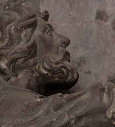 Zdjęcie nr 101: Nagrobek Grzegorza i Katarzyny Branickich znajduje się w kaplicy rodowej pod wezwaniem Najświętszej Marii Panny, na ścianie południowej, naprzeciwko wejścia. Składa się z trójosiowego cokołu i potrójnej filarowo-kolumnowej arkady z klęczącymi postaciami zmarłych po bokach adorujących znajdującą się pośrodku scenę ze zmartwychwstałym Chrystusem ukazującym się niewiernemu Tomaszowi. Całość wieńczy półkolista arkada z herbami Gryf i Kotwicz i tablicami inskrypcyjnymi. 
Dolna część artykułowa lizenami ozdobionymi motywami kandelabrowymi. W polu środkowym czaszka ze skrzyżowanymi piszczelami z inskrypcją w górnej i dolnej części: „POWIEDZ SVIETA [M]ADROSCI IESLI ZE SMIERC ZIWA / CZI MARTWA IESLI MARTWA CZEMV ZIWĄ BIWA / MALOWANA A IESLI ZIWA SMIERCIĄ CZEMV / ZOWIĄ IĄ NAD TO ZYWOT PRZECZ BIERZE KOZI/DEMV / TA IEST NA TWE PITANIE ODPOWIEC PRAWDZIWA / GDI TI ZYESZ SMIERC MARTVA GDY VMIERAS ZIWA / A IESLI ZLA CZI DOBRA CHCZES WIEDZIEC LI O TYM / IAKIS SĄM TAKĄ SMIELE SMIERC MIEĆ BĘDZIESZ PO TYM”. Na lewym polu inskrypcja „CO ZA DZIW ZEM POPIOLEM / WIEDZCIE ZESCIE WY / IAKO IA TENZE POPIOL, TO / IEDNO ZE ZYWY / BO GDIM SIĘ W PROCH ROSSIPAL / DOPIROM PRAWDZIWIE DOSZEDL, ZE CZLOWIEK TYMZE / PROCHEM CHOCIA ZYWIE / PATRZ ZE ZYWY POPIELIE A / TO POMNI SOBIE / ZES NA SWIECIE POPIOLEM / POPIOLEM I W GROBIE / A ZASZ NIEWIES CZYMEM BYL / A TERAZEM IAKI / OGLIANDAI, VWAZAIACZ ZE / SAM BEDZIESZ TAKI / BYLEM TERAS MIE NIE MASZ / IAK BIM TISZ NA SWIECIE / NIE BYL WY DZIS IESTESCIE / IUTRO NIEBEDZIECIE”. W polu cokołu „KTO TV LEZY POBOZNOSC / CNOTA OBYCZAIE / IAKICH NIERYCHLO VIZRĄ / BLISKO LEGLE KRAIE / IAKOSZ IE TAK MALY KĄT / MOGL ZACHOWAC W SOBIE / CZOSZ ALBO CNOTI LVCZKIE / GRZEBIĄ SCZIALEM W GROBIE / TILKOC TV CIALO LIEZY LIECZ / DVSZA W PRZESTRONE / NIEBIESKIE GMACHI WESŁA / KĘDI NIEZLICZONE / LATA POWIEDZIE. CZEMV IZE / MATKĄ BYLA / NIERZKAC POTOMSTWV ALIE / I SIROTOM SILA / TAKCI ZYWOT ZYWOTEM BYWA ZAKVPIONY / DOBRI FRIMARK DAC PLOCHI / ZA ON NIESKONCZONY”. Cokół zamyka wąski, silnie wysunięty gzyms z kimationem jońskim.
Trójosiowy podział nagrobka jest zachowany w partii środkowej, składającej się z trzech arkadowych wnęk, z których środkowa ujęta jest wolnostojącymi kolumnami jońskimi pokrytymi spiralnie ułożonymi pasami z motywem wici roślinnej, a sąsiednie od zewnątrz flankowane filarami pokrytymi motywami kandelabrowymi. W niezbyt głębokich niszach, których podniebienia zdobią kasetony z rozetami w kluczach uskrzydlone główki aniołków umieszczono wykonane w marmurze pińczowskim płaskorzeźby Chrystusa Zmartwychwstałego i adorujących go zmarłych, Grzegorza i Katarzynę Branickich. 
Zbawiciel jest ujęty całopostaciowo, frontalnie, w niewielkim wykroku, z głową zwróconą lekko do klęczącego po prawej stronie św. Tomasza. Jego ciało jest smukłe, wąskie w ramionach, z zaznaczonymi żebrami i mięśniami, osłonięte przewiązaną na biodrach szatą i płaszczem na lewym ramieniu. Chrystus ma pociągłą twarz, o wysokim czole, szerokich kościach policzkowych, wydatnym nosie i z głębokimi oczodołami. Przedstawiony został z długimi wąsami i brodą oraz opadającymi na ramiona, kręconymi włosami. W lewej ręce trzyma chorągiew i podtrzymuje szatę, a prawą rękę ma opuszczoną ku dołowi. 
Święty Tomasz ukazany jest z profilu, w szacie podwójnie przewiązanej w pasie sznurem i przerzuconym przez lewe ramie płaszczem. Twarz z brodą i długimi włosami, odwrócona w stronę Chrystusa. Do góry unosi również prawą rękę, zachowaną tylko do łokcia, lewą rękę trzyma ponad pasem. Figura mężczyzny wyrzeźbiona w kamieniu, polichromowana, przysłania wieniec z obłoków i uskrzydlonych głów puttów otaczający Chrystusa. 
Postacie stoją na podwójnym postumencie. W jego górnej części wyryto sentencję łacińską na prostokątnej tablicy umieszczonej w ozdobnym kartuszu, z zawiniętym spiralnie wycięciem krawędzi górnej i z dodaną w krawędzi dolnej główką uskrzydlonego putta. Napis na postumencie: „PER QVEM ET NOS / RESVRGERE DEVOTA / MENTE, CREDIMVS”. Na płycie poniżej płaskorzeźbione, leżące na prawym boku putto podpierające głowę na prawej ręce, natomiast w lewej trzymające klepsydrę. Nagie ciało, lekko przysłonięte draperią, spoczywa na poduszce z dwoma pomponami. Prawa noga jest wyprostowana, lewa zgięta w kolanie. Twarz pucołowata, z otwartymi oczami, otoczona gęstymi puklami loków. Przed dzieckiem leży czaszka. Nad nim znajduje się grawerowany kartusz z napisem: „HODIE MIHI / CRAS TIBI”. 
W arkadzie po lewej stronie przedstawiony został w trzech czwartych, zwrócony ramionami do widza Grzegorz Branicki. Postać klęczy na poduszce, szerokie dłonie złożone ma razem na piersiach, a głowę lekko uniesioną. Twarz Branickiego o pociągłych rysach, szerokich kościach policzkowych i dużych oczach, z wysokim czołem przysłoniętym zaczesanymi do przodu włosami. Ukazany z wąsami i długą, pofalowaną brodą. Ubrany jest w pełną, dekorowaną zbroję, spod której wystaje jaka i nogawice. Na szyi zawieszony łańcuch, a u stóp ostrogi. Przy nogach Branickiego leżą rękawice i hełm z trzema piórami. Nad głową wznoszą się panoplia, złożone z okrągłej tarczy i skrzyżowanych miecza, szabli, buławy, łuku, kołczanu ze strzałami i włóczni.
Po lewej stronie arkadę wypełnia ujęta z profilu, postać klęczącej na dwóch kolanach Katarzyny Branickiej. Jest ubrana w długą szubę, opadającą sztywnymi, rozchodzącymi się fałdami, u dołu załamującymi się, które zasłaniają sylwetkę. Na głowie ma czepiec przysłaniający włosy i podwikę. Twarz o łagodnych rysach, z długim nosem, małymi ustami i lekko zadartym podbródkiem. Ręce złożone razem na piersiach. Na palcach wskazującym i serdecznym lewej dłoni pierścienie, a ponad nadgarstkiem czterokrotnie nawinięty różaniec. Ponad figurą płaskorzeźbione tondo z Matką Boską z Dzieciątkiem otoczonymi wieńcem obłoków. Maria siedzi, ubrana w długą suknię, z welonem na głowie, z płaszczem zarzuconym na ramiona, którym lekko okrywa nagie Dzieciątko.
Zwieńczenie nagrobka o brzegach inkrustowanych marmurowymi kołami i elipsami, ujęte ornamentalnymi uszami, jest zakończone pasem z zawijającymi się do środkami kartuszami i równolegle ułożonymi liśćmi akantu. Tympanon wypełnia dekoracja złożona z czterech kartuszy: dwóch owalnych na tle paludamentu, zwieńczonych uskrzydloną główką anioła z godłami herbów Gryf i Kotwicz i dwóch podłużnych z inskrypcjami. Na tablicy po lewej stronie inskrypcja: „MAGNIFICO D(OMI)NO GREGORIO A RUSCA BRANICZKI OLIM VENA/TORI ET BURGRABIO CRAC(OVIENSI) CAPITANEO NIEPOŁOMIECEN(SI) VIRO / INTEGERRIMO DE REGIBVS SVIS ET RE PVB(LICA) BENE MERITO RELIGIO/NIS CATHOLICE AMANTISSIMO AMICIS FIDELISSIMO, OMNIBVS AFFABI/LI ET BENIGNO JOANNES A RUSCA BRANICZKI VENATOR CRACO(VIENSIS) CAPITANEVS NIEPOŁOMICEN(SI) MESTVS FILIUS PARENTI CHA/RISSIMO POSVIT OBYT 9 MAII A(NNO) D(OMINI) 1595 AETATIS SUE 60”. Napis wykuty po prawej stronie: “MAGNIFICAE D(OMI)NE CATHARINAE MAGNIFICI OLIM D(OMI)NI AUGUSTINI / KOTFICZ D(OMINI) SIGISMVNDI I POLONIAE REGIS STABVLI PREFECTI / VEXILIFERISQUE CURIE ET BURGRABY CRACO(VIENSIS) FILIE MATRONAE / LECTISSIME QVE CVM PVDORE ET MORVM MIRA ELEGANTIA / MARITI SUMMUM AMOREM VIRTUTE ET MODESTIA OMNIVM BENE/VOLENTIAM MERVISSET ACERBISSIMA MORTE AB OCVLIS EREPTA EST / IDEM FILIUS MATRI AMANTISSIME CVM LACRIMIS POSVIT. OBYT / 8 OCTOBRIS A(NNO) D)OMINI) 1588 AETATIS SUE 38". 
