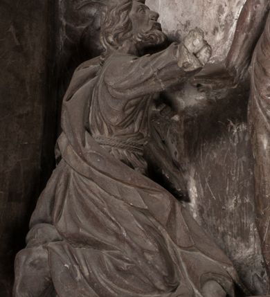 Zdjęcie nr 104: Nagrobek Grzegorza i Katarzyny Branickich znajduje się w kaplicy rodowej pod wezwaniem Najświętszej Marii Panny, na ścianie południowej, naprzeciwko wejścia. Składa się z trójosiowego cokołu i potrójnej filarowo-kolumnowej arkady z klęczącymi postaciami zmarłych po bokach adorujących znajdującą się pośrodku scenę ze zmartwychwstałym Chrystusem ukazującym się niewiernemu Tomaszowi. Całość wieńczy półkolista arkada z herbami Gryf i Kotwicz i tablicami inskrypcyjnymi. 
Dolna część artykułowa lizenami ozdobionymi motywami kandelabrowymi. W polu środkowym czaszka ze skrzyżowanymi piszczelami z inskrypcją w górnej i dolnej części: „POWIEDZ SVIETA [M]ADROSCI IESLI ZE SMIERC ZIWA / CZI MARTWA IESLI MARTWA CZEMV ZIWĄ BIWA / MALOWANA A IESLI ZIWA SMIERCIĄ CZEMV / ZOWIĄ IĄ NAD TO ZYWOT PRZECZ BIERZE KOZI/DEMV / TA IEST NA TWE PITANIE ODPOWIEC PRAWDZIWA / GDI TI ZYESZ SMIERC MARTVA GDY VMIERAS ZIWA / A IESLI ZLA CZI DOBRA CHCZES WIEDZIEC LI O TYM / IAKIS SĄM TAKĄ SMIELE SMIERC MIEĆ BĘDZIESZ PO TYM”. Na lewym polu inskrypcja „CO ZA DZIW ZEM POPIOLEM / WIEDZCIE ZESCIE WY / IAKO IA TENZE POPIOL, TO / IEDNO ZE ZYWY / BO GDIM SIĘ W PROCH ROSSIPAL / DOPIROM PRAWDZIWIE DOSZEDL, ZE CZLOWIEK TYMZE / PROCHEM CHOCIA ZYWIE / PATRZ ZE ZYWY POPIELIE A / TO POMNI SOBIE / ZES NA SWIECIE POPIOLEM / POPIOLEM I W GROBIE / A ZASZ NIEWIES CZYMEM BYL / A TERAZEM IAKI / OGLIANDAI, VWAZAIACZ ZE / SAM BEDZIESZ TAKI / BYLEM TERAS MIE NIE MASZ / IAK BIM TISZ NA SWIECIE / NIE BYL WY DZIS IESTESCIE / IUTRO NIEBEDZIECIE”. W polu cokołu „KTO TV LEZY POBOZNOSC / CNOTA OBYCZAIE / IAKICH NIERYCHLO VIZRĄ / BLISKO LEGLE KRAIE / IAKOSZ IE TAK MALY KĄT / MOGL ZACHOWAC W SOBIE / CZOSZ ALBO CNOTI LVCZKIE / GRZEBIĄ SCZIALEM W GROBIE / TILKOC TV CIALO LIEZY LIECZ / DVSZA W PRZESTRONE / NIEBIESKIE GMACHI WESŁA / KĘDI NIEZLICZONE / LATA POWIEDZIE. CZEMV IZE / MATKĄ BYLA / NIERZKAC POTOMSTWV ALIE / I SIROTOM SILA / TAKCI ZYWOT ZYWOTEM BYWA ZAKVPIONY / DOBRI FRIMARK DAC PLOCHI / ZA ON NIESKONCZONY”. Cokół zamyka wąski, silnie wysunięty gzyms z kimationem jońskim.
Trójosiowy podział nagrobka jest zachowany w partii środkowej, składającej się z trzech arkadowych wnęk, z których środkowa ujęta jest wolnostojącymi kolumnami jońskimi pokrytymi spiralnie ułożonymi pasami z motywem wici roślinnej, a sąsiednie od zewnątrz flankowane filarami pokrytymi motywami kandelabrowymi. W niezbyt głębokich niszach, których podniebienia zdobią kasetony z rozetami w kluczach uskrzydlone główki aniołków umieszczono wykonane w marmurze pińczowskim płaskorzeźby Chrystusa Zmartwychwstałego i adorujących go zmarłych, Grzegorza i Katarzynę Branickich. 
Zbawiciel jest ujęty całopostaciowo, frontalnie, w niewielkim wykroku, z głową zwróconą lekko do klęczącego po prawej stronie św. Tomasza. Jego ciało jest smukłe, wąskie w ramionach, z zaznaczonymi żebrami i mięśniami, osłonięte przewiązaną na biodrach szatą i płaszczem na lewym ramieniu. Chrystus ma pociągłą twarz, o wysokim czole, szerokich kościach policzkowych, wydatnym nosie i z głębokimi oczodołami. Przedstawiony został z długimi wąsami i brodą oraz opadającymi na ramiona, kręconymi włosami. W lewej ręce trzyma chorągiew i podtrzymuje szatę, a prawą rękę ma opuszczoną ku dołowi. 
Święty Tomasz ukazany jest z profilu, w szacie podwójnie przewiązanej w pasie sznurem i przerzuconym przez lewe ramie płaszczem. Twarz z brodą i długimi włosami, odwrócona w stronę Chrystusa. Do góry unosi również prawą rękę, zachowaną tylko do łokcia, lewą rękę trzyma ponad pasem. Figura mężczyzny wyrzeźbiona w kamieniu, polichromowana, przysłania wieniec z obłoków i uskrzydlonych głów puttów otaczający Chrystusa. 
Postacie stoją na podwójnym postumencie. W jego górnej części wyryto sentencję łacińską na prostokątnej tablicy umieszczonej w ozdobnym kartuszu, z zawiniętym spiralnie wycięciem krawędzi górnej i z dodaną w krawędzi dolnej główką uskrzydlonego putta. Napis na postumencie: „PER QVEM ET NOS / RESVRGERE DEVOTA / MENTE, CREDIMVS”. Na płycie poniżej płaskorzeźbione, leżące na prawym boku putto podpierające głowę na prawej ręce, natomiast w lewej trzymające klepsydrę. Nagie ciało, lekko przysłonięte draperią, spoczywa na poduszce z dwoma pomponami. Prawa noga jest wyprostowana, lewa zgięta w kolanie. Twarz pucołowata, z otwartymi oczami, otoczona gęstymi puklami loków. Przed dzieckiem leży czaszka. Nad nim znajduje się grawerowany kartusz z napisem: „HODIE MIHI / CRAS TIBI”. 
W arkadzie po lewej stronie przedstawiony został w trzech czwartych, zwrócony ramionami do widza Grzegorz Branicki. Postać klęczy na poduszce, szerokie dłonie złożone ma razem na piersiach, a głowę lekko uniesioną. Twarz Branickiego o pociągłych rysach, szerokich kościach policzkowych i dużych oczach, z wysokim czołem przysłoniętym zaczesanymi do przodu włosami. Ukazany z wąsami i długą, pofalowaną brodą. Ubrany jest w pełną, dekorowaną zbroję, spod której wystaje jaka i nogawice. Na szyi zawieszony łańcuch, a u stóp ostrogi. Przy nogach Branickiego leżą rękawice i hełm z trzema piórami. Nad głową wznoszą się panoplia, złożone z okrągłej tarczy i skrzyżowanych miecza, szabli, buławy, łuku, kołczanu ze strzałami i włóczni.
Po lewej stronie arkadę wypełnia ujęta z profilu, postać klęczącej na dwóch kolanach Katarzyny Branickiej. Jest ubrana w długą szubę, opadającą sztywnymi, rozchodzącymi się fałdami, u dołu załamującymi się, które zasłaniają sylwetkę. Na głowie ma czepiec przysłaniający włosy i podwikę. Twarz o łagodnych rysach, z długim nosem, małymi ustami i lekko zadartym podbródkiem. Ręce złożone razem na piersiach. Na palcach wskazującym i serdecznym lewej dłoni pierścienie, a ponad nadgarstkiem czterokrotnie nawinięty różaniec. Ponad figurą płaskorzeźbione tondo z Matką Boską z Dzieciątkiem otoczonymi wieńcem obłoków. Maria siedzi, ubrana w długą suknię, z welonem na głowie, z płaszczem zarzuconym na ramiona, którym lekko okrywa nagie Dzieciątko.
Zwieńczenie nagrobka o brzegach inkrustowanych marmurowymi kołami i elipsami, ujęte ornamentalnymi uszami, jest zakończone pasem z zawijającymi się do środkami kartuszami i równolegle ułożonymi liśćmi akantu. Tympanon wypełnia dekoracja złożona z czterech kartuszy: dwóch owalnych na tle paludamentu, zwieńczonych uskrzydloną główką anioła z godłami herbów Gryf i Kotwicz i dwóch podłużnych z inskrypcjami. Na tablicy po lewej stronie inskrypcja: „MAGNIFICO D(OMI)NO GREGORIO A RUSCA BRANICZKI OLIM VENA/TORI ET BURGRABIO CRAC(OVIENSI) CAPITANEO NIEPOŁOMIECEN(SI) VIRO / INTEGERRIMO DE REGIBVS SVIS ET RE PVB(LICA) BENE MERITO RELIGIO/NIS CATHOLICE AMANTISSIMO AMICIS FIDELISSIMO, OMNIBVS AFFABI/LI ET BENIGNO JOANNES A RUSCA BRANICZKI VENATOR CRACO(VIENSIS) CAPITANEVS NIEPOŁOMICEN(SI) MESTVS FILIUS PARENTI CHA/RISSIMO POSVIT OBYT 9 MAII A(NNO) D(OMINI) 1595 AETATIS SUE 60”. Napis wykuty po prawej stronie: “MAGNIFICAE D(OMI)NE CATHARINAE MAGNIFICI OLIM D(OMI)NI AUGUSTINI / KOTFICZ D(OMINI) SIGISMVNDI I POLONIAE REGIS STABVLI PREFECTI / VEXILIFERISQUE CURIE ET BURGRABY CRACO(VIENSIS) FILIE MATRONAE / LECTISSIME QVE CVM PVDORE ET MORVM MIRA ELEGANTIA / MARITI SUMMUM AMOREM VIRTUTE ET MODESTIA OMNIVM BENE/VOLENTIAM MERVISSET ACERBISSIMA MORTE AB OCVLIS EREPTA EST / IDEM FILIUS MATRI AMANTISSIME CVM LACRIMIS POSVIT. OBYT / 8 OCTOBRIS A(NNO) D)OMINI) 1588 AETATIS SUE 38". 
