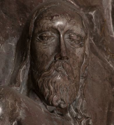 Zdjęcie nr 108: Nagrobek Grzegorza i Katarzyny Branickich znajduje się w kaplicy rodowej pod wezwaniem Najświętszej Marii Panny, na ścianie południowej, naprzeciwko wejścia. Składa się z trójosiowego cokołu i potrójnej filarowo-kolumnowej arkady z klęczącymi postaciami zmarłych po bokach adorujących znajdującą się pośrodku scenę ze zmartwychwstałym Chrystusem ukazującym się niewiernemu Tomaszowi. Całość wieńczy półkolista arkada z herbami Gryf i Kotwicz i tablicami inskrypcyjnymi. 
Dolna część artykułowa lizenami ozdobionymi motywami kandelabrowymi. W polu środkowym czaszka ze skrzyżowanymi piszczelami z inskrypcją w górnej i dolnej części: „POWIEDZ SVIETA [M]ADROSCI IESLI ZE SMIERC ZIWA / CZI MARTWA IESLI MARTWA CZEMV ZIWĄ BIWA / MALOWANA A IESLI ZIWA SMIERCIĄ CZEMV / ZOWIĄ IĄ NAD TO ZYWOT PRZECZ BIERZE KOZI/DEMV / TA IEST NA TWE PITANIE ODPOWIEC PRAWDZIWA / GDI TI ZYESZ SMIERC MARTVA GDY VMIERAS ZIWA / A IESLI ZLA CZI DOBRA CHCZES WIEDZIEC LI O TYM / IAKIS SĄM TAKĄ SMIELE SMIERC MIEĆ BĘDZIESZ PO TYM”. Na lewym polu inskrypcja „CO ZA DZIW ZEM POPIOLEM / WIEDZCIE ZESCIE WY / IAKO IA TENZE POPIOL, TO / IEDNO ZE ZYWY / BO GDIM SIĘ W PROCH ROSSIPAL / DOPIROM PRAWDZIWIE DOSZEDL, ZE CZLOWIEK TYMZE / PROCHEM CHOCIA ZYWIE / PATRZ ZE ZYWY POPIELIE A / TO POMNI SOBIE / ZES NA SWIECIE POPIOLEM / POPIOLEM I W GROBIE / A ZASZ NIEWIES CZYMEM BYL / A TERAZEM IAKI / OGLIANDAI, VWAZAIACZ ZE / SAM BEDZIESZ TAKI / BYLEM TERAS MIE NIE MASZ / IAK BIM TISZ NA SWIECIE / NIE BYL WY DZIS IESTESCIE / IUTRO NIEBEDZIECIE”. W polu cokołu „KTO TV LEZY POBOZNOSC / CNOTA OBYCZAIE / IAKICH NIERYCHLO VIZRĄ / BLISKO LEGLE KRAIE / IAKOSZ IE TAK MALY KĄT / MOGL ZACHOWAC W SOBIE / CZOSZ ALBO CNOTI LVCZKIE / GRZEBIĄ SCZIALEM W GROBIE / TILKOC TV CIALO LIEZY LIECZ / DVSZA W PRZESTRONE / NIEBIESKIE GMACHI WESŁA / KĘDI NIEZLICZONE / LATA POWIEDZIE. CZEMV IZE / MATKĄ BYLA / NIERZKAC POTOMSTWV ALIE / I SIROTOM SILA / TAKCI ZYWOT ZYWOTEM BYWA ZAKVPIONY / DOBRI FRIMARK DAC PLOCHI / ZA ON NIESKONCZONY”. Cokół zamyka wąski, silnie wysunięty gzyms z kimationem jońskim.
Trójosiowy podział nagrobka jest zachowany w partii środkowej, składającej się z trzech arkadowych wnęk, z których środkowa ujęta jest wolnostojącymi kolumnami jońskimi pokrytymi spiralnie ułożonymi pasami z motywem wici roślinnej, a sąsiednie od zewnątrz flankowane filarami pokrytymi motywami kandelabrowymi. W niezbyt głębokich niszach, których podniebienia zdobią kasetony z rozetami w kluczach uskrzydlone główki aniołków umieszczono wykonane w marmurze pińczowskim płaskorzeźby Chrystusa Zmartwychwstałego i adorujących go zmarłych, Grzegorza i Katarzynę Branickich. 
Zbawiciel jest ujęty całopostaciowo, frontalnie, w niewielkim wykroku, z głową zwróconą lekko do klęczącego po prawej stronie św. Tomasza. Jego ciało jest smukłe, wąskie w ramionach, z zaznaczonymi żebrami i mięśniami, osłonięte przewiązaną na biodrach szatą i płaszczem na lewym ramieniu. Chrystus ma pociągłą twarz, o wysokim czole, szerokich kościach policzkowych, wydatnym nosie i z głębokimi oczodołami. Przedstawiony został z długimi wąsami i brodą oraz opadającymi na ramiona, kręconymi włosami. W lewej ręce trzyma chorągiew i podtrzymuje szatę, a prawą rękę ma opuszczoną ku dołowi. 
Święty Tomasz ukazany jest z profilu, w szacie podwójnie przewiązanej w pasie sznurem i przerzuconym przez lewe ramie płaszczem. Twarz z brodą i długimi włosami, odwrócona w stronę Chrystusa. Do góry unosi również prawą rękę, zachowaną tylko do łokcia, lewą rękę trzyma ponad pasem. Figura mężczyzny wyrzeźbiona w kamieniu, polichromowana, przysłania wieniec z obłoków i uskrzydlonych głów puttów otaczający Chrystusa. 
Postacie stoją na podwójnym postumencie. W jego górnej części wyryto sentencję łacińską na prostokątnej tablicy umieszczonej w ozdobnym kartuszu, z zawiniętym spiralnie wycięciem krawędzi górnej i z dodaną w krawędzi dolnej główką uskrzydlonego putta. Napis na postumencie: „PER QVEM ET NOS / RESVRGERE DEVOTA / MENTE, CREDIMVS”. Na płycie poniżej płaskorzeźbione, leżące na prawym boku putto podpierające głowę na prawej ręce, natomiast w lewej trzymające klepsydrę. Nagie ciało, lekko przysłonięte draperią, spoczywa na poduszce z dwoma pomponami. Prawa noga jest wyprostowana, lewa zgięta w kolanie. Twarz pucołowata, z otwartymi oczami, otoczona gęstymi puklami loków. Przed dzieckiem leży czaszka. Nad nim znajduje się grawerowany kartusz z napisem: „HODIE MIHI / CRAS TIBI”. 
W arkadzie po lewej stronie przedstawiony został w trzech czwartych, zwrócony ramionami do widza Grzegorz Branicki. Postać klęczy na poduszce, szerokie dłonie złożone ma razem na piersiach, a głowę lekko uniesioną. Twarz Branickiego o pociągłych rysach, szerokich kościach policzkowych i dużych oczach, z wysokim czołem przysłoniętym zaczesanymi do przodu włosami. Ukazany z wąsami i długą, pofalowaną brodą. Ubrany jest w pełną, dekorowaną zbroję, spod której wystaje jaka i nogawice. Na szyi zawieszony łańcuch, a u stóp ostrogi. Przy nogach Branickiego leżą rękawice i hełm z trzema piórami. Nad głową wznoszą się panoplia, złożone z okrągłej tarczy i skrzyżowanych miecza, szabli, buławy, łuku, kołczanu ze strzałami i włóczni.
Po lewej stronie arkadę wypełnia ujęta z profilu, postać klęczącej na dwóch kolanach Katarzyny Branickiej. Jest ubrana w długą szubę, opadającą sztywnymi, rozchodzącymi się fałdami, u dołu załamującymi się, które zasłaniają sylwetkę. Na głowie ma czepiec przysłaniający włosy i podwikę. Twarz o łagodnych rysach, z długim nosem, małymi ustami i lekko zadartym podbródkiem. Ręce złożone razem na piersiach. Na palcach wskazującym i serdecznym lewej dłoni pierścienie, a ponad nadgarstkiem czterokrotnie nawinięty różaniec. Ponad figurą płaskorzeźbione tondo z Matką Boską z Dzieciątkiem otoczonymi wieńcem obłoków. Maria siedzi, ubrana w długą suknię, z welonem na głowie, z płaszczem zarzuconym na ramiona, którym lekko okrywa nagie Dzieciątko.
Zwieńczenie nagrobka o brzegach inkrustowanych marmurowymi kołami i elipsami, ujęte ornamentalnymi uszami, jest zakończone pasem z zawijającymi się do środkami kartuszami i równolegle ułożonymi liśćmi akantu. Tympanon wypełnia dekoracja złożona z czterech kartuszy: dwóch owalnych na tle paludamentu, zwieńczonych uskrzydloną główką anioła z godłami herbów Gryf i Kotwicz i dwóch podłużnych z inskrypcjami. Na tablicy po lewej stronie inskrypcja: „MAGNIFICO D(OMI)NO GREGORIO A RUSCA BRANICZKI OLIM VENA/TORI ET BURGRABIO CRAC(OVIENSI) CAPITANEO NIEPOŁOMIECEN(SI) VIRO / INTEGERRIMO DE REGIBVS SVIS ET RE PVB(LICA) BENE MERITO RELIGIO/NIS CATHOLICE AMANTISSIMO AMICIS FIDELISSIMO, OMNIBVS AFFABI/LI ET BENIGNO JOANNES A RUSCA BRANICZKI VENATOR CRACO(VIENSIS) CAPITANEVS NIEPOŁOMICEN(SI) MESTVS FILIUS PARENTI CHA/RISSIMO POSVIT OBYT 9 MAII A(NNO) D(OMINI) 1595 AETATIS SUE 60”. Napis wykuty po prawej stronie: “MAGNIFICAE D(OMI)NE CATHARINAE MAGNIFICI OLIM D(OMI)NI AUGUSTINI / KOTFICZ D(OMINI) SIGISMVNDI I POLONIAE REGIS STABVLI PREFECTI / VEXILIFERISQUE CURIE ET BURGRABY CRACO(VIENSIS) FILIE MATRONAE / LECTISSIME QVE CVM PVDORE ET MORVM MIRA ELEGANTIA / MARITI SUMMUM AMOREM VIRTUTE ET MODESTIA OMNIVM BENE/VOLENTIAM MERVISSET ACERBISSIMA MORTE AB OCVLIS EREPTA EST / IDEM FILIUS MATRI AMANTISSIME CVM LACRIMIS POSVIT. OBYT / 8 OCTOBRIS A(NNO) D)OMINI) 1588 AETATIS SUE 38". 
