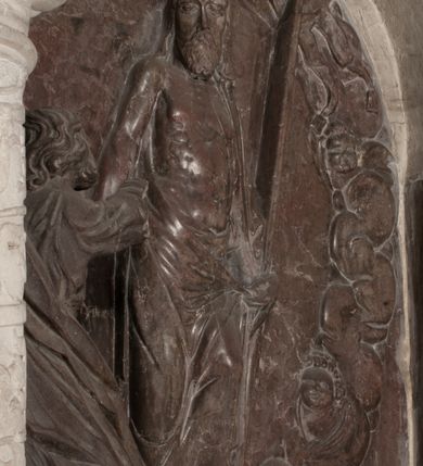 Zdjęcie nr 109: Nagrobek Grzegorza i Katarzyny Branickich znajduje się w kaplicy rodowej pod wezwaniem Najświętszej Marii Panny, na ścianie południowej, naprzeciwko wejścia. Składa się z trójosiowego cokołu i potrójnej filarowo-kolumnowej arkady z klęczącymi postaciami zmarłych po bokach adorujących znajdującą się pośrodku scenę ze zmartwychwstałym Chrystusem ukazującym się niewiernemu Tomaszowi. Całość wieńczy półkolista arkada z herbami Gryf i Kotwicz i tablicami inskrypcyjnymi. 
Dolna część artykułowa lizenami ozdobionymi motywami kandelabrowymi. W polu środkowym czaszka ze skrzyżowanymi piszczelami z inskrypcją w górnej i dolnej części: „POWIEDZ SVIETA [M]ADROSCI IESLI ZE SMIERC ZIWA / CZI MARTWA IESLI MARTWA CZEMV ZIWĄ BIWA / MALOWANA A IESLI ZIWA SMIERCIĄ CZEMV / ZOWIĄ IĄ NAD TO ZYWOT PRZECZ BIERZE KOZI/DEMV / TA IEST NA TWE PITANIE ODPOWIEC PRAWDZIWA / GDI TI ZYESZ SMIERC MARTVA GDY VMIERAS ZIWA / A IESLI ZLA CZI DOBRA CHCZES WIEDZIEC LI O TYM / IAKIS SĄM TAKĄ SMIELE SMIERC MIEĆ BĘDZIESZ PO TYM”. Na lewym polu inskrypcja „CO ZA DZIW ZEM POPIOLEM / WIEDZCIE ZESCIE WY / IAKO IA TENZE POPIOL, TO / IEDNO ZE ZYWY / BO GDIM SIĘ W PROCH ROSSIPAL / DOPIROM PRAWDZIWIE DOSZEDL, ZE CZLOWIEK TYMZE / PROCHEM CHOCIA ZYWIE / PATRZ ZE ZYWY POPIELIE A / TO POMNI SOBIE / ZES NA SWIECIE POPIOLEM / POPIOLEM I W GROBIE / A ZASZ NIEWIES CZYMEM BYL / A TERAZEM IAKI / OGLIANDAI, VWAZAIACZ ZE / SAM BEDZIESZ TAKI / BYLEM TERAS MIE NIE MASZ / IAK BIM TISZ NA SWIECIE / NIE BYL WY DZIS IESTESCIE / IUTRO NIEBEDZIECIE”. W polu cokołu „KTO TV LEZY POBOZNOSC / CNOTA OBYCZAIE / IAKICH NIERYCHLO VIZRĄ / BLISKO LEGLE KRAIE / IAKOSZ IE TAK MALY KĄT / MOGL ZACHOWAC W SOBIE / CZOSZ ALBO CNOTI LVCZKIE / GRZEBIĄ SCZIALEM W GROBIE / TILKOC TV CIALO LIEZY LIECZ / DVSZA W PRZESTRONE / NIEBIESKIE GMACHI WESŁA / KĘDI NIEZLICZONE / LATA POWIEDZIE. CZEMV IZE / MATKĄ BYLA / NIERZKAC POTOMSTWV ALIE / I SIROTOM SILA / TAKCI ZYWOT ZYWOTEM BYWA ZAKVPIONY / DOBRI FRIMARK DAC PLOCHI / ZA ON NIESKONCZONY”. Cokół zamyka wąski, silnie wysunięty gzyms z kimationem jońskim.
Trójosiowy podział nagrobka jest zachowany w partii środkowej, składającej się z trzech arkadowych wnęk, z których środkowa ujęta jest wolnostojącymi kolumnami jońskimi pokrytymi spiralnie ułożonymi pasami z motywem wici roślinnej, a sąsiednie od zewnątrz flankowane filarami pokrytymi motywami kandelabrowymi. W niezbyt głębokich niszach, których podniebienia zdobią kasetony z rozetami w kluczach uskrzydlone główki aniołków umieszczono wykonane w marmurze pińczowskim płaskorzeźby Chrystusa Zmartwychwstałego i adorujących go zmarłych, Grzegorza i Katarzynę Branickich. 
Zbawiciel jest ujęty całopostaciowo, frontalnie, w niewielkim wykroku, z głową zwróconą lekko do klęczącego po prawej stronie św. Tomasza. Jego ciało jest smukłe, wąskie w ramionach, z zaznaczonymi żebrami i mięśniami, osłonięte przewiązaną na biodrach szatą i płaszczem na lewym ramieniu. Chrystus ma pociągłą twarz, o wysokim czole, szerokich kościach policzkowych, wydatnym nosie i z głębokimi oczodołami. Przedstawiony został z długimi wąsami i brodą oraz opadającymi na ramiona, kręconymi włosami. W lewej ręce trzyma chorągiew i podtrzymuje szatę, a prawą rękę ma opuszczoną ku dołowi. 
Święty Tomasz ukazany jest z profilu, w szacie podwójnie przewiązanej w pasie sznurem i przerzuconym przez lewe ramie płaszczem. Twarz z brodą i długimi włosami, odwrócona w stronę Chrystusa. Do góry unosi również prawą rękę, zachowaną tylko do łokcia, lewą rękę trzyma ponad pasem. Figura mężczyzny wyrzeźbiona w kamieniu, polichromowana, przysłania wieniec z obłoków i uskrzydlonych głów puttów otaczający Chrystusa. 
Postacie stoją na podwójnym postumencie. W jego górnej części wyryto sentencję łacińską na prostokątnej tablicy umieszczonej w ozdobnym kartuszu, z zawiniętym spiralnie wycięciem krawędzi górnej i z dodaną w krawędzi dolnej główką uskrzydlonego putta. Napis na postumencie: „PER QVEM ET NOS / RESVRGERE DEVOTA / MENTE, CREDIMVS”. Na płycie poniżej płaskorzeźbione, leżące na prawym boku putto podpierające głowę na prawej ręce, natomiast w lewej trzymające klepsydrę. Nagie ciało, lekko przysłonięte draperią, spoczywa na poduszce z dwoma pomponami. Prawa noga jest wyprostowana, lewa zgięta w kolanie. Twarz pucołowata, z otwartymi oczami, otoczona gęstymi puklami loków. Przed dzieckiem leży czaszka. Nad nim znajduje się grawerowany kartusz z napisem: „HODIE MIHI / CRAS TIBI”. 
W arkadzie po lewej stronie przedstawiony został w trzech czwartych, zwrócony ramionami do widza Grzegorz Branicki. Postać klęczy na poduszce, szerokie dłonie złożone ma razem na piersiach, a głowę lekko uniesioną. Twarz Branickiego o pociągłych rysach, szerokich kościach policzkowych i dużych oczach, z wysokim czołem przysłoniętym zaczesanymi do przodu włosami. Ukazany z wąsami i długą, pofalowaną brodą. Ubrany jest w pełną, dekorowaną zbroję, spod której wystaje jaka i nogawice. Na szyi zawieszony łańcuch, a u stóp ostrogi. Przy nogach Branickiego leżą rękawice i hełm z trzema piórami. Nad głową wznoszą się panoplia, złożone z okrągłej tarczy i skrzyżowanych miecza, szabli, buławy, łuku, kołczanu ze strzałami i włóczni.
Po lewej stronie arkadę wypełnia ujęta z profilu, postać klęczącej na dwóch kolanach Katarzyny Branickiej. Jest ubrana w długą szubę, opadającą sztywnymi, rozchodzącymi się fałdami, u dołu załamującymi się, które zasłaniają sylwetkę. Na głowie ma czepiec przysłaniający włosy i podwikę. Twarz o łagodnych rysach, z długim nosem, małymi ustami i lekko zadartym podbródkiem. Ręce złożone razem na piersiach. Na palcach wskazującym i serdecznym lewej dłoni pierścienie, a ponad nadgarstkiem czterokrotnie nawinięty różaniec. Ponad figurą płaskorzeźbione tondo z Matką Boską z Dzieciątkiem otoczonymi wieńcem obłoków. Maria siedzi, ubrana w długą suknię, z welonem na głowie, z płaszczem zarzuconym na ramiona, którym lekko okrywa nagie Dzieciątko.
Zwieńczenie nagrobka o brzegach inkrustowanych marmurowymi kołami i elipsami, ujęte ornamentalnymi uszami, jest zakończone pasem z zawijającymi się do środkami kartuszami i równolegle ułożonymi liśćmi akantu. Tympanon wypełnia dekoracja złożona z czterech kartuszy: dwóch owalnych na tle paludamentu, zwieńczonych uskrzydloną główką anioła z godłami herbów Gryf i Kotwicz i dwóch podłużnych z inskrypcjami. Na tablicy po lewej stronie inskrypcja: „MAGNIFICO D(OMI)NO GREGORIO A RUSCA BRANICZKI OLIM VENA/TORI ET BURGRABIO CRAC(OVIENSI) CAPITANEO NIEPOŁOMIECEN(SI) VIRO / INTEGERRIMO DE REGIBVS SVIS ET RE PVB(LICA) BENE MERITO RELIGIO/NIS CATHOLICE AMANTISSIMO AMICIS FIDELISSIMO, OMNIBVS AFFABI/LI ET BENIGNO JOANNES A RUSCA BRANICZKI VENATOR CRACO(VIENSIS) CAPITANEVS NIEPOŁOMICEN(SI) MESTVS FILIUS PARENTI CHA/RISSIMO POSVIT OBYT 9 MAII A(NNO) D(OMINI) 1595 AETATIS SUE 60”. Napis wykuty po prawej stronie: “MAGNIFICAE D(OMI)NE CATHARINAE MAGNIFICI OLIM D(OMI)NI AUGUSTINI / KOTFICZ D(OMINI) SIGISMVNDI I POLONIAE REGIS STABVLI PREFECTI / VEXILIFERISQUE CURIE ET BURGRABY CRACO(VIENSIS) FILIE MATRONAE / LECTISSIME QVE CVM PVDORE ET MORVM MIRA ELEGANTIA / MARITI SUMMUM AMOREM VIRTUTE ET MODESTIA OMNIVM BENE/VOLENTIAM MERVISSET ACERBISSIMA MORTE AB OCVLIS EREPTA EST / IDEM FILIUS MATRI AMANTISSIME CVM LACRIMIS POSVIT. OBYT / 8 OCTOBRIS A(NNO) D)OMINI) 1588 AETATIS SUE 38". 
