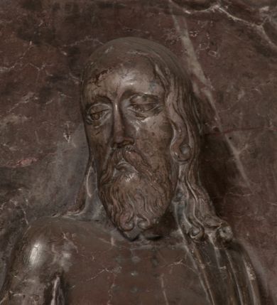 Zdjęcie nr 107: Nagrobek Grzegorza i Katarzyny Branickich znajduje się w kaplicy rodowej pod wezwaniem Najświętszej Marii Panny, na ścianie południowej, naprzeciwko wejścia. Składa się z trójosiowego cokołu i potrójnej filarowo-kolumnowej arkady z klęczącymi postaciami zmarłych po bokach adorujących znajdującą się pośrodku scenę ze zmartwychwstałym Chrystusem ukazującym się niewiernemu Tomaszowi. Całość wieńczy półkolista arkada z herbami Gryf i Kotwicz i tablicami inskrypcyjnymi. 
Dolna część artykułowa lizenami ozdobionymi motywami kandelabrowymi. W polu środkowym czaszka ze skrzyżowanymi piszczelami z inskrypcją w górnej i dolnej części: „POWIEDZ SVIETA [M]ADROSCI IESLI ZE SMIERC ZIWA / CZI MARTWA IESLI MARTWA CZEMV ZIWĄ BIWA / MALOWANA A IESLI ZIWA SMIERCIĄ CZEMV / ZOWIĄ IĄ NAD TO ZYWOT PRZECZ BIERZE KOZI/DEMV / TA IEST NA TWE PITANIE ODPOWIEC PRAWDZIWA / GDI TI ZYESZ SMIERC MARTVA GDY VMIERAS ZIWA / A IESLI ZLA CZI DOBRA CHCZES WIEDZIEC LI O TYM / IAKIS SĄM TAKĄ SMIELE SMIERC MIEĆ BĘDZIESZ PO TYM”. Na lewym polu inskrypcja „CO ZA DZIW ZEM POPIOLEM / WIEDZCIE ZESCIE WY / IAKO IA TENZE POPIOL, TO / IEDNO ZE ZYWY / BO GDIM SIĘ W PROCH ROSSIPAL / DOPIROM PRAWDZIWIE DOSZEDL, ZE CZLOWIEK TYMZE / PROCHEM CHOCIA ZYWIE / PATRZ ZE ZYWY POPIELIE A / TO POMNI SOBIE / ZES NA SWIECIE POPIOLEM / POPIOLEM I W GROBIE / A ZASZ NIEWIES CZYMEM BYL / A TERAZEM IAKI / OGLIANDAI, VWAZAIACZ ZE / SAM BEDZIESZ TAKI / BYLEM TERAS MIE NIE MASZ / IAK BIM TISZ NA SWIECIE / NIE BYL WY DZIS IESTESCIE / IUTRO NIEBEDZIECIE”. W polu cokołu „KTO TV LEZY POBOZNOSC / CNOTA OBYCZAIE / IAKICH NIERYCHLO VIZRĄ / BLISKO LEGLE KRAIE / IAKOSZ IE TAK MALY KĄT / MOGL ZACHOWAC W SOBIE / CZOSZ ALBO CNOTI LVCZKIE / GRZEBIĄ SCZIALEM W GROBIE / TILKOC TV CIALO LIEZY LIECZ / DVSZA W PRZESTRONE / NIEBIESKIE GMACHI WESŁA / KĘDI NIEZLICZONE / LATA POWIEDZIE. CZEMV IZE / MATKĄ BYLA / NIERZKAC POTOMSTWV ALIE / I SIROTOM SILA / TAKCI ZYWOT ZYWOTEM BYWA ZAKVPIONY / DOBRI FRIMARK DAC PLOCHI / ZA ON NIESKONCZONY”. Cokół zamyka wąski, silnie wysunięty gzyms z kimationem jońskim.
Trójosiowy podział nagrobka jest zachowany w partii środkowej, składającej się z trzech arkadowych wnęk, z których środkowa ujęta jest wolnostojącymi kolumnami jońskimi pokrytymi spiralnie ułożonymi pasami z motywem wici roślinnej, a sąsiednie od zewnątrz flankowane filarami pokrytymi motywami kandelabrowymi. W niezbyt głębokich niszach, których podniebienia zdobią kasetony z rozetami w kluczach uskrzydlone główki aniołków umieszczono wykonane w marmurze pińczowskim płaskorzeźby Chrystusa Zmartwychwstałego i adorujących go zmarłych, Grzegorza i Katarzynę Branickich. 
Zbawiciel jest ujęty całopostaciowo, frontalnie, w niewielkim wykroku, z głową zwróconą lekko do klęczącego po prawej stronie św. Tomasza. Jego ciało jest smukłe, wąskie w ramionach, z zaznaczonymi żebrami i mięśniami, osłonięte przewiązaną na biodrach szatą i płaszczem na lewym ramieniu. Chrystus ma pociągłą twarz, o wysokim czole, szerokich kościach policzkowych, wydatnym nosie i z głębokimi oczodołami. Przedstawiony został z długimi wąsami i brodą oraz opadającymi na ramiona, kręconymi włosami. W lewej ręce trzyma chorągiew i podtrzymuje szatę, a prawą rękę ma opuszczoną ku dołowi. 
Święty Tomasz ukazany jest z profilu, w szacie podwójnie przewiązanej w pasie sznurem i przerzuconym przez lewe ramie płaszczem. Twarz z brodą i długimi włosami, odwrócona w stronę Chrystusa. Do góry unosi również prawą rękę, zachowaną tylko do łokcia, lewą rękę trzyma ponad pasem. Figura mężczyzny wyrzeźbiona w kamieniu, polichromowana, przysłania wieniec z obłoków i uskrzydlonych głów puttów otaczający Chrystusa. 
Postacie stoją na podwójnym postumencie. W jego górnej części wyryto sentencję łacińską na prostokątnej tablicy umieszczonej w ozdobnym kartuszu, z zawiniętym spiralnie wycięciem krawędzi górnej i z dodaną w krawędzi dolnej główką uskrzydlonego putta. Napis na postumencie: „PER QVEM ET NOS / RESVRGERE DEVOTA / MENTE, CREDIMVS”. Na płycie poniżej płaskorzeźbione, leżące na prawym boku putto podpierające głowę na prawej ręce, natomiast w lewej trzymające klepsydrę. Nagie ciało, lekko przysłonięte draperią, spoczywa na poduszce z dwoma pomponami. Prawa noga jest wyprostowana, lewa zgięta w kolanie. Twarz pucołowata, z otwartymi oczami, otoczona gęstymi puklami loków. Przed dzieckiem leży czaszka. Nad nim znajduje się grawerowany kartusz z napisem: „HODIE MIHI / CRAS TIBI”. 
W arkadzie po lewej stronie przedstawiony został w trzech czwartych, zwrócony ramionami do widza Grzegorz Branicki. Postać klęczy na poduszce, szerokie dłonie złożone ma razem na piersiach, a głowę lekko uniesioną. Twarz Branickiego o pociągłych rysach, szerokich kościach policzkowych i dużych oczach, z wysokim czołem przysłoniętym zaczesanymi do przodu włosami. Ukazany z wąsami i długą, pofalowaną brodą. Ubrany jest w pełną, dekorowaną zbroję, spod której wystaje jaka i nogawice. Na szyi zawieszony łańcuch, a u stóp ostrogi. Przy nogach Branickiego leżą rękawice i hełm z trzema piórami. Nad głową wznoszą się panoplia, złożone z okrągłej tarczy i skrzyżowanych miecza, szabli, buławy, łuku, kołczanu ze strzałami i włóczni.
Po lewej stronie arkadę wypełnia ujęta z profilu, postać klęczącej na dwóch kolanach Katarzyny Branickiej. Jest ubrana w długą szubę, opadającą sztywnymi, rozchodzącymi się fałdami, u dołu załamującymi się, które zasłaniają sylwetkę. Na głowie ma czepiec przysłaniający włosy i podwikę. Twarz o łagodnych rysach, z długim nosem, małymi ustami i lekko zadartym podbródkiem. Ręce złożone razem na piersiach. Na palcach wskazującym i serdecznym lewej dłoni pierścienie, a ponad nadgarstkiem czterokrotnie nawinięty różaniec. Ponad figurą płaskorzeźbione tondo z Matką Boską z Dzieciątkiem otoczonymi wieńcem obłoków. Maria siedzi, ubrana w długą suknię, z welonem na głowie, z płaszczem zarzuconym na ramiona, którym lekko okrywa nagie Dzieciątko.
Zwieńczenie nagrobka o brzegach inkrustowanych marmurowymi kołami i elipsami, ujęte ornamentalnymi uszami, jest zakończone pasem z zawijającymi się do środkami kartuszami i równolegle ułożonymi liśćmi akantu. Tympanon wypełnia dekoracja złożona z czterech kartuszy: dwóch owalnych na tle paludamentu, zwieńczonych uskrzydloną główką anioła z godłami herbów Gryf i Kotwicz i dwóch podłużnych z inskrypcjami. Na tablicy po lewej stronie inskrypcja: „MAGNIFICO D(OMI)NO GREGORIO A RUSCA BRANICZKI OLIM VENA/TORI ET BURGRABIO CRAC(OVIENSI) CAPITANEO NIEPOŁOMIECEN(SI) VIRO / INTEGERRIMO DE REGIBVS SVIS ET RE PVB(LICA) BENE MERITO RELIGIO/NIS CATHOLICE AMANTISSIMO AMICIS FIDELISSIMO, OMNIBVS AFFABI/LI ET BENIGNO JOANNES A RUSCA BRANICZKI VENATOR CRACO(VIENSIS) CAPITANEVS NIEPOŁOMICEN(SI) MESTVS FILIUS PARENTI CHA/RISSIMO POSVIT OBYT 9 MAII A(NNO) D(OMINI) 1595 AETATIS SUE 60”. Napis wykuty po prawej stronie: “MAGNIFICAE D(OMI)NE CATHARINAE MAGNIFICI OLIM D(OMI)NI AUGUSTINI / KOTFICZ D(OMINI) SIGISMVNDI I POLONIAE REGIS STABVLI PREFECTI / VEXILIFERISQUE CURIE ET BURGRABY CRACO(VIENSIS) FILIE MATRONAE / LECTISSIME QVE CVM PVDORE ET MORVM MIRA ELEGANTIA / MARITI SUMMUM AMOREM VIRTUTE ET MODESTIA OMNIVM BENE/VOLENTIAM MERVISSET ACERBISSIMA MORTE AB OCVLIS EREPTA EST / IDEM FILIUS MATRI AMANTISSIME CVM LACRIMIS POSVIT. OBYT / 8 OCTOBRIS A(NNO) D)OMINI) 1588 AETATIS SUE 38&quot;. 
