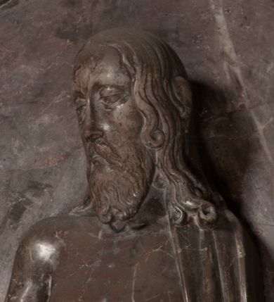 Zdjęcie nr 106: Nagrobek Grzegorza i Katarzyny Branickich znajduje się w kaplicy rodowej pod wezwaniem Najświętszej Marii Panny, na ścianie południowej, naprzeciwko wejścia. Składa się z trójosiowego cokołu i potrójnej filarowo-kolumnowej arkady z klęczącymi postaciami zmarłych po bokach adorujących znajdującą się pośrodku scenę ze zmartwychwstałym Chrystusem ukazującym się niewiernemu Tomaszowi. Całość wieńczy półkolista arkada z herbami Gryf i Kotwicz i tablicami inskrypcyjnymi. 
Dolna część artykułowa lizenami ozdobionymi motywami kandelabrowymi. W polu środkowym czaszka ze skrzyżowanymi piszczelami z inskrypcją w górnej i dolnej części: „POWIEDZ SVIETA [M]ADROSCI IESLI ZE SMIERC ZIWA / CZI MARTWA IESLI MARTWA CZEMV ZIWĄ BIWA / MALOWANA A IESLI ZIWA SMIERCIĄ CZEMV / ZOWIĄ IĄ NAD TO ZYWOT PRZECZ BIERZE KOZI/DEMV / TA IEST NA TWE PITANIE ODPOWIEC PRAWDZIWA / GDI TI ZYESZ SMIERC MARTVA GDY VMIERAS ZIWA / A IESLI ZLA CZI DOBRA CHCZES WIEDZIEC LI O TYM / IAKIS SĄM TAKĄ SMIELE SMIERC MIEĆ BĘDZIESZ PO TYM”. Na lewym polu inskrypcja „CO ZA DZIW ZEM POPIOLEM / WIEDZCIE ZESCIE WY / IAKO IA TENZE POPIOL, TO / IEDNO ZE ZYWY / BO GDIM SIĘ W PROCH ROSSIPAL / DOPIROM PRAWDZIWIE DOSZEDL, ZE CZLOWIEK TYMZE / PROCHEM CHOCIA ZYWIE / PATRZ ZE ZYWY POPIELIE A / TO POMNI SOBIE / ZES NA SWIECIE POPIOLEM / POPIOLEM I W GROBIE / A ZASZ NIEWIES CZYMEM BYL / A TERAZEM IAKI / OGLIANDAI, VWAZAIACZ ZE / SAM BEDZIESZ TAKI / BYLEM TERAS MIE NIE MASZ / IAK BIM TISZ NA SWIECIE / NIE BYL WY DZIS IESTESCIE / IUTRO NIEBEDZIECIE”. W polu cokołu „KTO TV LEZY POBOZNOSC / CNOTA OBYCZAIE / IAKICH NIERYCHLO VIZRĄ / BLISKO LEGLE KRAIE / IAKOSZ IE TAK MALY KĄT / MOGL ZACHOWAC W SOBIE / CZOSZ ALBO CNOTI LVCZKIE / GRZEBIĄ SCZIALEM W GROBIE / TILKOC TV CIALO LIEZY LIECZ / DVSZA W PRZESTRONE / NIEBIESKIE GMACHI WESŁA / KĘDI NIEZLICZONE / LATA POWIEDZIE. CZEMV IZE / MATKĄ BYLA / NIERZKAC POTOMSTWV ALIE / I SIROTOM SILA / TAKCI ZYWOT ZYWOTEM BYWA ZAKVPIONY / DOBRI FRIMARK DAC PLOCHI / ZA ON NIESKONCZONY”. Cokół zamyka wąski, silnie wysunięty gzyms z kimationem jońskim.
Trójosiowy podział nagrobka jest zachowany w partii środkowej, składającej się z trzech arkadowych wnęk, z których środkowa ujęta jest wolnostojącymi kolumnami jońskimi pokrytymi spiralnie ułożonymi pasami z motywem wici roślinnej, a sąsiednie od zewnątrz flankowane filarami pokrytymi motywami kandelabrowymi. W niezbyt głębokich niszach, których podniebienia zdobią kasetony z rozetami w kluczach uskrzydlone główki aniołków umieszczono wykonane w marmurze pińczowskim płaskorzeźby Chrystusa Zmartwychwstałego i adorujących go zmarłych, Grzegorza i Katarzynę Branickich. 
Zbawiciel jest ujęty całopostaciowo, frontalnie, w niewielkim wykroku, z głową zwróconą lekko do klęczącego po prawej stronie św. Tomasza. Jego ciało jest smukłe, wąskie w ramionach, z zaznaczonymi żebrami i mięśniami, osłonięte przewiązaną na biodrach szatą i płaszczem na lewym ramieniu. Chrystus ma pociągłą twarz, o wysokim czole, szerokich kościach policzkowych, wydatnym nosie i z głębokimi oczodołami. Przedstawiony został z długimi wąsami i brodą oraz opadającymi na ramiona, kręconymi włosami. W lewej ręce trzyma chorągiew i podtrzymuje szatę, a prawą rękę ma opuszczoną ku dołowi. 
Święty Tomasz ukazany jest z profilu, w szacie podwójnie przewiązanej w pasie sznurem i przerzuconym przez lewe ramie płaszczem. Twarz z brodą i długimi włosami, odwrócona w stronę Chrystusa. Do góry unosi również prawą rękę, zachowaną tylko do łokcia, lewą rękę trzyma ponad pasem. Figura mężczyzny wyrzeźbiona w kamieniu, polichromowana, przysłania wieniec z obłoków i uskrzydlonych głów puttów otaczający Chrystusa. 
Postacie stoją na podwójnym postumencie. W jego górnej części wyryto sentencję łacińską na prostokątnej tablicy umieszczonej w ozdobnym kartuszu, z zawiniętym spiralnie wycięciem krawędzi górnej i z dodaną w krawędzi dolnej główką uskrzydlonego putta. Napis na postumencie: „PER QVEM ET NOS / RESVRGERE DEVOTA / MENTE, CREDIMVS”. Na płycie poniżej płaskorzeźbione, leżące na prawym boku putto podpierające głowę na prawej ręce, natomiast w lewej trzymające klepsydrę. Nagie ciało, lekko przysłonięte draperią, spoczywa na poduszce z dwoma pomponami. Prawa noga jest wyprostowana, lewa zgięta w kolanie. Twarz pucołowata, z otwartymi oczami, otoczona gęstymi puklami loków. Przed dzieckiem leży czaszka. Nad nim znajduje się grawerowany kartusz z napisem: „HODIE MIHI / CRAS TIBI”. 
W arkadzie po lewej stronie przedstawiony został w trzech czwartych, zwrócony ramionami do widza Grzegorz Branicki. Postać klęczy na poduszce, szerokie dłonie złożone ma razem na piersiach, a głowę lekko uniesioną. Twarz Branickiego o pociągłych rysach, szerokich kościach policzkowych i dużych oczach, z wysokim czołem przysłoniętym zaczesanymi do przodu włosami. Ukazany z wąsami i długą, pofalowaną brodą. Ubrany jest w pełną, dekorowaną zbroję, spod której wystaje jaka i nogawice. Na szyi zawieszony łańcuch, a u stóp ostrogi. Przy nogach Branickiego leżą rękawice i hełm z trzema piórami. Nad głową wznoszą się panoplia, złożone z okrągłej tarczy i skrzyżowanych miecza, szabli, buławy, łuku, kołczanu ze strzałami i włóczni.
Po lewej stronie arkadę wypełnia ujęta z profilu, postać klęczącej na dwóch kolanach Katarzyny Branickiej. Jest ubrana w długą szubę, opadającą sztywnymi, rozchodzącymi się fałdami, u dołu załamującymi się, które zasłaniają sylwetkę. Na głowie ma czepiec przysłaniający włosy i podwikę. Twarz o łagodnych rysach, z długim nosem, małymi ustami i lekko zadartym podbródkiem. Ręce złożone razem na piersiach. Na palcach wskazującym i serdecznym lewej dłoni pierścienie, a ponad nadgarstkiem czterokrotnie nawinięty różaniec. Ponad figurą płaskorzeźbione tondo z Matką Boską z Dzieciątkiem otoczonymi wieńcem obłoków. Maria siedzi, ubrana w długą suknię, z welonem na głowie, z płaszczem zarzuconym na ramiona, którym lekko okrywa nagie Dzieciątko.
Zwieńczenie nagrobka o brzegach inkrustowanych marmurowymi kołami i elipsami, ujęte ornamentalnymi uszami, jest zakończone pasem z zawijającymi się do środkami kartuszami i równolegle ułożonymi liśćmi akantu. Tympanon wypełnia dekoracja złożona z czterech kartuszy: dwóch owalnych na tle paludamentu, zwieńczonych uskrzydloną główką anioła z godłami herbów Gryf i Kotwicz i dwóch podłużnych z inskrypcjami. Na tablicy po lewej stronie inskrypcja: „MAGNIFICO D(OMI)NO GREGORIO A RUSCA BRANICZKI OLIM VENA/TORI ET BURGRABIO CRAC(OVIENSI) CAPITANEO NIEPOŁOMIECEN(SI) VIRO / INTEGERRIMO DE REGIBVS SVIS ET RE PVB(LICA) BENE MERITO RELIGIO/NIS CATHOLICE AMANTISSIMO AMICIS FIDELISSIMO, OMNIBVS AFFABI/LI ET BENIGNO JOANNES A RUSCA BRANICZKI VENATOR CRACO(VIENSIS) CAPITANEVS NIEPOŁOMICEN(SI) MESTVS FILIUS PARENTI CHA/RISSIMO POSVIT OBYT 9 MAII A(NNO) D(OMINI) 1595 AETATIS SUE 60”. Napis wykuty po prawej stronie: “MAGNIFICAE D(OMI)NE CATHARINAE MAGNIFICI OLIM D(OMI)NI AUGUSTINI / KOTFICZ D(OMINI) SIGISMVNDI I POLONIAE REGIS STABVLI PREFECTI / VEXILIFERISQUE CURIE ET BURGRABY CRACO(VIENSIS) FILIE MATRONAE / LECTISSIME QVE CVM PVDORE ET MORVM MIRA ELEGANTIA / MARITI SUMMUM AMOREM VIRTUTE ET MODESTIA OMNIVM BENE/VOLENTIAM MERVISSET ACERBISSIMA MORTE AB OCVLIS EREPTA EST / IDEM FILIUS MATRI AMANTISSIME CVM LACRIMIS POSVIT. OBYT / 8 OCTOBRIS A(NNO) D)OMINI) 1588 AETATIS SUE 38". 
