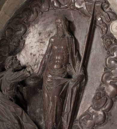 Zdjęcie nr 110: Nagrobek Grzegorza i Katarzyny Branickich znajduje się w kaplicy rodowej pod wezwaniem Najświętszej Marii Panny, na ścianie południowej, naprzeciwko wejścia. Składa się z trójosiowego cokołu i potrójnej filarowo-kolumnowej arkady z klęczącymi postaciami zmarłych po bokach adorujących znajdującą się pośrodku scenę ze zmartwychwstałym Chrystusem ukazującym się niewiernemu Tomaszowi. Całość wieńczy półkolista arkada z herbami Gryf i Kotwicz i tablicami inskrypcyjnymi. 
Dolna część artykułowa lizenami ozdobionymi motywami kandelabrowymi. W polu środkowym czaszka ze skrzyżowanymi piszczelami z inskrypcją w górnej i dolnej części: „POWIEDZ SVIETA [M]ADROSCI IESLI ZE SMIERC ZIWA / CZI MARTWA IESLI MARTWA CZEMV ZIWĄ BIWA / MALOWANA A IESLI ZIWA SMIERCIĄ CZEMV / ZOWIĄ IĄ NAD TO ZYWOT PRZECZ BIERZE KOZI/DEMV / TA IEST NA TWE PITANIE ODPOWIEC PRAWDZIWA / GDI TI ZYESZ SMIERC MARTVA GDY VMIERAS ZIWA / A IESLI ZLA CZI DOBRA CHCZES WIEDZIEC LI O TYM / IAKIS SĄM TAKĄ SMIELE SMIERC MIEĆ BĘDZIESZ PO TYM”. Na lewym polu inskrypcja „CO ZA DZIW ZEM POPIOLEM / WIEDZCIE ZESCIE WY / IAKO IA TENZE POPIOL, TO / IEDNO ZE ZYWY / BO GDIM SIĘ W PROCH ROSSIPAL / DOPIROM PRAWDZIWIE DOSZEDL, ZE CZLOWIEK TYMZE / PROCHEM CHOCIA ZYWIE / PATRZ ZE ZYWY POPIELIE A / TO POMNI SOBIE / ZES NA SWIECIE POPIOLEM / POPIOLEM I W GROBIE / A ZASZ NIEWIES CZYMEM BYL / A TERAZEM IAKI / OGLIANDAI, VWAZAIACZ ZE / SAM BEDZIESZ TAKI / BYLEM TERAS MIE NIE MASZ / IAK BIM TISZ NA SWIECIE / NIE BYL WY DZIS IESTESCIE / IUTRO NIEBEDZIECIE”. W polu cokołu „KTO TV LEZY POBOZNOSC / CNOTA OBYCZAIE / IAKICH NIERYCHLO VIZRĄ / BLISKO LEGLE KRAIE / IAKOSZ IE TAK MALY KĄT / MOGL ZACHOWAC W SOBIE / CZOSZ ALBO CNOTI LVCZKIE / GRZEBIĄ SCZIALEM W GROBIE / TILKOC TV CIALO LIEZY LIECZ / DVSZA W PRZESTRONE / NIEBIESKIE GMACHI WESŁA / KĘDI NIEZLICZONE / LATA POWIEDZIE. CZEMV IZE / MATKĄ BYLA / NIERZKAC POTOMSTWV ALIE / I SIROTOM SILA / TAKCI ZYWOT ZYWOTEM BYWA ZAKVPIONY / DOBRI FRIMARK DAC PLOCHI / ZA ON NIESKONCZONY”. Cokół zamyka wąski, silnie wysunięty gzyms z kimationem jońskim.
Trójosiowy podział nagrobka jest zachowany w partii środkowej, składającej się z trzech arkadowych wnęk, z których środkowa ujęta jest wolnostojącymi kolumnami jońskimi pokrytymi spiralnie ułożonymi pasami z motywem wici roślinnej, a sąsiednie od zewnątrz flankowane filarami pokrytymi motywami kandelabrowymi. W niezbyt głębokich niszach, których podniebienia zdobią kasetony z rozetami w kluczach uskrzydlone główki aniołków umieszczono wykonane w marmurze pińczowskim płaskorzeźby Chrystusa Zmartwychwstałego i adorujących go zmarłych, Grzegorza i Katarzynę Branickich. 
Zbawiciel jest ujęty całopostaciowo, frontalnie, w niewielkim wykroku, z głową zwróconą lekko do klęczącego po prawej stronie św. Tomasza. Jego ciało jest smukłe, wąskie w ramionach, z zaznaczonymi żebrami i mięśniami, osłonięte przewiązaną na biodrach szatą i płaszczem na lewym ramieniu. Chrystus ma pociągłą twarz, o wysokim czole, szerokich kościach policzkowych, wydatnym nosie i z głębokimi oczodołami. Przedstawiony został z długimi wąsami i brodą oraz opadającymi na ramiona, kręconymi włosami. W lewej ręce trzyma chorągiew i podtrzymuje szatę, a prawą rękę ma opuszczoną ku dołowi. 
Święty Tomasz ukazany jest z profilu, w szacie podwójnie przewiązanej w pasie sznurem i przerzuconym przez lewe ramie płaszczem. Twarz z brodą i długimi włosami, odwrócona w stronę Chrystusa. Do góry unosi również prawą rękę, zachowaną tylko do łokcia, lewą rękę trzyma ponad pasem. Figura mężczyzny wyrzeźbiona w kamieniu, polichromowana, przysłania wieniec z obłoków i uskrzydlonych głów puttów otaczający Chrystusa. 
Postacie stoją na podwójnym postumencie. W jego górnej części wyryto sentencję łacińską na prostokątnej tablicy umieszczonej w ozdobnym kartuszu, z zawiniętym spiralnie wycięciem krawędzi górnej i z dodaną w krawędzi dolnej główką uskrzydlonego putta. Napis na postumencie: „PER QVEM ET NOS / RESVRGERE DEVOTA / MENTE, CREDIMVS”. Na płycie poniżej płaskorzeźbione, leżące na prawym boku putto podpierające głowę na prawej ręce, natomiast w lewej trzymające klepsydrę. Nagie ciało, lekko przysłonięte draperią, spoczywa na poduszce z dwoma pomponami. Prawa noga jest wyprostowana, lewa zgięta w kolanie. Twarz pucołowata, z otwartymi oczami, otoczona gęstymi puklami loków. Przed dzieckiem leży czaszka. Nad nim znajduje się grawerowany kartusz z napisem: „HODIE MIHI / CRAS TIBI”. 
W arkadzie po lewej stronie przedstawiony został w trzech czwartych, zwrócony ramionami do widza Grzegorz Branicki. Postać klęczy na poduszce, szerokie dłonie złożone ma razem na piersiach, a głowę lekko uniesioną. Twarz Branickiego o pociągłych rysach, szerokich kościach policzkowych i dużych oczach, z wysokim czołem przysłoniętym zaczesanymi do przodu włosami. Ukazany z wąsami i długą, pofalowaną brodą. Ubrany jest w pełną, dekorowaną zbroję, spod której wystaje jaka i nogawice. Na szyi zawieszony łańcuch, a u stóp ostrogi. Przy nogach Branickiego leżą rękawice i hełm z trzema piórami. Nad głową wznoszą się panoplia, złożone z okrągłej tarczy i skrzyżowanych miecza, szabli, buławy, łuku, kołczanu ze strzałami i włóczni.
Po lewej stronie arkadę wypełnia ujęta z profilu, postać klęczącej na dwóch kolanach Katarzyny Branickiej. Jest ubrana w długą szubę, opadającą sztywnymi, rozchodzącymi się fałdami, u dołu załamującymi się, które zasłaniają sylwetkę. Na głowie ma czepiec przysłaniający włosy i podwikę. Twarz o łagodnych rysach, z długim nosem, małymi ustami i lekko zadartym podbródkiem. Ręce złożone razem na piersiach. Na palcach wskazującym i serdecznym lewej dłoni pierścienie, a ponad nadgarstkiem czterokrotnie nawinięty różaniec. Ponad figurą płaskorzeźbione tondo z Matką Boską z Dzieciątkiem otoczonymi wieńcem obłoków. Maria siedzi, ubrana w długą suknię, z welonem na głowie, z płaszczem zarzuconym na ramiona, którym lekko okrywa nagie Dzieciątko.
Zwieńczenie nagrobka o brzegach inkrustowanych marmurowymi kołami i elipsami, ujęte ornamentalnymi uszami, jest zakończone pasem z zawijającymi się do środkami kartuszami i równolegle ułożonymi liśćmi akantu. Tympanon wypełnia dekoracja złożona z czterech kartuszy: dwóch owalnych na tle paludamentu, zwieńczonych uskrzydloną główką anioła z godłami herbów Gryf i Kotwicz i dwóch podłużnych z inskrypcjami. Na tablicy po lewej stronie inskrypcja: „MAGNIFICO D(OMI)NO GREGORIO A RUSCA BRANICZKI OLIM VENA/TORI ET BURGRABIO CRAC(OVIENSI) CAPITANEO NIEPOŁOMIECEN(SI) VIRO / INTEGERRIMO DE REGIBVS SVIS ET RE PVB(LICA) BENE MERITO RELIGIO/NIS CATHOLICE AMANTISSIMO AMICIS FIDELISSIMO, OMNIBVS AFFABI/LI ET BENIGNO JOANNES A RUSCA BRANICZKI VENATOR CRACO(VIENSIS) CAPITANEVS NIEPOŁOMICEN(SI) MESTVS FILIUS PARENTI CHA/RISSIMO POSVIT OBYT 9 MAII A(NNO) D(OMINI) 1595 AETATIS SUE 60”. Napis wykuty po prawej stronie: “MAGNIFICAE D(OMI)NE CATHARINAE MAGNIFICI OLIM D(OMI)NI AUGUSTINI / KOTFICZ D(OMINI) SIGISMVNDI I POLONIAE REGIS STABVLI PREFECTI / VEXILIFERISQUE CURIE ET BURGRABY CRACO(VIENSIS) FILIE MATRONAE / LECTISSIME QVE CVM PVDORE ET MORVM MIRA ELEGANTIA / MARITI SUMMUM AMOREM VIRTUTE ET MODESTIA OMNIVM BENE/VOLENTIAM MERVISSET ACERBISSIMA MORTE AB OCVLIS EREPTA EST / IDEM FILIUS MATRI AMANTISSIME CVM LACRIMIS POSVIT. OBYT / 8 OCTOBRIS A(NNO) D)OMINI) 1588 AETATIS SUE 38". 
