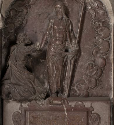 Zdjęcie nr 111: Nagrobek Grzegorza i Katarzyny Branickich znajduje się w kaplicy rodowej pod wezwaniem Najświętszej Marii Panny, na ścianie południowej, naprzeciwko wejścia. Składa się z trójosiowego cokołu i potrójnej filarowo-kolumnowej arkady z klęczącymi postaciami zmarłych po bokach adorujących znajdującą się pośrodku scenę ze zmartwychwstałym Chrystusem ukazującym się niewiernemu Tomaszowi. Całość wieńczy półkolista arkada z herbami Gryf i Kotwicz i tablicami inskrypcyjnymi. 
Dolna część artykułowa lizenami ozdobionymi motywami kandelabrowymi. W polu środkowym czaszka ze skrzyżowanymi piszczelami z inskrypcją w górnej i dolnej części: „POWIEDZ SVIETA [M]ADROSCI IESLI ZE SMIERC ZIWA / CZI MARTWA IESLI MARTWA CZEMV ZIWĄ BIWA / MALOWANA A IESLI ZIWA SMIERCIĄ CZEMV / ZOWIĄ IĄ NAD TO ZYWOT PRZECZ BIERZE KOZI/DEMV / TA IEST NA TWE PITANIE ODPOWIEC PRAWDZIWA / GDI TI ZYESZ SMIERC MARTVA GDY VMIERAS ZIWA / A IESLI ZLA CZI DOBRA CHCZES WIEDZIEC LI O TYM / IAKIS SĄM TAKĄ SMIELE SMIERC MIEĆ BĘDZIESZ PO TYM”. Na lewym polu inskrypcja „CO ZA DZIW ZEM POPIOLEM / WIEDZCIE ZESCIE WY / IAKO IA TENZE POPIOL, TO / IEDNO ZE ZYWY / BO GDIM SIĘ W PROCH ROSSIPAL / DOPIROM PRAWDZIWIE DOSZEDL, ZE CZLOWIEK TYMZE / PROCHEM CHOCIA ZYWIE / PATRZ ZE ZYWY POPIELIE A / TO POMNI SOBIE / ZES NA SWIECIE POPIOLEM / POPIOLEM I W GROBIE / A ZASZ NIEWIES CZYMEM BYL / A TERAZEM IAKI / OGLIANDAI, VWAZAIACZ ZE / SAM BEDZIESZ TAKI / BYLEM TERAS MIE NIE MASZ / IAK BIM TISZ NA SWIECIE / NIE BYL WY DZIS IESTESCIE / IUTRO NIEBEDZIECIE”. W polu cokołu „KTO TV LEZY POBOZNOSC / CNOTA OBYCZAIE / IAKICH NIERYCHLO VIZRĄ / BLISKO LEGLE KRAIE / IAKOSZ IE TAK MALY KĄT / MOGL ZACHOWAC W SOBIE / CZOSZ ALBO CNOTI LVCZKIE / GRZEBIĄ SCZIALEM W GROBIE / TILKOC TV CIALO LIEZY LIECZ / DVSZA W PRZESTRONE / NIEBIESKIE GMACHI WESŁA / KĘDI NIEZLICZONE / LATA POWIEDZIE. CZEMV IZE / MATKĄ BYLA / NIERZKAC POTOMSTWV ALIE / I SIROTOM SILA / TAKCI ZYWOT ZYWOTEM BYWA ZAKVPIONY / DOBRI FRIMARK DAC PLOCHI / ZA ON NIESKONCZONY”. Cokół zamyka wąski, silnie wysunięty gzyms z kimationem jońskim.
Trójosiowy podział nagrobka jest zachowany w partii środkowej, składającej się z trzech arkadowych wnęk, z których środkowa ujęta jest wolnostojącymi kolumnami jońskimi pokrytymi spiralnie ułożonymi pasami z motywem wici roślinnej, a sąsiednie od zewnątrz flankowane filarami pokrytymi motywami kandelabrowymi. W niezbyt głębokich niszach, których podniebienia zdobią kasetony z rozetami w kluczach uskrzydlone główki aniołków umieszczono wykonane w marmurze pińczowskim płaskorzeźby Chrystusa Zmartwychwstałego i adorujących go zmarłych, Grzegorza i Katarzynę Branickich. 
Zbawiciel jest ujęty całopostaciowo, frontalnie, w niewielkim wykroku, z głową zwróconą lekko do klęczącego po prawej stronie św. Tomasza. Jego ciało jest smukłe, wąskie w ramionach, z zaznaczonymi żebrami i mięśniami, osłonięte przewiązaną na biodrach szatą i płaszczem na lewym ramieniu. Chrystus ma pociągłą twarz, o wysokim czole, szerokich kościach policzkowych, wydatnym nosie i z głębokimi oczodołami. Przedstawiony został z długimi wąsami i brodą oraz opadającymi na ramiona, kręconymi włosami. W lewej ręce trzyma chorągiew i podtrzymuje szatę, a prawą rękę ma opuszczoną ku dołowi. 
Święty Tomasz ukazany jest z profilu, w szacie podwójnie przewiązanej w pasie sznurem i przerzuconym przez lewe ramie płaszczem. Twarz z brodą i długimi włosami, odwrócona w stronę Chrystusa. Do góry unosi również prawą rękę, zachowaną tylko do łokcia, lewą rękę trzyma ponad pasem. Figura mężczyzny wyrzeźbiona w kamieniu, polichromowana, przysłania wieniec z obłoków i uskrzydlonych głów puttów otaczający Chrystusa. 
Postacie stoją na podwójnym postumencie. W jego górnej części wyryto sentencję łacińską na prostokątnej tablicy umieszczonej w ozdobnym kartuszu, z zawiniętym spiralnie wycięciem krawędzi górnej i z dodaną w krawędzi dolnej główką uskrzydlonego putta. Napis na postumencie: „PER QVEM ET NOS / RESVRGERE DEVOTA / MENTE, CREDIMVS”. Na płycie poniżej płaskorzeźbione, leżące na prawym boku putto podpierające głowę na prawej ręce, natomiast w lewej trzymające klepsydrę. Nagie ciało, lekko przysłonięte draperią, spoczywa na poduszce z dwoma pomponami. Prawa noga jest wyprostowana, lewa zgięta w kolanie. Twarz pucołowata, z otwartymi oczami, otoczona gęstymi puklami loków. Przed dzieckiem leży czaszka. Nad nim znajduje się grawerowany kartusz z napisem: „HODIE MIHI / CRAS TIBI”. 
W arkadzie po lewej stronie przedstawiony został w trzech czwartych, zwrócony ramionami do widza Grzegorz Branicki. Postać klęczy na poduszce, szerokie dłonie złożone ma razem na piersiach, a głowę lekko uniesioną. Twarz Branickiego o pociągłych rysach, szerokich kościach policzkowych i dużych oczach, z wysokim czołem przysłoniętym zaczesanymi do przodu włosami. Ukazany z wąsami i długą, pofalowaną brodą. Ubrany jest w pełną, dekorowaną zbroję, spod której wystaje jaka i nogawice. Na szyi zawieszony łańcuch, a u stóp ostrogi. Przy nogach Branickiego leżą rękawice i hełm z trzema piórami. Nad głową wznoszą się panoplia, złożone z okrągłej tarczy i skrzyżowanych miecza, szabli, buławy, łuku, kołczanu ze strzałami i włóczni.
Po lewej stronie arkadę wypełnia ujęta z profilu, postać klęczącej na dwóch kolanach Katarzyny Branickiej. Jest ubrana w długą szubę, opadającą sztywnymi, rozchodzącymi się fałdami, u dołu załamującymi się, które zasłaniają sylwetkę. Na głowie ma czepiec przysłaniający włosy i podwikę. Twarz o łagodnych rysach, z długim nosem, małymi ustami i lekko zadartym podbródkiem. Ręce złożone razem na piersiach. Na palcach wskazującym i serdecznym lewej dłoni pierścienie, a ponad nadgarstkiem czterokrotnie nawinięty różaniec. Ponad figurą płaskorzeźbione tondo z Matką Boską z Dzieciątkiem otoczonymi wieńcem obłoków. Maria siedzi, ubrana w długą suknię, z welonem na głowie, z płaszczem zarzuconym na ramiona, którym lekko okrywa nagie Dzieciątko.
Zwieńczenie nagrobka o brzegach inkrustowanych marmurowymi kołami i elipsami, ujęte ornamentalnymi uszami, jest zakończone pasem z zawijającymi się do środkami kartuszami i równolegle ułożonymi liśćmi akantu. Tympanon wypełnia dekoracja złożona z czterech kartuszy: dwóch owalnych na tle paludamentu, zwieńczonych uskrzydloną główką anioła z godłami herbów Gryf i Kotwicz i dwóch podłużnych z inskrypcjami. Na tablicy po lewej stronie inskrypcja: „MAGNIFICO D(OMI)NO GREGORIO A RUSCA BRANICZKI OLIM VENA/TORI ET BURGRABIO CRAC(OVIENSI) CAPITANEO NIEPOŁOMIECEN(SI) VIRO / INTEGERRIMO DE REGIBVS SVIS ET RE PVB(LICA) BENE MERITO RELIGIO/NIS CATHOLICE AMANTISSIMO AMICIS FIDELISSIMO, OMNIBVS AFFABI/LI ET BENIGNO JOANNES A RUSCA BRANICZKI VENATOR CRACO(VIENSIS) CAPITANEVS NIEPOŁOMICEN(SI) MESTVS FILIUS PARENTI CHA/RISSIMO POSVIT OBYT 9 MAII A(NNO) D(OMINI) 1595 AETATIS SUE 60”. Napis wykuty po prawej stronie: “MAGNIFICAE D(OMI)NE CATHARINAE MAGNIFICI OLIM D(OMI)NI AUGUSTINI / KOTFICZ D(OMINI) SIGISMVNDI I POLONIAE REGIS STABVLI PREFECTI / VEXILIFERISQUE CURIE ET BURGRABY CRACO(VIENSIS) FILIE MATRONAE / LECTISSIME QVE CVM PVDORE ET MORVM MIRA ELEGANTIA / MARITI SUMMUM AMOREM VIRTUTE ET MODESTIA OMNIVM BENE/VOLENTIAM MERVISSET ACERBISSIMA MORTE AB OCVLIS EREPTA EST / IDEM FILIUS MATRI AMANTISSIME CVM LACRIMIS POSVIT. OBYT / 8 OCTOBRIS A(NNO) D)OMINI) 1588 AETATIS SUE 38". 
