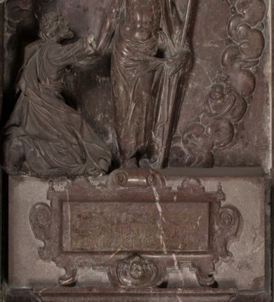 Zdjęcie nr 113: Nagrobek Grzegorza i Katarzyny Branickich znajduje się w kaplicy rodowej pod wezwaniem Najświętszej Marii Panny, na ścianie południowej, naprzeciwko wejścia. Składa się z trójosiowego cokołu i potrójnej filarowo-kolumnowej arkady z klęczącymi postaciami zmarłych po bokach adorujących znajdującą się pośrodku scenę ze zmartwychwstałym Chrystusem ukazującym się niewiernemu Tomaszowi. Całość wieńczy półkolista arkada z herbami Gryf i Kotwicz i tablicami inskrypcyjnymi. 
Dolna część artykułowa lizenami ozdobionymi motywami kandelabrowymi. W polu środkowym czaszka ze skrzyżowanymi piszczelami z inskrypcją w górnej i dolnej części: „POWIEDZ SVIETA [M]ADROSCI IESLI ZE SMIERC ZIWA / CZI MARTWA IESLI MARTWA CZEMV ZIWĄ BIWA / MALOWANA A IESLI ZIWA SMIERCIĄ CZEMV / ZOWIĄ IĄ NAD TO ZYWOT PRZECZ BIERZE KOZI/DEMV / TA IEST NA TWE PITANIE ODPOWIEC PRAWDZIWA / GDI TI ZYESZ SMIERC MARTVA GDY VMIERAS ZIWA / A IESLI ZLA CZI DOBRA CHCZES WIEDZIEC LI O TYM / IAKIS SĄM TAKĄ SMIELE SMIERC MIEĆ BĘDZIESZ PO TYM”. Na lewym polu inskrypcja „CO ZA DZIW ZEM POPIOLEM / WIEDZCIE ZESCIE WY / IAKO IA TENZE POPIOL, TO / IEDNO ZE ZYWY / BO GDIM SIĘ W PROCH ROSSIPAL / DOPIROM PRAWDZIWIE DOSZEDL, ZE CZLOWIEK TYMZE / PROCHEM CHOCIA ZYWIE / PATRZ ZE ZYWY POPIELIE A / TO POMNI SOBIE / ZES NA SWIECIE POPIOLEM / POPIOLEM I W GROBIE / A ZASZ NIEWIES CZYMEM BYL / A TERAZEM IAKI / OGLIANDAI, VWAZAIACZ ZE / SAM BEDZIESZ TAKI / BYLEM TERAS MIE NIE MASZ / IAK BIM TISZ NA SWIECIE / NIE BYL WY DZIS IESTESCIE / IUTRO NIEBEDZIECIE”. W polu cokołu „KTO TV LEZY POBOZNOSC / CNOTA OBYCZAIE / IAKICH NIERYCHLO VIZRĄ / BLISKO LEGLE KRAIE / IAKOSZ IE TAK MALY KĄT / MOGL ZACHOWAC W SOBIE / CZOSZ ALBO CNOTI LVCZKIE / GRZEBIĄ SCZIALEM W GROBIE / TILKOC TV CIALO LIEZY LIECZ / DVSZA W PRZESTRONE / NIEBIESKIE GMACHI WESŁA / KĘDI NIEZLICZONE / LATA POWIEDZIE. CZEMV IZE / MATKĄ BYLA / NIERZKAC POTOMSTWV ALIE / I SIROTOM SILA / TAKCI ZYWOT ZYWOTEM BYWA ZAKVPIONY / DOBRI FRIMARK DAC PLOCHI / ZA ON NIESKONCZONY”. Cokół zamyka wąski, silnie wysunięty gzyms z kimationem jońskim.
Trójosiowy podział nagrobka jest zachowany w partii środkowej, składającej się z trzech arkadowych wnęk, z których środkowa ujęta jest wolnostojącymi kolumnami jońskimi pokrytymi spiralnie ułożonymi pasami z motywem wici roślinnej, a sąsiednie od zewnątrz flankowane filarami pokrytymi motywami kandelabrowymi. W niezbyt głębokich niszach, których podniebienia zdobią kasetony z rozetami w kluczach uskrzydlone główki aniołków umieszczono wykonane w marmurze pińczowskim płaskorzeźby Chrystusa Zmartwychwstałego i adorujących go zmarłych, Grzegorza i Katarzynę Branickich. 
Zbawiciel jest ujęty całopostaciowo, frontalnie, w niewielkim wykroku, z głową zwróconą lekko do klęczącego po prawej stronie św. Tomasza. Jego ciało jest smukłe, wąskie w ramionach, z zaznaczonymi żebrami i mięśniami, osłonięte przewiązaną na biodrach szatą i płaszczem na lewym ramieniu. Chrystus ma pociągłą twarz, o wysokim czole, szerokich kościach policzkowych, wydatnym nosie i z głębokimi oczodołami. Przedstawiony został z długimi wąsami i brodą oraz opadającymi na ramiona, kręconymi włosami. W lewej ręce trzyma chorągiew i podtrzymuje szatę, a prawą rękę ma opuszczoną ku dołowi. 
Święty Tomasz ukazany jest z profilu, w szacie podwójnie przewiązanej w pasie sznurem i przerzuconym przez lewe ramie płaszczem. Twarz z brodą i długimi włosami, odwrócona w stronę Chrystusa. Do góry unosi również prawą rękę, zachowaną tylko do łokcia, lewą rękę trzyma ponad pasem. Figura mężczyzny wyrzeźbiona w kamieniu, polichromowana, przysłania wieniec z obłoków i uskrzydlonych głów puttów otaczający Chrystusa. 
Postacie stoją na podwójnym postumencie. W jego górnej części wyryto sentencję łacińską na prostokątnej tablicy umieszczonej w ozdobnym kartuszu, z zawiniętym spiralnie wycięciem krawędzi górnej i z dodaną w krawędzi dolnej główką uskrzydlonego putta. Napis na postumencie: „PER QVEM ET NOS / RESVRGERE DEVOTA / MENTE, CREDIMVS”. Na płycie poniżej płaskorzeźbione, leżące na prawym boku putto podpierające głowę na prawej ręce, natomiast w lewej trzymające klepsydrę. Nagie ciało, lekko przysłonięte draperią, spoczywa na poduszce z dwoma pomponami. Prawa noga jest wyprostowana, lewa zgięta w kolanie. Twarz pucołowata, z otwartymi oczami, otoczona gęstymi puklami loków. Przed dzieckiem leży czaszka. Nad nim znajduje się grawerowany kartusz z napisem: „HODIE MIHI / CRAS TIBI”. 
W arkadzie po lewej stronie przedstawiony został w trzech czwartych, zwrócony ramionami do widza Grzegorz Branicki. Postać klęczy na poduszce, szerokie dłonie złożone ma razem na piersiach, a głowę lekko uniesioną. Twarz Branickiego o pociągłych rysach, szerokich kościach policzkowych i dużych oczach, z wysokim czołem przysłoniętym zaczesanymi do przodu włosami. Ukazany z wąsami i długą, pofalowaną brodą. Ubrany jest w pełną, dekorowaną zbroję, spod której wystaje jaka i nogawice. Na szyi zawieszony łańcuch, a u stóp ostrogi. Przy nogach Branickiego leżą rękawice i hełm z trzema piórami. Nad głową wznoszą się panoplia, złożone z okrągłej tarczy i skrzyżowanych miecza, szabli, buławy, łuku, kołczanu ze strzałami i włóczni.
Po lewej stronie arkadę wypełnia ujęta z profilu, postać klęczącej na dwóch kolanach Katarzyny Branickiej. Jest ubrana w długą szubę, opadającą sztywnymi, rozchodzącymi się fałdami, u dołu załamującymi się, które zasłaniają sylwetkę. Na głowie ma czepiec przysłaniający włosy i podwikę. Twarz o łagodnych rysach, z długim nosem, małymi ustami i lekko zadartym podbródkiem. Ręce złożone razem na piersiach. Na palcach wskazującym i serdecznym lewej dłoni pierścienie, a ponad nadgarstkiem czterokrotnie nawinięty różaniec. Ponad figurą płaskorzeźbione tondo z Matką Boską z Dzieciątkiem otoczonymi wieńcem obłoków. Maria siedzi, ubrana w długą suknię, z welonem na głowie, z płaszczem zarzuconym na ramiona, którym lekko okrywa nagie Dzieciątko.
Zwieńczenie nagrobka o brzegach inkrustowanych marmurowymi kołami i elipsami, ujęte ornamentalnymi uszami, jest zakończone pasem z zawijającymi się do środkami kartuszami i równolegle ułożonymi liśćmi akantu. Tympanon wypełnia dekoracja złożona z czterech kartuszy: dwóch owalnych na tle paludamentu, zwieńczonych uskrzydloną główką anioła z godłami herbów Gryf i Kotwicz i dwóch podłużnych z inskrypcjami. Na tablicy po lewej stronie inskrypcja: „MAGNIFICO D(OMI)NO GREGORIO A RUSCA BRANICZKI OLIM VENA/TORI ET BURGRABIO CRAC(OVIENSI) CAPITANEO NIEPOŁOMIECEN(SI) VIRO / INTEGERRIMO DE REGIBVS SVIS ET RE PVB(LICA) BENE MERITO RELIGIO/NIS CATHOLICE AMANTISSIMO AMICIS FIDELISSIMO, OMNIBVS AFFABI/LI ET BENIGNO JOANNES A RUSCA BRANICZKI VENATOR CRACO(VIENSIS) CAPITANEVS NIEPOŁOMICEN(SI) MESTVS FILIUS PARENTI CHA/RISSIMO POSVIT OBYT 9 MAII A(NNO) D(OMINI) 1595 AETATIS SUE 60”. Napis wykuty po prawej stronie: “MAGNIFICAE D(OMI)NE CATHARINAE MAGNIFICI OLIM D(OMI)NI AUGUSTINI / KOTFICZ D(OMINI) SIGISMVNDI I POLONIAE REGIS STABVLI PREFECTI / VEXILIFERISQUE CURIE ET BURGRABY CRACO(VIENSIS) FILIE MATRONAE / LECTISSIME QVE CVM PVDORE ET MORVM MIRA ELEGANTIA / MARITI SUMMUM AMOREM VIRTUTE ET MODESTIA OMNIVM BENE/VOLENTIAM MERVISSET ACERBISSIMA MORTE AB OCVLIS EREPTA EST / IDEM FILIUS MATRI AMANTISSIME CVM LACRIMIS POSVIT. OBYT / 8 OCTOBRIS A(NNO) D)OMINI) 1588 AETATIS SUE 38". 
