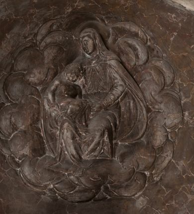 Zdjęcie nr 114: Nagrobek Grzegorza i Katarzyny Branickich znajduje się w kaplicy rodowej pod wezwaniem Najświętszej Marii Panny, na ścianie południowej, naprzeciwko wejścia. Składa się z trójosiowego cokołu i potrójnej filarowo-kolumnowej arkady z klęczącymi postaciami zmarłych po bokach adorujących znajdującą się pośrodku scenę ze zmartwychwstałym Chrystusem ukazującym się niewiernemu Tomaszowi. Całość wieńczy półkolista arkada z herbami Gryf i Kotwicz i tablicami inskrypcyjnymi. 
Dolna część artykułowa lizenami ozdobionymi motywami kandelabrowymi. W polu środkowym czaszka ze skrzyżowanymi piszczelami z inskrypcją w górnej i dolnej części: „POWIEDZ SVIETA [M]ADROSCI IESLI ZE SMIERC ZIWA / CZI MARTWA IESLI MARTWA CZEMV ZIWĄ BIWA / MALOWANA A IESLI ZIWA SMIERCIĄ CZEMV / ZOWIĄ IĄ NAD TO ZYWOT PRZECZ BIERZE KOZI/DEMV / TA IEST NA TWE PITANIE ODPOWIEC PRAWDZIWA / GDI TI ZYESZ SMIERC MARTVA GDY VMIERAS ZIWA / A IESLI ZLA CZI DOBRA CHCZES WIEDZIEC LI O TYM / IAKIS SĄM TAKĄ SMIELE SMIERC MIEĆ BĘDZIESZ PO TYM”. Na lewym polu inskrypcja „CO ZA DZIW ZEM POPIOLEM / WIEDZCIE ZESCIE WY / IAKO IA TENZE POPIOL, TO / IEDNO ZE ZYWY / BO GDIM SIĘ W PROCH ROSSIPAL / DOPIROM PRAWDZIWIE DOSZEDL, ZE CZLOWIEK TYMZE / PROCHEM CHOCIA ZYWIE / PATRZ ZE ZYWY POPIELIE A / TO POMNI SOBIE / ZES NA SWIECIE POPIOLEM / POPIOLEM I W GROBIE / A ZASZ NIEWIES CZYMEM BYL / A TERAZEM IAKI / OGLIANDAI, VWAZAIACZ ZE / SAM BEDZIESZ TAKI / BYLEM TERAS MIE NIE MASZ / IAK BIM TISZ NA SWIECIE / NIE BYL WY DZIS IESTESCIE / IUTRO NIEBEDZIECIE”. W polu cokołu „KTO TV LEZY POBOZNOSC / CNOTA OBYCZAIE / IAKICH NIERYCHLO VIZRĄ / BLISKO LEGLE KRAIE / IAKOSZ IE TAK MALY KĄT / MOGL ZACHOWAC W SOBIE / CZOSZ ALBO CNOTI LVCZKIE / GRZEBIĄ SCZIALEM W GROBIE / TILKOC TV CIALO LIEZY LIECZ / DVSZA W PRZESTRONE / NIEBIESKIE GMACHI WESŁA / KĘDI NIEZLICZONE / LATA POWIEDZIE. CZEMV IZE / MATKĄ BYLA / NIERZKAC POTOMSTWV ALIE / I SIROTOM SILA / TAKCI ZYWOT ZYWOTEM BYWA ZAKVPIONY / DOBRI FRIMARK DAC PLOCHI / ZA ON NIESKONCZONY”. Cokół zamyka wąski, silnie wysunięty gzyms z kimationem jońskim.
Trójosiowy podział nagrobka jest zachowany w partii środkowej, składającej się z trzech arkadowych wnęk, z których środkowa ujęta jest wolnostojącymi kolumnami jońskimi pokrytymi spiralnie ułożonymi pasami z motywem wici roślinnej, a sąsiednie od zewnątrz flankowane filarami pokrytymi motywami kandelabrowymi. W niezbyt głębokich niszach, których podniebienia zdobią kasetony z rozetami w kluczach uskrzydlone główki aniołków umieszczono wykonane w marmurze pińczowskim płaskorzeźby Chrystusa Zmartwychwstałego i adorujących go zmarłych, Grzegorza i Katarzynę Branickich. 
Zbawiciel jest ujęty całopostaciowo, frontalnie, w niewielkim wykroku, z głową zwróconą lekko do klęczącego po prawej stronie św. Tomasza. Jego ciało jest smukłe, wąskie w ramionach, z zaznaczonymi żebrami i mięśniami, osłonięte przewiązaną na biodrach szatą i płaszczem na lewym ramieniu. Chrystus ma pociągłą twarz, o wysokim czole, szerokich kościach policzkowych, wydatnym nosie i z głębokimi oczodołami. Przedstawiony został z długimi wąsami i brodą oraz opadającymi na ramiona, kręconymi włosami. W lewej ręce trzyma chorągiew i podtrzymuje szatę, a prawą rękę ma opuszczoną ku dołowi. 
Święty Tomasz ukazany jest z profilu, w szacie podwójnie przewiązanej w pasie sznurem i przerzuconym przez lewe ramie płaszczem. Twarz z brodą i długimi włosami, odwrócona w stronę Chrystusa. Do góry unosi również prawą rękę, zachowaną tylko do łokcia, lewą rękę trzyma ponad pasem. Figura mężczyzny wyrzeźbiona w kamieniu, polichromowana, przysłania wieniec z obłoków i uskrzydlonych głów puttów otaczający Chrystusa. 
Postacie stoją na podwójnym postumencie. W jego górnej części wyryto sentencję łacińską na prostokątnej tablicy umieszczonej w ozdobnym kartuszu, z zawiniętym spiralnie wycięciem krawędzi górnej i z dodaną w krawędzi dolnej główką uskrzydlonego putta. Napis na postumencie: „PER QVEM ET NOS / RESVRGERE DEVOTA / MENTE, CREDIMVS”. Na płycie poniżej płaskorzeźbione, leżące na prawym boku putto podpierające głowę na prawej ręce, natomiast w lewej trzymające klepsydrę. Nagie ciało, lekko przysłonięte draperią, spoczywa na poduszce z dwoma pomponami. Prawa noga jest wyprostowana, lewa zgięta w kolanie. Twarz pucołowata, z otwartymi oczami, otoczona gęstymi puklami loków. Przed dzieckiem leży czaszka. Nad nim znajduje się grawerowany kartusz z napisem: „HODIE MIHI / CRAS TIBI”. 
W arkadzie po lewej stronie przedstawiony został w trzech czwartych, zwrócony ramionami do widza Grzegorz Branicki. Postać klęczy na poduszce, szerokie dłonie złożone ma razem na piersiach, a głowę lekko uniesioną. Twarz Branickiego o pociągłych rysach, szerokich kościach policzkowych i dużych oczach, z wysokim czołem przysłoniętym zaczesanymi do przodu włosami. Ukazany z wąsami i długą, pofalowaną brodą. Ubrany jest w pełną, dekorowaną zbroję, spod której wystaje jaka i nogawice. Na szyi zawieszony łańcuch, a u stóp ostrogi. Przy nogach Branickiego leżą rękawice i hełm z trzema piórami. Nad głową wznoszą się panoplia, złożone z okrągłej tarczy i skrzyżowanych miecza, szabli, buławy, łuku, kołczanu ze strzałami i włóczni.
Po lewej stronie arkadę wypełnia ujęta z profilu, postać klęczącej na dwóch kolanach Katarzyny Branickiej. Jest ubrana w długą szubę, opadającą sztywnymi, rozchodzącymi się fałdami, u dołu załamującymi się, które zasłaniają sylwetkę. Na głowie ma czepiec przysłaniający włosy i podwikę. Twarz o łagodnych rysach, z długim nosem, małymi ustami i lekko zadartym podbródkiem. Ręce złożone razem na piersiach. Na palcach wskazującym i serdecznym lewej dłoni pierścienie, a ponad nadgarstkiem czterokrotnie nawinięty różaniec. Ponad figurą płaskorzeźbione tondo z Matką Boską z Dzieciątkiem otoczonymi wieńcem obłoków. Maria siedzi, ubrana w długą suknię, z welonem na głowie, z płaszczem zarzuconym na ramiona, którym lekko okrywa nagie Dzieciątko.
Zwieńczenie nagrobka o brzegach inkrustowanych marmurowymi kołami i elipsami, ujęte ornamentalnymi uszami, jest zakończone pasem z zawijającymi się do środkami kartuszami i równolegle ułożonymi liśćmi akantu. Tympanon wypełnia dekoracja złożona z czterech kartuszy: dwóch owalnych na tle paludamentu, zwieńczonych uskrzydloną główką anioła z godłami herbów Gryf i Kotwicz i dwóch podłużnych z inskrypcjami. Na tablicy po lewej stronie inskrypcja: „MAGNIFICO D(OMI)NO GREGORIO A RUSCA BRANICZKI OLIM VENA/TORI ET BURGRABIO CRAC(OVIENSI) CAPITANEO NIEPOŁOMIECEN(SI) VIRO / INTEGERRIMO DE REGIBVS SVIS ET RE PVB(LICA) BENE MERITO RELIGIO/NIS CATHOLICE AMANTISSIMO AMICIS FIDELISSIMO, OMNIBVS AFFABI/LI ET BENIGNO JOANNES A RUSCA BRANICZKI VENATOR CRACO(VIENSIS) CAPITANEVS NIEPOŁOMICEN(SI) MESTVS FILIUS PARENTI CHA/RISSIMO POSVIT OBYT 9 MAII A(NNO) D(OMINI) 1595 AETATIS SUE 60”. Napis wykuty po prawej stronie: “MAGNIFICAE D(OMI)NE CATHARINAE MAGNIFICI OLIM D(OMI)NI AUGUSTINI / KOTFICZ D(OMINI) SIGISMVNDI I POLONIAE REGIS STABVLI PREFECTI / VEXILIFERISQUE CURIE ET BURGRABY CRACO(VIENSIS) FILIE MATRONAE / LECTISSIME QVE CVM PVDORE ET MORVM MIRA ELEGANTIA / MARITI SUMMUM AMOREM VIRTUTE ET MODESTIA OMNIVM BENE/VOLENTIAM MERVISSET ACERBISSIMA MORTE AB OCVLIS EREPTA EST / IDEM FILIUS MATRI AMANTISSIME CVM LACRIMIS POSVIT. OBYT / 8 OCTOBRIS A(NNO) D)OMINI) 1588 AETATIS SUE 38". 
