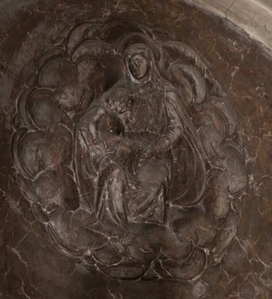 Zdjęcie nr 112: Nagrobek Grzegorza i Katarzyny Branickich znajduje się w kaplicy rodowej pod wezwaniem Najświętszej Marii Panny, na ścianie południowej, naprzeciwko wejścia. Składa się z trójosiowego cokołu i potrójnej filarowo-kolumnowej arkady z klęczącymi postaciami zmarłych po bokach adorujących znajdującą się pośrodku scenę ze zmartwychwstałym Chrystusem ukazującym się niewiernemu Tomaszowi. Całość wieńczy półkolista arkada z herbami Gryf i Kotwicz i tablicami inskrypcyjnymi. 
Dolna część artykułowa lizenami ozdobionymi motywami kandelabrowymi. W polu środkowym czaszka ze skrzyżowanymi piszczelami z inskrypcją w górnej i dolnej części: „POWIEDZ SVIETA [M]ADROSCI IESLI ZE SMIERC ZIWA / CZI MARTWA IESLI MARTWA CZEMV ZIWĄ BIWA / MALOWANA A IESLI ZIWA SMIERCIĄ CZEMV / ZOWIĄ IĄ NAD TO ZYWOT PRZECZ BIERZE KOZI/DEMV / TA IEST NA TWE PITANIE ODPOWIEC PRAWDZIWA / GDI TI ZYESZ SMIERC MARTVA GDY VMIERAS ZIWA / A IESLI ZLA CZI DOBRA CHCZES WIEDZIEC LI O TYM / IAKIS SĄM TAKĄ SMIELE SMIERC MIEĆ BĘDZIESZ PO TYM”. Na lewym polu inskrypcja „CO ZA DZIW ZEM POPIOLEM / WIEDZCIE ZESCIE WY / IAKO IA TENZE POPIOL, TO / IEDNO ZE ZYWY / BO GDIM SIĘ W PROCH ROSSIPAL / DOPIROM PRAWDZIWIE DOSZEDL, ZE CZLOWIEK TYMZE / PROCHEM CHOCIA ZYWIE / PATRZ ZE ZYWY POPIELIE A / TO POMNI SOBIE / ZES NA SWIECIE POPIOLEM / POPIOLEM I W GROBIE / A ZASZ NIEWIES CZYMEM BYL / A TERAZEM IAKI / OGLIANDAI, VWAZAIACZ ZE / SAM BEDZIESZ TAKI / BYLEM TERAS MIE NIE MASZ / IAK BIM TISZ NA SWIECIE / NIE BYL WY DZIS IESTESCIE / IUTRO NIEBEDZIECIE”. W polu cokołu „KTO TV LEZY POBOZNOSC / CNOTA OBYCZAIE / IAKICH NIERYCHLO VIZRĄ / BLISKO LEGLE KRAIE / IAKOSZ IE TAK MALY KĄT / MOGL ZACHOWAC W SOBIE / CZOSZ ALBO CNOTI LVCZKIE / GRZEBIĄ SCZIALEM W GROBIE / TILKOC TV CIALO LIEZY LIECZ / DVSZA W PRZESTRONE / NIEBIESKIE GMACHI WESŁA / KĘDI NIEZLICZONE / LATA POWIEDZIE. CZEMV IZE / MATKĄ BYLA / NIERZKAC POTOMSTWV ALIE / I SIROTOM SILA / TAKCI ZYWOT ZYWOTEM BYWA ZAKVPIONY / DOBRI FRIMARK DAC PLOCHI / ZA ON NIESKONCZONY”. Cokół zamyka wąski, silnie wysunięty gzyms z kimationem jońskim.
Trójosiowy podział nagrobka jest zachowany w partii środkowej, składającej się z trzech arkadowych wnęk, z których środkowa ujęta jest wolnostojącymi kolumnami jońskimi pokrytymi spiralnie ułożonymi pasami z motywem wici roślinnej, a sąsiednie od zewnątrz flankowane filarami pokrytymi motywami kandelabrowymi. W niezbyt głębokich niszach, których podniebienia zdobią kasetony z rozetami w kluczach uskrzydlone główki aniołków umieszczono wykonane w marmurze pińczowskim płaskorzeźby Chrystusa Zmartwychwstałego i adorujących go zmarłych, Grzegorza i Katarzynę Branickich. 
Zbawiciel jest ujęty całopostaciowo, frontalnie, w niewielkim wykroku, z głową zwróconą lekko do klęczącego po prawej stronie św. Tomasza. Jego ciało jest smukłe, wąskie w ramionach, z zaznaczonymi żebrami i mięśniami, osłonięte przewiązaną na biodrach szatą i płaszczem na lewym ramieniu. Chrystus ma pociągłą twarz, o wysokim czole, szerokich kościach policzkowych, wydatnym nosie i z głębokimi oczodołami. Przedstawiony został z długimi wąsami i brodą oraz opadającymi na ramiona, kręconymi włosami. W lewej ręce trzyma chorągiew i podtrzymuje szatę, a prawą rękę ma opuszczoną ku dołowi. 
Święty Tomasz ukazany jest z profilu, w szacie podwójnie przewiązanej w pasie sznurem i przerzuconym przez lewe ramie płaszczem. Twarz z brodą i długimi włosami, odwrócona w stronę Chrystusa. Do góry unosi również prawą rękę, zachowaną tylko do łokcia, lewą rękę trzyma ponad pasem. Figura mężczyzny wyrzeźbiona w kamieniu, polichromowana, przysłania wieniec z obłoków i uskrzydlonych głów puttów otaczający Chrystusa. 
Postacie stoją na podwójnym postumencie. W jego górnej części wyryto sentencję łacińską na prostokątnej tablicy umieszczonej w ozdobnym kartuszu, z zawiniętym spiralnie wycięciem krawędzi górnej i z dodaną w krawędzi dolnej główką uskrzydlonego putta. Napis na postumencie: „PER QVEM ET NOS / RESVRGERE DEVOTA / MENTE, CREDIMVS”. Na płycie poniżej płaskorzeźbione, leżące na prawym boku putto podpierające głowę na prawej ręce, natomiast w lewej trzymające klepsydrę. Nagie ciało, lekko przysłonięte draperią, spoczywa na poduszce z dwoma pomponami. Prawa noga jest wyprostowana, lewa zgięta w kolanie. Twarz pucołowata, z otwartymi oczami, otoczona gęstymi puklami loków. Przed dzieckiem leży czaszka. Nad nim znajduje się grawerowany kartusz z napisem: „HODIE MIHI / CRAS TIBI”. 
W arkadzie po lewej stronie przedstawiony został w trzech czwartych, zwrócony ramionami do widza Grzegorz Branicki. Postać klęczy na poduszce, szerokie dłonie złożone ma razem na piersiach, a głowę lekko uniesioną. Twarz Branickiego o pociągłych rysach, szerokich kościach policzkowych i dużych oczach, z wysokim czołem przysłoniętym zaczesanymi do przodu włosami. Ukazany z wąsami i długą, pofalowaną brodą. Ubrany jest w pełną, dekorowaną zbroję, spod której wystaje jaka i nogawice. Na szyi zawieszony łańcuch, a u stóp ostrogi. Przy nogach Branickiego leżą rękawice i hełm z trzema piórami. Nad głową wznoszą się panoplia, złożone z okrągłej tarczy i skrzyżowanych miecza, szabli, buławy, łuku, kołczanu ze strzałami i włóczni.
Po lewej stronie arkadę wypełnia ujęta z profilu, postać klęczącej na dwóch kolanach Katarzyny Branickiej. Jest ubrana w długą szubę, opadającą sztywnymi, rozchodzącymi się fałdami, u dołu załamującymi się, które zasłaniają sylwetkę. Na głowie ma czepiec przysłaniający włosy i podwikę. Twarz o łagodnych rysach, z długim nosem, małymi ustami i lekko zadartym podbródkiem. Ręce złożone razem na piersiach. Na palcach wskazującym i serdecznym lewej dłoni pierścienie, a ponad nadgarstkiem czterokrotnie nawinięty różaniec. Ponad figurą płaskorzeźbione tondo z Matką Boską z Dzieciątkiem otoczonymi wieńcem obłoków. Maria siedzi, ubrana w długą suknię, z welonem na głowie, z płaszczem zarzuconym na ramiona, którym lekko okrywa nagie Dzieciątko.
Zwieńczenie nagrobka o brzegach inkrustowanych marmurowymi kołami i elipsami, ujęte ornamentalnymi uszami, jest zakończone pasem z zawijającymi się do środkami kartuszami i równolegle ułożonymi liśćmi akantu. Tympanon wypełnia dekoracja złożona z czterech kartuszy: dwóch owalnych na tle paludamentu, zwieńczonych uskrzydloną główką anioła z godłami herbów Gryf i Kotwicz i dwóch podłużnych z inskrypcjami. Na tablicy po lewej stronie inskrypcja: „MAGNIFICO D(OMI)NO GREGORIO A RUSCA BRANICZKI OLIM VENA/TORI ET BURGRABIO CRAC(OVIENSI) CAPITANEO NIEPOŁOMIECEN(SI) VIRO / INTEGERRIMO DE REGIBVS SVIS ET RE PVB(LICA) BENE MERITO RELIGIO/NIS CATHOLICE AMANTISSIMO AMICIS FIDELISSIMO, OMNIBVS AFFABI/LI ET BENIGNO JOANNES A RUSCA BRANICZKI VENATOR CRACO(VIENSIS) CAPITANEVS NIEPOŁOMICEN(SI) MESTVS FILIUS PARENTI CHA/RISSIMO POSVIT OBYT 9 MAII A(NNO) D(OMINI) 1595 AETATIS SUE 60”. Napis wykuty po prawej stronie: “MAGNIFICAE D(OMI)NE CATHARINAE MAGNIFICI OLIM D(OMI)NI AUGUSTINI / KOTFICZ D(OMINI) SIGISMVNDI I POLONIAE REGIS STABVLI PREFECTI / VEXILIFERISQUE CURIE ET BURGRABY CRACO(VIENSIS) FILIE MATRONAE / LECTISSIME QVE CVM PVDORE ET MORVM MIRA ELEGANTIA / MARITI SUMMUM AMOREM VIRTUTE ET MODESTIA OMNIVM BENE/VOLENTIAM MERVISSET ACERBISSIMA MORTE AB OCVLIS EREPTA EST / IDEM FILIUS MATRI AMANTISSIME CVM LACRIMIS POSVIT. OBYT / 8 OCTOBRIS A(NNO) D)OMINI) 1588 AETATIS SUE 38". 
