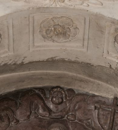 Zdjęcie nr 116: Nagrobek Grzegorza i Katarzyny Branickich znajduje się w kaplicy rodowej pod wezwaniem Najświętszej Marii Panny, na ścianie południowej, naprzeciwko wejścia. Składa się z trójosiowego cokołu i potrójnej filarowo-kolumnowej arkady z klęczącymi postaciami zmarłych po bokach adorujących znajdującą się pośrodku scenę ze zmartwychwstałym Chrystusem ukazującym się niewiernemu Tomaszowi. Całość wieńczy półkolista arkada z herbami Gryf i Kotwicz i tablicami inskrypcyjnymi. 
Dolna część artykułowa lizenami ozdobionymi motywami kandelabrowymi. W polu środkowym czaszka ze skrzyżowanymi piszczelami z inskrypcją w górnej i dolnej części: „POWIEDZ SVIETA [M]ADROSCI IESLI ZE SMIERC ZIWA / CZI MARTWA IESLI MARTWA CZEMV ZIWĄ BIWA / MALOWANA A IESLI ZIWA SMIERCIĄ CZEMV / ZOWIĄ IĄ NAD TO ZYWOT PRZECZ BIERZE KOZI/DEMV / TA IEST NA TWE PITANIE ODPOWIEC PRAWDZIWA / GDI TI ZYESZ SMIERC MARTVA GDY VMIERAS ZIWA / A IESLI ZLA CZI DOBRA CHCZES WIEDZIEC LI O TYM / IAKIS SĄM TAKĄ SMIELE SMIERC MIEĆ BĘDZIESZ PO TYM”. Na lewym polu inskrypcja „CO ZA DZIW ZEM POPIOLEM / WIEDZCIE ZESCIE WY / IAKO IA TENZE POPIOL, TO / IEDNO ZE ZYWY / BO GDIM SIĘ W PROCH ROSSIPAL / DOPIROM PRAWDZIWIE DOSZEDL, ZE CZLOWIEK TYMZE / PROCHEM CHOCIA ZYWIE / PATRZ ZE ZYWY POPIELIE A / TO POMNI SOBIE / ZES NA SWIECIE POPIOLEM / POPIOLEM I W GROBIE / A ZASZ NIEWIES CZYMEM BYL / A TERAZEM IAKI / OGLIANDAI, VWAZAIACZ ZE / SAM BEDZIESZ TAKI / BYLEM TERAS MIE NIE MASZ / IAK BIM TISZ NA SWIECIE / NIE BYL WY DZIS IESTESCIE / IUTRO NIEBEDZIECIE”. W polu cokołu „KTO TV LEZY POBOZNOSC / CNOTA OBYCZAIE / IAKICH NIERYCHLO VIZRĄ / BLISKO LEGLE KRAIE / IAKOSZ IE TAK MALY KĄT / MOGL ZACHOWAC W SOBIE / CZOSZ ALBO CNOTI LVCZKIE / GRZEBIĄ SCZIALEM W GROBIE / TILKOC TV CIALO LIEZY LIECZ / DVSZA W PRZESTRONE / NIEBIESKIE GMACHI WESŁA / KĘDI NIEZLICZONE / LATA POWIEDZIE. CZEMV IZE / MATKĄ BYLA / NIERZKAC POTOMSTWV ALIE / I SIROTOM SILA / TAKCI ZYWOT ZYWOTEM BYWA ZAKVPIONY / DOBRI FRIMARK DAC PLOCHI / ZA ON NIESKONCZONY”. Cokół zamyka wąski, silnie wysunięty gzyms z kimationem jońskim.
Trójosiowy podział nagrobka jest zachowany w partii środkowej, składającej się z trzech arkadowych wnęk, z których środkowa ujęta jest wolnostojącymi kolumnami jońskimi pokrytymi spiralnie ułożonymi pasami z motywem wici roślinnej, a sąsiednie od zewnątrz flankowane filarami pokrytymi motywami kandelabrowymi. W niezbyt głębokich niszach, których podniebienia zdobią kasetony z rozetami w kluczach uskrzydlone główki aniołków umieszczono wykonane w marmurze pińczowskim płaskorzeźby Chrystusa Zmartwychwstałego i adorujących go zmarłych, Grzegorza i Katarzynę Branickich. 
Zbawiciel jest ujęty całopostaciowo, frontalnie, w niewielkim wykroku, z głową zwróconą lekko do klęczącego po prawej stronie św. Tomasza. Jego ciało jest smukłe, wąskie w ramionach, z zaznaczonymi żebrami i mięśniami, osłonięte przewiązaną na biodrach szatą i płaszczem na lewym ramieniu. Chrystus ma pociągłą twarz, o wysokim czole, szerokich kościach policzkowych, wydatnym nosie i z głębokimi oczodołami. Przedstawiony został z długimi wąsami i brodą oraz opadającymi na ramiona, kręconymi włosami. W lewej ręce trzyma chorągiew i podtrzymuje szatę, a prawą rękę ma opuszczoną ku dołowi. 
Święty Tomasz ukazany jest z profilu, w szacie podwójnie przewiązanej w pasie sznurem i przerzuconym przez lewe ramie płaszczem. Twarz z brodą i długimi włosami, odwrócona w stronę Chrystusa. Do góry unosi również prawą rękę, zachowaną tylko do łokcia, lewą rękę trzyma ponad pasem. Figura mężczyzny wyrzeźbiona w kamieniu, polichromowana, przysłania wieniec z obłoków i uskrzydlonych głów puttów otaczający Chrystusa. 
Postacie stoją na podwójnym postumencie. W jego górnej części wyryto sentencję łacińską na prostokątnej tablicy umieszczonej w ozdobnym kartuszu, z zawiniętym spiralnie wycięciem krawędzi górnej i z dodaną w krawędzi dolnej główką uskrzydlonego putta. Napis na postumencie: „PER QVEM ET NOS / RESVRGERE DEVOTA / MENTE, CREDIMVS”. Na płycie poniżej płaskorzeźbione, leżące na prawym boku putto podpierające głowę na prawej ręce, natomiast w lewej trzymające klepsydrę. Nagie ciało, lekko przysłonięte draperią, spoczywa na poduszce z dwoma pomponami. Prawa noga jest wyprostowana, lewa zgięta w kolanie. Twarz pucołowata, z otwartymi oczami, otoczona gęstymi puklami loków. Przed dzieckiem leży czaszka. Nad nim znajduje się grawerowany kartusz z napisem: „HODIE MIHI / CRAS TIBI”. 
W arkadzie po lewej stronie przedstawiony został w trzech czwartych, zwrócony ramionami do widza Grzegorz Branicki. Postać klęczy na poduszce, szerokie dłonie złożone ma razem na piersiach, a głowę lekko uniesioną. Twarz Branickiego o pociągłych rysach, szerokich kościach policzkowych i dużych oczach, z wysokim czołem przysłoniętym zaczesanymi do przodu włosami. Ukazany z wąsami i długą, pofalowaną brodą. Ubrany jest w pełną, dekorowaną zbroję, spod której wystaje jaka i nogawice. Na szyi zawieszony łańcuch, a u stóp ostrogi. Przy nogach Branickiego leżą rękawice i hełm z trzema piórami. Nad głową wznoszą się panoplia, złożone z okrągłej tarczy i skrzyżowanych miecza, szabli, buławy, łuku, kołczanu ze strzałami i włóczni.
Po lewej stronie arkadę wypełnia ujęta z profilu, postać klęczącej na dwóch kolanach Katarzyny Branickiej. Jest ubrana w długą szubę, opadającą sztywnymi, rozchodzącymi się fałdami, u dołu załamującymi się, które zasłaniają sylwetkę. Na głowie ma czepiec przysłaniający włosy i podwikę. Twarz o łagodnych rysach, z długim nosem, małymi ustami i lekko zadartym podbródkiem. Ręce złożone razem na piersiach. Na palcach wskazującym i serdecznym lewej dłoni pierścienie, a ponad nadgarstkiem czterokrotnie nawinięty różaniec. Ponad figurą płaskorzeźbione tondo z Matką Boską z Dzieciątkiem otoczonymi wieńcem obłoków. Maria siedzi, ubrana w długą suknię, z welonem na głowie, z płaszczem zarzuconym na ramiona, którym lekko okrywa nagie Dzieciątko.
Zwieńczenie nagrobka o brzegach inkrustowanych marmurowymi kołami i elipsami, ujęte ornamentalnymi uszami, jest zakończone pasem z zawijającymi się do środkami kartuszami i równolegle ułożonymi liśćmi akantu. Tympanon wypełnia dekoracja złożona z czterech kartuszy: dwóch owalnych na tle paludamentu, zwieńczonych uskrzydloną główką anioła z godłami herbów Gryf i Kotwicz i dwóch podłużnych z inskrypcjami. Na tablicy po lewej stronie inskrypcja: „MAGNIFICO D(OMI)NO GREGORIO A RUSCA BRANICZKI OLIM VENA/TORI ET BURGRABIO CRAC(OVIENSI) CAPITANEO NIEPOŁOMIECEN(SI) VIRO / INTEGERRIMO DE REGIBVS SVIS ET RE PVB(LICA) BENE MERITO RELIGIO/NIS CATHOLICE AMANTISSIMO AMICIS FIDELISSIMO, OMNIBVS AFFABI/LI ET BENIGNO JOANNES A RUSCA BRANICZKI VENATOR CRACO(VIENSIS) CAPITANEVS NIEPOŁOMICEN(SI) MESTVS FILIUS PARENTI CHA/RISSIMO POSVIT OBYT 9 MAII A(NNO) D(OMINI) 1595 AETATIS SUE 60”. Napis wykuty po prawej stronie: “MAGNIFICAE D(OMI)NE CATHARINAE MAGNIFICI OLIM D(OMI)NI AUGUSTINI / KOTFICZ D(OMINI) SIGISMVNDI I POLONIAE REGIS STABVLI PREFECTI / VEXILIFERISQUE CURIE ET BURGRABY CRACO(VIENSIS) FILIE MATRONAE / LECTISSIME QVE CVM PVDORE ET MORVM MIRA ELEGANTIA / MARITI SUMMUM AMOREM VIRTUTE ET MODESTIA OMNIVM BENE/VOLENTIAM MERVISSET ACERBISSIMA MORTE AB OCVLIS EREPTA EST / IDEM FILIUS MATRI AMANTISSIME CVM LACRIMIS POSVIT. OBYT / 8 OCTOBRIS A(NNO) D)OMINI) 1588 AETATIS SUE 38". 
