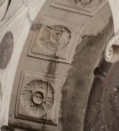 Zdjęcie nr 117: Nagrobek Grzegorza i Katarzyny Branickich znajduje się w kaplicy rodowej pod wezwaniem Najświętszej Marii Panny, na ścianie południowej, naprzeciwko wejścia. Składa się z trójosiowego cokołu i potrójnej filarowo-kolumnowej arkady z klęczącymi postaciami zmarłych po bokach adorujących znajdującą się pośrodku scenę ze zmartwychwstałym Chrystusem ukazującym się niewiernemu Tomaszowi. Całość wieńczy półkolista arkada z herbami Gryf i Kotwicz i tablicami inskrypcyjnymi. 
Dolna część artykułowa lizenami ozdobionymi motywami kandelabrowymi. W polu środkowym czaszka ze skrzyżowanymi piszczelami z inskrypcją w górnej i dolnej części: „POWIEDZ SVIETA [M]ADROSCI IESLI ZE SMIERC ZIWA / CZI MARTWA IESLI MARTWA CZEMV ZIWĄ BIWA / MALOWANA A IESLI ZIWA SMIERCIĄ CZEMV / ZOWIĄ IĄ NAD TO ZYWOT PRZECZ BIERZE KOZI/DEMV / TA IEST NA TWE PITANIE ODPOWIEC PRAWDZIWA / GDI TI ZYESZ SMIERC MARTVA GDY VMIERAS ZIWA / A IESLI ZLA CZI DOBRA CHCZES WIEDZIEC LI O TYM / IAKIS SĄM TAKĄ SMIELE SMIERC MIEĆ BĘDZIESZ PO TYM”. Na lewym polu inskrypcja „CO ZA DZIW ZEM POPIOLEM / WIEDZCIE ZESCIE WY / IAKO IA TENZE POPIOL, TO / IEDNO ZE ZYWY / BO GDIM SIĘ W PROCH ROSSIPAL / DOPIROM PRAWDZIWIE DOSZEDL, ZE CZLOWIEK TYMZE / PROCHEM CHOCIA ZYWIE / PATRZ ZE ZYWY POPIELIE A / TO POMNI SOBIE / ZES NA SWIECIE POPIOLEM / POPIOLEM I W GROBIE / A ZASZ NIEWIES CZYMEM BYL / A TERAZEM IAKI / OGLIANDAI, VWAZAIACZ ZE / SAM BEDZIESZ TAKI / BYLEM TERAS MIE NIE MASZ / IAK BIM TISZ NA SWIECIE / NIE BYL WY DZIS IESTESCIE / IUTRO NIEBEDZIECIE”. W polu cokołu „KTO TV LEZY POBOZNOSC / CNOTA OBYCZAIE / IAKICH NIERYCHLO VIZRĄ / BLISKO LEGLE KRAIE / IAKOSZ IE TAK MALY KĄT / MOGL ZACHOWAC W SOBIE / CZOSZ ALBO CNOTI LVCZKIE / GRZEBIĄ SCZIALEM W GROBIE / TILKOC TV CIALO LIEZY LIECZ / DVSZA W PRZESTRONE / NIEBIESKIE GMACHI WESŁA / KĘDI NIEZLICZONE / LATA POWIEDZIE. CZEMV IZE / MATKĄ BYLA / NIERZKAC POTOMSTWV ALIE / I SIROTOM SILA / TAKCI ZYWOT ZYWOTEM BYWA ZAKVPIONY / DOBRI FRIMARK DAC PLOCHI / ZA ON NIESKONCZONY”. Cokół zamyka wąski, silnie wysunięty gzyms z kimationem jońskim.
Trójosiowy podział nagrobka jest zachowany w partii środkowej, składającej się z trzech arkadowych wnęk, z których środkowa ujęta jest wolnostojącymi kolumnami jońskimi pokrytymi spiralnie ułożonymi pasami z motywem wici roślinnej, a sąsiednie od zewnątrz flankowane filarami pokrytymi motywami kandelabrowymi. W niezbyt głębokich niszach, których podniebienia zdobią kasetony z rozetami w kluczach uskrzydlone główki aniołków umieszczono wykonane w marmurze pińczowskim płaskorzeźby Chrystusa Zmartwychwstałego i adorujących go zmarłych, Grzegorza i Katarzynę Branickich. 
Zbawiciel jest ujęty całopostaciowo, frontalnie, w niewielkim wykroku, z głową zwróconą lekko do klęczącego po prawej stronie św. Tomasza. Jego ciało jest smukłe, wąskie w ramionach, z zaznaczonymi żebrami i mięśniami, osłonięte przewiązaną na biodrach szatą i płaszczem na lewym ramieniu. Chrystus ma pociągłą twarz, o wysokim czole, szerokich kościach policzkowych, wydatnym nosie i z głębokimi oczodołami. Przedstawiony został z długimi wąsami i brodą oraz opadającymi na ramiona, kręconymi włosami. W lewej ręce trzyma chorągiew i podtrzymuje szatę, a prawą rękę ma opuszczoną ku dołowi. 
Święty Tomasz ukazany jest z profilu, w szacie podwójnie przewiązanej w pasie sznurem i przerzuconym przez lewe ramie płaszczem. Twarz z brodą i długimi włosami, odwrócona w stronę Chrystusa. Do góry unosi również prawą rękę, zachowaną tylko do łokcia, lewą rękę trzyma ponad pasem. Figura mężczyzny wyrzeźbiona w kamieniu, polichromowana, przysłania wieniec z obłoków i uskrzydlonych głów puttów otaczający Chrystusa. 
Postacie stoją na podwójnym postumencie. W jego górnej części wyryto sentencję łacińską na prostokątnej tablicy umieszczonej w ozdobnym kartuszu, z zawiniętym spiralnie wycięciem krawędzi górnej i z dodaną w krawędzi dolnej główką uskrzydlonego putta. Napis na postumencie: „PER QVEM ET NOS / RESVRGERE DEVOTA / MENTE, CREDIMVS”. Na płycie poniżej płaskorzeźbione, leżące na prawym boku putto podpierające głowę na prawej ręce, natomiast w lewej trzymające klepsydrę. Nagie ciało, lekko przysłonięte draperią, spoczywa na poduszce z dwoma pomponami. Prawa noga jest wyprostowana, lewa zgięta w kolanie. Twarz pucołowata, z otwartymi oczami, otoczona gęstymi puklami loków. Przed dzieckiem leży czaszka. Nad nim znajduje się grawerowany kartusz z napisem: „HODIE MIHI / CRAS TIBI”. 
W arkadzie po lewej stronie przedstawiony został w trzech czwartych, zwrócony ramionami do widza Grzegorz Branicki. Postać klęczy na poduszce, szerokie dłonie złożone ma razem na piersiach, a głowę lekko uniesioną. Twarz Branickiego o pociągłych rysach, szerokich kościach policzkowych i dużych oczach, z wysokim czołem przysłoniętym zaczesanymi do przodu włosami. Ukazany z wąsami i długą, pofalowaną brodą. Ubrany jest w pełną, dekorowaną zbroję, spod której wystaje jaka i nogawice. Na szyi zawieszony łańcuch, a u stóp ostrogi. Przy nogach Branickiego leżą rękawice i hełm z trzema piórami. Nad głową wznoszą się panoplia, złożone z okrągłej tarczy i skrzyżowanych miecza, szabli, buławy, łuku, kołczanu ze strzałami i włóczni.
Po lewej stronie arkadę wypełnia ujęta z profilu, postać klęczącej na dwóch kolanach Katarzyny Branickiej. Jest ubrana w długą szubę, opadającą sztywnymi, rozchodzącymi się fałdami, u dołu załamującymi się, które zasłaniają sylwetkę. Na głowie ma czepiec przysłaniający włosy i podwikę. Twarz o łagodnych rysach, z długim nosem, małymi ustami i lekko zadartym podbródkiem. Ręce złożone razem na piersiach. Na palcach wskazującym i serdecznym lewej dłoni pierścienie, a ponad nadgarstkiem czterokrotnie nawinięty różaniec. Ponad figurą płaskorzeźbione tondo z Matką Boską z Dzieciątkiem otoczonymi wieńcem obłoków. Maria siedzi, ubrana w długą suknię, z welonem na głowie, z płaszczem zarzuconym na ramiona, którym lekko okrywa nagie Dzieciątko.
Zwieńczenie nagrobka o brzegach inkrustowanych marmurowymi kołami i elipsami, ujęte ornamentalnymi uszami, jest zakończone pasem z zawijającymi się do środkami kartuszami i równolegle ułożonymi liśćmi akantu. Tympanon wypełnia dekoracja złożona z czterech kartuszy: dwóch owalnych na tle paludamentu, zwieńczonych uskrzydloną główką anioła z godłami herbów Gryf i Kotwicz i dwóch podłużnych z inskrypcjami. Na tablicy po lewej stronie inskrypcja: „MAGNIFICO D(OMI)NO GREGORIO A RUSCA BRANICZKI OLIM VENA/TORI ET BURGRABIO CRAC(OVIENSI) CAPITANEO NIEPOŁOMIECEN(SI) VIRO / INTEGERRIMO DE REGIBVS SVIS ET RE PVB(LICA) BENE MERITO RELIGIO/NIS CATHOLICE AMANTISSIMO AMICIS FIDELISSIMO, OMNIBVS AFFABI/LI ET BENIGNO JOANNES A RUSCA BRANICZKI VENATOR CRACO(VIENSIS) CAPITANEVS NIEPOŁOMICEN(SI) MESTVS FILIUS PARENTI CHA/RISSIMO POSVIT OBYT 9 MAII A(NNO) D(OMINI) 1595 AETATIS SUE 60”. Napis wykuty po prawej stronie: “MAGNIFICAE D(OMI)NE CATHARINAE MAGNIFICI OLIM D(OMI)NI AUGUSTINI / KOTFICZ D(OMINI) SIGISMVNDI I POLONIAE REGIS STABVLI PREFECTI / VEXILIFERISQUE CURIE ET BURGRABY CRACO(VIENSIS) FILIE MATRONAE / LECTISSIME QVE CVM PVDORE ET MORVM MIRA ELEGANTIA / MARITI SUMMUM AMOREM VIRTUTE ET MODESTIA OMNIVM BENE/VOLENTIAM MERVISSET ACERBISSIMA MORTE AB OCVLIS EREPTA EST / IDEM FILIUS MATRI AMANTISSIME CVM LACRIMIS POSVIT. OBYT / 8 OCTOBRIS A(NNO) D)OMINI) 1588 AETATIS SUE 38". 
