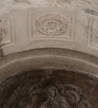 Zdjęcie nr 115: Nagrobek Grzegorza i Katarzyny Branickich znajduje się w kaplicy rodowej pod wezwaniem Najświętszej Marii Panny, na ścianie południowej, naprzeciwko wejścia. Składa się z trójosiowego cokołu i potrójnej filarowo-kolumnowej arkady z klęczącymi postaciami zmarłych po bokach adorujących znajdującą się pośrodku scenę ze zmartwychwstałym Chrystusem ukazującym się niewiernemu Tomaszowi. Całość wieńczy półkolista arkada z herbami Gryf i Kotwicz i tablicami inskrypcyjnymi. 
Dolna część artykułowa lizenami ozdobionymi motywami kandelabrowymi. W polu środkowym czaszka ze skrzyżowanymi piszczelami z inskrypcją w górnej i dolnej części: „POWIEDZ SVIETA [M]ADROSCI IESLI ZE SMIERC ZIWA / CZI MARTWA IESLI MARTWA CZEMV ZIWĄ BIWA / MALOWANA A IESLI ZIWA SMIERCIĄ CZEMV / ZOWIĄ IĄ NAD TO ZYWOT PRZECZ BIERZE KOZI/DEMV / TA IEST NA TWE PITANIE ODPOWIEC PRAWDZIWA / GDI TI ZYESZ SMIERC MARTVA GDY VMIERAS ZIWA / A IESLI ZLA CZI DOBRA CHCZES WIEDZIEC LI O TYM / IAKIS SĄM TAKĄ SMIELE SMIERC MIEĆ BĘDZIESZ PO TYM”. Na lewym polu inskrypcja „CO ZA DZIW ZEM POPIOLEM / WIEDZCIE ZESCIE WY / IAKO IA TENZE POPIOL, TO / IEDNO ZE ZYWY / BO GDIM SIĘ W PROCH ROSSIPAL / DOPIROM PRAWDZIWIE DOSZEDL, ZE CZLOWIEK TYMZE / PROCHEM CHOCIA ZYWIE / PATRZ ZE ZYWY POPIELIE A / TO POMNI SOBIE / ZES NA SWIECIE POPIOLEM / POPIOLEM I W GROBIE / A ZASZ NIEWIES CZYMEM BYL / A TERAZEM IAKI / OGLIANDAI, VWAZAIACZ ZE / SAM BEDZIESZ TAKI / BYLEM TERAS MIE NIE MASZ / IAK BIM TISZ NA SWIECIE / NIE BYL WY DZIS IESTESCIE / IUTRO NIEBEDZIECIE”. W polu cokołu „KTO TV LEZY POBOZNOSC / CNOTA OBYCZAIE / IAKICH NIERYCHLO VIZRĄ / BLISKO LEGLE KRAIE / IAKOSZ IE TAK MALY KĄT / MOGL ZACHOWAC W SOBIE / CZOSZ ALBO CNOTI LVCZKIE / GRZEBIĄ SCZIALEM W GROBIE / TILKOC TV CIALO LIEZY LIECZ / DVSZA W PRZESTRONE / NIEBIESKIE GMACHI WESŁA / KĘDI NIEZLICZONE / LATA POWIEDZIE. CZEMV IZE / MATKĄ BYLA / NIERZKAC POTOMSTWV ALIE / I SIROTOM SILA / TAKCI ZYWOT ZYWOTEM BYWA ZAKVPIONY / DOBRI FRIMARK DAC PLOCHI / ZA ON NIESKONCZONY”. Cokół zamyka wąski, silnie wysunięty gzyms z kimationem jońskim.
Trójosiowy podział nagrobka jest zachowany w partii środkowej, składającej się z trzech arkadowych wnęk, z których środkowa ujęta jest wolnostojącymi kolumnami jońskimi pokrytymi spiralnie ułożonymi pasami z motywem wici roślinnej, a sąsiednie od zewnątrz flankowane filarami pokrytymi motywami kandelabrowymi. W niezbyt głębokich niszach, których podniebienia zdobią kasetony z rozetami w kluczach uskrzydlone główki aniołków umieszczono wykonane w marmurze pińczowskim płaskorzeźby Chrystusa Zmartwychwstałego i adorujących go zmarłych, Grzegorza i Katarzynę Branickich. 
Zbawiciel jest ujęty całopostaciowo, frontalnie, w niewielkim wykroku, z głową zwróconą lekko do klęczącego po prawej stronie św. Tomasza. Jego ciało jest smukłe, wąskie w ramionach, z zaznaczonymi żebrami i mięśniami, osłonięte przewiązaną na biodrach szatą i płaszczem na lewym ramieniu. Chrystus ma pociągłą twarz, o wysokim czole, szerokich kościach policzkowych, wydatnym nosie i z głębokimi oczodołami. Przedstawiony został z długimi wąsami i brodą oraz opadającymi na ramiona, kręconymi włosami. W lewej ręce trzyma chorągiew i podtrzymuje szatę, a prawą rękę ma opuszczoną ku dołowi. 
Święty Tomasz ukazany jest z profilu, w szacie podwójnie przewiązanej w pasie sznurem i przerzuconym przez lewe ramie płaszczem. Twarz z brodą i długimi włosami, odwrócona w stronę Chrystusa. Do góry unosi również prawą rękę, zachowaną tylko do łokcia, lewą rękę trzyma ponad pasem. Figura mężczyzny wyrzeźbiona w kamieniu, polichromowana, przysłania wieniec z obłoków i uskrzydlonych głów puttów otaczający Chrystusa. 
Postacie stoją na podwójnym postumencie. W jego górnej części wyryto sentencję łacińską na prostokątnej tablicy umieszczonej w ozdobnym kartuszu, z zawiniętym spiralnie wycięciem krawędzi górnej i z dodaną w krawędzi dolnej główką uskrzydlonego putta. Napis na postumencie: „PER QVEM ET NOS / RESVRGERE DEVOTA / MENTE, CREDIMVS”. Na płycie poniżej płaskorzeźbione, leżące na prawym boku putto podpierające głowę na prawej ręce, natomiast w lewej trzymające klepsydrę. Nagie ciało, lekko przysłonięte draperią, spoczywa na poduszce z dwoma pomponami. Prawa noga jest wyprostowana, lewa zgięta w kolanie. Twarz pucołowata, z otwartymi oczami, otoczona gęstymi puklami loków. Przed dzieckiem leży czaszka. Nad nim znajduje się grawerowany kartusz z napisem: „HODIE MIHI / CRAS TIBI”. 
W arkadzie po lewej stronie przedstawiony został w trzech czwartych, zwrócony ramionami do widza Grzegorz Branicki. Postać klęczy na poduszce, szerokie dłonie złożone ma razem na piersiach, a głowę lekko uniesioną. Twarz Branickiego o pociągłych rysach, szerokich kościach policzkowych i dużych oczach, z wysokim czołem przysłoniętym zaczesanymi do przodu włosami. Ukazany z wąsami i długą, pofalowaną brodą. Ubrany jest w pełną, dekorowaną zbroję, spod której wystaje jaka i nogawice. Na szyi zawieszony łańcuch, a u stóp ostrogi. Przy nogach Branickiego leżą rękawice i hełm z trzema piórami. Nad głową wznoszą się panoplia, złożone z okrągłej tarczy i skrzyżowanych miecza, szabli, buławy, łuku, kołczanu ze strzałami i włóczni.
Po lewej stronie arkadę wypełnia ujęta z profilu, postać klęczącej na dwóch kolanach Katarzyny Branickiej. Jest ubrana w długą szubę, opadającą sztywnymi, rozchodzącymi się fałdami, u dołu załamującymi się, które zasłaniają sylwetkę. Na głowie ma czepiec przysłaniający włosy i podwikę. Twarz o łagodnych rysach, z długim nosem, małymi ustami i lekko zadartym podbródkiem. Ręce złożone razem na piersiach. Na palcach wskazującym i serdecznym lewej dłoni pierścienie, a ponad nadgarstkiem czterokrotnie nawinięty różaniec. Ponad figurą płaskorzeźbione tondo z Matką Boską z Dzieciątkiem otoczonymi wieńcem obłoków. Maria siedzi, ubrana w długą suknię, z welonem na głowie, z płaszczem zarzuconym na ramiona, którym lekko okrywa nagie Dzieciątko.
Zwieńczenie nagrobka o brzegach inkrustowanych marmurowymi kołami i elipsami, ujęte ornamentalnymi uszami, jest zakończone pasem z zawijającymi się do środkami kartuszami i równolegle ułożonymi liśćmi akantu. Tympanon wypełnia dekoracja złożona z czterech kartuszy: dwóch owalnych na tle paludamentu, zwieńczonych uskrzydloną główką anioła z godłami herbów Gryf i Kotwicz i dwóch podłużnych z inskrypcjami. Na tablicy po lewej stronie inskrypcja: „MAGNIFICO D(OMI)NO GREGORIO A RUSCA BRANICZKI OLIM VENA/TORI ET BURGRABIO CRAC(OVIENSI) CAPITANEO NIEPOŁOMIECEN(SI) VIRO / INTEGERRIMO DE REGIBVS SVIS ET RE PVB(LICA) BENE MERITO RELIGIO/NIS CATHOLICE AMANTISSIMO AMICIS FIDELISSIMO, OMNIBVS AFFABI/LI ET BENIGNO JOANNES A RUSCA BRANICZKI VENATOR CRACO(VIENSIS) CAPITANEVS NIEPOŁOMICEN(SI) MESTVS FILIUS PARENTI CHA/RISSIMO POSVIT OBYT 9 MAII A(NNO) D(OMINI) 1595 AETATIS SUE 60”. Napis wykuty po prawej stronie: “MAGNIFICAE D(OMI)NE CATHARINAE MAGNIFICI OLIM D(OMI)NI AUGUSTINI / KOTFICZ D(OMINI) SIGISMVNDI I POLONIAE REGIS STABVLI PREFECTI / VEXILIFERISQUE CURIE ET BURGRABY CRACO(VIENSIS) FILIE MATRONAE / LECTISSIME QVE CVM PVDORE ET MORVM MIRA ELEGANTIA / MARITI SUMMUM AMOREM VIRTUTE ET MODESTIA OMNIVM BENE/VOLENTIAM MERVISSET ACERBISSIMA MORTE AB OCVLIS EREPTA EST / IDEM FILIUS MATRI AMANTISSIME CVM LACRIMIS POSVIT. OBYT / 8 OCTOBRIS A(NNO) D)OMINI) 1588 AETATIS SUE 38". 
