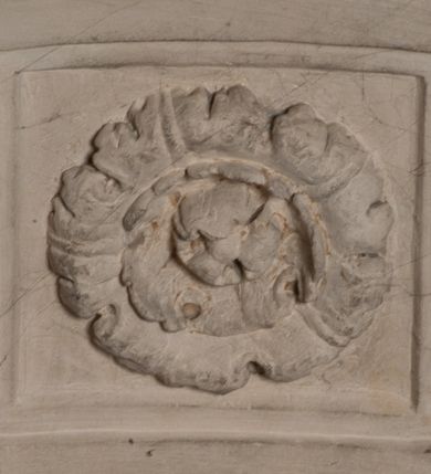 Zdjęcie nr 118: Nagrobek Grzegorza i Katarzyny Branickich znajduje się w kaplicy rodowej pod wezwaniem Najświętszej Marii Panny, na ścianie południowej, naprzeciwko wejścia. Składa się z trójosiowego cokołu i potrójnej filarowo-kolumnowej arkady z klęczącymi postaciami zmarłych po bokach adorujących znajdującą się pośrodku scenę ze zmartwychwstałym Chrystusem ukazującym się niewiernemu Tomaszowi. Całość wieńczy półkolista arkada z herbami Gryf i Kotwicz i tablicami inskrypcyjnymi. 
Dolna część artykułowa lizenami ozdobionymi motywami kandelabrowymi. W polu środkowym czaszka ze skrzyżowanymi piszczelami z inskrypcją w górnej i dolnej części: „POWIEDZ SVIETA [M]ADROSCI IESLI ZE SMIERC ZIWA / CZI MARTWA IESLI MARTWA CZEMV ZIWĄ BIWA / MALOWANA A IESLI ZIWA SMIERCIĄ CZEMV / ZOWIĄ IĄ NAD TO ZYWOT PRZECZ BIERZE KOZI/DEMV / TA IEST NA TWE PITANIE ODPOWIEC PRAWDZIWA / GDI TI ZYESZ SMIERC MARTVA GDY VMIERAS ZIWA / A IESLI ZLA CZI DOBRA CHCZES WIEDZIEC LI O TYM / IAKIS SĄM TAKĄ SMIELE SMIERC MIEĆ BĘDZIESZ PO TYM”. Na lewym polu inskrypcja „CO ZA DZIW ZEM POPIOLEM / WIEDZCIE ZESCIE WY / IAKO IA TENZE POPIOL, TO / IEDNO ZE ZYWY / BO GDIM SIĘ W PROCH ROSSIPAL / DOPIROM PRAWDZIWIE DOSZEDL, ZE CZLOWIEK TYMZE / PROCHEM CHOCIA ZYWIE / PATRZ ZE ZYWY POPIELIE A / TO POMNI SOBIE / ZES NA SWIECIE POPIOLEM / POPIOLEM I W GROBIE / A ZASZ NIEWIES CZYMEM BYL / A TERAZEM IAKI / OGLIANDAI, VWAZAIACZ ZE / SAM BEDZIESZ TAKI / BYLEM TERAS MIE NIE MASZ / IAK BIM TISZ NA SWIECIE / NIE BYL WY DZIS IESTESCIE / IUTRO NIEBEDZIECIE”. W polu cokołu „KTO TV LEZY POBOZNOSC / CNOTA OBYCZAIE / IAKICH NIERYCHLO VIZRĄ / BLISKO LEGLE KRAIE / IAKOSZ IE TAK MALY KĄT / MOGL ZACHOWAC W SOBIE / CZOSZ ALBO CNOTI LVCZKIE / GRZEBIĄ SCZIALEM W GROBIE / TILKOC TV CIALO LIEZY LIECZ / DVSZA W PRZESTRONE / NIEBIESKIE GMACHI WESŁA / KĘDI NIEZLICZONE / LATA POWIEDZIE. CZEMV IZE / MATKĄ BYLA / NIERZKAC POTOMSTWV ALIE / I SIROTOM SILA / TAKCI ZYWOT ZYWOTEM BYWA ZAKVPIONY / DOBRI FRIMARK DAC PLOCHI / ZA ON NIESKONCZONY”. Cokół zamyka wąski, silnie wysunięty gzyms z kimationem jońskim.
Trójosiowy podział nagrobka jest zachowany w partii środkowej, składającej się z trzech arkadowych wnęk, z których środkowa ujęta jest wolnostojącymi kolumnami jońskimi pokrytymi spiralnie ułożonymi pasami z motywem wici roślinnej, a sąsiednie od zewnątrz flankowane filarami pokrytymi motywami kandelabrowymi. W niezbyt głębokich niszach, których podniebienia zdobią kasetony z rozetami w kluczach uskrzydlone główki aniołków umieszczono wykonane w marmurze pińczowskim płaskorzeźby Chrystusa Zmartwychwstałego i adorujących go zmarłych, Grzegorza i Katarzynę Branickich. 
Zbawiciel jest ujęty całopostaciowo, frontalnie, w niewielkim wykroku, z głową zwróconą lekko do klęczącego po prawej stronie św. Tomasza. Jego ciało jest smukłe, wąskie w ramionach, z zaznaczonymi żebrami i mięśniami, osłonięte przewiązaną na biodrach szatą i płaszczem na lewym ramieniu. Chrystus ma pociągłą twarz, o wysokim czole, szerokich kościach policzkowych, wydatnym nosie i z głębokimi oczodołami. Przedstawiony został z długimi wąsami i brodą oraz opadającymi na ramiona, kręconymi włosami. W lewej ręce trzyma chorągiew i podtrzymuje szatę, a prawą rękę ma opuszczoną ku dołowi. 
Święty Tomasz ukazany jest z profilu, w szacie podwójnie przewiązanej w pasie sznurem i przerzuconym przez lewe ramie płaszczem. Twarz z brodą i długimi włosami, odwrócona w stronę Chrystusa. Do góry unosi również prawą rękę, zachowaną tylko do łokcia, lewą rękę trzyma ponad pasem. Figura mężczyzny wyrzeźbiona w kamieniu, polichromowana, przysłania wieniec z obłoków i uskrzydlonych głów puttów otaczający Chrystusa. 
Postacie stoją na podwójnym postumencie. W jego górnej części wyryto sentencję łacińską na prostokątnej tablicy umieszczonej w ozdobnym kartuszu, z zawiniętym spiralnie wycięciem krawędzi górnej i z dodaną w krawędzi dolnej główką uskrzydlonego putta. Napis na postumencie: „PER QVEM ET NOS / RESVRGERE DEVOTA / MENTE, CREDIMVS”. Na płycie poniżej płaskorzeźbione, leżące na prawym boku putto podpierające głowę na prawej ręce, natomiast w lewej trzymające klepsydrę. Nagie ciało, lekko przysłonięte draperią, spoczywa na poduszce z dwoma pomponami. Prawa noga jest wyprostowana, lewa zgięta w kolanie. Twarz pucołowata, z otwartymi oczami, otoczona gęstymi puklami loków. Przed dzieckiem leży czaszka. Nad nim znajduje się grawerowany kartusz z napisem: „HODIE MIHI / CRAS TIBI”. 
W arkadzie po lewej stronie przedstawiony został w trzech czwartych, zwrócony ramionami do widza Grzegorz Branicki. Postać klęczy na poduszce, szerokie dłonie złożone ma razem na piersiach, a głowę lekko uniesioną. Twarz Branickiego o pociągłych rysach, szerokich kościach policzkowych i dużych oczach, z wysokim czołem przysłoniętym zaczesanymi do przodu włosami. Ukazany z wąsami i długą, pofalowaną brodą. Ubrany jest w pełną, dekorowaną zbroję, spod której wystaje jaka i nogawice. Na szyi zawieszony łańcuch, a u stóp ostrogi. Przy nogach Branickiego leżą rękawice i hełm z trzema piórami. Nad głową wznoszą się panoplia, złożone z okrągłej tarczy i skrzyżowanych miecza, szabli, buławy, łuku, kołczanu ze strzałami i włóczni.
Po lewej stronie arkadę wypełnia ujęta z profilu, postać klęczącej na dwóch kolanach Katarzyny Branickiej. Jest ubrana w długą szubę, opadającą sztywnymi, rozchodzącymi się fałdami, u dołu załamującymi się, które zasłaniają sylwetkę. Na głowie ma czepiec przysłaniający włosy i podwikę. Twarz o łagodnych rysach, z długim nosem, małymi ustami i lekko zadartym podbródkiem. Ręce złożone razem na piersiach. Na palcach wskazującym i serdecznym lewej dłoni pierścienie, a ponad nadgarstkiem czterokrotnie nawinięty różaniec. Ponad figurą płaskorzeźbione tondo z Matką Boską z Dzieciątkiem otoczonymi wieńcem obłoków. Maria siedzi, ubrana w długą suknię, z welonem na głowie, z płaszczem zarzuconym na ramiona, którym lekko okrywa nagie Dzieciątko.
Zwieńczenie nagrobka o brzegach inkrustowanych marmurowymi kołami i elipsami, ujęte ornamentalnymi uszami, jest zakończone pasem z zawijającymi się do środkami kartuszami i równolegle ułożonymi liśćmi akantu. Tympanon wypełnia dekoracja złożona z czterech kartuszy: dwóch owalnych na tle paludamentu, zwieńczonych uskrzydloną główką anioła z godłami herbów Gryf i Kotwicz i dwóch podłużnych z inskrypcjami. Na tablicy po lewej stronie inskrypcja: „MAGNIFICO D(OMI)NO GREGORIO A RUSCA BRANICZKI OLIM VENA/TORI ET BURGRABIO CRAC(OVIENSI) CAPITANEO NIEPOŁOMIECEN(SI) VIRO / INTEGERRIMO DE REGIBVS SVIS ET RE PVB(LICA) BENE MERITO RELIGIO/NIS CATHOLICE AMANTISSIMO AMICIS FIDELISSIMO, OMNIBVS AFFABI/LI ET BENIGNO JOANNES A RUSCA BRANICZKI VENATOR CRACO(VIENSIS) CAPITANEVS NIEPOŁOMICEN(SI) MESTVS FILIUS PARENTI CHA/RISSIMO POSVIT OBYT 9 MAII A(NNO) D(OMINI) 1595 AETATIS SUE 60”. Napis wykuty po prawej stronie: “MAGNIFICAE D(OMI)NE CATHARINAE MAGNIFICI OLIM D(OMI)NI AUGUSTINI / KOTFICZ D(OMINI) SIGISMVNDI I POLONIAE REGIS STABVLI PREFECTI / VEXILIFERISQUE CURIE ET BURGRABY CRACO(VIENSIS) FILIE MATRONAE / LECTISSIME QVE CVM PVDORE ET MORVM MIRA ELEGANTIA / MARITI SUMMUM AMOREM VIRTUTE ET MODESTIA OMNIVM BENE/VOLENTIAM MERVISSET ACERBISSIMA MORTE AB OCVLIS EREPTA EST / IDEM FILIUS MATRI AMANTISSIME CVM LACRIMIS POSVIT. OBYT / 8 OCTOBRIS A(NNO) D)OMINI) 1588 AETATIS SUE 38". 
