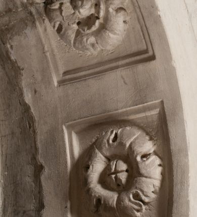 Zdjęcie nr 119: Nagrobek Grzegorza i Katarzyny Branickich znajduje się w kaplicy rodowej pod wezwaniem Najświętszej Marii Panny, na ścianie południowej, naprzeciwko wejścia. Składa się z trójosiowego cokołu i potrójnej filarowo-kolumnowej arkady z klęczącymi postaciami zmarłych po bokach adorujących znajdującą się pośrodku scenę ze zmartwychwstałym Chrystusem ukazującym się niewiernemu Tomaszowi. Całość wieńczy półkolista arkada z herbami Gryf i Kotwicz i tablicami inskrypcyjnymi. 
Dolna część artykułowa lizenami ozdobionymi motywami kandelabrowymi. W polu środkowym czaszka ze skrzyżowanymi piszczelami z inskrypcją w górnej i dolnej części: „POWIEDZ SVIETA [M]ADROSCI IESLI ZE SMIERC ZIWA / CZI MARTWA IESLI MARTWA CZEMV ZIWĄ BIWA / MALOWANA A IESLI ZIWA SMIERCIĄ CZEMV / ZOWIĄ IĄ NAD TO ZYWOT PRZECZ BIERZE KOZI/DEMV / TA IEST NA TWE PITANIE ODPOWIEC PRAWDZIWA / GDI TI ZYESZ SMIERC MARTVA GDY VMIERAS ZIWA / A IESLI ZLA CZI DOBRA CHCZES WIEDZIEC LI O TYM / IAKIS SĄM TAKĄ SMIELE SMIERC MIEĆ BĘDZIESZ PO TYM”. Na lewym polu inskrypcja „CO ZA DZIW ZEM POPIOLEM / WIEDZCIE ZESCIE WY / IAKO IA TENZE POPIOL, TO / IEDNO ZE ZYWY / BO GDIM SIĘ W PROCH ROSSIPAL / DOPIROM PRAWDZIWIE DOSZEDL, ZE CZLOWIEK TYMZE / PROCHEM CHOCIA ZYWIE / PATRZ ZE ZYWY POPIELIE A / TO POMNI SOBIE / ZES NA SWIECIE POPIOLEM / POPIOLEM I W GROBIE / A ZASZ NIEWIES CZYMEM BYL / A TERAZEM IAKI / OGLIANDAI, VWAZAIACZ ZE / SAM BEDZIESZ TAKI / BYLEM TERAS MIE NIE MASZ / IAK BIM TISZ NA SWIECIE / NIE BYL WY DZIS IESTESCIE / IUTRO NIEBEDZIECIE”. W polu cokołu „KTO TV LEZY POBOZNOSC / CNOTA OBYCZAIE / IAKICH NIERYCHLO VIZRĄ / BLISKO LEGLE KRAIE / IAKOSZ IE TAK MALY KĄT / MOGL ZACHOWAC W SOBIE / CZOSZ ALBO CNOTI LVCZKIE / GRZEBIĄ SCZIALEM W GROBIE / TILKOC TV CIALO LIEZY LIECZ / DVSZA W PRZESTRONE / NIEBIESKIE GMACHI WESŁA / KĘDI NIEZLICZONE / LATA POWIEDZIE. CZEMV IZE / MATKĄ BYLA / NIERZKAC POTOMSTWV ALIE / I SIROTOM SILA / TAKCI ZYWOT ZYWOTEM BYWA ZAKVPIONY / DOBRI FRIMARK DAC PLOCHI / ZA ON NIESKONCZONY”. Cokół zamyka wąski, silnie wysunięty gzyms z kimationem jońskim.
Trójosiowy podział nagrobka jest zachowany w partii środkowej, składającej się z trzech arkadowych wnęk, z których środkowa ujęta jest wolnostojącymi kolumnami jońskimi pokrytymi spiralnie ułożonymi pasami z motywem wici roślinnej, a sąsiednie od zewnątrz flankowane filarami pokrytymi motywami kandelabrowymi. W niezbyt głębokich niszach, których podniebienia zdobią kasetony z rozetami w kluczach uskrzydlone główki aniołków umieszczono wykonane w marmurze pińczowskim płaskorzeźby Chrystusa Zmartwychwstałego i adorujących go zmarłych, Grzegorza i Katarzynę Branickich. 
Zbawiciel jest ujęty całopostaciowo, frontalnie, w niewielkim wykroku, z głową zwróconą lekko do klęczącego po prawej stronie św. Tomasza. Jego ciało jest smukłe, wąskie w ramionach, z zaznaczonymi żebrami i mięśniami, osłonięte przewiązaną na biodrach szatą i płaszczem na lewym ramieniu. Chrystus ma pociągłą twarz, o wysokim czole, szerokich kościach policzkowych, wydatnym nosie i z głębokimi oczodołami. Przedstawiony został z długimi wąsami i brodą oraz opadającymi na ramiona, kręconymi włosami. W lewej ręce trzyma chorągiew i podtrzymuje szatę, a prawą rękę ma opuszczoną ku dołowi. 
Święty Tomasz ukazany jest z profilu, w szacie podwójnie przewiązanej w pasie sznurem i przerzuconym przez lewe ramie płaszczem. Twarz z brodą i długimi włosami, odwrócona w stronę Chrystusa. Do góry unosi również prawą rękę, zachowaną tylko do łokcia, lewą rękę trzyma ponad pasem. Figura mężczyzny wyrzeźbiona w kamieniu, polichromowana, przysłania wieniec z obłoków i uskrzydlonych głów puttów otaczający Chrystusa. 
Postacie stoją na podwójnym postumencie. W jego górnej części wyryto sentencję łacińską na prostokątnej tablicy umieszczonej w ozdobnym kartuszu, z zawiniętym spiralnie wycięciem krawędzi górnej i z dodaną w krawędzi dolnej główką uskrzydlonego putta. Napis na postumencie: „PER QVEM ET NOS / RESVRGERE DEVOTA / MENTE, CREDIMVS”. Na płycie poniżej płaskorzeźbione, leżące na prawym boku putto podpierające głowę na prawej ręce, natomiast w lewej trzymające klepsydrę. Nagie ciało, lekko przysłonięte draperią, spoczywa na poduszce z dwoma pomponami. Prawa noga jest wyprostowana, lewa zgięta w kolanie. Twarz pucołowata, z otwartymi oczami, otoczona gęstymi puklami loków. Przed dzieckiem leży czaszka. Nad nim znajduje się grawerowany kartusz z napisem: „HODIE MIHI / CRAS TIBI”. 
W arkadzie po lewej stronie przedstawiony został w trzech czwartych, zwrócony ramionami do widza Grzegorz Branicki. Postać klęczy na poduszce, szerokie dłonie złożone ma razem na piersiach, a głowę lekko uniesioną. Twarz Branickiego o pociągłych rysach, szerokich kościach policzkowych i dużych oczach, z wysokim czołem przysłoniętym zaczesanymi do przodu włosami. Ukazany z wąsami i długą, pofalowaną brodą. Ubrany jest w pełną, dekorowaną zbroję, spod której wystaje jaka i nogawice. Na szyi zawieszony łańcuch, a u stóp ostrogi. Przy nogach Branickiego leżą rękawice i hełm z trzema piórami. Nad głową wznoszą się panoplia, złożone z okrągłej tarczy i skrzyżowanych miecza, szabli, buławy, łuku, kołczanu ze strzałami i włóczni.
Po lewej stronie arkadę wypełnia ujęta z profilu, postać klęczącej na dwóch kolanach Katarzyny Branickiej. Jest ubrana w długą szubę, opadającą sztywnymi, rozchodzącymi się fałdami, u dołu załamującymi się, które zasłaniają sylwetkę. Na głowie ma czepiec przysłaniający włosy i podwikę. Twarz o łagodnych rysach, z długim nosem, małymi ustami i lekko zadartym podbródkiem. Ręce złożone razem na piersiach. Na palcach wskazującym i serdecznym lewej dłoni pierścienie, a ponad nadgarstkiem czterokrotnie nawinięty różaniec. Ponad figurą płaskorzeźbione tondo z Matką Boską z Dzieciątkiem otoczonymi wieńcem obłoków. Maria siedzi, ubrana w długą suknię, z welonem na głowie, z płaszczem zarzuconym na ramiona, którym lekko okrywa nagie Dzieciątko.
Zwieńczenie nagrobka o brzegach inkrustowanych marmurowymi kołami i elipsami, ujęte ornamentalnymi uszami, jest zakończone pasem z zawijającymi się do środkami kartuszami i równolegle ułożonymi liśćmi akantu. Tympanon wypełnia dekoracja złożona z czterech kartuszy: dwóch owalnych na tle paludamentu, zwieńczonych uskrzydloną główką anioła z godłami herbów Gryf i Kotwicz i dwóch podłużnych z inskrypcjami. Na tablicy po lewej stronie inskrypcja: „MAGNIFICO D(OMI)NO GREGORIO A RUSCA BRANICZKI OLIM VENA/TORI ET BURGRABIO CRAC(OVIENSI) CAPITANEO NIEPOŁOMIECEN(SI) VIRO / INTEGERRIMO DE REGIBVS SVIS ET RE PVB(LICA) BENE MERITO RELIGIO/NIS CATHOLICE AMANTISSIMO AMICIS FIDELISSIMO, OMNIBVS AFFABI/LI ET BENIGNO JOANNES A RUSCA BRANICZKI VENATOR CRACO(VIENSIS) CAPITANEVS NIEPOŁOMICEN(SI) MESTVS FILIUS PARENTI CHA/RISSIMO POSVIT OBYT 9 MAII A(NNO) D(OMINI) 1595 AETATIS SUE 60”. Napis wykuty po prawej stronie: “MAGNIFICAE D(OMI)NE CATHARINAE MAGNIFICI OLIM D(OMI)NI AUGUSTINI / KOTFICZ D(OMINI) SIGISMVNDI I POLONIAE REGIS STABVLI PREFECTI / VEXILIFERISQUE CURIE ET BURGRABY CRACO(VIENSIS) FILIE MATRONAE / LECTISSIME QVE CVM PVDORE ET MORVM MIRA ELEGANTIA / MARITI SUMMUM AMOREM VIRTUTE ET MODESTIA OMNIVM BENE/VOLENTIAM MERVISSET ACERBISSIMA MORTE AB OCVLIS EREPTA EST / IDEM FILIUS MATRI AMANTISSIME CVM LACRIMIS POSVIT. OBYT / 8 OCTOBRIS A(NNO) D)OMINI) 1588 AETATIS SUE 38&quot;. 
