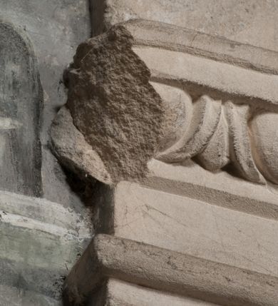 Zdjęcie nr 120: Nagrobek Grzegorza i Katarzyny Branickich znajduje się w kaplicy rodowej pod wezwaniem Najświętszej Marii Panny, na ścianie południowej, naprzeciwko wejścia. Składa się z trójosiowego cokołu i potrójnej filarowo-kolumnowej arkady z klęczącymi postaciami zmarłych po bokach adorujących znajdującą się pośrodku scenę ze zmartwychwstałym Chrystusem ukazującym się niewiernemu Tomaszowi. Całość wieńczy półkolista arkada z herbami Gryf i Kotwicz i tablicami inskrypcyjnymi. 
Dolna część artykułowa lizenami ozdobionymi motywami kandelabrowymi. W polu środkowym czaszka ze skrzyżowanymi piszczelami z inskrypcją w górnej i dolnej części: „POWIEDZ SVIETA [M]ADROSCI IESLI ZE SMIERC ZIWA / CZI MARTWA IESLI MARTWA CZEMV ZIWĄ BIWA / MALOWANA A IESLI ZIWA SMIERCIĄ CZEMV / ZOWIĄ IĄ NAD TO ZYWOT PRZECZ BIERZE KOZI/DEMV / TA IEST NA TWE PITANIE ODPOWIEC PRAWDZIWA / GDI TI ZYESZ SMIERC MARTVA GDY VMIERAS ZIWA / A IESLI ZLA CZI DOBRA CHCZES WIEDZIEC LI O TYM / IAKIS SĄM TAKĄ SMIELE SMIERC MIEĆ BĘDZIESZ PO TYM”. Na lewym polu inskrypcja „CO ZA DZIW ZEM POPIOLEM / WIEDZCIE ZESCIE WY / IAKO IA TENZE POPIOL, TO / IEDNO ZE ZYWY / BO GDIM SIĘ W PROCH ROSSIPAL / DOPIROM PRAWDZIWIE DOSZEDL, ZE CZLOWIEK TYMZE / PROCHEM CHOCIA ZYWIE / PATRZ ZE ZYWY POPIELIE A / TO POMNI SOBIE / ZES NA SWIECIE POPIOLEM / POPIOLEM I W GROBIE / A ZASZ NIEWIES CZYMEM BYL / A TERAZEM IAKI / OGLIANDAI, VWAZAIACZ ZE / SAM BEDZIESZ TAKI / BYLEM TERAS MIE NIE MASZ / IAK BIM TISZ NA SWIECIE / NIE BYL WY DZIS IESTESCIE / IUTRO NIEBEDZIECIE”. W polu cokołu „KTO TV LEZY POBOZNOSC / CNOTA OBYCZAIE / IAKICH NIERYCHLO VIZRĄ / BLISKO LEGLE KRAIE / IAKOSZ IE TAK MALY KĄT / MOGL ZACHOWAC W SOBIE / CZOSZ ALBO CNOTI LVCZKIE / GRZEBIĄ SCZIALEM W GROBIE / TILKOC TV CIALO LIEZY LIECZ / DVSZA W PRZESTRONE / NIEBIESKIE GMACHI WESŁA / KĘDI NIEZLICZONE / LATA POWIEDZIE. CZEMV IZE / MATKĄ BYLA / NIERZKAC POTOMSTWV ALIE / I SIROTOM SILA / TAKCI ZYWOT ZYWOTEM BYWA ZAKVPIONY / DOBRI FRIMARK DAC PLOCHI / ZA ON NIESKONCZONY”. Cokół zamyka wąski, silnie wysunięty gzyms z kimationem jońskim.
Trójosiowy podział nagrobka jest zachowany w partii środkowej, składającej się z trzech arkadowych wnęk, z których środkowa ujęta jest wolnostojącymi kolumnami jońskimi pokrytymi spiralnie ułożonymi pasami z motywem wici roślinnej, a sąsiednie od zewnątrz flankowane filarami pokrytymi motywami kandelabrowymi. W niezbyt głębokich niszach, których podniebienia zdobią kasetony z rozetami w kluczach uskrzydlone główki aniołków umieszczono wykonane w marmurze pińczowskim płaskorzeźby Chrystusa Zmartwychwstałego i adorujących go zmarłych, Grzegorza i Katarzynę Branickich. 
Zbawiciel jest ujęty całopostaciowo, frontalnie, w niewielkim wykroku, z głową zwróconą lekko do klęczącego po prawej stronie św. Tomasza. Jego ciało jest smukłe, wąskie w ramionach, z zaznaczonymi żebrami i mięśniami, osłonięte przewiązaną na biodrach szatą i płaszczem na lewym ramieniu. Chrystus ma pociągłą twarz, o wysokim czole, szerokich kościach policzkowych, wydatnym nosie i z głębokimi oczodołami. Przedstawiony został z długimi wąsami i brodą oraz opadającymi na ramiona, kręconymi włosami. W lewej ręce trzyma chorągiew i podtrzymuje szatę, a prawą rękę ma opuszczoną ku dołowi. 
Święty Tomasz ukazany jest z profilu, w szacie podwójnie przewiązanej w pasie sznurem i przerzuconym przez lewe ramie płaszczem. Twarz z brodą i długimi włosami, odwrócona w stronę Chrystusa. Do góry unosi również prawą rękę, zachowaną tylko do łokcia, lewą rękę trzyma ponad pasem. Figura mężczyzny wyrzeźbiona w kamieniu, polichromowana, przysłania wieniec z obłoków i uskrzydlonych głów puttów otaczający Chrystusa. 
Postacie stoją na podwójnym postumencie. W jego górnej części wyryto sentencję łacińską na prostokątnej tablicy umieszczonej w ozdobnym kartuszu, z zawiniętym spiralnie wycięciem krawędzi górnej i z dodaną w krawędzi dolnej główką uskrzydlonego putta. Napis na postumencie: „PER QVEM ET NOS / RESVRGERE DEVOTA / MENTE, CREDIMVS”. Na płycie poniżej płaskorzeźbione, leżące na prawym boku putto podpierające głowę na prawej ręce, natomiast w lewej trzymające klepsydrę. Nagie ciało, lekko przysłonięte draperią, spoczywa na poduszce z dwoma pomponami. Prawa noga jest wyprostowana, lewa zgięta w kolanie. Twarz pucołowata, z otwartymi oczami, otoczona gęstymi puklami loków. Przed dzieckiem leży czaszka. Nad nim znajduje się grawerowany kartusz z napisem: „HODIE MIHI / CRAS TIBI”. 
W arkadzie po lewej stronie przedstawiony został w trzech czwartych, zwrócony ramionami do widza Grzegorz Branicki. Postać klęczy na poduszce, szerokie dłonie złożone ma razem na piersiach, a głowę lekko uniesioną. Twarz Branickiego o pociągłych rysach, szerokich kościach policzkowych i dużych oczach, z wysokim czołem przysłoniętym zaczesanymi do przodu włosami. Ukazany z wąsami i długą, pofalowaną brodą. Ubrany jest w pełną, dekorowaną zbroję, spod której wystaje jaka i nogawice. Na szyi zawieszony łańcuch, a u stóp ostrogi. Przy nogach Branickiego leżą rękawice i hełm z trzema piórami. Nad głową wznoszą się panoplia, złożone z okrągłej tarczy i skrzyżowanych miecza, szabli, buławy, łuku, kołczanu ze strzałami i włóczni.
Po lewej stronie arkadę wypełnia ujęta z profilu, postać klęczącej na dwóch kolanach Katarzyny Branickiej. Jest ubrana w długą szubę, opadającą sztywnymi, rozchodzącymi się fałdami, u dołu załamującymi się, które zasłaniają sylwetkę. Na głowie ma czepiec przysłaniający włosy i podwikę. Twarz o łagodnych rysach, z długim nosem, małymi ustami i lekko zadartym podbródkiem. Ręce złożone razem na piersiach. Na palcach wskazującym i serdecznym lewej dłoni pierścienie, a ponad nadgarstkiem czterokrotnie nawinięty różaniec. Ponad figurą płaskorzeźbione tondo z Matką Boską z Dzieciątkiem otoczonymi wieńcem obłoków. Maria siedzi, ubrana w długą suknię, z welonem na głowie, z płaszczem zarzuconym na ramiona, którym lekko okrywa nagie Dzieciątko.
Zwieńczenie nagrobka o brzegach inkrustowanych marmurowymi kołami i elipsami, ujęte ornamentalnymi uszami, jest zakończone pasem z zawijającymi się do środkami kartuszami i równolegle ułożonymi liśćmi akantu. Tympanon wypełnia dekoracja złożona z czterech kartuszy: dwóch owalnych na tle paludamentu, zwieńczonych uskrzydloną główką anioła z godłami herbów Gryf i Kotwicz i dwóch podłużnych z inskrypcjami. Na tablicy po lewej stronie inskrypcja: „MAGNIFICO D(OMI)NO GREGORIO A RUSCA BRANICZKI OLIM VENA/TORI ET BURGRABIO CRAC(OVIENSI) CAPITANEO NIEPOŁOMIECEN(SI) VIRO / INTEGERRIMO DE REGIBVS SVIS ET RE PVB(LICA) BENE MERITO RELIGIO/NIS CATHOLICE AMANTISSIMO AMICIS FIDELISSIMO, OMNIBVS AFFABI/LI ET BENIGNO JOANNES A RUSCA BRANICZKI VENATOR CRACO(VIENSIS) CAPITANEVS NIEPOŁOMICEN(SI) MESTVS FILIUS PARENTI CHA/RISSIMO POSVIT OBYT 9 MAII A(NNO) D(OMINI) 1595 AETATIS SUE 60”. Napis wykuty po prawej stronie: “MAGNIFICAE D(OMI)NE CATHARINAE MAGNIFICI OLIM D(OMI)NI AUGUSTINI / KOTFICZ D(OMINI) SIGISMVNDI I POLONIAE REGIS STABVLI PREFECTI / VEXILIFERISQUE CURIE ET BURGRABY CRACO(VIENSIS) FILIE MATRONAE / LECTISSIME QVE CVM PVDORE ET MORVM MIRA ELEGANTIA / MARITI SUMMUM AMOREM VIRTUTE ET MODESTIA OMNIVM BENE/VOLENTIAM MERVISSET ACERBISSIMA MORTE AB OCVLIS EREPTA EST / IDEM FILIUS MATRI AMANTISSIME CVM LACRIMIS POSVIT. OBYT / 8 OCTOBRIS A(NNO) D)OMINI) 1588 AETATIS SUE 38". 
