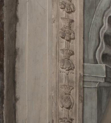 Zdjęcie nr 123: Nagrobek Grzegorza i Katarzyny Branickich znajduje się w kaplicy rodowej pod wezwaniem Najświętszej Marii Panny, na ścianie południowej, naprzeciwko wejścia. Składa się z trójosiowego cokołu i potrójnej filarowo-kolumnowej arkady z klęczącymi postaciami zmarłych po bokach adorujących znajdującą się pośrodku scenę ze zmartwychwstałym Chrystusem ukazującym się niewiernemu Tomaszowi. Całość wieńczy półkolista arkada z herbami Gryf i Kotwicz i tablicami inskrypcyjnymi. 
Dolna część artykułowa lizenami ozdobionymi motywami kandelabrowymi. W polu środkowym czaszka ze skrzyżowanymi piszczelami z inskrypcją w górnej i dolnej części: „POWIEDZ SVIETA [M]ADROSCI IESLI ZE SMIERC ZIWA / CZI MARTWA IESLI MARTWA CZEMV ZIWĄ BIWA / MALOWANA A IESLI ZIWA SMIERCIĄ CZEMV / ZOWIĄ IĄ NAD TO ZYWOT PRZECZ BIERZE KOZI/DEMV / TA IEST NA TWE PITANIE ODPOWIEC PRAWDZIWA / GDI TI ZYESZ SMIERC MARTVA GDY VMIERAS ZIWA / A IESLI ZLA CZI DOBRA CHCZES WIEDZIEC LI O TYM / IAKIS SĄM TAKĄ SMIELE SMIERC MIEĆ BĘDZIESZ PO TYM”. Na lewym polu inskrypcja „CO ZA DZIW ZEM POPIOLEM / WIEDZCIE ZESCIE WY / IAKO IA TENZE POPIOL, TO / IEDNO ZE ZYWY / BO GDIM SIĘ W PROCH ROSSIPAL / DOPIROM PRAWDZIWIE DOSZEDL, ZE CZLOWIEK TYMZE / PROCHEM CHOCIA ZYWIE / PATRZ ZE ZYWY POPIELIE A / TO POMNI SOBIE / ZES NA SWIECIE POPIOLEM / POPIOLEM I W GROBIE / A ZASZ NIEWIES CZYMEM BYL / A TERAZEM IAKI / OGLIANDAI, VWAZAIACZ ZE / SAM BEDZIESZ TAKI / BYLEM TERAS MIE NIE MASZ / IAK BIM TISZ NA SWIECIE / NIE BYL WY DZIS IESTESCIE / IUTRO NIEBEDZIECIE”. W polu cokołu „KTO TV LEZY POBOZNOSC / CNOTA OBYCZAIE / IAKICH NIERYCHLO VIZRĄ / BLISKO LEGLE KRAIE / IAKOSZ IE TAK MALY KĄT / MOGL ZACHOWAC W SOBIE / CZOSZ ALBO CNOTI LVCZKIE / GRZEBIĄ SCZIALEM W GROBIE / TILKOC TV CIALO LIEZY LIECZ / DVSZA W PRZESTRONE / NIEBIESKIE GMACHI WESŁA / KĘDI NIEZLICZONE / LATA POWIEDZIE. CZEMV IZE / MATKĄ BYLA / NIERZKAC POTOMSTWV ALIE / I SIROTOM SILA / TAKCI ZYWOT ZYWOTEM BYWA ZAKVPIONY / DOBRI FRIMARK DAC PLOCHI / ZA ON NIESKONCZONY”. Cokół zamyka wąski, silnie wysunięty gzyms z kimationem jońskim.
Trójosiowy podział nagrobka jest zachowany w partii środkowej, składającej się z trzech arkadowych wnęk, z których środkowa ujęta jest wolnostojącymi kolumnami jońskimi pokrytymi spiralnie ułożonymi pasami z motywem wici roślinnej, a sąsiednie od zewnątrz flankowane filarami pokrytymi motywami kandelabrowymi. W niezbyt głębokich niszach, których podniebienia zdobią kasetony z rozetami w kluczach uskrzydlone główki aniołków umieszczono wykonane w marmurze pińczowskim płaskorzeźby Chrystusa Zmartwychwstałego i adorujących go zmarłych, Grzegorza i Katarzynę Branickich. 
Zbawiciel jest ujęty całopostaciowo, frontalnie, w niewielkim wykroku, z głową zwróconą lekko do klęczącego po prawej stronie św. Tomasza. Jego ciało jest smukłe, wąskie w ramionach, z zaznaczonymi żebrami i mięśniami, osłonięte przewiązaną na biodrach szatą i płaszczem na lewym ramieniu. Chrystus ma pociągłą twarz, o wysokim czole, szerokich kościach policzkowych, wydatnym nosie i z głębokimi oczodołami. Przedstawiony został z długimi wąsami i brodą oraz opadającymi na ramiona, kręconymi włosami. W lewej ręce trzyma chorągiew i podtrzymuje szatę, a prawą rękę ma opuszczoną ku dołowi. 
Święty Tomasz ukazany jest z profilu, w szacie podwójnie przewiązanej w pasie sznurem i przerzuconym przez lewe ramie płaszczem. Twarz z brodą i długimi włosami, odwrócona w stronę Chrystusa. Do góry unosi również prawą rękę, zachowaną tylko do łokcia, lewą rękę trzyma ponad pasem. Figura mężczyzny wyrzeźbiona w kamieniu, polichromowana, przysłania wieniec z obłoków i uskrzydlonych głów puttów otaczający Chrystusa. 
Postacie stoją na podwójnym postumencie. W jego górnej części wyryto sentencję łacińską na prostokątnej tablicy umieszczonej w ozdobnym kartuszu, z zawiniętym spiralnie wycięciem krawędzi górnej i z dodaną w krawędzi dolnej główką uskrzydlonego putta. Napis na postumencie: „PER QVEM ET NOS / RESVRGERE DEVOTA / MENTE, CREDIMVS”. Na płycie poniżej płaskorzeźbione, leżące na prawym boku putto podpierające głowę na prawej ręce, natomiast w lewej trzymające klepsydrę. Nagie ciało, lekko przysłonięte draperią, spoczywa na poduszce z dwoma pomponami. Prawa noga jest wyprostowana, lewa zgięta w kolanie. Twarz pucołowata, z otwartymi oczami, otoczona gęstymi puklami loków. Przed dzieckiem leży czaszka. Nad nim znajduje się grawerowany kartusz z napisem: „HODIE MIHI / CRAS TIBI”. 
W arkadzie po lewej stronie przedstawiony został w trzech czwartych, zwrócony ramionami do widza Grzegorz Branicki. Postać klęczy na poduszce, szerokie dłonie złożone ma razem na piersiach, a głowę lekko uniesioną. Twarz Branickiego o pociągłych rysach, szerokich kościach policzkowych i dużych oczach, z wysokim czołem przysłoniętym zaczesanymi do przodu włosami. Ukazany z wąsami i długą, pofalowaną brodą. Ubrany jest w pełną, dekorowaną zbroję, spod której wystaje jaka i nogawice. Na szyi zawieszony łańcuch, a u stóp ostrogi. Przy nogach Branickiego leżą rękawice i hełm z trzema piórami. Nad głową wznoszą się panoplia, złożone z okrągłej tarczy i skrzyżowanych miecza, szabli, buławy, łuku, kołczanu ze strzałami i włóczni.
Po lewej stronie arkadę wypełnia ujęta z profilu, postać klęczącej na dwóch kolanach Katarzyny Branickiej. Jest ubrana w długą szubę, opadającą sztywnymi, rozchodzącymi się fałdami, u dołu załamującymi się, które zasłaniają sylwetkę. Na głowie ma czepiec przysłaniający włosy i podwikę. Twarz o łagodnych rysach, z długim nosem, małymi ustami i lekko zadartym podbródkiem. Ręce złożone razem na piersiach. Na palcach wskazującym i serdecznym lewej dłoni pierścienie, a ponad nadgarstkiem czterokrotnie nawinięty różaniec. Ponad figurą płaskorzeźbione tondo z Matką Boską z Dzieciątkiem otoczonymi wieńcem obłoków. Maria siedzi, ubrana w długą suknię, z welonem na głowie, z płaszczem zarzuconym na ramiona, którym lekko okrywa nagie Dzieciątko.
Zwieńczenie nagrobka o brzegach inkrustowanych marmurowymi kołami i elipsami, ujęte ornamentalnymi uszami, jest zakończone pasem z zawijającymi się do środkami kartuszami i równolegle ułożonymi liśćmi akantu. Tympanon wypełnia dekoracja złożona z czterech kartuszy: dwóch owalnych na tle paludamentu, zwieńczonych uskrzydloną główką anioła z godłami herbów Gryf i Kotwicz i dwóch podłużnych z inskrypcjami. Na tablicy po lewej stronie inskrypcja: „MAGNIFICO D(OMI)NO GREGORIO A RUSCA BRANICZKI OLIM VENA/TORI ET BURGRABIO CRAC(OVIENSI) CAPITANEO NIEPOŁOMIECEN(SI) VIRO / INTEGERRIMO DE REGIBVS SVIS ET RE PVB(LICA) BENE MERITO RELIGIO/NIS CATHOLICE AMANTISSIMO AMICIS FIDELISSIMO, OMNIBVS AFFABI/LI ET BENIGNO JOANNES A RUSCA BRANICZKI VENATOR CRACO(VIENSIS) CAPITANEVS NIEPOŁOMICEN(SI) MESTVS FILIUS PARENTI CHA/RISSIMO POSVIT OBYT 9 MAII A(NNO) D(OMINI) 1595 AETATIS SUE 60”. Napis wykuty po prawej stronie: “MAGNIFICAE D(OMI)NE CATHARINAE MAGNIFICI OLIM D(OMI)NI AUGUSTINI / KOTFICZ D(OMINI) SIGISMVNDI I POLONIAE REGIS STABVLI PREFECTI / VEXILIFERISQUE CURIE ET BURGRABY CRACO(VIENSIS) FILIE MATRONAE / LECTISSIME QVE CVM PVDORE ET MORVM MIRA ELEGANTIA / MARITI SUMMUM AMOREM VIRTUTE ET MODESTIA OMNIVM BENE/VOLENTIAM MERVISSET ACERBISSIMA MORTE AB OCVLIS EREPTA EST / IDEM FILIUS MATRI AMANTISSIME CVM LACRIMIS POSVIT. OBYT / 8 OCTOBRIS A(NNO) D)OMINI) 1588 AETATIS SUE 38&quot;. 
