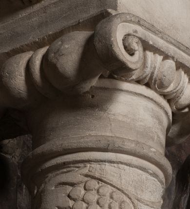 Zdjęcie nr 122: Nagrobek Grzegorza i Katarzyny Branickich znajduje się w kaplicy rodowej pod wezwaniem Najświętszej Marii Panny, na ścianie południowej, naprzeciwko wejścia. Składa się z trójosiowego cokołu i potrójnej filarowo-kolumnowej arkady z klęczącymi postaciami zmarłych po bokach adorujących znajdującą się pośrodku scenę ze zmartwychwstałym Chrystusem ukazującym się niewiernemu Tomaszowi. Całość wieńczy półkolista arkada z herbami Gryf i Kotwicz i tablicami inskrypcyjnymi. 
Dolna część artykułowa lizenami ozdobionymi motywami kandelabrowymi. W polu środkowym czaszka ze skrzyżowanymi piszczelami z inskrypcją w górnej i dolnej części: „POWIEDZ SVIETA [M]ADROSCI IESLI ZE SMIERC ZIWA / CZI MARTWA IESLI MARTWA CZEMV ZIWĄ BIWA / MALOWANA A IESLI ZIWA SMIERCIĄ CZEMV / ZOWIĄ IĄ NAD TO ZYWOT PRZECZ BIERZE KOZI/DEMV / TA IEST NA TWE PITANIE ODPOWIEC PRAWDZIWA / GDI TI ZYESZ SMIERC MARTVA GDY VMIERAS ZIWA / A IESLI ZLA CZI DOBRA CHCZES WIEDZIEC LI O TYM / IAKIS SĄM TAKĄ SMIELE SMIERC MIEĆ BĘDZIESZ PO TYM”. Na lewym polu inskrypcja „CO ZA DZIW ZEM POPIOLEM / WIEDZCIE ZESCIE WY / IAKO IA TENZE POPIOL, TO / IEDNO ZE ZYWY / BO GDIM SIĘ W PROCH ROSSIPAL / DOPIROM PRAWDZIWIE DOSZEDL, ZE CZLOWIEK TYMZE / PROCHEM CHOCIA ZYWIE / PATRZ ZE ZYWY POPIELIE A / TO POMNI SOBIE / ZES NA SWIECIE POPIOLEM / POPIOLEM I W GROBIE / A ZASZ NIEWIES CZYMEM BYL / A TERAZEM IAKI / OGLIANDAI, VWAZAIACZ ZE / SAM BEDZIESZ TAKI / BYLEM TERAS MIE NIE MASZ / IAK BIM TISZ NA SWIECIE / NIE BYL WY DZIS IESTESCIE / IUTRO NIEBEDZIECIE”. W polu cokołu „KTO TV LEZY POBOZNOSC / CNOTA OBYCZAIE / IAKICH NIERYCHLO VIZRĄ / BLISKO LEGLE KRAIE / IAKOSZ IE TAK MALY KĄT / MOGL ZACHOWAC W SOBIE / CZOSZ ALBO CNOTI LVCZKIE / GRZEBIĄ SCZIALEM W GROBIE / TILKOC TV CIALO LIEZY LIECZ / DVSZA W PRZESTRONE / NIEBIESKIE GMACHI WESŁA / KĘDI NIEZLICZONE / LATA POWIEDZIE. CZEMV IZE / MATKĄ BYLA / NIERZKAC POTOMSTWV ALIE / I SIROTOM SILA / TAKCI ZYWOT ZYWOTEM BYWA ZAKVPIONY / DOBRI FRIMARK DAC PLOCHI / ZA ON NIESKONCZONY”. Cokół zamyka wąski, silnie wysunięty gzyms z kimationem jońskim.
Trójosiowy podział nagrobka jest zachowany w partii środkowej, składającej się z trzech arkadowych wnęk, z których środkowa ujęta jest wolnostojącymi kolumnami jońskimi pokrytymi spiralnie ułożonymi pasami z motywem wici roślinnej, a sąsiednie od zewnątrz flankowane filarami pokrytymi motywami kandelabrowymi. W niezbyt głębokich niszach, których podniebienia zdobią kasetony z rozetami w kluczach uskrzydlone główki aniołków umieszczono wykonane w marmurze pińczowskim płaskorzeźby Chrystusa Zmartwychwstałego i adorujących go zmarłych, Grzegorza i Katarzynę Branickich. 
Zbawiciel jest ujęty całopostaciowo, frontalnie, w niewielkim wykroku, z głową zwróconą lekko do klęczącego po prawej stronie św. Tomasza. Jego ciało jest smukłe, wąskie w ramionach, z zaznaczonymi żebrami i mięśniami, osłonięte przewiązaną na biodrach szatą i płaszczem na lewym ramieniu. Chrystus ma pociągłą twarz, o wysokim czole, szerokich kościach policzkowych, wydatnym nosie i z głębokimi oczodołami. Przedstawiony został z długimi wąsami i brodą oraz opadającymi na ramiona, kręconymi włosami. W lewej ręce trzyma chorągiew i podtrzymuje szatę, a prawą rękę ma opuszczoną ku dołowi. 
Święty Tomasz ukazany jest z profilu, w szacie podwójnie przewiązanej w pasie sznurem i przerzuconym przez lewe ramie płaszczem. Twarz z brodą i długimi włosami, odwrócona w stronę Chrystusa. Do góry unosi również prawą rękę, zachowaną tylko do łokcia, lewą rękę trzyma ponad pasem. Figura mężczyzny wyrzeźbiona w kamieniu, polichromowana, przysłania wieniec z obłoków i uskrzydlonych głów puttów otaczający Chrystusa. 
Postacie stoją na podwójnym postumencie. W jego górnej części wyryto sentencję łacińską na prostokątnej tablicy umieszczonej w ozdobnym kartuszu, z zawiniętym spiralnie wycięciem krawędzi górnej i z dodaną w krawędzi dolnej główką uskrzydlonego putta. Napis na postumencie: „PER QVEM ET NOS / RESVRGERE DEVOTA / MENTE, CREDIMVS”. Na płycie poniżej płaskorzeźbione, leżące na prawym boku putto podpierające głowę na prawej ręce, natomiast w lewej trzymające klepsydrę. Nagie ciało, lekko przysłonięte draperią, spoczywa na poduszce z dwoma pomponami. Prawa noga jest wyprostowana, lewa zgięta w kolanie. Twarz pucołowata, z otwartymi oczami, otoczona gęstymi puklami loków. Przed dzieckiem leży czaszka. Nad nim znajduje się grawerowany kartusz z napisem: „HODIE MIHI / CRAS TIBI”. 
W arkadzie po lewej stronie przedstawiony został w trzech czwartych, zwrócony ramionami do widza Grzegorz Branicki. Postać klęczy na poduszce, szerokie dłonie złożone ma razem na piersiach, a głowę lekko uniesioną. Twarz Branickiego o pociągłych rysach, szerokich kościach policzkowych i dużych oczach, z wysokim czołem przysłoniętym zaczesanymi do przodu włosami. Ukazany z wąsami i długą, pofalowaną brodą. Ubrany jest w pełną, dekorowaną zbroję, spod której wystaje jaka i nogawice. Na szyi zawieszony łańcuch, a u stóp ostrogi. Przy nogach Branickiego leżą rękawice i hełm z trzema piórami. Nad głową wznoszą się panoplia, złożone z okrągłej tarczy i skrzyżowanych miecza, szabli, buławy, łuku, kołczanu ze strzałami i włóczni.
Po lewej stronie arkadę wypełnia ujęta z profilu, postać klęczącej na dwóch kolanach Katarzyny Branickiej. Jest ubrana w długą szubę, opadającą sztywnymi, rozchodzącymi się fałdami, u dołu załamującymi się, które zasłaniają sylwetkę. Na głowie ma czepiec przysłaniający włosy i podwikę. Twarz o łagodnych rysach, z długim nosem, małymi ustami i lekko zadartym podbródkiem. Ręce złożone razem na piersiach. Na palcach wskazującym i serdecznym lewej dłoni pierścienie, a ponad nadgarstkiem czterokrotnie nawinięty różaniec. Ponad figurą płaskorzeźbione tondo z Matką Boską z Dzieciątkiem otoczonymi wieńcem obłoków. Maria siedzi, ubrana w długą suknię, z welonem na głowie, z płaszczem zarzuconym na ramiona, którym lekko okrywa nagie Dzieciątko.
Zwieńczenie nagrobka o brzegach inkrustowanych marmurowymi kołami i elipsami, ujęte ornamentalnymi uszami, jest zakończone pasem z zawijającymi się do środkami kartuszami i równolegle ułożonymi liśćmi akantu. Tympanon wypełnia dekoracja złożona z czterech kartuszy: dwóch owalnych na tle paludamentu, zwieńczonych uskrzydloną główką anioła z godłami herbów Gryf i Kotwicz i dwóch podłużnych z inskrypcjami. Na tablicy po lewej stronie inskrypcja: „MAGNIFICO D(OMI)NO GREGORIO A RUSCA BRANICZKI OLIM VENA/TORI ET BURGRABIO CRAC(OVIENSI) CAPITANEO NIEPOŁOMIECEN(SI) VIRO / INTEGERRIMO DE REGIBVS SVIS ET RE PVB(LICA) BENE MERITO RELIGIO/NIS CATHOLICE AMANTISSIMO AMICIS FIDELISSIMO, OMNIBVS AFFABI/LI ET BENIGNO JOANNES A RUSCA BRANICZKI VENATOR CRACO(VIENSIS) CAPITANEVS NIEPOŁOMICEN(SI) MESTVS FILIUS PARENTI CHA/RISSIMO POSVIT OBYT 9 MAII A(NNO) D(OMINI) 1595 AETATIS SUE 60”. Napis wykuty po prawej stronie: “MAGNIFICAE D(OMI)NE CATHARINAE MAGNIFICI OLIM D(OMI)NI AUGUSTINI / KOTFICZ D(OMINI) SIGISMVNDI I POLONIAE REGIS STABVLI PREFECTI / VEXILIFERISQUE CURIE ET BURGRABY CRACO(VIENSIS) FILIE MATRONAE / LECTISSIME QVE CVM PVDORE ET MORVM MIRA ELEGANTIA / MARITI SUMMUM AMOREM VIRTUTE ET MODESTIA OMNIVM BENE/VOLENTIAM MERVISSET ACERBISSIMA MORTE AB OCVLIS EREPTA EST / IDEM FILIUS MATRI AMANTISSIME CVM LACRIMIS POSVIT. OBYT / 8 OCTOBRIS A(NNO) D)OMINI) 1588 AETATIS SUE 38". 
