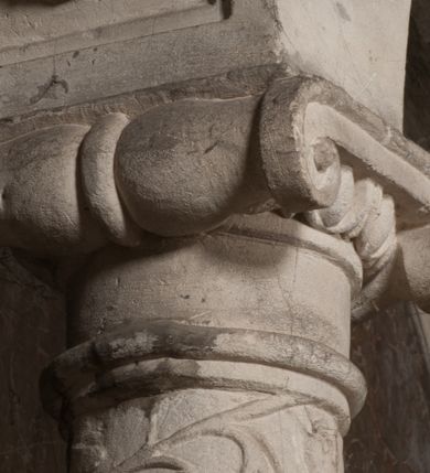 Zdjęcie nr 121: Nagrobek Grzegorza i Katarzyny Branickich znajduje się w kaplicy rodowej pod wezwaniem Najświętszej Marii Panny, na ścianie południowej, naprzeciwko wejścia. Składa się z trójosiowego cokołu i potrójnej filarowo-kolumnowej arkady z klęczącymi postaciami zmarłych po bokach adorujących znajdującą się pośrodku scenę ze zmartwychwstałym Chrystusem ukazującym się niewiernemu Tomaszowi. Całość wieńczy półkolista arkada z herbami Gryf i Kotwicz i tablicami inskrypcyjnymi. 
Dolna część artykułowa lizenami ozdobionymi motywami kandelabrowymi. W polu środkowym czaszka ze skrzyżowanymi piszczelami z inskrypcją w górnej i dolnej części: „POWIEDZ SVIETA [M]ADROSCI IESLI ZE SMIERC ZIWA / CZI MARTWA IESLI MARTWA CZEMV ZIWĄ BIWA / MALOWANA A IESLI ZIWA SMIERCIĄ CZEMV / ZOWIĄ IĄ NAD TO ZYWOT PRZECZ BIERZE KOZI/DEMV / TA IEST NA TWE PITANIE ODPOWIEC PRAWDZIWA / GDI TI ZYESZ SMIERC MARTVA GDY VMIERAS ZIWA / A IESLI ZLA CZI DOBRA CHCZES WIEDZIEC LI O TYM / IAKIS SĄM TAKĄ SMIELE SMIERC MIEĆ BĘDZIESZ PO TYM”. Na lewym polu inskrypcja „CO ZA DZIW ZEM POPIOLEM / WIEDZCIE ZESCIE WY / IAKO IA TENZE POPIOL, TO / IEDNO ZE ZYWY / BO GDIM SIĘ W PROCH ROSSIPAL / DOPIROM PRAWDZIWIE DOSZEDL, ZE CZLOWIEK TYMZE / PROCHEM CHOCIA ZYWIE / PATRZ ZE ZYWY POPIELIE A / TO POMNI SOBIE / ZES NA SWIECIE POPIOLEM / POPIOLEM I W GROBIE / A ZASZ NIEWIES CZYMEM BYL / A TERAZEM IAKI / OGLIANDAI, VWAZAIACZ ZE / SAM BEDZIESZ TAKI / BYLEM TERAS MIE NIE MASZ / IAK BIM TISZ NA SWIECIE / NIE BYL WY DZIS IESTESCIE / IUTRO NIEBEDZIECIE”. W polu cokołu „KTO TV LEZY POBOZNOSC / CNOTA OBYCZAIE / IAKICH NIERYCHLO VIZRĄ / BLISKO LEGLE KRAIE / IAKOSZ IE TAK MALY KĄT / MOGL ZACHOWAC W SOBIE / CZOSZ ALBO CNOTI LVCZKIE / GRZEBIĄ SCZIALEM W GROBIE / TILKOC TV CIALO LIEZY LIECZ / DVSZA W PRZESTRONE / NIEBIESKIE GMACHI WESŁA / KĘDI NIEZLICZONE / LATA POWIEDZIE. CZEMV IZE / MATKĄ BYLA / NIERZKAC POTOMSTWV ALIE / I SIROTOM SILA / TAKCI ZYWOT ZYWOTEM BYWA ZAKVPIONY / DOBRI FRIMARK DAC PLOCHI / ZA ON NIESKONCZONY”. Cokół zamyka wąski, silnie wysunięty gzyms z kimationem jońskim.
Trójosiowy podział nagrobka jest zachowany w partii środkowej, składającej się z trzech arkadowych wnęk, z których środkowa ujęta jest wolnostojącymi kolumnami jońskimi pokrytymi spiralnie ułożonymi pasami z motywem wici roślinnej, a sąsiednie od zewnątrz flankowane filarami pokrytymi motywami kandelabrowymi. W niezbyt głębokich niszach, których podniebienia zdobią kasetony z rozetami w kluczach uskrzydlone główki aniołków umieszczono wykonane w marmurze pińczowskim płaskorzeźby Chrystusa Zmartwychwstałego i adorujących go zmarłych, Grzegorza i Katarzynę Branickich. 
Zbawiciel jest ujęty całopostaciowo, frontalnie, w niewielkim wykroku, z głową zwróconą lekko do klęczącego po prawej stronie św. Tomasza. Jego ciało jest smukłe, wąskie w ramionach, z zaznaczonymi żebrami i mięśniami, osłonięte przewiązaną na biodrach szatą i płaszczem na lewym ramieniu. Chrystus ma pociągłą twarz, o wysokim czole, szerokich kościach policzkowych, wydatnym nosie i z głębokimi oczodołami. Przedstawiony został z długimi wąsami i brodą oraz opadającymi na ramiona, kręconymi włosami. W lewej ręce trzyma chorągiew i podtrzymuje szatę, a prawą rękę ma opuszczoną ku dołowi. 
Święty Tomasz ukazany jest z profilu, w szacie podwójnie przewiązanej w pasie sznurem i przerzuconym przez lewe ramie płaszczem. Twarz z brodą i długimi włosami, odwrócona w stronę Chrystusa. Do góry unosi również prawą rękę, zachowaną tylko do łokcia, lewą rękę trzyma ponad pasem. Figura mężczyzny wyrzeźbiona w kamieniu, polichromowana, przysłania wieniec z obłoków i uskrzydlonych głów puttów otaczający Chrystusa. 
Postacie stoją na podwójnym postumencie. W jego górnej części wyryto sentencję łacińską na prostokątnej tablicy umieszczonej w ozdobnym kartuszu, z zawiniętym spiralnie wycięciem krawędzi górnej i z dodaną w krawędzi dolnej główką uskrzydlonego putta. Napis na postumencie: „PER QVEM ET NOS / RESVRGERE DEVOTA / MENTE, CREDIMVS”. Na płycie poniżej płaskorzeźbione, leżące na prawym boku putto podpierające głowę na prawej ręce, natomiast w lewej trzymające klepsydrę. Nagie ciało, lekko przysłonięte draperią, spoczywa na poduszce z dwoma pomponami. Prawa noga jest wyprostowana, lewa zgięta w kolanie. Twarz pucołowata, z otwartymi oczami, otoczona gęstymi puklami loków. Przed dzieckiem leży czaszka. Nad nim znajduje się grawerowany kartusz z napisem: „HODIE MIHI / CRAS TIBI”. 
W arkadzie po lewej stronie przedstawiony został w trzech czwartych, zwrócony ramionami do widza Grzegorz Branicki. Postać klęczy na poduszce, szerokie dłonie złożone ma razem na piersiach, a głowę lekko uniesioną. Twarz Branickiego o pociągłych rysach, szerokich kościach policzkowych i dużych oczach, z wysokim czołem przysłoniętym zaczesanymi do przodu włosami. Ukazany z wąsami i długą, pofalowaną brodą. Ubrany jest w pełną, dekorowaną zbroję, spod której wystaje jaka i nogawice. Na szyi zawieszony łańcuch, a u stóp ostrogi. Przy nogach Branickiego leżą rękawice i hełm z trzema piórami. Nad głową wznoszą się panoplia, złożone z okrągłej tarczy i skrzyżowanych miecza, szabli, buławy, łuku, kołczanu ze strzałami i włóczni.
Po lewej stronie arkadę wypełnia ujęta z profilu, postać klęczącej na dwóch kolanach Katarzyny Branickiej. Jest ubrana w długą szubę, opadającą sztywnymi, rozchodzącymi się fałdami, u dołu załamującymi się, które zasłaniają sylwetkę. Na głowie ma czepiec przysłaniający włosy i podwikę. Twarz o łagodnych rysach, z długim nosem, małymi ustami i lekko zadartym podbródkiem. Ręce złożone razem na piersiach. Na palcach wskazującym i serdecznym lewej dłoni pierścienie, a ponad nadgarstkiem czterokrotnie nawinięty różaniec. Ponad figurą płaskorzeźbione tondo z Matką Boską z Dzieciątkiem otoczonymi wieńcem obłoków. Maria siedzi, ubrana w długą suknię, z welonem na głowie, z płaszczem zarzuconym na ramiona, którym lekko okrywa nagie Dzieciątko.
Zwieńczenie nagrobka o brzegach inkrustowanych marmurowymi kołami i elipsami, ujęte ornamentalnymi uszami, jest zakończone pasem z zawijającymi się do środkami kartuszami i równolegle ułożonymi liśćmi akantu. Tympanon wypełnia dekoracja złożona z czterech kartuszy: dwóch owalnych na tle paludamentu, zwieńczonych uskrzydloną główką anioła z godłami herbów Gryf i Kotwicz i dwóch podłużnych z inskrypcjami. Na tablicy po lewej stronie inskrypcja: „MAGNIFICO D(OMI)NO GREGORIO A RUSCA BRANICZKI OLIM VENA/TORI ET BURGRABIO CRAC(OVIENSI) CAPITANEO NIEPOŁOMIECEN(SI) VIRO / INTEGERRIMO DE REGIBVS SVIS ET RE PVB(LICA) BENE MERITO RELIGIO/NIS CATHOLICE AMANTISSIMO AMICIS FIDELISSIMO, OMNIBVS AFFABI/LI ET BENIGNO JOANNES A RUSCA BRANICZKI VENATOR CRACO(VIENSIS) CAPITANEVS NIEPOŁOMICEN(SI) MESTVS FILIUS PARENTI CHA/RISSIMO POSVIT OBYT 9 MAII A(NNO) D(OMINI) 1595 AETATIS SUE 60”. Napis wykuty po prawej stronie: “MAGNIFICAE D(OMI)NE CATHARINAE MAGNIFICI OLIM D(OMI)NI AUGUSTINI / KOTFICZ D(OMINI) SIGISMVNDI I POLONIAE REGIS STABVLI PREFECTI / VEXILIFERISQUE CURIE ET BURGRABY CRACO(VIENSIS) FILIE MATRONAE / LECTISSIME QVE CVM PVDORE ET MORVM MIRA ELEGANTIA / MARITI SUMMUM AMOREM VIRTUTE ET MODESTIA OMNIVM BENE/VOLENTIAM MERVISSET ACERBISSIMA MORTE AB OCVLIS EREPTA EST / IDEM FILIUS MATRI AMANTISSIME CVM LACRIMIS POSVIT. OBYT / 8 OCTOBRIS A(NNO) D)OMINI) 1588 AETATIS SUE 38". 
