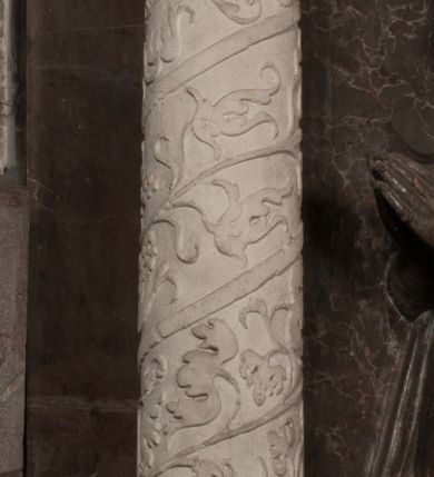 Zdjęcie nr 125: Nagrobek Grzegorza i Katarzyny Branickich znajduje się w kaplicy rodowej pod wezwaniem Najświętszej Marii Panny, na ścianie południowej, naprzeciwko wejścia. Składa się z trójosiowego cokołu i potrójnej filarowo-kolumnowej arkady z klęczącymi postaciami zmarłych po bokach adorujących znajdującą się pośrodku scenę ze zmartwychwstałym Chrystusem ukazującym się niewiernemu Tomaszowi. Całość wieńczy półkolista arkada z herbami Gryf i Kotwicz i tablicami inskrypcyjnymi. 
Dolna część artykułowa lizenami ozdobionymi motywami kandelabrowymi. W polu środkowym czaszka ze skrzyżowanymi piszczelami z inskrypcją w górnej i dolnej części: „POWIEDZ SVIETA [M]ADROSCI IESLI ZE SMIERC ZIWA / CZI MARTWA IESLI MARTWA CZEMV ZIWĄ BIWA / MALOWANA A IESLI ZIWA SMIERCIĄ CZEMV / ZOWIĄ IĄ NAD TO ZYWOT PRZECZ BIERZE KOZI/DEMV / TA IEST NA TWE PITANIE ODPOWIEC PRAWDZIWA / GDI TI ZYESZ SMIERC MARTVA GDY VMIERAS ZIWA / A IESLI ZLA CZI DOBRA CHCZES WIEDZIEC LI O TYM / IAKIS SĄM TAKĄ SMIELE SMIERC MIEĆ BĘDZIESZ PO TYM”. Na lewym polu inskrypcja „CO ZA DZIW ZEM POPIOLEM / WIEDZCIE ZESCIE WY / IAKO IA TENZE POPIOL, TO / IEDNO ZE ZYWY / BO GDIM SIĘ W PROCH ROSSIPAL / DOPIROM PRAWDZIWIE DOSZEDL, ZE CZLOWIEK TYMZE / PROCHEM CHOCIA ZYWIE / PATRZ ZE ZYWY POPIELIE A / TO POMNI SOBIE / ZES NA SWIECIE POPIOLEM / POPIOLEM I W GROBIE / A ZASZ NIEWIES CZYMEM BYL / A TERAZEM IAKI / OGLIANDAI, VWAZAIACZ ZE / SAM BEDZIESZ TAKI / BYLEM TERAS MIE NIE MASZ / IAK BIM TISZ NA SWIECIE / NIE BYL WY DZIS IESTESCIE / IUTRO NIEBEDZIECIE”. W polu cokołu „KTO TV LEZY POBOZNOSC / CNOTA OBYCZAIE / IAKICH NIERYCHLO VIZRĄ / BLISKO LEGLE KRAIE / IAKOSZ IE TAK MALY KĄT / MOGL ZACHOWAC W SOBIE / CZOSZ ALBO CNOTI LVCZKIE / GRZEBIĄ SCZIALEM W GROBIE / TILKOC TV CIALO LIEZY LIECZ / DVSZA W PRZESTRONE / NIEBIESKIE GMACHI WESŁA / KĘDI NIEZLICZONE / LATA POWIEDZIE. CZEMV IZE / MATKĄ BYLA / NIERZKAC POTOMSTWV ALIE / I SIROTOM SILA / TAKCI ZYWOT ZYWOTEM BYWA ZAKVPIONY / DOBRI FRIMARK DAC PLOCHI / ZA ON NIESKONCZONY”. Cokół zamyka wąski, silnie wysunięty gzyms z kimationem jońskim.
Trójosiowy podział nagrobka jest zachowany w partii środkowej, składającej się z trzech arkadowych wnęk, z których środkowa ujęta jest wolnostojącymi kolumnami jońskimi pokrytymi spiralnie ułożonymi pasami z motywem wici roślinnej, a sąsiednie od zewnątrz flankowane filarami pokrytymi motywami kandelabrowymi. W niezbyt głębokich niszach, których podniebienia zdobią kasetony z rozetami w kluczach uskrzydlone główki aniołków umieszczono wykonane w marmurze pińczowskim płaskorzeźby Chrystusa Zmartwychwstałego i adorujących go zmarłych, Grzegorza i Katarzynę Branickich. 
Zbawiciel jest ujęty całopostaciowo, frontalnie, w niewielkim wykroku, z głową zwróconą lekko do klęczącego po prawej stronie św. Tomasza. Jego ciało jest smukłe, wąskie w ramionach, z zaznaczonymi żebrami i mięśniami, osłonięte przewiązaną na biodrach szatą i płaszczem na lewym ramieniu. Chrystus ma pociągłą twarz, o wysokim czole, szerokich kościach policzkowych, wydatnym nosie i z głębokimi oczodołami. Przedstawiony został z długimi wąsami i brodą oraz opadającymi na ramiona, kręconymi włosami. W lewej ręce trzyma chorągiew i podtrzymuje szatę, a prawą rękę ma opuszczoną ku dołowi. 
Święty Tomasz ukazany jest z profilu, w szacie podwójnie przewiązanej w pasie sznurem i przerzuconym przez lewe ramie płaszczem. Twarz z brodą i długimi włosami, odwrócona w stronę Chrystusa. Do góry unosi również prawą rękę, zachowaną tylko do łokcia, lewą rękę trzyma ponad pasem. Figura mężczyzny wyrzeźbiona w kamieniu, polichromowana, przysłania wieniec z obłoków i uskrzydlonych głów puttów otaczający Chrystusa. 
Postacie stoją na podwójnym postumencie. W jego górnej części wyryto sentencję łacińską na prostokątnej tablicy umieszczonej w ozdobnym kartuszu, z zawiniętym spiralnie wycięciem krawędzi górnej i z dodaną w krawędzi dolnej główką uskrzydlonego putta. Napis na postumencie: „PER QVEM ET NOS / RESVRGERE DEVOTA / MENTE, CREDIMVS”. Na płycie poniżej płaskorzeźbione, leżące na prawym boku putto podpierające głowę na prawej ręce, natomiast w lewej trzymające klepsydrę. Nagie ciało, lekko przysłonięte draperią, spoczywa na poduszce z dwoma pomponami. Prawa noga jest wyprostowana, lewa zgięta w kolanie. Twarz pucołowata, z otwartymi oczami, otoczona gęstymi puklami loków. Przed dzieckiem leży czaszka. Nad nim znajduje się grawerowany kartusz z napisem: „HODIE MIHI / CRAS TIBI”. 
W arkadzie po lewej stronie przedstawiony został w trzech czwartych, zwrócony ramionami do widza Grzegorz Branicki. Postać klęczy na poduszce, szerokie dłonie złożone ma razem na piersiach, a głowę lekko uniesioną. Twarz Branickiego o pociągłych rysach, szerokich kościach policzkowych i dużych oczach, z wysokim czołem przysłoniętym zaczesanymi do przodu włosami. Ukazany z wąsami i długą, pofalowaną brodą. Ubrany jest w pełną, dekorowaną zbroję, spod której wystaje jaka i nogawice. Na szyi zawieszony łańcuch, a u stóp ostrogi. Przy nogach Branickiego leżą rękawice i hełm z trzema piórami. Nad głową wznoszą się panoplia, złożone z okrągłej tarczy i skrzyżowanych miecza, szabli, buławy, łuku, kołczanu ze strzałami i włóczni.
Po lewej stronie arkadę wypełnia ujęta z profilu, postać klęczącej na dwóch kolanach Katarzyny Branickiej. Jest ubrana w długą szubę, opadającą sztywnymi, rozchodzącymi się fałdami, u dołu załamującymi się, które zasłaniają sylwetkę. Na głowie ma czepiec przysłaniający włosy i podwikę. Twarz o łagodnych rysach, z długim nosem, małymi ustami i lekko zadartym podbródkiem. Ręce złożone razem na piersiach. Na palcach wskazującym i serdecznym lewej dłoni pierścienie, a ponad nadgarstkiem czterokrotnie nawinięty różaniec. Ponad figurą płaskorzeźbione tondo z Matką Boską z Dzieciątkiem otoczonymi wieńcem obłoków. Maria siedzi, ubrana w długą suknię, z welonem na głowie, z płaszczem zarzuconym na ramiona, którym lekko okrywa nagie Dzieciątko.
Zwieńczenie nagrobka o brzegach inkrustowanych marmurowymi kołami i elipsami, ujęte ornamentalnymi uszami, jest zakończone pasem z zawijającymi się do środkami kartuszami i równolegle ułożonymi liśćmi akantu. Tympanon wypełnia dekoracja złożona z czterech kartuszy: dwóch owalnych na tle paludamentu, zwieńczonych uskrzydloną główką anioła z godłami herbów Gryf i Kotwicz i dwóch podłużnych z inskrypcjami. Na tablicy po lewej stronie inskrypcja: „MAGNIFICO D(OMI)NO GREGORIO A RUSCA BRANICZKI OLIM VENA/TORI ET BURGRABIO CRAC(OVIENSI) CAPITANEO NIEPOŁOMIECEN(SI) VIRO / INTEGERRIMO DE REGIBVS SVIS ET RE PVB(LICA) BENE MERITO RELIGIO/NIS CATHOLICE AMANTISSIMO AMICIS FIDELISSIMO, OMNIBVS AFFABI/LI ET BENIGNO JOANNES A RUSCA BRANICZKI VENATOR CRACO(VIENSIS) CAPITANEVS NIEPOŁOMICEN(SI) MESTVS FILIUS PARENTI CHA/RISSIMO POSVIT OBYT 9 MAII A(NNO) D(OMINI) 1595 AETATIS SUE 60”. Napis wykuty po prawej stronie: “MAGNIFICAE D(OMI)NE CATHARINAE MAGNIFICI OLIM D(OMI)NI AUGUSTINI / KOTFICZ D(OMINI) SIGISMVNDI I POLONIAE REGIS STABVLI PREFECTI / VEXILIFERISQUE CURIE ET BURGRABY CRACO(VIENSIS) FILIE MATRONAE / LECTISSIME QVE CVM PVDORE ET MORVM MIRA ELEGANTIA / MARITI SUMMUM AMOREM VIRTUTE ET MODESTIA OMNIVM BENE/VOLENTIAM MERVISSET ACERBISSIMA MORTE AB OCVLIS EREPTA EST / IDEM FILIUS MATRI AMANTISSIME CVM LACRIMIS POSVIT. OBYT / 8 OCTOBRIS A(NNO) D)OMINI) 1588 AETATIS SUE 38&quot;. 
