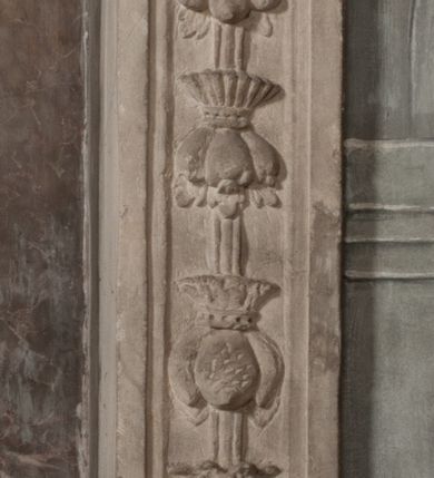 Zdjęcie nr 124: Nagrobek Grzegorza i Katarzyny Branickich znajduje się w kaplicy rodowej pod wezwaniem Najświętszej Marii Panny, na ścianie południowej, naprzeciwko wejścia. Składa się z trójosiowego cokołu i potrójnej filarowo-kolumnowej arkady z klęczącymi postaciami zmarłych po bokach adorujących znajdującą się pośrodku scenę ze zmartwychwstałym Chrystusem ukazującym się niewiernemu Tomaszowi. Całość wieńczy półkolista arkada z herbami Gryf i Kotwicz i tablicami inskrypcyjnymi. 
Dolna część artykułowa lizenami ozdobionymi motywami kandelabrowymi. W polu środkowym czaszka ze skrzyżowanymi piszczelami z inskrypcją w górnej i dolnej części: „POWIEDZ SVIETA [M]ADROSCI IESLI ZE SMIERC ZIWA / CZI MARTWA IESLI MARTWA CZEMV ZIWĄ BIWA / MALOWANA A IESLI ZIWA SMIERCIĄ CZEMV / ZOWIĄ IĄ NAD TO ZYWOT PRZECZ BIERZE KOZI/DEMV / TA IEST NA TWE PITANIE ODPOWIEC PRAWDZIWA / GDI TI ZYESZ SMIERC MARTVA GDY VMIERAS ZIWA / A IESLI ZLA CZI DOBRA CHCZES WIEDZIEC LI O TYM / IAKIS SĄM TAKĄ SMIELE SMIERC MIEĆ BĘDZIESZ PO TYM”. Na lewym polu inskrypcja „CO ZA DZIW ZEM POPIOLEM / WIEDZCIE ZESCIE WY / IAKO IA TENZE POPIOL, TO / IEDNO ZE ZYWY / BO GDIM SIĘ W PROCH ROSSIPAL / DOPIROM PRAWDZIWIE DOSZEDL, ZE CZLOWIEK TYMZE / PROCHEM CHOCIA ZYWIE / PATRZ ZE ZYWY POPIELIE A / TO POMNI SOBIE / ZES NA SWIECIE POPIOLEM / POPIOLEM I W GROBIE / A ZASZ NIEWIES CZYMEM BYL / A TERAZEM IAKI / OGLIANDAI, VWAZAIACZ ZE / SAM BEDZIESZ TAKI / BYLEM TERAS MIE NIE MASZ / IAK BIM TISZ NA SWIECIE / NIE BYL WY DZIS IESTESCIE / IUTRO NIEBEDZIECIE”. W polu cokołu „KTO TV LEZY POBOZNOSC / CNOTA OBYCZAIE / IAKICH NIERYCHLO VIZRĄ / BLISKO LEGLE KRAIE / IAKOSZ IE TAK MALY KĄT / MOGL ZACHOWAC W SOBIE / CZOSZ ALBO CNOTI LVCZKIE / GRZEBIĄ SCZIALEM W GROBIE / TILKOC TV CIALO LIEZY LIECZ / DVSZA W PRZESTRONE / NIEBIESKIE GMACHI WESŁA / KĘDI NIEZLICZONE / LATA POWIEDZIE. CZEMV IZE / MATKĄ BYLA / NIERZKAC POTOMSTWV ALIE / I SIROTOM SILA / TAKCI ZYWOT ZYWOTEM BYWA ZAKVPIONY / DOBRI FRIMARK DAC PLOCHI / ZA ON NIESKONCZONY”. Cokół zamyka wąski, silnie wysunięty gzyms z kimationem jońskim.
Trójosiowy podział nagrobka jest zachowany w partii środkowej, składającej się z trzech arkadowych wnęk, z których środkowa ujęta jest wolnostojącymi kolumnami jońskimi pokrytymi spiralnie ułożonymi pasami z motywem wici roślinnej, a sąsiednie od zewnątrz flankowane filarami pokrytymi motywami kandelabrowymi. W niezbyt głębokich niszach, których podniebienia zdobią kasetony z rozetami w kluczach uskrzydlone główki aniołków umieszczono wykonane w marmurze pińczowskim płaskorzeźby Chrystusa Zmartwychwstałego i adorujących go zmarłych, Grzegorza i Katarzynę Branickich. 
Zbawiciel jest ujęty całopostaciowo, frontalnie, w niewielkim wykroku, z głową zwróconą lekko do klęczącego po prawej stronie św. Tomasza. Jego ciało jest smukłe, wąskie w ramionach, z zaznaczonymi żebrami i mięśniami, osłonięte przewiązaną na biodrach szatą i płaszczem na lewym ramieniu. Chrystus ma pociągłą twarz, o wysokim czole, szerokich kościach policzkowych, wydatnym nosie i z głębokimi oczodołami. Przedstawiony został z długimi wąsami i brodą oraz opadającymi na ramiona, kręconymi włosami. W lewej ręce trzyma chorągiew i podtrzymuje szatę, a prawą rękę ma opuszczoną ku dołowi. 
Święty Tomasz ukazany jest z profilu, w szacie podwójnie przewiązanej w pasie sznurem i przerzuconym przez lewe ramie płaszczem. Twarz z brodą i długimi włosami, odwrócona w stronę Chrystusa. Do góry unosi również prawą rękę, zachowaną tylko do łokcia, lewą rękę trzyma ponad pasem. Figura mężczyzny wyrzeźbiona w kamieniu, polichromowana, przysłania wieniec z obłoków i uskrzydlonych głów puttów otaczający Chrystusa. 
Postacie stoją na podwójnym postumencie. W jego górnej części wyryto sentencję łacińską na prostokątnej tablicy umieszczonej w ozdobnym kartuszu, z zawiniętym spiralnie wycięciem krawędzi górnej i z dodaną w krawędzi dolnej główką uskrzydlonego putta. Napis na postumencie: „PER QVEM ET NOS / RESVRGERE DEVOTA / MENTE, CREDIMVS”. Na płycie poniżej płaskorzeźbione, leżące na prawym boku putto podpierające głowę na prawej ręce, natomiast w lewej trzymające klepsydrę. Nagie ciało, lekko przysłonięte draperią, spoczywa na poduszce z dwoma pomponami. Prawa noga jest wyprostowana, lewa zgięta w kolanie. Twarz pucołowata, z otwartymi oczami, otoczona gęstymi puklami loków. Przed dzieckiem leży czaszka. Nad nim znajduje się grawerowany kartusz z napisem: „HODIE MIHI / CRAS TIBI”. 
W arkadzie po lewej stronie przedstawiony został w trzech czwartych, zwrócony ramionami do widza Grzegorz Branicki. Postać klęczy na poduszce, szerokie dłonie złożone ma razem na piersiach, a głowę lekko uniesioną. Twarz Branickiego o pociągłych rysach, szerokich kościach policzkowych i dużych oczach, z wysokim czołem przysłoniętym zaczesanymi do przodu włosami. Ukazany z wąsami i długą, pofalowaną brodą. Ubrany jest w pełną, dekorowaną zbroję, spod której wystaje jaka i nogawice. Na szyi zawieszony łańcuch, a u stóp ostrogi. Przy nogach Branickiego leżą rękawice i hełm z trzema piórami. Nad głową wznoszą się panoplia, złożone z okrągłej tarczy i skrzyżowanych miecza, szabli, buławy, łuku, kołczanu ze strzałami i włóczni.
Po lewej stronie arkadę wypełnia ujęta z profilu, postać klęczącej na dwóch kolanach Katarzyny Branickiej. Jest ubrana w długą szubę, opadającą sztywnymi, rozchodzącymi się fałdami, u dołu załamującymi się, które zasłaniają sylwetkę. Na głowie ma czepiec przysłaniający włosy i podwikę. Twarz o łagodnych rysach, z długim nosem, małymi ustami i lekko zadartym podbródkiem. Ręce złożone razem na piersiach. Na palcach wskazującym i serdecznym lewej dłoni pierścienie, a ponad nadgarstkiem czterokrotnie nawinięty różaniec. Ponad figurą płaskorzeźbione tondo z Matką Boską z Dzieciątkiem otoczonymi wieńcem obłoków. Maria siedzi, ubrana w długą suknię, z welonem na głowie, z płaszczem zarzuconym na ramiona, którym lekko okrywa nagie Dzieciątko.
Zwieńczenie nagrobka o brzegach inkrustowanych marmurowymi kołami i elipsami, ujęte ornamentalnymi uszami, jest zakończone pasem z zawijającymi się do środkami kartuszami i równolegle ułożonymi liśćmi akantu. Tympanon wypełnia dekoracja złożona z czterech kartuszy: dwóch owalnych na tle paludamentu, zwieńczonych uskrzydloną główką anioła z godłami herbów Gryf i Kotwicz i dwóch podłużnych z inskrypcjami. Na tablicy po lewej stronie inskrypcja: „MAGNIFICO D(OMI)NO GREGORIO A RUSCA BRANICZKI OLIM VENA/TORI ET BURGRABIO CRAC(OVIENSI) CAPITANEO NIEPOŁOMIECEN(SI) VIRO / INTEGERRIMO DE REGIBVS SVIS ET RE PVB(LICA) BENE MERITO RELIGIO/NIS CATHOLICE AMANTISSIMO AMICIS FIDELISSIMO, OMNIBVS AFFABI/LI ET BENIGNO JOANNES A RUSCA BRANICZKI VENATOR CRACO(VIENSIS) CAPITANEVS NIEPOŁOMICEN(SI) MESTVS FILIUS PARENTI CHA/RISSIMO POSVIT OBYT 9 MAII A(NNO) D(OMINI) 1595 AETATIS SUE 60”. Napis wykuty po prawej stronie: “MAGNIFICAE D(OMI)NE CATHARINAE MAGNIFICI OLIM D(OMI)NI AUGUSTINI / KOTFICZ D(OMINI) SIGISMVNDI I POLONIAE REGIS STABVLI PREFECTI / VEXILIFERISQUE CURIE ET BURGRABY CRACO(VIENSIS) FILIE MATRONAE / LECTISSIME QVE CVM PVDORE ET MORVM MIRA ELEGANTIA / MARITI SUMMUM AMOREM VIRTUTE ET MODESTIA OMNIVM BENE/VOLENTIAM MERVISSET ACERBISSIMA MORTE AB OCVLIS EREPTA EST / IDEM FILIUS MATRI AMANTISSIME CVM LACRIMIS POSVIT. OBYT / 8 OCTOBRIS A(NNO) D)OMINI) 1588 AETATIS SUE 38&quot;. 
